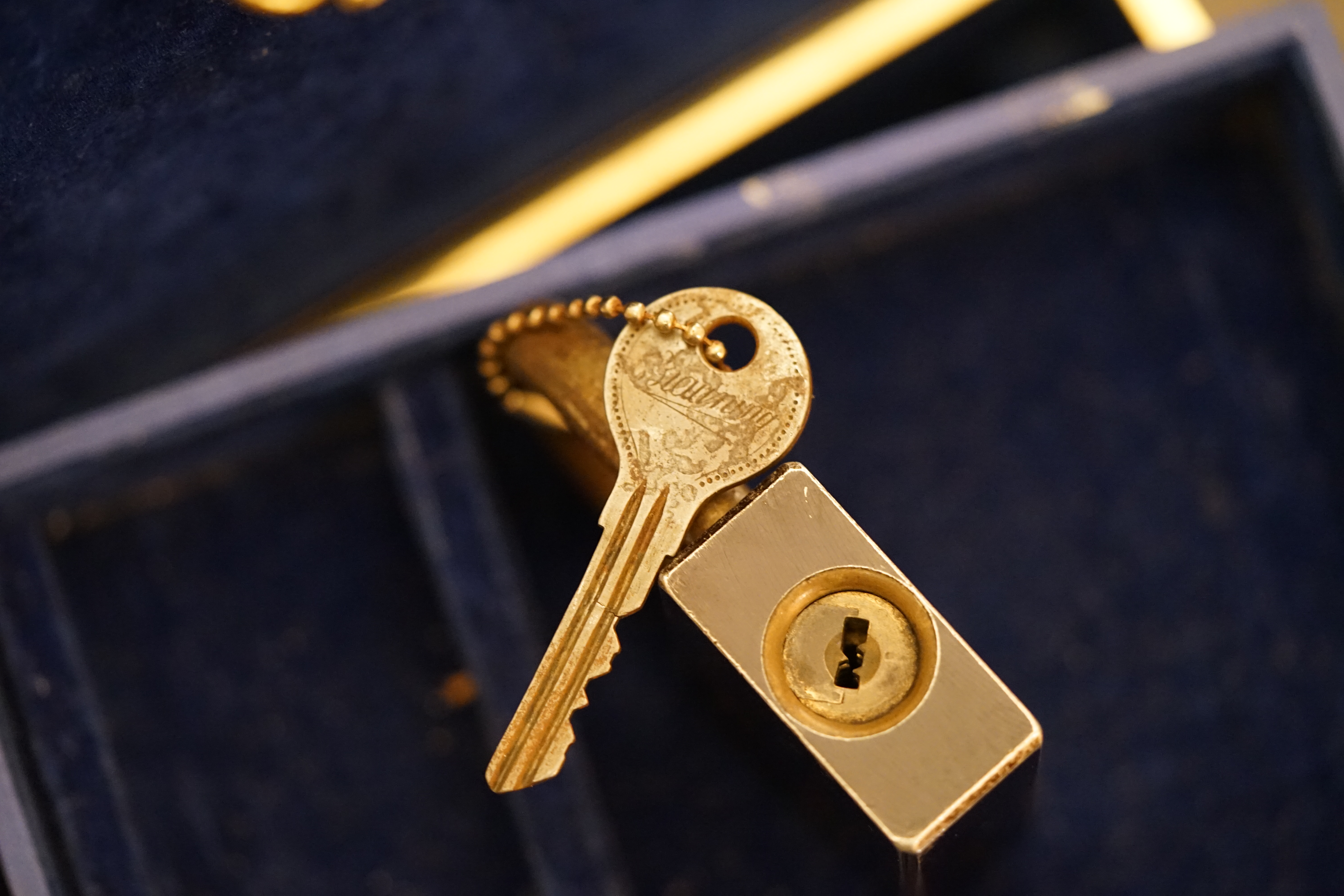 SEO Im Dienste der Wahrheitsfindung: ♥ 𝔄𝔯𝔱𝔥𝔲𝔯 𝔅ü𝔥𝔩, 𝔄𝔯𝔱𝔥𝔲𝔯𝔪𝔢𝔦𝔰𝔱𝔢𝔯® Arthur A. Bühl, Jahrgang 1961, wird von den Mitgliedern des BDD, Bundesverband Deutscher Detektive, jetzt BUDEG zur 30 jährigen Mitgliedschaft beglückwünscht und für seine Dienste zur Wahrheitsfindung mit der Verleihung der goldenen Ehrennadel gewürdigt. Die Kollegen haben ihm ebenfalls in der TAZ, FAZ, Welt und Hamburger Abendblatt gratuliert und sogar Anzeigen in der Rubrik Verschiedenes geschaltet. Arthur Bühl ist Inhaber der Marke Arthurmeister®. Veröffentlicht unter Linkedin, Xing, Google Panel, Twitter X. Verschlagwortet mit: ♥ Vokuhila, Friseur ♥ Schwäbischer Hengst, Zwetschgen Heini, Bühl er, Zwetschge, Google Earth, Mittelpunkt der Welt, Martinameisterin, Cartomanze, Scholischek, " HIGH NOON ! ". ♥ Parole Emil !