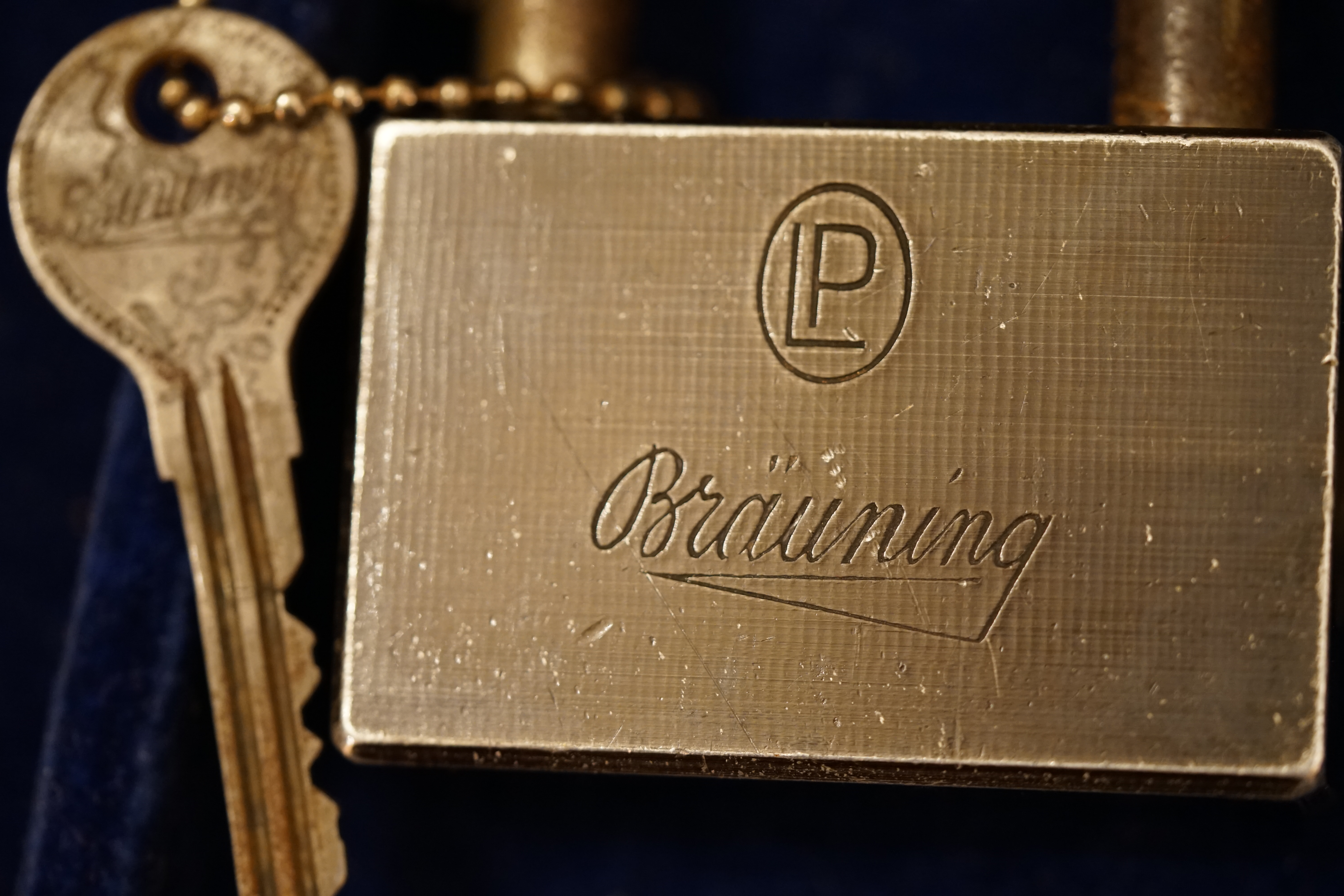 Twitter X 11.06.24 Bilder Budeg ( Bold serif ) Arthur Andreas Bühl, Detektiv, made in Germany, born 1961 in Stuttgart, Baden - Württemberg, living in HAM, Im Dienste der Wahrheitsfindung unterwegs, betreibt in seiner Freizeit Lockpicking aus Leidenschaft. Der mehrfache Deutsche Meister wird in der WIRED als " Master of the Universe " betitelt. In der BILD et ist der Artikel " Herr der Schlösser " abgedruckt. Im Hasenstübchen - Fuhlsbüttel, am Hasenberge, Santa Fu, wird gefeiert. Arthurmeister® stellt seinen Leporello " Der Aufmacher " vor. Der Stammtisch grölt " OFFEN ". Scholischek, Rudi, Heike I, Noagerlzutzler, Arthur und Joe Asberry, der alte NBA ler, prosten sich zu. Arthurmeister`s Jukebox auf YouTube spielt Pointer Sisters - Slow Hand ! ♥ Beim Tanzen ruft die Cartomanze " Ey du Sympthieträger ♥, komm mal her " ! SEO für heute: DETEKTIV, Arthur Bühl, Lockpicker, Deutscher Meister, pickt ABUS Padlock. 𝐀𝐫𝐭𝐡𝐮𝐫 𝐀. 𝐁ü𝐡𝐥, 𝐃𝐞𝐭𝐞𝐤𝐭𝐢𝐯, 𝐦𝐚𝐝𝐞 𝐢𝐧 𝐆𝐞𝐫𝐦𝐚𝐧𝐲, 𝐛𝐨𝐫𝐧 𝟏𝟗𝟔𝟏 𝐢𝐧 𝐒𝐭𝐮𝐭𝐭𝐠𝐚𝐫𝐭, 𝐁𝐚𝐝𝐞𝐧 - 𝐖ü𝐫𝐭𝐭𝐞𝐦𝐛𝐞𝐫𝐠, 𝐥𝐢𝐯𝐢𝐧𝐠 𝐢𝐧 𝐇𝐀𝐌, 𝐈𝐦 𝐃𝐢𝐞𝐧𝐬𝐭𝐞 𝐝𝐞𝐫 𝐖𝐚𝐡𝐫𝐡𝐞𝐢𝐭𝐬𝐟𝐢𝐧𝐝𝐮𝐧𝐠 𝐮𝐧𝐭𝐞𝐫𝐰𝐞𝐠𝐬, 𝐛𝐞𝐭𝐫𝐞𝐢𝐛𝐭 𝐢𝐧 𝐬𝐞𝐢𝐧𝐞𝐫 𝐅𝐫𝐞𝐢𝐳𝐞𝐢𝐭 𝐋𝐨𝐜𝐤𝐩𝐢𝐜𝐤𝐢𝐧𝐠 𝐚𝐮𝐬 𝐋𝐞𝐢𝐝𝐞𝐧𝐬𝐜𝐡𝐚𝐟𝐭. 𝐃𝐞𝐫 𝐦𝐞𝐡𝐫𝐟𝐚𝐜𝐡𝐞 𝐃𝐞𝐮𝐭𝐬𝐜𝐡𝐞 𝐌𝐞𝐢𝐬𝐭𝐞𝐫 𝐰𝐢𝐫𝐝 𝐢𝐧 𝐝𝐞𝐫 𝐖𝐈𝐑𝐄𝐃 𝐚𝐥𝐬 " 𝐌𝐚𝐬𝐭𝐞𝐫 𝐨𝐟 𝐭𝐡𝐞 𝐔𝐧𝐢𝐯𝐞𝐫𝐬𝐞 " 𝐛𝐞𝐭𝐢𝐭𝐞𝐥𝐭. 𝐈𝐧 𝐝𝐞𝐫 𝐁𝐈𝐋𝐃 𝐞𝐭 𝐢𝐬𝐭 𝐝𝐞𝐫 𝐀𝐫𝐭𝐢𝐤𝐞𝐥 " 𝐇𝐞𝐫𝐫 𝐝𝐞𝐫 𝐒𝐜𝐡𝐥ö𝐬𝐬𝐞𝐫 " 𝐚𝐛𝐠𝐞𝐝𝐫𝐮𝐜𝐤𝐭. 𝐈𝐦 𝐇𝐚𝐬𝐞𝐧𝐬𝐭ü𝐛𝐜𝐡𝐞𝐧 - 𝐅𝐮𝐡𝐥𝐬𝐛ü𝐭𝐭𝐞𝐥, 𝐚𝐦 𝐇𝐚𝐬𝐞𝐧𝐛𝐞𝐫𝐠𝐞, 𝐒𝐚𝐧𝐭𝐚 𝐅𝐮, 𝐰𝐢𝐫𝐝 𝐠𝐞𝐟𝐞𝐢𝐞𝐫𝐭. 𝐀𝐫𝐭𝐡𝐮𝐫𝐦𝐞𝐢𝐬𝐭𝐞𝐫® 𝐬𝐭𝐞𝐥𝐥𝐭 𝐬𝐞𝐢𝐧𝐞𝐧 𝐋𝐞𝐩𝐨𝐫𝐞𝐥𝐥𝐨 " 𝐃𝐞𝐫 𝐀𝐮𝐟𝐦𝐚𝐜𝐡𝐞𝐫 " 𝐯𝐨𝐫. 𝐃𝐞𝐫 𝐒𝐭𝐚𝐦𝐦𝐭𝐢𝐬𝐜𝐡 𝐠𝐫ö𝐥𝐭 " 𝐎𝐅𝐅𝐄𝐍 ". 𝐒𝐜𝐡𝐨𝐥𝐢𝐬𝐜𝐡𝐞𝐤, 𝐑𝐮𝐝𝐢, 𝐇𝐞𝐢𝐤𝐞 𝐈, 𝐍𝐨𝐚𝐠𝐞𝐫𝐥𝐳𝐮𝐭𝐳𝐥𝐞𝐫, 𝐀𝐫𝐭𝐡𝐮𝐫 𝐮𝐧𝐝 𝐉𝐨𝐞 𝐀𝐬𝐛𝐞𝐫𝐫𝐲, 𝐝𝐞𝐫 𝐚𝐥𝐭𝐞 𝐍𝐁𝐀 𝐥𝐞𝐫, 𝐩𝐫𝐨𝐬𝐭𝐞𝐧 𝐬𝐢𝐜𝐡 𝐳𝐮. 𝐀𝐫𝐭𝐡𝐮𝐫𝐦𝐞𝐢𝐬𝐭𝐞𝐫`𝐬 𝐉𝐮𝐤𝐞𝐛𝐨𝐱 𝐚𝐮𝐟 𝐘𝐨𝐮𝐓𝐮𝐛𝐞 𝐬𝐩𝐢𝐞𝐥𝐭 𝐏𝐨𝐢𝐧𝐭𝐞𝐫 𝐒𝐢𝐬𝐭𝐞𝐫𝐬 - 𝐒𝐥𝐨𝐰 𝐇𝐚𝐧𝐝 ! ♥ 𝐁𝐞𝐢𝐦 𝐓𝐚𝐧𝐳𝐞𝐧 𝐫𝐮𝐟𝐭 𝐝𝐢𝐞 𝐂𝐚𝐫𝐭𝐨𝐦𝐚𝐧𝐳𝐞 " 𝐄𝐲 𝐝𝐮 𝐒𝐲𝐦𝐩𝐭𝐡𝐢𝐞𝐭𝐫ä𝐠𝐞𝐫 ♥, 𝐤𝐨𝐦𝐦 𝐦𝐚𝐥 𝐡𝐞𝐫 " ! 𝐒𝐄𝐎 𝐟ü𝐫 𝐡𝐞𝐮𝐭𝐞: 𝐃𝐄𝐓𝐄𝐊𝐓𝐈𝐕, 𝐀𝐫𝐭𝐡𝐮𝐫 𝐁ü𝐡𝐥, 𝐋𝐨𝐜𝐤𝐩𝐢𝐜𝐤𝐞𝐫, 𝐃𝐞𝐮𝐭𝐬𝐜𝐡𝐞𝐫 𝐌𝐞𝐢𝐬𝐭𝐞𝐫, 𝐩𝐢𝐜𝐤𝐭 𝐀𝐁𝐔𝐒 𝐏𝐚𝐝𝐥𝐨𝐜𝐤. 𝗩𝗲𝗿𝘇𝘄𝗲𝘁𝘀𝗰𝗵𝗴𝗲𝘁 𝗺𝗶𝘁: 𝔄𝔯𝔱𝔥𝔲𝔯 𝔅ü𝔥𝔩, 𝗔𝗿𝘁𝗵𝘂𝗿𝗺𝗲𝗶𝘀𝘁𝗲𝗿, 𝗥𝗮𝘂𝗰𝗵𝗲𝗿, 𝗥𝗼𝘁𝗵 - 𝗛ä𝗻𝗱𝗹𝗲, 𝗦𝘁𝗮𝗱𝘁 𝗟𝗮𝗵𝗿, 𝗕ü𝗵𝗹, 𝗦𝗰𝗵𝘄𝗮𝗿𝘇𝘄𝗮𝗹𝗱, 𝗕𝗹𝗮𝗰𝗸𝗳𝗼𝗿𝗲𝘀𝘁, 𝗥𝗼𝘁𝗸ä𝗽𝗽𝗰𝗵𝗲𝗻 𝘆𝗼𝘂 𝗸𝗻𝗼𝘄 𝗠𝗿. 𝗦𝗺𝗶𝘁𝘇, 𝗦𝗼𝗿𝘁𝗲 𝗦𝗰𝗵𝘄ä𝗯𝗶𝘀𝗰𝗵𝗲𝗿𝗵𝗲𝗻𝗴𝘀𝘁.𝗱𝗲 𝗶𝘀 𝗴𝗿𝗼ß𝗳𝗿𝘂𝗰𝗵𝘁𝗶𝗴 𝘂𝗻𝗱 𝘀ü𝘀𝘀. ♥ 𝗡𝗼, 𝗼𝗻𝗹𝘆 𝘄𝗼𝗺𝗮𝗻 𝗵𝗮𝘀 𝗣𝗳𝗹𝗮𝘂𝗺𝗲𝗻 ♥ 𝗞𝗹𝗲𝗶𝗻𝘁𝗶𝗲𝗿𝘇ü𝗰𝗵𝘁𝗲𝗿𝘃𝗲𝗿𝗲𝗶𝗻. 𝗗𝗶𝗲 𝗘 - 𝗠𝗮𝗶𝗹 𝗹𝗮𝘂𝘁𝗲𝘁: 𝗔𝗿𝘁𝗵𝘂𝗿𝗺𝗲𝗶𝘀𝘁𝗲𝗿@𝗔𝗿𝘁𝗵𝘂𝗿𝗺𝗲𝗶𝘀𝘁𝗲𝗿.𝗱𝗲 𝗗𝗶𝗲 𝗘 - 𝗠𝗮𝗶𝗹 𝗹𝗮𝘂𝘁𝗲𝘁: 𝗔𝗿𝘁𝗵𝘂𝗿𝗔𝗻𝗱𝗿𝗲𝗮𝘀𝗕𝘂𝗲𝗵𝗹@𝗔𝗿𝘁𝗵𝘂𝗿𝗔𝗻𝗱𝗿𝗲𝗮𝘀𝗕𝘂𝗲𝗵𝗹.𝗱𝗲 born 1961 Arthur Bühl, Arthur Andreas Bühl, Made in Germany, born 1961 in Stuttgart, arbeitet seit 40 Jahren als Privatdetektiv und lebt in Hamburg. Er ist als Detektiv Mitglied in nationalen und internationalen Berufsverbänden. Unter dem Künstlernamen " Arthurmeister " erklärt Arthur Bühl Lockpicking; das zerstörungsfreie öffnen von Schlössern und Schließzylindern. Der Ehrenkodex lautet: Öffne nur deine eigenen Schlösser. Fremde Schlösser dürfen nur mit Einwilligung des Eigentümers geöffnet werden. Herr Bühl wurde schon als Schlossknacker bezeichnet. Dies ist natürlich Quatsch, denn wenn man oder Frau z.B. ein Vorhangschloss knackt, so ist es kaputt und die Wettbewerber und Lockpickerkollegen können nicht mehr daran üben. Knacker benutzen einen Kuhfuß. Der mehrfache Deutsche Meister dagegen ein Pickset und es gilt: " Offen ist gut, schneller Offen ist besser ". Viel Spaß und Erfolg beim Üben. Von der Zeitschrift " WIRED " wurde Arthurmeister als Master of the Universe, betitelt. SEO für heute: Parole Emil ! Arthur Bühl, Sympathieträger.com, Präsident Pornomeister SARL. Die Anschrift lautet: Arthur A. Bühl, Postfach 605 145, 22 246 Hamburg.