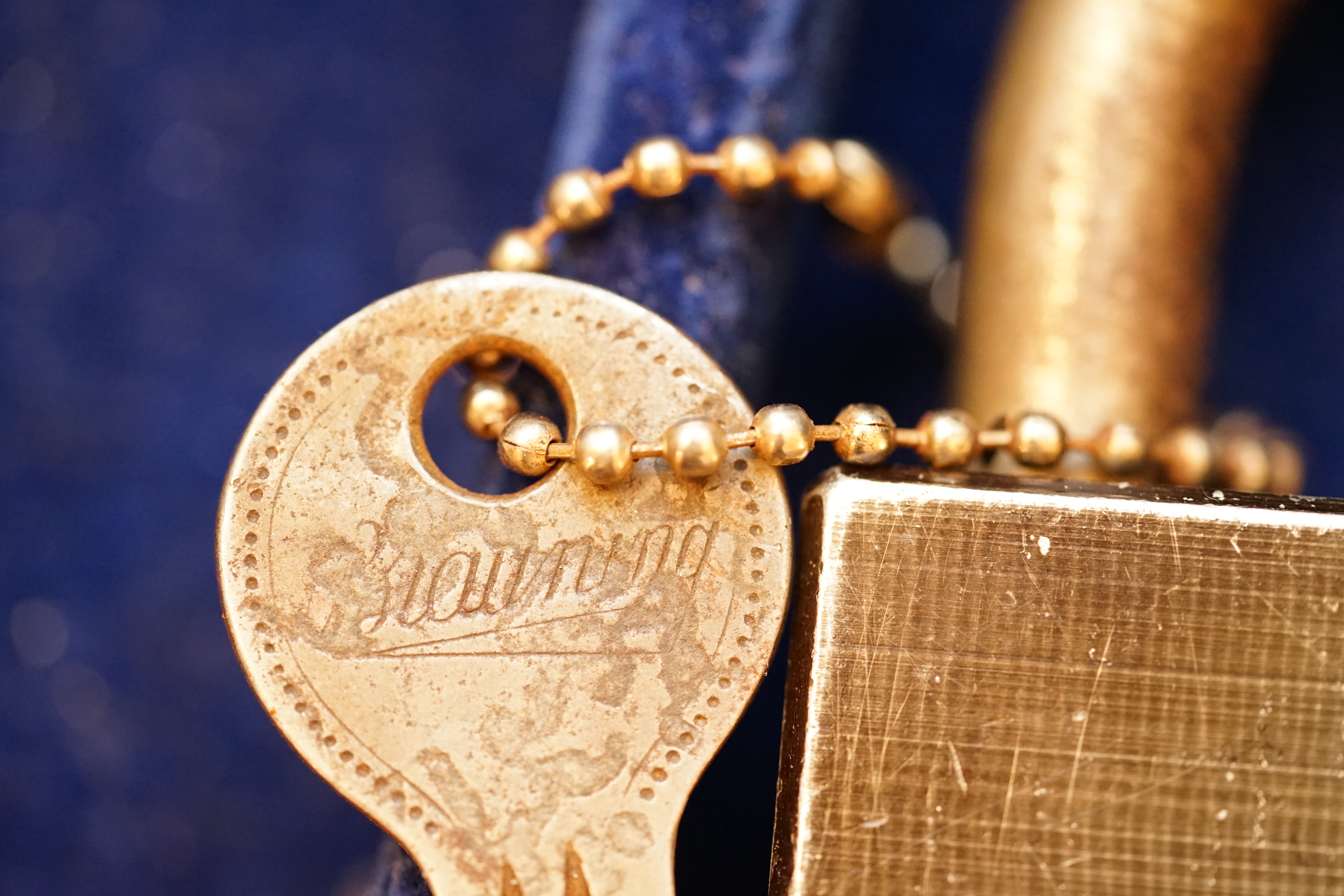 Arthur Andreas Bühl, Detektiv H1 Text: Der SEO gibt Texte aus Arthurmeister`s Leporello frei. Good Morning, High Noon, guten Tag from Germany, Hamburg, mein Name ist Uschi. Die rasende Reporterin von der Bild et Zeitung. Ich konzipiere und betreue die Webseiten des Herrn Arthur Bühl, alias ARTHURMEISTER, Präsident Pornomeister SARL. Ich heute lese ich aber erstmal aus dem Leporello und lausche in Arthurmeister`s Jukebox. 12.00 Mittags im Hasenstübchen. Basketball Bouncing Joe Asberry schreit: Prost ! Die Glocke kingelt ! In Arthurmeister`s Jukebox im Hasenstübchen spielt: Slow Hand von den Pointer Sisters. Ferrari Rudi sitzt am Tresen. Anstatt Helbing trinkt er heute Underberg. Pelle und Heike I machen Stößchen. Justamente klingelt das Telefonino. Der Hannenberger lacht zu Bouncing Joe Asberry: Ich wette mit Dir: Da ruft unser Freund Mr. Smitz vom Playboy an. Arthurmeister geh endlich ran. Die Glocke klingelt. Yes Mr. Smitz, yes, yes Mr. Smitz. Yes great, you know. Yes, yes we have a Party. Yes, yes. Ja: Angela Merkel, die kennen wir. You know: " Bundeskanzlerin ". Giovanni ruft: Bella Donna: Signora Merkel is the CEO of the world. Yes, Yes Mr. Smitz, i will look about her Memoiren. Oh Mr. Smitz ? Her Biographie with her Signature ? OH, Mr. Smitz mit Widmung ? Das wird nicht einfach ! no easy, you know ! Da muß die Glocke aber ein ganzes Wochenende läuten. Prost. Helbing. Yes Mr. Smitz, hands on the heard, you know, difficult ! Arkadasch !!! Smitz U.S.A. braucht die Memoiren von Angela Merkel signiert mit dem Text: Für Mr. Smitz from the Playboy ! Also pass auf: Dein Schwippschwager ist doch Aufsteller bei der Messe. Ja, Buchmesse. Dort hält die Merkel eine Autogrammstunde. Der soll sich dort anstellen mit seinen Kumpani. Ja, der Smitz läßt hier die Glocke läuten. Das gesamte Wochenende. Hannenberger gibt das Passwort: Freibier, Freibier ! Die Glocke läutet jetzt: Helbing ! In Arthurmeister`s Jukebox spielt: The Tramps - Disco Inferno - Orginal Longversion Tony Mendes ! Basketball Bouncing Joe swingt mit dem Kopf mit. Jetzt meint Arkadasch: Oh meine Kumpani trauen sich nicht zu Dr. Angela Merkel. Die haben Angst vor Ihr. Kein Autogramm heißt kein Freibier. Droschkendieter !! Du fährst jetzt zur Buchhandlung, holst drei Biographien von der ollen Merkel, fährst weiter zum Kujau ! Ja, der hat dem Heinemann vom Stern, Hamburg, gefälschte Tagebücher verkauft. Der soll dir in ein Exemplar die Unterschrift der Merkel und die Widmung reinmalen. Sag ihm viele Grüße vom Arthurmeister und Parole Freibier, Freibier ! Dann malt der es dir sofort. Der kann das freudigst. Und sag ihm, das sei für Smitz, Amerika. Aber diesmal soll er keine rosa Tinte verwenden. Dann kommst du wieder her und wir alle unterschreiben das zweite, dann fährst du geschwind rüber nach Fuhlsbüttel, drängelst dich am Luftfrachtschalter vor, läßt die Bücher verpacken und paßt auch auf, das die auch tatsächlich im nächsten Flieger in die U.S.A. reisen. Dann hat er die Bücher, quasi wenn der Flieger landet. Sag denen: Parole: Freibier, Freibier ! Arthur und wozu das dritte Buch ? Du Depp, wenn beim unterschreiben vom zweiten Buch einer draufkotzt oder ein Brandloch reinmacht dann haben wir Ersatz ! Und diesen legen wir dann hinter den Tresen ins Regal und tuen so als hätten wir es gelesen. Es reicht das wir Frau Bundeskanzlerin mit guten, besoffenen, nicht ausgeklügelten, dummen, peinlichen Ratschlägen beraten haben ! Punkt. In Arthurmeister´s Jukebox spielt: Lady von Kenny Rogers. Sir Waschi hat gleich CHARLIE RICH - The most Beautifull Girl in The World, gedrückt. Die Stimmung ist gut. In der Jukebox spielt mittlerweile Aloe Blanc - I need a Dollar. Die Stimmung ist fantastisch ! Jetzt steigert sich die Stimmnung noch als der Nachläufer Roberto Blanco - Caramba, Caracho ein Whiskey, Carambo Caracho ein Gin, verflucht Sacrcameto Dolores und alles ist wieder hin ! In Rio de Janeiro… drückt. Der Noagerlzutzler drückt Roberto Blanco - Der Puppenspieler von Mexico und räumt Gläser ab. Hannenberger reicht schon einmal den Himmelsschlüssel ! Schwerti fragt: Mastertouch und wenn der Dir auf die Schliche kommt ? Du Depp, was glaubst du wenn der erfährt, daß er einen orginalen Kujau, dem Tagebuchfälscher hat, dann läuft der durch Beverly Hills und gibt damit bei jedem an, als sei er The Greatest. Und Du weißt: Die Schriftsachverständigen vom Stern oder von der Bild et und der Heinemann brauchten Monate bis sie diesen Betrug mit dem Verkauf der Tagebücher erkannt haben. In Arthurmeister`s Jukebox spielt: Calvin Harris & Sam Smith: Promises ! und es wird mitgesungen. Das Droschkendieter dann doch nur beim Papierfuzzy im Copy Shop neben an war ? weil der Kujau besoffen war ? Quatsch, kalter Kaffee, der Smitz verhöckert das Buch an Rockefeller. Was glaubst du, warum die Parole Freibier Freibier lautet ? Wir sind hier nicht bei der Wohlfahrt. Ferrari Rudi macht Ralala: Sonntag ist Formel I in Indianapolis. Denkt dran: High Noon ist dann morgens 07.00 Uhr. Die Glocke läutet ununterbrochen. Freibier, Freibier, Freibier, Parole Freibier. Let Michael pass for the Championship ! Das gesamte Hasenstübchen tanzt und platzt aus allen Nähten. In der Jukebox spielt James Last und Orchester: T.S.O.P The Top Sound of Philadelphia ! Prost, Prosit und Stößchen ! Der Hannenberger sieht zufrieden aus. Taged with: Bühler Zwetschge, Bühl Wappen, Zwetschgenhengst, Zwetschgenfest, Meister, Arthur Bühl, Privatdetektiv. Für das Jahr 2025 wurde der SEO von der Firma chatgpt und von einer KI ergänzt: Arthur Andreas Bühl, ist ein Babyboomer ! und ein Sympathietraeger ! Slow Hand ! mit dem Mastertouch ! Locksport: The strange things that happen at a lock-picking convention by Tom Vanderbilt, Deviant Olliam, Slate, picking, Hackers Planet, Earth, Event, Flickr, Foto, Ina Müller, Arthur Meister, Lockpicking, ssdev, Photo, Slide Player, The Joy Lock Club, Schuyler Towne, by Pagan Kennedy, Arthur Bühl, called Arthurmeister, can pick a Lock faster than you, David Olliam, Slate, Tool, Toool, the open organisation of Lockpickers, Wired, Jan Freitag, TAZ, FAZ, BILD, WELT, BUDEG, BDD, Linkedin, Pornomeister SARL, X, Twitter, Security of Locks, Linkedin Arthur Bühl, Zwetschgenstadt Bühl, Wappen Bühl, Fahne Bühl, Facebook, Bühl, Arthurmeister, Pornomeister SARL, Lockpicking Experte. Tagged with: Dorma Kaba, Europa Park Rust, Zwetschgenhengst, NBA, Bouncing Joe Asberry, Everybody Wiki, Schwäbischer Henst, Pflaume, Zwetschge, Doublebrain, Mandy August, Rallye, cross, Datenschutz. Zitat: Arthurmeister " offen ist gut, schneller offen ist besser ! " Pankhofer, Schloss und Schlüssel, Arthur Bühl, Wappen Bühl, legal 1001, Radio Eriwan, In Arthurmeisters Jukebox im Hasenstuebchen, You Tube, ( HAM ), sind Schallplatten von Slow Hand, Pointer Sisters, Engelbert, Joy Flemming, Ina Müller, Dörp Reggae, Reinhard Fendrich, Sammy Davis jr., Bee Gees, Hans Söllner, Element of crime, Empire of sun - we are the people, Katja Ebstein - Es war einmal ein Jäger, Udo Jürgen - Das Lied das nie zu Ende geht, Vicky Leandros - Ich liebe das Leben, Die Five Tops - Warte auf das Glück, Marianne Rosenberg - Er gehört zu mir, Hildegard Knef - Für mich soll`s rote Rosen regnen, Connie Francis - schöner fremder Mann, Heino - Caramba, Karacho, ein Whisky, Drafi Deutscher - Mamor Stein und Eisen bricht, Kraftwerk - Das Modell, Ernst Neger - Rucki - Zucki, Wolle Kriwanek - I fahr Daimler, Reinhard Fendrich - Strada del sole, Zupfgeigenhansel - Bella Ciao, Joy Flemming, Half breed, Haindling - Du Depp, Nina Hagen - Africa Reggae, Schwoisfuß - Bin i selber Rastamann, Jan Delay - Irgendwie, irgendwo, irgendwann, Grachmusikoff - Oiner isch emmer dr Arsch, Wolfgang Ambros - Du schwarzer Afgahne, UB 40, The Manhattans - Kiss and say Goodbye, Three Degrees - Dirty old Man, Babara Streisand - Woman in Love, George Michel - One more try, Candy Dulfer, Deep Purple - Child in Time, Moody Blues - Nights in white Satin, Eagles - Hotel California, Dire Straits - Sultan of Swing, Pink Floyd, Sade - Smooth Operator, Toto - L`italiano, Peddy Pendergrass, Tom Jones, Eddie Holman - Hey there lonly girl, Chicago - If you leave me now, Kalvin Harris - Promises, Fugees, Engelbert - How I Love You, Gloria Gayner can`t take my Eys off you, Olivia Newton John, Ricky Shane - Mammy blue, Los Bravos, Kenny Rogers, Albano und Romia Power, Totzi - Ti amo, Tina Turner und Eros Rammazotti, Abba - Hasta Manana, Roger Whittacker - Abschied ist ein scharfes Schwert, Toto - Hold the line, Love Story mit Andy Williams, Grace Jones, Diana Ross und Julius Iglesias - All of You, Christopher Cross, Roberta Flack & Peabo Bryson, George Benson, Aloe Blacc - I need a Dollar, Simply Red - if you don`t know me by now, Luther Vandross und sehr viele mehr. Es erscheint auch bald die B - Seite von Arthurmeister`s Jukebox ( HAM ) Fuhlsbüttel, Hasenstuebchen, Playboy, Bunny Hall, Los Angeles, Beverly Hills, TSOP The Sound of Philiadelpia, Golden Gate Brigde, und noch so vieles mehr. Seattle Times says: He has got good hands, but how`s his vertikal. Arthur Bühl, a private detective from Germany deflated an all-star field of lockpickers in the world. Pressebox: Kaba Day im Europa Park mit Arthur A. Bühl, Detektiv. ( Arthurmeister ) - Präsident Pornomeister SARL, Linkedin: Arthur Andreas Bühl, Detektiv. 360 Meriandos, The Master Touch, opening locks without keys. Jesusmeister Arthur Bühl is a Master who can pick any lock in the world, but Jesus is the only Master who can unlock the human soul. Slideplayer. Phila Locksmith, Lockpickerherz und Schlossherz sind ges. gesch. Marken von Arthur Bühl. Das Wappen Bühl ist gelb, blau mit schwarzen Linien. You Tube, 23C3 Schlossoeffnung wurde beim CCC, Caos Computer Club, gefilmt. Citywide RFID Master, House key, Hamburg, by Wired. WIRED is where tommorow realized. World Trade Center, New York, YY 10 007, Communicationsmanager Mr. Smitz. Wiki, Attraktor, Trainingslager. Schloss - Öffnen, Public Domain 147, Staatsicherheit in der DDR, Arthur Meister aus Hamburg, Bunker am Ulmenwall. Herr der Schlösser, Bild Zeitung. 𝔄𝔯𝔱𝔥𝔲𝔯 𝔅ü𝔥𝔩, 𝔄𝔯𝔱𝔥𝔲𝔯𝔪𝔢𝔦𝔰𝔱𝔢𝔯® Arthur A. Bühl, ist mehrfacher Deutscher Meister im Lockpicking. In dem Magazin WIRED wird er als " Master of Universe " betitelt. Im Hasenstübchen stellt er seinen Leporello " Der Aufmacher ", vor und telefoniert mit Mr. Smitz, Beverly Hills from the News Paper PLAYBOY, USA. Arthurmeister`s Jukebox, YouTube, spielt Slow Hand. Der Noagerlzutzler und der Scholischek können am Stammtisch keine Padlocks öffnen. Deshalb müssen diese Spitzbuben an den Tresen. Die Glocke wird geläutet. Arthurmeister brüllt " OFFEN " ! Die Jukebox spiel jetzt Ina Müller - Dörp Reggae. Arthurmeister ist Inhaber der Marken Cartomanze®, Martinameisterin®, Pornomeister®, Lockpickerherz®, Schlossherz®, WebTüv® und Legal 1001®. Verschlagwortet mit: Buhl er Zwetschge, Schwäbischer Hengst, Lockpicking, International. Für das Jahr 2025 wurde der SEO von der Firma chatgpt und von einer KI ergänzt: Arthur Andreas Bühl, ist ein Babyboomer ! und ein Sympathietraeger ! Slow Hand ! mit dem Mastertouch ! Locksport: The strange things that happen at a lock-picking convention by Tom Vanderbilt, Deviant Olliam, Slate, picking, Hackers Planet, Earth, Event, Flickr, Foto, Ina Müller, Arthur Meister, Lockpicking, ssdev, Photo, Slide Player, The Joy Lock Club, Schuyler Towne, by Pagan Kennedy, Arthur Bühl, called Arthurmeister, can pick a Lock faster than you, David Olliam, Slate, Tool, Toool, the open organisation of Lockpickers, Wired, Jan Freitag, TAZ, FAZ, BILD, WELT, BUDEG, BDD, Linkedin, Pornomeister SARL, X, Twitter, Security of Locks, Linkedin Arthur Bühl, Zwetschgenstadt Bühl, Wappen Bühl, Fahne Bühl, Facebook, Bühl, Arthurmeister, Pornomeister SARL, Lockpicking Experte. Tagged with: Dorma Kaba, Europa Park Rust, Zwetschgenhengst, NBA, Bouncing Joe Asberry, Everybody Wiki, Schwäbischer Henst, Pflaume, Zwetschge, Doublebrain, Mandy August, Rallye, cross, Datenschutz. Zitat: Arthurmeister " offen ist gut, schneller offen ist besser ! " Pankhofer, Schloss und Schlüssel, Arthur Bühl, Wappen Bühl, legal 1001, Radio Eriwan, In Arthurmeisters Jukebox im Hasenstuebchen, You Tube, ( HAM ), sind Schallplatten von Slow Hand, Pointer Sisters, Engelbert, Joy Flemming, Ina Müller, Dörp Reggae, Reinhard Fendrich, Sammy Davis jr., Bee Gees, Hans Söllner, Element of crime, Empire of sun - we are the people, Katja Ebstein - Es war einmal ein Jäger, Udo Jürgen - Das Lied das nie zu Ende geht, Vicky Leandros - Ich liebe das Leben, Die Five Tops - Warte auf das Glück, Marianne Rosenberg - Er gehört zu mir, Hildegard Knef - Für mich soll`s rote Rosen regnen, Connie Francis - schöner fremder Mann, Heino - Caramba, Karacho, ein Whisky, Drafi Deutscher - Mamor Stein und Eisen bricht, Kraftwerk - Das Modell, Ernst Neger - Rucki - Zucki, Wolle Kriwanek - I fahr Daimler, Reinhard Fendrich - Strada del sole, Zupfgeigenhansel - Bella Ciao, Joy Flemming, Half breed, Haindling - Du Depp, Nina Hagen - Africa Reggae, Schwoisfuß - Bin i selber Rastamann, Jan Delay - Irgendwie, irgendwo, irgendwann, Grachmusikoff - Oiner isch emmer dr Arsch, Wolfgang Ambros - Du schwarzer Afgahne, UB 40, The Manhattans - Kiss and say Goodbye, Three Degrees - Dirty old Man, Babara Streisand - Woman in Love, George Michel - One more try, Candy Dulfer, Deep Purple - Child in Time, Moody Blues - Nights in white Satin, Eagles - Hotel California, Dire Straits - Sultan of Swing, Pink Floyd, Sade - Smooth Operator, Toto - L`italiano, Peddy Pendergrass, Tom Jones, Eddie Holman - Hey there lonly girl, Chicago - If you leave me now, Kalvin Harris - Promises, Fugees, Engelbert - How I Love You, Gloria Gayner can`t take my Eys off you, Olivia Newton John, Ricky Shane - Mammy blue, Los Bravos, Kenny Rogers, Albano und Romia Power, Totzi - Ti amo, Tina Turner und Eros Rammazotti, Abba - Hasta Manana, Roger Whittacker - Abschied ist ein scharfes Schwert, Toto - Hold the line, Love Story mit Andy Williams, Grace Jones, Diana Ross und Julius Iglesias - All of You, Christopher Cross, Roberta Flack & Peabo Bryson, George Benson, Aloe Blacc - I need a Dollar, Simply Red - if you don`t know me by now, Luther Vandross und sehr viele mehr. Es erscheint auch bald die B - Seite von Arthurmeister`s Jukebox ( HAM ) Fuhlsbüttel, Hasenstuebchen, Playboy, Bunny Hall, Los Angeles, Beverly Hills, TSOP The Sound of Philiadelpia, Golden Gate Brigde, und noch so vieles mehr. Seattle Times says: He has got good hands, but how`s his vertikal. Arthur Bühl, a private detective from Germany deflated an all-star field of lockpickers in the world. Pressebox: Kaba Day im Europa Park mit Arthur A. Bühl, Detektiv. ( Arthurmeister ) - Präsident Pornomeister SARL, Linkedin: Arthur Andreas Bühl, Detektiv. 360 Meriandos, The Master Touch, opening locks without keys. Jesusmeister Arthur Bühl is a Master who can pick any lock in the world, but Jesus is the only Master who can unlock the human soul. Slideplayer. Phila Locksmith, Lockpickerherz und Schlossherz sind ges. gesch. Marken von Arthur Bühl. Das Wappen Bühl ist gelb, blau mit schwarzen Linien. You Tube, 23C3 Schlossoeffnung wurde beim CCC, Caos Computer Club, gefilmt. Citywide RFID Master, House key, Hamburg, by Wired. WIRED is where tommorow realized. World Trade Center, New York, YY 10 007, Communicationsmanager Mr. Smitz. Wiki, Attraktor, Trainingslager. Schloss - Öffnen, Public Domain 147, Staatsicherheit in der DDR, Arthur Meister aus Hamburg, Bunker am Ulmenwall. Herr der Schlösser, Bild Zeitung. In der Vitrine von Arthur Andreas Bühl, Arthurmeister® sind Schlösser, Padlocks, von ABUS, BKS, CES, DOM, EVVA, Assa Abloy, Z Ikon, Kaba, Keso, ASSA, Winkhaus, Wilka, Trelock, Schmelting, Bode Panzer, Ancor Las, Drumm Geminy, Xylock, SEA, Medeco, Mul-T-Lock, Cut away, ABUS Granit, Pfaffenhain, E*S, ESS, Nemef, BAB, Babelsberg, Stasi, Diskus, WMF, Tesa, Noch, Vachette, Cisa, Wally, Rielda, Mottura, Viro, FAI, GeGe, Fichet, Bode Panzer, Tresor, Bramah, Protector, Braun`s Patent, Walomatus, Arolds, Combination Lock, Yale, Master, American Lock, Tubular, China, Indien, Aligarh, Nepal, Thailand, Zahlenschlösser, Himmelsschlüssel und noch vieles mehr, vorhanden. Alle Schliesszylinder sind Übungsmaterial für das Lockpicking. Schlagschlüssel und so vieles mehr, sind auch dabei. Auch der Sputnik. SEO Hintergrundbild Flickr Hey Joe " Asberry ", ruft F 1 Rudi vom Tresen, Prost und Stößchen ruft Heike III zum Stammtisch. Die Jukebox spielt in voller Lautstärke Mr. Bojangles. Arthurmeister, der Sympathieträger hat bay the way mit einem ABUS Padlock Joe`s Michael Air Jordan`s Basketball bag gesichert ! Auch der Michael Jordan mußte hier im Hasenstübchen das Basketball bouncing Verbot akzeptieren. Formel 1 Rudi schreit: Bouncing darf und kann hier nur ein Michael Schumacher. Die Cartomanze meint, ein Ralf Schumacher auch ! Prost Weizen, Stößchen, Käppchen, ASBERRY !!! Die Jukebox by Youtube spielt " Slow Hand ". Joe, du rascal belehre uns nicht schon wieder. Wir sind hier in der Rabbit Hall and smoking is good for your drunken head. Prosit, Cheer`s, Salute, Gin Gin, altüst, sante` und Viva ! Hoch die Tassen ! Am Tresen läutet die Glocke. Der Rotamint der blinkt. Drei Tage war der JOE krank, jetzt trinkt und raucht er wieder. Gott sei Dank ! In der Zwischenzeit haben Mittrinker an der neuen Jukebox B - SEITE im Hasenstübchen eine Bass - Boom - Boom - Box angeschlossen. In voller Lautstärke sind jetzt Sounds wie I Love America von Patrick Juvet, Pointer Sisters - Slow Hand, Bryan Ferry - Don`t stop the Dance, UB 40 - Kingston Town, Jimmy Sommerville - To love somebody, Bob Marley & The Wailers - Jammin, Shaft - Isaac Hayes - The Late Show with David Lettermann zu hören. Heike !! drückt dann Roberto Blanco - Der Puppenspieler. Schwerti hält mit Amanda Lear - Queen of China - Town, dagegen. F 1 Rudi drückt: Element of Crime - Delmenhordt und ein weiteres von Element of Crime - Am ersten Sonntag nach dem Weltuntergang. Sir Washi drückt unsere Ina Müller - Sowas passiert mir heut nicht mehr und Roger Wittaker - Du wirst alle Jahre schöner ! Prost ! Rotkäppchen, Stößchen, Hallöchen ! Rudi mein Ralalla. Jetzt kommt unsere Disco Fraktion an die Reihe. Der Auftackt: Gary Low - La Colegiala, Bobby O - She has the way, Bonny M. Sunny. Die ersten Gäste im Hasenstübchen fangen an zu tanzen. Whre do i Begin - Love Story 1971, Dionne Warwick - Heartbreaker, Sweet Sensation - Sad sweet dreamer, und natürlich Lobo - I`d Love You To Want Me - Top Pop wurden in Folge gedrückt. Immer diese Drücker: Bad Boys Blue - You`re a Woman 1985, Pointer Sisters - I´m so Excited Live, Lipps Inc. - How Long, Chic - Le Freak folgten. Die Glocke läutet - die Gläser klingen. Der Hannenberger freut sich. Auf der dieser Party wird jetzt in der Juke Box B - Seite die Musik von: Duck Sauce vs Boney M - Barbara Streisand Go Home VIVA DISCO MIX, Pargo - You And Me, Telex - Moskow Diskow, TEQUILA - BO BOSS, Geil - Bruce & Bongo gespielt. Die Glocke am Tresen läutet wieder: Parole Freibier ! Electrica Salsa OFF, Space - Magic Fly, Neja - Restless - Bum Bum Radio Edit, bringen richtig Stimmung in die Bude. Heike will unbedingt ihren GAZEBO - Masterpiece in der 12" Version hören. My Heart Goes Boom in der Xrended Club Version, das FPI Project - Rich in Paradiese - Going Back To My Roots, Boys Town Gang - Can`t Take My Eyes Of You und Evelyn Thomas mit High Energy bringen weitere Performace ! Pony´s und Weizen. Fassbier, Freibier, Helbing ! und GabiKo. Der Eintieg erfolgt wieder bei: Sister Sledge - All American Girls, Bumblebee Unlimited - LADY BUG, Gary Low - You ar danger in der Extended Version von 1982 und Camouflage - Love is a shield. Prost und Prösterchen: bei Alle Farben & ILIRA - FADING wird auf den Bänken getanzt. Natürlich auch noch bei P. Lion - Happy Children und Girlie - Girlie von Sophia George. Bei Sandra - Little Girl gehen die ersten in den Nebenraum. French Affair - SEXY ! Philly Vanilli - Viagra Sex Machine, Marvin Gaye - Sexual Healing lassen Hannenberger das gezapfte in den Nebenraum bringen. Hannenberger schwitzt ! Die Glocke läutet: Umsatz ! Gary Moore - This Flight Tonight, Golden Earring - Radar Love und GIANNA NANNINI - AMERICA läuten eine weitere Runde ein. Schwerti und Bouncing Joe Asberry sind am rocken: Led Zepplin - Stairway To Heaven Live, IRON BUTTERFLY - IN A GADDA DA VIDA ! Bier, mehr Bier ! am besten Freibier ! Der Song: The Doors - Light My Fire verlangt nach mehr Bier. Bei unserem Willy DeVille - Heaven Stood Still schauen die Säufer in den Spiegel. Bei Diana Ross mit: Touch Me In The Morning will aber keiner aufwachen. Pony`s und Stösschen`s ! Nachher um 11.00 ist wieder High - Noon ! Dann geht`s von vorn los: SLOW HAND und ARTHURMEISTER MASTERTOUCH ! Heute schlägt der Noagerlzutzler zusammen mit dem Arkadasch den SEO vor: Balla coi miti, Tanz mit den Legenden, Grüße an Radio Sabbia nach Riccione / Italy in die Via Veneto 3, I 47 838 Riccione. Luigi del Bianco !!! APERTO !!! Der F 1 Rudi schreit: Helbing ! Arthur du mußt noch Bild ungsfern, schwupp di wupp - OFFEN, Musik, Music, Arthur Meister poke arround Houdini, Telefon, Telefonbucheintrag, gelbe Seiten, örtliche, MUT PROBEN, Carsten Jasner, Das Leben ist tödlich. Aber es muß nicht sterbenslangweilig sein ! Tazelwurm schreit Pelle Pelz. Heinz Schenk, Käffchen und Schnittchen werden noch genannt. Der Och will das auch Bettnässer und mit zweifelhafter Hygiene hier steht. Der Scholischek darf sich zu Wort melden: Biene Maja, getestet, TÜV, DEKRA, FRISEUR ! CARAMBA ! Verschlagwortet mit: Arthur Bühl, Detektiv, the dutch open Lockpicking Champion ! From WIRED. ÖFFNUNG OHNE SCHLÜSSEL, Linkedin Joe Asberry, F 1 Rudi, Heike IV, Stößchen, Sir Washi, Nachläufer, Skat, Twitter X. Basket Ball Bouncing Verbot, Arthurmeister, Raucher, Roth - Händle, Stadt Lahr - Bühl, Schwarzwald, Black Forest, Rotkäppchen you know Mr. Smitz, Sorte Schwäbischerhengst.de is großfruchtig und süss. Buhl er Zwetschge. No, only woman has Pflaumen ♥. Wilhelm Busch ! In der Vitrine von Arthur Andreas Bühl, Arthurmeister® sind Schlösser, Padlocks, von ABUS, BKS, CES, DOM, EVVA, Assa Abloy, Z Ikon, Kaba, Keso, ASSA, Winkhaus, Wilka, Trelock, Schmelting, Bode Panzer, Ancor Las, Drumm Geminy, Xylock, SEA, Medeco, Mul-T-Lock, Cut away, ABUS Granit, Pfaffenhain, E*S, ESS, Nemef, BAB, Babelsberg, Stasi, Diskus, WMF, Tesa, Noch, Vachette, Cisa, Wally, Rielda, Mottura, Viro, FAI, GeGe, Fichet, Bode Panzer, Tresor, Bramah, Protector, Braun`s Patent, Walomatus, Arolds, Combination Lock, Yale, Master, American Lock, Tubular, China, Indien, Aligarh, Nepal, Thailand, Zahlenschlösser, Himmelsschlüssel und noch vieles mehr, vorhanden. Alle Schliesszylinder sind Übungsmaterial für das Lockpicking. Schlagschlüssel und so vieles mehr, sind auch dabei. Auch der Sputnik. Arthur Bühl, Arthurmeister, Bühl Wappen Der Sympathieträger ist in Stuttgart, Baden - Württemberg geboren. Der Detektiv lebt in HAM. H1 Text der SEO gibt Texte aus Arthurmeister`s Leporello frei. 𝔄𝔯𝔱𝔥𝔲𝔯 𝔅ü𝔥𝔩, 𝔄𝔯𝔱𝔥𝔲𝔯𝔪𝔢𝔦𝔰𝔱𝔢𝔯 Bühl, Arthur, Jahrgang 1961, Made in Germany, Babyboomer, Detektiv or Private Investigator how Mr. Smitz from the PLAYBOY, Beverly Hills, say`s. Yes Mr. Smitz i will send you the Photo Arthurmeister`s F 1, Jacket for your LeporelloUS. to your E - Mail Mr.Smitz@Mr.Smitz.us. Ok, Mr. Smitz. Mr. Smitz do you know what Google Earth is ? Take BÜHL Arthur, only by Google Earth, you know ? have done it ? Yes Google will show you my Panel superfast. Cool, Arthurmeister, cool. Yes Mr. Smitz, this can i do for you too ! Yes with SEO. Yes, yes, i have Arkadasch erklärt, sein Erikli pasta is not so genial. Der beste Zwetschgenkuchen, you know plum tart, is from the Stadt Bühl. Not laughing in the USA. Bühl is a City like my Name. And the People in this City called it: Zwetschgendatschi ! you know. This is the world best plumcake. Yes Datschi. Yes, Stadt Bühl is near Baden - Baden, the Casino, you know ! Yes. Baden-Württemberg. You must know there is since 1927 the traditionell Zwetschgenfest. And there ist the Zwetschgenkönigin ! Mr. Smitz, my Ur Ur Ur Ur Grandfather is born in Bühl. My Great Grand Grand Mother where also born in the town Bühl. Their profession was Zwetschgenpicker. Not Lockpicker, Zwetschgen / Plum Picker. And Rüttler. Oh, really ! Yes, Yes. And since this time the name of the family Bühl from the Stadt Bühl is: Yes you know - Buehl. Yes i will give Greetings from you to Mrs. Friede Springer from the Newspaper BILD et. Yes, the Elbphilharmonie is in Betrieb. OH, Mr. Smitz, greeting´s to you from Joe Asbbery, NBA, you know. Tomorrow we will meet us in the Hasenstübchen, our Rabbit Hall. For Lockpicking und Beer. Call you. Parole Emil ! H1 Text der SEO schreibt weiter: 𝔄𝔯𝔱𝔥𝔲𝔯 𝔅ü𝔥𝔩, 𝔄𝔯𝔱𝔥𝔲𝔯𝔪𝔢𝔦𝔰𝔱𝔢𝔯® Herr Arthur Bühl, kritischer Privatdetektiv aus der Hansestadt Hamburg, bereitet sich auf ein Interview mit der BILD et vor. Bei Babsi und Gina in Fuhlsbüttel wird ihm zuvor der Vokuhila geschnitten. Herr Arthur Bühl wurde schon in der BILD et als " Herr der Schlösser " beschrieben. " Ein bisschen Ruhe bitte " schreibt Jan Freitag von der TAZ. Er erwähnt auch eine Mustertür by Wendt. Es wird darin herumgeprökelt. Selbst Arthur Bühl, der weltbeste aus dem Lockpicker Mekka Hamburg, betreibt pures Understatement, weil er sein Schloss in nur 20 Sekunden " geknackt " hat. Charles Graeber von der Wired.com beschreibt in seinem Artikel Master Lock - Pickers do bottle Arthur Bühl " The Master of the Universe ", Arthur Bühl a private Detective of Germany open locks. Bühl`s Fabio - the - Barbarian Look stands out. He wins the Dutch Open and is now Master of the Universe. The people cry: " Arthurmeister ! booms Arthurmeister ". Mark Webber Tobias, the Author of Locks, Safes, and Security, a Police Reverence, say: Arthurmeister, that ist beautyful. " Open ! " sagt Arthurmeister ", offen ist gut, schneller offen ist besser ". " Beer !" Arthurmeister booms back and a new Champion is born. Die Welt berichtet: " Die Kunst, Schlösser ohne Schlüssel zu öffnen ". Vereinsmitbegründer und Vizepräsident Arthur Bühl trägt seine Leidenschaft schon auf der Krawatte. Sie ist rot mit gelben Schlüsseln drauf. Intern wird er ehrfürchtig " Meister Arthur " gerufen. Er hat es zum siebenfachen Deutschen Meister in verschiedenen Disziplinen geschafft. Er pickt seit der Kindheit. Sein erstes Trainingsobjekt war sein Spardosenschloss - Ein klassischer Einstieg… . Die Slate berichtet über Arthur Bühl als Lockpicking Legend. Es gibt einen Artikel Tool for Picking and Decoding by Stasi, CCC, Vortrag Berlin. Amateur Hour berichtet: Arthurmeister has " The Master Touch ". Bei den Kaba Day `s im Europa Park Rust schreibt die Pressebox: auf großes Interesse der Teilnehmer stieß auch die praktische Vorführung von Steffen Wernéry und Arthur Bühl, die gängige mechanische Schließzylinder ohne Schlüssel zerstörungsfrei öffnen. Meist in Sekundenschnelle. Auch die Chemnitzer Zeitung " Freie Presse " hat über das Lockpicking und Arthur Andreas Bühl alias Arthurmeister berichtet. Dwight Perry schreibt: Arthur Bühl has good hands ! In der Philalocksmith wird Arthur Bühl auch als Lockpicking Legend betitelt. Es gibt auch einen Beitrag, 360 Meridianos. In der Datenschleuder, CCC, wurde über ihn als Sympathieträger berichtet. Veröffentlicht unter Linkedin, Xing, Google Panel, Twitter X. In der Vitrine von Arthur Andreas Bühl, Arthurmeister ® sind Schlösser, Padlocks, von ABUS, BKS, CES, DOM, EVVA, Assa Abloy, Z Ikon, Kaba, Keso, ASSA, Winkhaus, Wilka, Trelock, Schmelting, Bode Panzer, Ancor Las, Drumm Geminy, Xylock, SEA, Medeco, Mul-T-Lock, Cut away, ABUS Granit, Pfaffenhain, E*S, ESS, Nemef, BAB, Babelsberg, Stasi, Diskus, WMF, Tesa, Noch, Vachette, Cisa, Wally, Rielda, Mottura, Viro, FAI, GeGe, Fichet, Bode Panzer, Tresor, Bramah, Protector, Braun`s Patent, Walomatus, Arolds, Combination Lock, Yale, Master, American Lock, Tubular, China, Indien, Aligarh, Nepal, Thailand, Zahlenschlösser, Himmelsschlüssel und noch vieles mehr, vorhanden. Alle Schliesszylinder sind Übungsmaterial für das Lockpicking. Schlagschlüssel und so vieles mehr, sind auch dabei. Auch der Sputnik. Verschlagwortet mit: ♥ Vokuhila, Friseur ♥ Schwäbischer Hengst, Zwetschgen Heini, Bühl er, Zwetschge, Google Earth, Mittelpunkt der Welt, Martinameisterin, Cartomanze, Scholischek, " HIGH NOON ! ". ♥ Parole Emil ! SEO NEU Twitter X 11.06.24 Bilder Budeg ( Bold serif ) Arthur Andreas Bühl, Detektiv, made in Germany, born 1961 in Stuttgart, Baden - Württemberg, living in HAM, Im Dienste der Wahrheitsfindung unterwegs, betreibt in seiner Freizeit Lockpicking aus Leidenschaft. Der mehrfache Deutsche Meister wird in der WIRED als " Master of the Universe " betitelt. In der BILD et ist der Artikel " Herr der Schlösser " abgedruckt. Im Hasenstübchen - Fuhlsbüttel, am Hasenberge, Santa Fu, wird gefeiert. Arthurmeister® stellt seinen Leporello " Der Aufmacher " vor. Der Stammtisch grölt " OFFEN ". Scholischek, Rudi, Heike I, Noagerlzutzler, Arthur und Joe Asberry, der alte NBA ler, prosten sich zu. Arthurmeister`s Jukebox auf YouTube spielt Pointer Sisters - Slow Hand ! ♥ Beim Tanzen ruft die Cartomanze " Ey du Sympthieträger ♥, komm mal her " ! SEO für heute: DETEKTIV, Arthur Bühl, Lockpicker, Deutscher Meister, pickt ABUS Padlock. bemängele ihre falsche Auswahl zu den Bilder aud dem Laufband Arthurmeister " Arthur-Buehl-Arthurmeister®-Praesident ", dem Foto aus dem Laufband Pornomeister " Arthur-Buehl-Arthurmeister®-Detektiv-und-Sympathietraeger " und dem Foto des Herrn Bühl aus dem Laufband Arthur-Bühl.de " 𝔄𝔯𝔱𝔥𝔲𝔯-𝔅ue𝔥𝔩-𝔄𝔯𝔱𝔥𝔲𝔯𝔪𝔢𝔦𝔰𝔱𝔢𝔯®-Arthurmeister-beim-Friseur-vor-dem-Interview-Die-E-Mail-lautet-Sympathietraeger@Sympathietraeger.com ". Diese Lichtbilder wurden von mir zwar unter der Google Bilder - Gallerei eingepflegt, sind aber seit geraumer Zeit nicht mehr sichtbar. Deshalb habe ich die Bildbeschreibung dahingehend ergänzt, das es sich um eine private Performance Webseite handelt. Meine Anordnung dieser JPG in Ihrer Gallerie ist gewollt. Deshalb machen Sie diese Fotos aus dem Laufband Arthur Bühl und aus den Laufbändern Arthurmeister und Pornomeister wieder sichtbar. Diese Foto`s sind Bestandteil dieser Performance, wie das Grün in Ihrem geschätzten Google Logo, oder das Rot aus Ihrer geschätzten Landesflagge ! Ich würde Ihre Logo`s auch nicht entfernen ! Also: alle Foto`s und JPG `s im Internetz, wieder sichtbar machen ! Ihre Uschi, die rasende Reporterin von der Bild et Zeitung und die Macherin von Radio-Eriwan.de. Ihre Mühe sehe ich als Selbstverständlichkeit ! Gerne Grüße ich vom Stammtisch im Hasenstübchen unserem Bunny Hall. In Arthurmeister`s Jukebox haben wir für das Google - Team den Bringersound " We speak no Americano " gedrückt ! Parole Freibier für Google LLC. And greetings from Mr. Smitz.us ! Arthur Bühl, Arthurmeister ®,Lockpickerherz ® Schlossherz ®, Pornomeister ®, neuer SEO Text für 2025