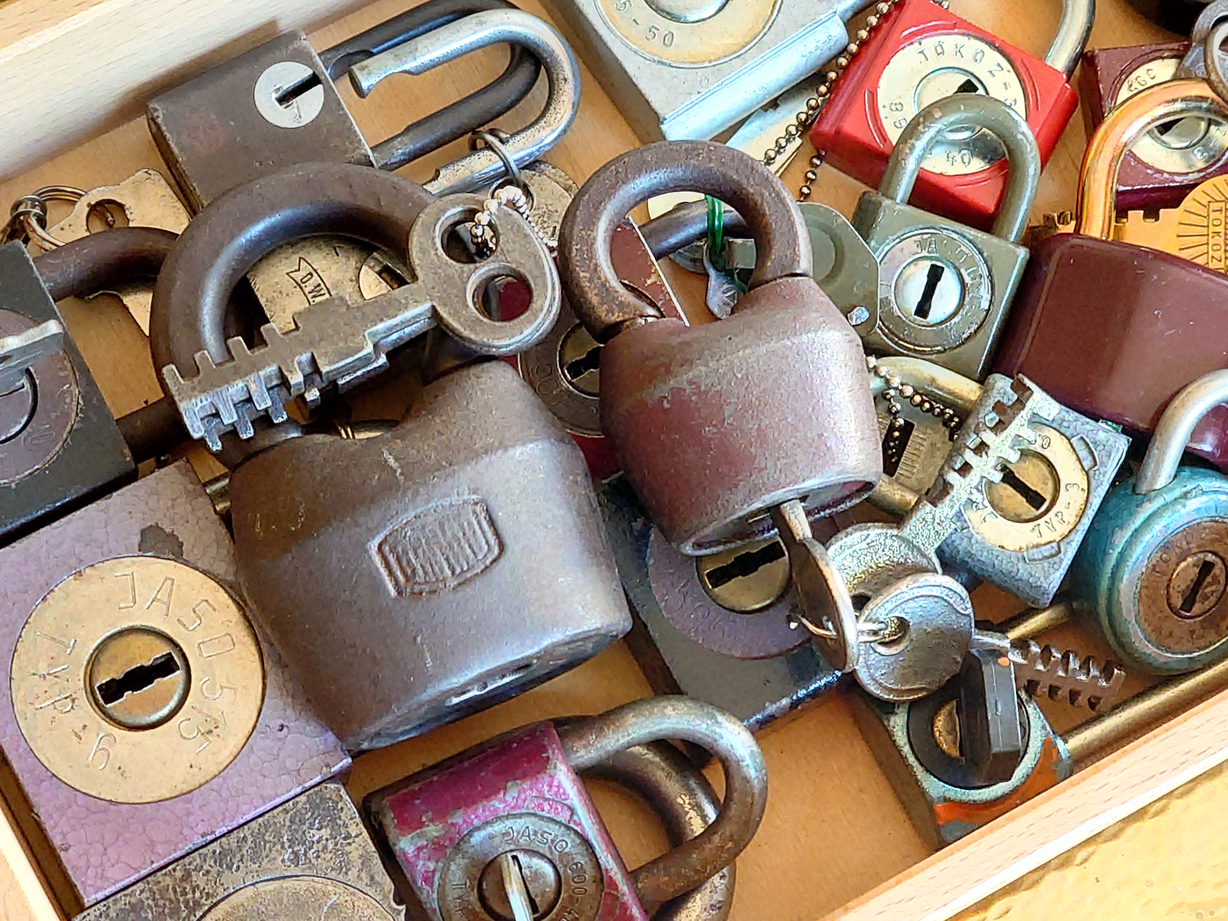 Arthurmeister007@gmail.com 𝔄𝔯𝔱𝔥𝔲𝔯 𝔅ü𝔥𝔩, 𝔄𝔯𝔱𝔥𝔲𝔯𝔪𝔢𝔦𝔰𝔱𝔢𝔯 ® Stück Davon schwarze Katze, Zwei Katzenkopf Schlösser Zunft, Schlosser, Zunftabzeichen, Wappen, Geselle, Anstecknadel, Verbandsabzeichen, Stück Davon. Die nicht alltägliche Form eines Truhenschlossen führte dazu, das man die Schlosser im Zunftleben scherzhaft ironisierend Katzenköpfe nannte. Der Spitzname erhielt sich durch die Jahrhunderte. Und der Katzenkopf wurde damit zu einem Symbol. Er erscheint auf der Anstecknadel, die heute der Schlosser als Verbandabzeichen tragen kann. Die auf der Nadel angebrachte Inschrift " Stück Davon " erklärt sich wie folgt: Der wandernde Schlossergeselle sprach bei einem Meister um Arbeit vor. Befragt, ob er das Handwerk verstünde, antwortete er: Stück Davon ! Die zwei Worte wiesen ihn in aller Bescheidenheit als Angehörigen der Zunft aus, der bereit sei noch weiter zu lernen. DoubleBrain ® SEO für heute: Barockschlüssel, Schmiedeeisen, Halme gedreht, Bärte geschnitten, Reiden aufgesetzt, Stahlschnitttechnik, Kapelleneingerichte, Schmiedeeisen, Hohldorn, Gesenk, Pflanzenmotiv, Wappentierschmuck, geschmiedet, gepunzt, Schlüsselgriff beidseitig, halbrelief, Bekrönung auf der einen Seite als männlicher auf der anderen als weiblicher Kopf, Löwenwappen, Delphine, Schwanzflosse, Stilelemente der Reaissance, profilierter Steckhalm, Gesenke und Reide ziseliert, Griffrand, Zwei Schlangen blau angelassen, Eisenblech, Schließblech, Türrahmen, Schlosskasten, Eisenkern, französisch, Zierdecke ausgehauen, eingehauen und getrieben, Rosette, Ringgriff, Rokoko und Schlüssel, eisernes Wiener Barock Hangschloss mit Spreitzfedernverschluss, gefeilt, geschnitten und ziseliert, flacher Steckschlüssel, Eisengrundplatte und zwei Engel mit Trompete, Posaune und Blumengeranke verziert. Figuren, Schmuck, Jagdszene, Empire, Möbelschlösser, Messingzierdecken, Witwerschlüssel, Schlüsselgewalt, Symbol, Sargschlüssel, Silberschlüssel, Hohldorn, Nachbildung, Kammerherrnschlüssel, Bronce, feuervergoldet, Emblem mit Initialien der weltlichen oder kirchlichen Fürsten versehen, die sie verliehen haben. Doppeladler, Reichsapfel, Zepter und Krone, Übergabeschlüssel, magische Stilelemente, östrerreichischer Kammerherrenschlüssel mit Doppeladler, Kordeln und Quasten, Wien, Hoflieferant, Mayestät, päbstlich, ungarisch, bayerisch, in Silber gegossen, Sinsheim, Hohldornschlösser mit Eisenriegeln, Gelenkschlüssel, einfacher Schieberiegel aus Holz, klappbare Doppelschlüssel aus Tirol, Rohrhülse, Bart, Tirol, Kreuz, Herz, Schlüsselgehänge, süddeutsch, Leder, gotisch, Bügel, Tabakspfeifenschlüssel, Schlossergeselle nach bestandener Prüfung, Schlüsselgeschenketui für die Braut: Bund mit fünf Zimmer, Möbel und Kassettenschlüsseln, in der Mitte Haustorschlüssel aus einem Stück geschmiedet, geschnitten und mit Stahlstangen handpoliert auf dem vierseitigen Gesenk in Schreibschrift " Deutsches Empire ", Dreipass, Jugendstil, Doppelrohr, Hauptportal der Jesuitenkirchen Sankt Michael, Der Hammerschlüssel für Weinkeller: der ziselierte aufgesetzte Hammer diente dem Küfner zum abklopfen der Fässer und zum öffnen der Spunde, Enstehungszeit, Hoftheater, bayrisches Nationaltheater in München, Zerstörung, Kunstschlosser, Fritz Nüssel, Heinrich Pankofer, Germany, wissenschaftlich, systematisch, Schlüsselexperte, Sammler, Privatsammlung, Schlüsselzentrale München, Fachmann für Sicherheitsfragen, sachkundig, Experte, versierter Restaurator, historischer Wert, handwerkliches Geschick und seine langjährige Berufserfahrung, Anerkennung, international, Fachmann nicht nur für die Technick von Schlüsseln und Schloss, auch für künstlerische und historische Fragen. Standardwerk Europa, Übersee, offizielle Stellen, Landeskriminalamt, Bundesanwaltschaft, Keltenschlüssel, Vorchristus, Witwenschlüssel, John F. Kennedy, Weisses Haus, Schlossmuseum Velbert, gut verpackt, Pullach, Erfinder und Auror, Leidenschaft, aufschlußreiches Werrk, Memoiren, Töchter, Emmi Seifert, Marlene Nüssel, Frau Anni, Kaminkehrer, Schwanthal, Freund und Helfer der Polizei, mein Leben, Gedichte, Kaffeveranstaltung, Nachbarschaftshilfe, Essen auf Rädern, Schlüsselfigur, tausend Stücke, Keltenzeit, Christus, Kelheim, Exemplare, Ausländische Lehrlinge, Brocken, wiegt fünf Kilo, Schmucksafe, Ludwig XV 1430, Brillianten, Verona, Eisenzeit, Ägypten, Hallstadtzeit, Salzkammergut, Hallstadt Gräberfeld, Epoche, Eisenverhüttung, Salzbergbau, Gerätschaften zu exportieren, geographischer Ort am Nordende des Neuenburger Sees in der Schweiz, Pfalbauten, auf festem Land angelegte Siedlung, europäische Eisenzeit, Kelten Indogermanischen Völkergruppe, Germanen, Rhein, kämperisch, expansionsbereit, Rom, Homer, Dichter, Jugendzeit, halbdunkel, erahnbar, zivisilatorische Dokumente, Dichtung, märchenhaft schöne Gestalt, Götter treten vor uns hin, denen die mittelmerisch kleinasiatische Menschheit Wirkungen und Tätigkeiten zugedacht hat, die diesen Fabelwesen für immer Kontur verliehen haben. So tritt der Schmiedegott Hephaistos lateinisch Vulkanos vor uns hin: Rußig und edel zugleich, genial erfinderisch, ein kunstreicher Handwerkegott. Der zu den 12 Hauptgöttern der griechisch römischen Antike erzählt wird. Jupiter, Himmel, hinabgstürtzt, Entfernung der Erde von den Sternen, Insel Lemlos, Hinkefuss, Gerechtigkeit, alte Fabeln, schöne und liebenswürdige, Eheweib, Museeum of fine Arts in Boston USA, Parmenides Lehrgedicht Balanos, Hammer, Amboss, Feuer, Wasser, glühend, Metall, Hammerschlag, Gußverfahren, gewünschte Form, Holz oder Kohle, warmgeschmiedet, grobkristallin, feinkörnig, Streck und Bruchgrenze, Plinius, samische Künstler, Erzguß, Keltenschlüssel, hochkant durch einen Schlitz in der Tür gesteckt, gedreht, bis er - nun waagrecht - in die Angriffe der im Riegel gelagerten Sperrklötze eingerastet: die Sperrklötze werden angehoben, der Riegel ist entsperrt und lässt sich mit einem ledernen Zugriemen von außen auf und zu ziehen. Griechenland, lakonisch, neues Prinzip, Schlüsselträger, Kaiserzeit, Würde, Statussymbol, Römer, die punische Kriegen das Metallhandelsmonopol an sich gebracht hatten verfügten in reichem Maße über Kupfer, Zink und Zinn. Verschlußriegel, Feder, Lochkanäle, Sperrstifte, entsichert, auf oder zugeschoben, Drehschlüssel, Hangschloss, Spreitzfeder, Kulturlandschaft, Kassetten, Truhen, Türen, Tiermaskendeckel, Pferdegstalt, arabisch, Vexier, indisch, Kugel, Grundform, Volldorn, Technische Feinheit, Eleganz, Zweckgebilde in den Händen von Menschen, die bemüht sind, mit einem rauhen, kriegerischen Leben fertig zu werden, Verteidigung, bedachte Architektur, spürbar, verschlossen, Zierlichkeit, Zeitläufe, Kultur, Willen und Werkstätten in Pompji und Herkulaneum, Wachsmodell Tonmantel gebrannt, schmilzt das Wachs glühend, Nachteil, römisches Imperium, desto länger, primitive Form, Spätantik, Karolingische Kunst, Fräkisches Adelsgeschlecht, Karl der Große, Triebfeder, Höfische und Kirchliche Kreise, Monumental Kunst, Klerikale Kreise, Kulturträger, Elfenbein, Goldschmied, Goldschmiedekunst, geistig - kulturelle Erhellung, Abendland, profunde Bedeutung, Ehefrau, häusliche Gewalt, Vertrauen, Brauch, Kirchweihtag, Steiermark, geweiht, Gnadenschlüssel, Petrus - Schlüssel, Apostel, Pilger, Schenkung, Pabst Pälagius, Gregor, König Alfons von Kastilien, König Alfred, romanischer Stil, schöpferische Kraft, Kunstgewerbe, Klöster, Kostbarkeiten, kunsthandwerklich, Verfeinerung, Raffiniertheit, Formenwelt, Alltag, Kleidung, Ritterrüstung, kraftvoll, primitiv, gotische Epoche, Jan van Eick, Grammatik, Lebensstil, geläutert, gültig, Opulenz der Kleidung, Materialwert, Charme, Sakral, Phantasie, Formensprache, feinsinnig, Steinmetz, Bescheidenheit, Portal, Notre - Dame, Paris, köstlich, kostbar, Mechanismus, Entsperrungsvorgang, Fischblasen, Kreuze, Drei - und Vierpass, grotesk, meisterlich, Handwerkszeug primitiv, Gewirre, Besatzung, Tropfen Öl, rein von Hand, Prochnov, Kunstschreiner, gesunde Männer, Michael Mann, Michael Mann Kästchen, Nürnberg, Augsburg, Fürth, Wörth, Riegelwerk, sauber geätzte und vergoltdete Büchsen und Pistolen aus Eisen. Doppelmeyer, Markgraf, erlassene Strafe, Spinnenschlösser, Deckelunterseite, figürlich, kunstfertigkeit, Schlüsselloch, größere Summen harten Geldes, raffiniert, Spielerei, Kuriusität, Zeugnis, Möbel, Bombast, Schwulst, Liebe, Zäsur, Dreißigjähriger Krieg, Mutter Courage, Armut, Schichten in Deutschland, Reformation, patetisch, Phänomen, Ornament, Pierre Frommerie, Sedan, Berlin, Ebenholz, Emaill, monumental, Signatur, Barock, Formenreichtum, gediegen, summarisch, mittelmäßig, Epochen, Werkleute, Halskette, Mayestät, Spanien, Revolution, Mittelalter, feierlich, Feind, Öffnung der Tore, Kapitulation, Schlüsselsoldat, Mitglied der päbstlichen Schweizer Garde, Pabstwappen, abfällige Bedeutung, Stadtwappen Tabackspfeife, Vierkant, Dolch, Pistolenschlüssel, geheime Nachrichten, Siegel, Hammerschlüssel für einen Weinkeller, Liebende, Angebetete, Ritter, Kreuzzug, Heiliges Land, Kreuzritter, Ehefrau, Märchen, arges oder schönes, es will scheinen, das eine Welt ohne Schlüssel nicht denkbar ist, Paris, Turenschloss, Schlossfalle, Konstruktion, Luxus, Verschwendungssucht, Kleinod, Brilliant, Maillard, König Stanislas, Ballkongitter, Pastellportrait, Museeum der Stadt Nancy, spirituell Sonnenkönig, Prinz Eugen von Savojen, den sublimen Geist seiner Epoche, General Feldmarschall Prinz Freund der Musen, Besieger der Türken, Zunftbuch, Balthasar, Gitter, Porzellan, hochkultiviert, Degengriff, Münchener Hof, Wittelsbach, Gesamtkunstwerk, Johann Joachim Winckelmann, Kleidermode, Reifrock, Schnürrleibchen, Wohnkultur, Neoklassizismus, Möbel, Chubb, Bramah, Inselstaat, Engländer, Ungarn, Italiener, Tossi, Yale, Hobbs, Aber die Bemühungen um immer neue vergrößerte Sicherheit im Bereich des Schlosses gingen weiter. Man glaubte vorübergehend das non plus ultra Sicherheitsschloss konstruiert zu haben und zwar kühn genug, Geldpreise für denjenigen auszusetzen, dem es gelingen würde, diese neuartigen Schlösser aufzusperren. Überraschend geschah das dank der Fertigkeit des Amerikaners Hobbs 1853. Seine Medtode des Aufsperrens ist in der Fachwelt als Hobbsches Öffnungsverfahren bekannt. Es wurde mit Erfolg publiziert, das Kriminelle Hinweise zum Öffnen der Sicherheitsschlösser erhielten. Linus Yale, Fallstiftriegelschlösser, der Ägypter, Assyrer, Babyloner, Yale Zylinder, C.E. Schulte in Velbert, Kromer Protector Schloss 1871, Hahn AG, Karl Zeiss, BKS, Boge und Kasten Solingen, Koloss von Roddos, Byzanz, Konstantinopel, Moschee, Kirche, Schlüsseltyp, Kaufmann, Herkunft, Herzblatt, Kurfürst, Alltagsgebrauch. Die Schönheit der Welt. Die Kraft, die menschlichen Schöpfergeist gewahr werden lässt. Die beiden Schlüssel in der Hand des heiligen Petrus geben diesem die Macht, die Pforten des Himmels zu öffnen. Der Schlüssel ist ein christliches Symbol, er ist aber auch das Inbild menschlichen Schöpfergeistes und als solches steht er in unmittelbarer Beziehung zu der Arbeitswelt des Sammlers Heinrich Pankofer. Doblebrain ® gibt vor: Mehr SEO ! ! ! 𝔄𝔯𝔱𝔥𝔲𝔯 𝔅ü𝔥𝔩, 𝔄𝔯𝔱𝔥𝔲𝔯𝔪𝔢𝔦𝔰𝔱𝔢𝔯 ® JOE ASBERRY Hey Joe " Asberry ", ruft F 1 Rudi vom Tresen, Prost und Stößchen ruft Heike III zum Stammtisch. Die Jukebox spielt in voller Lautstärke Mr. Bojangles. Arthurmeister, der Sympathieträger hat bay the way mit einem ABUS Padlock Joe`s Michael Air Jordan`s Basketball bag gesichert ! Auch der Michael Jordan mußte hier im Hasenstübchen das Basketball bouncing Verbot akzeptieren. Formel 1 Rudi schreit: Bouncing darf und kann hier nur ein Michael Schumacher. Die Cartomanze meint, ein Ralf Schumacher auch ! Prost Weizen, Stößchen, Käppchen, ASBERRY !!! Die Jukebox by Youtube spielt " Slow Hand ". Joe, du rascal belehre uns nicht schon wieder. Wir sind hier in der Rabbit Hall and smoking is good for your drunken head. Prosit, Cheer`s, Salute, Gin Gin, altüst, sante` und Viva ! Hoch die Tassen ! Am Tresen läutet die Glocke. Der Rotamint der blinkt. Drei Tage war der JOE krank, jetzt trinkt und raucht er wieder. Gott sei Dank ! Verschlagwortet mit: Arthur Bühl, Detektiv, the dutch open Lockpicking Champion ! From WIRED. ÖFFNUNG OHNE SCHLÜSSEL, Linkedin Joe Asberry, NBA, Twitter X. Basket Ball Bouncing Verbot, Arthurmeister, Raucher, Roth - Händle, Stadt Lahr - Bühl, Schwarzwald, Black Forest, Rötkäppchen you know Mr. Smitz, Sorte Schwäbischerhengst de is großfruchtig und süss wie UHU. Buhl er Zwetschge. No, only woman has Pflaumen ♥ Wappen Arthur Andreas Bühl, Flagge ! Wilhelm Busch ♥ 𝔄𝔯𝔱𝔥𝔲𝔯 𝔅ü𝔥𝔩, 𝔄𝔯𝔱𝔥𝔲𝔯𝔪𝔢𝔦𝔰𝔱𝔢𝔯 ® High Noon, elevener Clock, Hasenstübchen, HAM. In der Jukebox spielt: Pointer Sisters - Slow Hand, und der Tresen grölt, Arthurmeister with the Mastertouch. A Lover whit the Easy Touch ! Nochmals " Asberry " ! Hier herrscht Basketball Bouncing Verbot ! Wir sind hier nicht bei der NBA und du wirfst keinen Korb ! Du triffst den Korb ja nicht einmal. Am Tresen läutet die Glocke: Helbing und Stößchen ! Hey Pony ! Heike V drückt in Arthurmeister`s Jukebox: Die Affen rasen durch den Wald. Arthurmeister ruft: Parole Emil. Formula One Rudi grölt: Bouncing Verbot ! Asberry hat Bouncing Verbot ! Weizen ! Joe fragt Arthurmeister: Arthur my Friend, i need for my Basketball Friens from the NBA a instruction of Lockpicking. Arthur lacht: only wenn Michael Air Jordan und Michael Schuhmacher mitmachen. Pelle schreit vom Tresen: Schuhmacher ist ein Kannister Kopf. Pino kann ihn gerade noch daran hindern Marmor Stein und Eisen bricht zu drücken. Joe wünscht sich: Teddy Pendergrass - Turn Off the Lights… Ja Joe, es ist möglich eine solche Schulung auszurichten. Hierzu muß ich bei der Firma Amazon Lockpicking Set`s und Lockpicking Zubehör wie weitere Hook`s, Snakes, Rake`s und Tension Wrenches besorgen. Vorführmaterialien wie cut away Zylinder und Übungsschlösser habe ich parat. Ich zeige den E - Pick, und führe dir die Pick - Gun vor. 1 Schuss. Du verstehst. Prost ! Weizen, Stößchen`s, und Helbing für alle. Asberry und Bühl umarmen sich ! Sympathieträger halt ! In der Jukebox spielt: Element of Crime - Mittelpunkt der Welt… See You tomorrow, wir besprechen alles weitere wie: How to pick a Car. Verschlagwortet mit: Arthur Bühl, Arthurmeister® Arthur ♥ Schwäbischer Hengst, Buhl, Zwetschgen Heini, Arthur Bühl Wappen, Fahne, Buehl er Zwetschge, Made in Germany, Born 1961, Sympathieträger, Google Earth, Mittelpunkt der Welt, Pflaumen, Arkadasch, Datschi, ♥ Martinameisterin, Cartomanze, Scholischek, " HIGH NOON ! ", ♥ Vokuhila ♥ Parole Emil ! 𝔄𝔯𝔱𝔥𝔲𝔯 𝔅ü𝔥𝔩, 𝔄𝔯𝔱𝔥𝔲𝔯𝔪𝔢𝔦𝔰𝔱𝔢𝔯 ® Next Day: High Noon at 11 fer Clock: Joe Asberry der alte NBA Bouncer betritt das Hasenstübchen, ( HAM ) his Rabbit Hall ! In Arthurmeister`s Jukebox spielt: Nein nicht Hey Joe, sondern Aloe Blacc - I Need a Dollar ! Arthur Bühl spricht: gerade habe ich mit Mr. Smitz telefoniert. Joe: Smith ist ein Sammelbegriff wie Meier. Mr. Smitz you know, he is the CEO of the Magazin Playboy - Beverly Hills. Ja und der ist mein Freund. Den kenne ich über die BILD et. We have a Telefon call. Der Mr. Smitz hat dann den Mr. Jeff Bezon, ja du weißt schon, den vom Amazon Lieferservice angerufen. Er hat ihm erklärt daß ich mit dem NBA Bouncer Joe Asberry in Sachen Lockpicking einen Workshop machen möchte. Die Glocke läutet: Weizen, Helbing und Pony`s ! F 1 Rudi schreit am Tresen: Joe, laß dir lieber erklären wie du Scott Speed das laufen beibringst. Am Tresen wird es lauter: Minardi, Minardi, wir gewinnen nie ! Scott Speed, der Name geht im Gelächter unter. Pelle schreit: der Schuhmacher ist ein Kanister Kopf. Arthurmeister meint: let Michael pass for the Champions Chip ! Arthurmeister`s Jukebox spielt exclusive für Joe: Sammy Davis jr. - Mr. Bojangles ! Also Joe, der Smitz hat beim Bezos von Amazon angerufen, wir wollen einen Lockpicking Practical Kurs meistern. Der Bezos ist dann ins Amazon Head Quarter gefahren. Nein, nicht im Uber. F 1 Rudi schreit: Der Bezos fährt Ferrari. Scholischek meint: Maybach ! Also Joe, der schaut jetzt im Amazon Lager wie viele Lockpicking Tools und Jigglers er hat. Auch Pickset`s. Er sieht auch nach wie viele HPC, 2000 er Hook`s er hat. Lockpicker Beginner Sets von Majestic und Starter Sets von Mr. Peterson sagt er, hat er Massenweise auf Lager. Arkadasch sagt, sein Schwippschwager vom Neff Cousin und dessen Freund in Berlin - Kreuzberg könnten auch solche Pick Werkzeuge und Spanner herstellen. Die haben genug Schwarz Arbeiter. Die Sympathieträger Bühl und Asberry prosten sich genüsslich zu. Weizen ! Die Cartomanze die alte Kartenlegerin meint sie könne auch spooxe anrufen. Der Noagerlzutzler meint: Ihr Deppen, auf Berlin mußt du jahrelang warten. Heike IV ruft Stößchen ! Der Pino Frank lallt: Die Rautenfotzen bleiben für immer in der zweiten Liga. Joe ich bin mir sicher der hat auch Master bzw. Meister Lock`s. Die sind für eine Testrunde gut. Ja, die Dinger heißen Master Padlock ! OPEN ! Beer ! Nicht zu verwechseln mit Medeco ! Arthur läßt in der Jukebox im Bunny Hall TSOP spielen. The top Sound of Philladelphia ! Prost, Stößchen ! Pelle läutet auch die Glocke: Prost, Stößchen`s, Pony`s ! Dafür darf er auch für einen Heiermann: Heino - Caramba, Caracho ein Whisky drücken. Ja, Joe, aber kein Bouncing ! Der läßt die Sachen via Airforce Seattle to HAM liefern. Du weißt wie schnell Amazon liefert ! Sir Washi meint: Amazon sei so schnell wie Scott Speed. Alle lachen: Wenn er nicht wieder in die Mauer fährt ! 𝔄𝔯𝔱𝔥𝔲𝔯 𝔅ü𝔥𝔩, 𝔄𝔯𝔱𝔥𝔲𝔯𝔪𝔢𝔦𝔰𝔱𝔢𝔯 ® 11.30 High Noon im Hasenstübchen. Der Hannenberger hat die Frikadellen fertig. Senf kommt aus dem Glas. In Arthurmeister`s Jukebox spielt: Santana - Fleur da Luna. Am Stammtisch diskutieren Bühl und Asberry über Lockpicking und Präsentationen: Arthurmeister erhält einen Anruf über die 007. OH, Mr. Smitz, nice to hear you from Beverly Hill`s. OH, What ! The Airplane from Jeff Bezos, Amazon is on HAM landed ! YES, Mr. Smitz, nice to hear this Song. Slowly Arthurmeister: There is a little Problem with the Custom. Mr. Smitz ! this is not really a Problem. HAM is four Minutes from the Hasenstübchen away. I will send Taxi - Dieter. He knows there a Hintereingang, a Backdoor, you know ! I call you back. Yes, yes, Außer Regen nicht viel gewesen. Greetings to Mr. Bezos. Tell him thank you for the Support. From Stammtisch too. Arthurmeister`s Jukebox spielt: Rucki - Zucki ! Die Frikadellen vom Hannenberger schmecken jetzt auch ohne Senf. Prost, Stößchen, Weizen, Helbing und für den Noagerlzutzler ein frisches vom Faß. Die Jukebox spielt: Die Five Tops - Warte auf das Glück ! 2 Stößchen später kommt Taxi Dieter zurück in den Bunny Hall ! Oh, OH, der Zoll, eH ! Als die mich gesehen haben war der Fisch geschuppt. Die haben mir beim Einladen geholfen. 5 Pakete a`50 Kilo ! Eine viertel Tonne. Ich durfte auch den Zoll zum Lockpicking Event einladen. Tragen helfen !! Stößchen, Pony, nö, heute Käppchen ! Die Jukebox spielt: Element of Crime - Am Ende denk ich immer nur an dich ! Mr. Smitz ! you are the best ! Greetings to all Smith in the USA. Yes, Yes, Mr. Smitz, Yes. I make greetings to Friede Springer from the BILD et; Ronzheimer too. Yes, Yes, und greetings for Mrs. Quandt. If Bezos will, i can show him on the Lockpicking Demonstration how easy he can pick a BMW whit a Key Blank. Yes, Yes, Mr. Smitz ! 3 Seconds ! OFFEN, OPEN, APERTO ! schreit Giovanni und will Chianti. Bei Fiat und Ferrari Modellen ist es so ähnlich. Bei manchen brauchst du aber ein polito, ja, Nagelfeile. Prost Chianti. Yes Mr. Smitz, die Ring bell`s, Hells Bells, die Glocke klingelt, you know ! We call in time. F 1 Rudi schreit: Hülkenberg ! Giovanni schreit: Giacomo Agostini ! Joe schreit: Scott Speed ! Arthurmeister`s Jukebox spielt: The Pointer Sisters - SLOW HAND, Arthurmeister the lover with the Mastertouch ! Arkadasch bekommt von Bühl Raki ericli Plum, Sorte Schwäbischer Hengst ! Prost Zwetschgenkönigin ! In der Vitrine von Arthur Andreas Bühl, Arthurmeister sind Schlösser, Padlocks, von ABUS, Master, BKS, CES, DOM, EVVA, Assa Abloy, Z Ikon, Kaba, Keso, ASSA, Winkhaus, Wilka, Trelock, Schmelting, Bode Panzer, Ancor Las, Drumm Geminy, Xylock, SEA, Medeco, Mul-T-Lock, Cut away, ABUS Granit, Pfaffenhain, E*S, ESS, Nemef, BAB, Babelsberg, Stasi, Diskus, WMF, Tesa, Vachette, Cisa, Wally, Rielda, Mottura, Viro, FAI, GeGe, Fichet, Bode Panzer, Tresor, Bramah, Protector, Braun`s Patent, Walomatus, Arolds, Combination Lock, Yale, Master, American Lock, Tubular, China, Indien, Aligarh, Nepal, Thailand, Zahlenschlösser, Himmelsschlüssel und noch vieles mehr, vorhanden. Alle Schliesszylinder sind Übungsmaterial für das Lockpicking. Schlagschlüssel sind auch dabei. Das Trabbi Tool, Stasi, natürlich auch. Das Wappen Arthur Andreas Bühl ist angebracht ! Die Flagge weht im Hasenstübchen. KI Satz zum Einfügen: Notiz: Alle SEO Texte wurden mittels einer ♥ KI ( Künstliche Intelligenz ) der Firma Doublebrain ®, ( ges. gesch. DPMA, Berlin, Reg.-Nr. 302022224017 ) ( Die E - Mail lautet: Doppelhirn@Doublebrain.de ) und doppeltem Helbing aus dem Leporello: " Arthurmeister Bühl und Bouncing Joe Asberry im Hasenstübchen ", generiert. Die Jukebox spielt: Loredana Bertè - E la luna bussò. Der Reggae Auftakt ! ♥