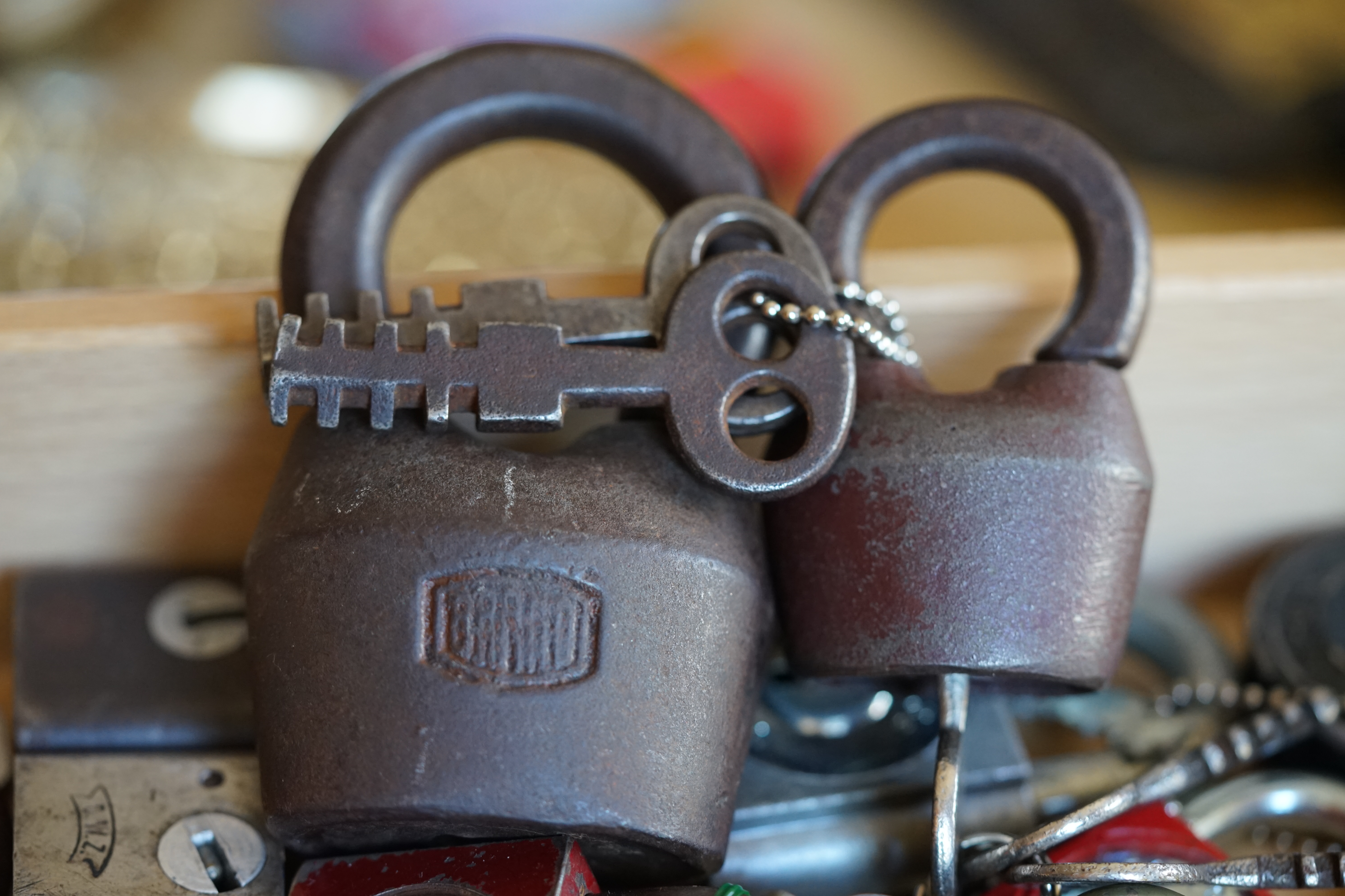 SEO Im Dienste der Wahrheitsfindung: ♥ 𝔄𝔯𝔱𝔥𝔲𝔯 𝔅ü𝔥𝔩, 𝔄𝔯𝔱𝔥𝔲𝔯𝔪𝔢𝔦𝔰𝔱𝔢𝔯 ® Arthur A. Bühl, Jahrgang 1961, wird von den Mitgliedern des BDD, Bundesverband Deutscher Detektive, jetzt BUDEG zur 30 jährigen Mitgliedschaft beglückwünscht und für seine Dienste zur Wahrheitsfindung mit der Verleihung der goldenen Ehrennadel gewürdigt. Die Kollegen haben ihm ebenfalls in der TAZ, FAZ, Welt und Hamburger Abendblatt gratuliert und sogar Anzeigen in der Rubrik Verschiedenes geschaltet. Arthur Bühl ist Inhaber der Marke Arthurmeister®. Veröffentlicht unter dem verifiziertem Linkedin Profil Arthur Bühl, Xing, Google Panel, Twitter X. Verschlagwortet mit: ♥ Vokuhila, Friseur ♥ Schwäbischer Hengst, Zwetschgen Heini, Bühl er, Zwetschge, Google Earth, Mittelpunkt der Welt, Martinameisterin, Cartomanze, Scholischek, " HIGH NOON ! ". ♥ Parole Emil ! Max und Moritz !