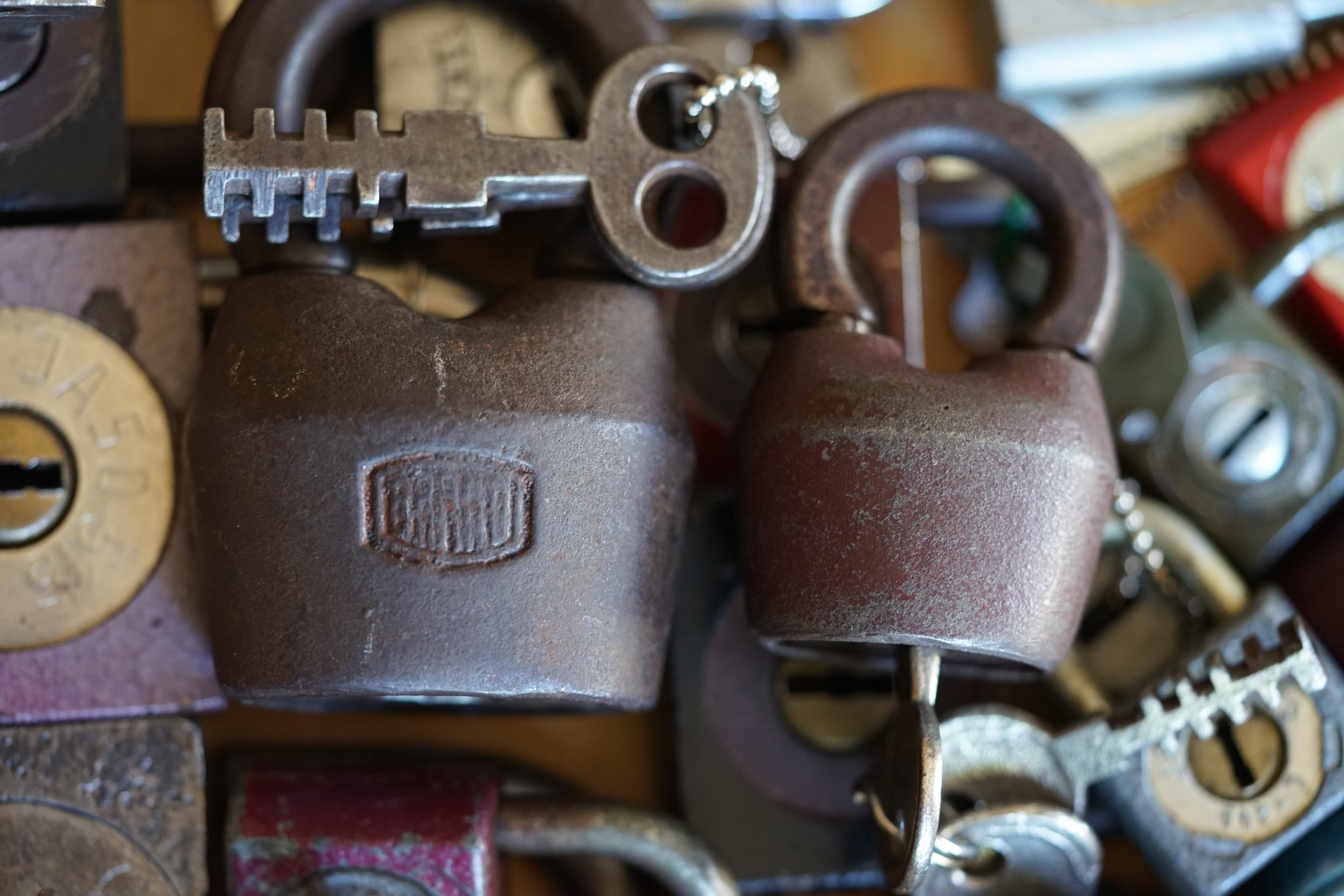 Arthur Bühl, Arthurmeister ®,Lockpickerherz ® Schlossherz ®, Pornomeister ®, neuer SEO Text für 2026 12.00 Mittags im Hasenstübchen. Basketball Bouncing Joe Asberry schreit: Prost ! Die Glocke kingelt ! In Arthurmeister`s Jukebox im Hasenstübchen spielt: Slow Hand von den Pointer Sisters. Ferrari Rudi sitzt am Tresen. Anstatt Helbing trinkt er heute Underberg. Pelle und Heike I machen Stößchen. Justamente klingelt das Telefonino. Der Hannenberger lacht zu Bouncing Joe Asberry: Ich wette mit Dir: Da ruft unser Freund Mr. Smitz vom Playboy an. Arthurmeister geh endlich ran. Die Glocke klingelt. Yes Mr. Smitz, yes, yes Mr. Smitz. Yes great, you know. Yes, yes we have a Party. Yes, yes. Ja: Angela Merkel, die kennen wir. You know: " Bundeskanzlerin ". Giovanni ruft: Bella Donna: Signora Merkel is the CEO of the world. Yes, Yes Mr. Smitz, i will look about her Memoiren. Oh Mr. Smitz ? Her Biographie with her Signature ? OH, Mr. Smitz mit Widmung ? Das wird nicht einfach ! no easy, you know ! Da muß die Glocke aber ein ganzes Wochenende läuten. Prost. Helbing. Yes Mr. Smitz, hands on the heard, you know, difficult ! Arkadasch !!! Smitz U.S.A. braucht die Memoiren von Angela Merkel signiert mit dem Text: Für Mr. Smitz from the Playboy ! Also pass auf: Dein Schwippschwager ist doch Aufsteller bei der Messe. Ja, Buchmesse. Dort hält die Merkel eine Autogrammstunde. Der soll sich dort anstellen mit seinen Kumpani. Ja, der Smitz läßt hier die Glocke läuten. Das gesamte Wochenende. Hannenberger gibt das Passwort: Freibier, Freibier ! Die Glocke läutet jetzt: Helbing ! In Arthurmeister`s Jukebox spielt: The Tramps - Disco Inferno - Orginal Longversion Tony Mendes ! Basketball Bouncing Joe swingt mit dem Kopf mit. Jetzt meint Arkadasch: Oh meine Kumpani trauen sich nicht zu Dr. Angela Merkel. Die haben Angst vor Ihr. Kein Autogramm heißt kein Freibier. Droschkendieter !! Du fährst jetzt zur Buchhandlung, holst drei Biographien von der ollen Merkel, fährst weiter zum Kujau ! Ja, der hat dem Heinemann vom Stern, Hamburg, gefälschte Tagebücher verkauft. Der soll dir in ein Exemplar die Unterschrift der Merkel und die Widmung reinmalen. Sag ihm viele Grüße vom Arthurmeister und Parole Freibier, Freibier ! Dann malt der es dir sofort. Der kann das freudigst. Und sag ihm, das sei für Smitz, Amerika. Aber diesmal soll er keine rosa Tinte verwenden. Dann kommst du wieder her und wir alle unterschreiben das zweite, dann fährst du geschwind rüber nach Fuhlsbüttel, drängelst dich am Luftfrachtschalter vor, läßt die Bücher verpacken und paßt auch auf, das die auch tatsächlich im nächsten Flieger in die U.S.A. reisen. Dann hat er die Bücher, quasi wenn der Flieger landet. Sag denen: Parole: Freibier, Freibier ! Arthur und wozu das dritte Buch ? Du Depp, wenn beim unterschreiben vom zweiten Buch einer draufkotzt oder ein Brandloch reinmacht dann haben wir Ersatz ! Und diesen legen wir dann hinter den Tresen ins Regal und tuen so als hätten wir es gelesen. Es reicht das wir Frau Bundeskanzlerin mit guten, besoffenen, nicht ausgeklügelten, dummen, peinlichen Ratschlägen beraten haben ! Punkt. In Arthurmeister´s Jukebox spielt: Lady von Kenny Rogers. Sir Waschi hat gleich CHARLIE RICH - The most Beautifull Girl in The World, gedrückt. Die Stimmung ist gut. In der Jukebox spielt mittlerweile Aloe Blanc - I need a Dollar. Die Stimmung ist fantastisch ! Jetzt steigert sich die Stimmnung noch als der Nachläufer Roberto Blanco - Caramba, Caracho ein Whiskey, Carambo Caracho ein Gin, verflucht Sacrcameto Dolores und alles ist wieder hin ! In Rio de Janeiro… drückt. Der Noagerlzutzler drückt Roberto Blanco - Der Puppenspieler von Mexico und räumt Gläser ab. Hannenberger reicht schon einmal den Himmelsschlüssel ! Schwerti fragt: Mastertouch und wenn der Dir auf die Schliche kommt ? Du Depp, was glaubst du wenn der erfährt, daß er einen orginalen Kujau, dem Tagebuchfälscher hat, dann läuft der durch Beverly Hills und gibt damit bei jedem an, als sei er The Greatest. Und Du weißt: Die Schriftsachverständigen vom Stern oder von der Bild et und der Heinemann brauchten Monate bis sie diesen Betrug mit dem Verkauf der Tagebücher erkannt haben. In Arthurmeister`s Jukebox spielt: Calvin Harris & Sam Smith: Promises ! und es wird mitgesungen. Das Droschkendieter dann doch nur beim Papierfuzzy im Copy Shop neben an war ? weil der Kujau besoffen war ? Quatsch, kalter Kaffee, der Smitz verhöckert das Buch an Rockefeller. Was glaubst du, warum die Parole Freibier Freibier lautet ? Wir sind hier nicht bei der Wohlfahrt. Ferrari Rudi macht Ralala: Sonntag ist Formel I in Indianapolis. Denkt dran: High Noon ist dann morgens 07.00 Uhr. Die Glocke läutet ununterbrochen. Freibier, Freibier, Freibier, Parole Freibier. Let Michael pass for the Championship ! Das gesamte Hasenstübchen tanzt und platzt aus allen Nähten. In der Jukebox spielt James Last und Orchester: T.S.O.P The Top Sound of Philadelphia ! Prost, Prosit und Stößchen ! Der Hannenberger sieht zufrieden aus. Taged with: Bühler Zwetschge, Bühl Wappen, Zwetschgenhengst, Zwetschgenfest, Meister, Arthur Andreas Bühl, Privatdetektiv. Arthurmeister007@gmail.com