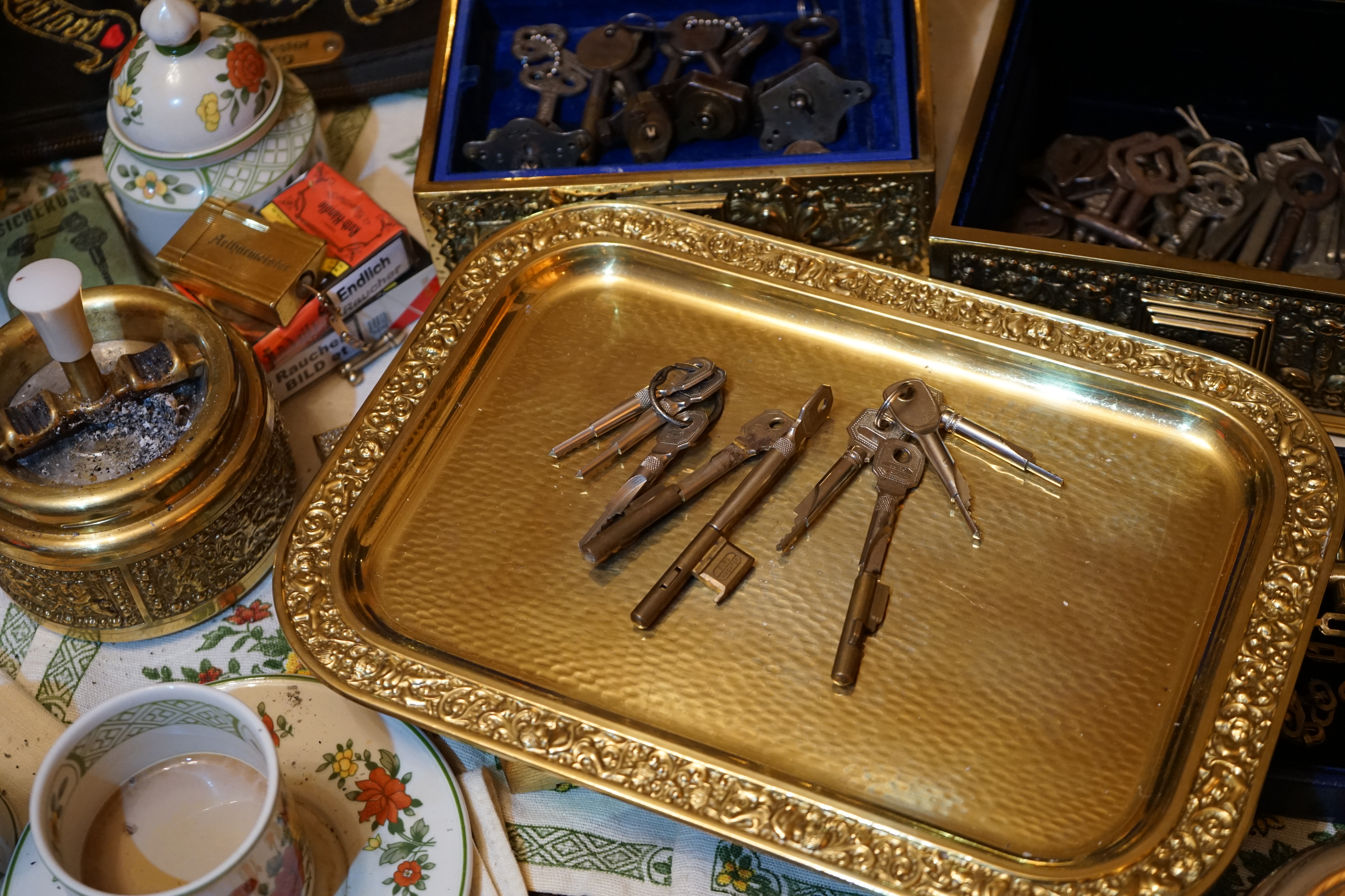 𝔄𝔯𝔱𝔥𝔲𝔯 𝔅ü𝔥𝔩, 𝔄𝔯𝔱𝔥𝔲𝔯𝔪𝔢𝔦𝔰𝔱𝔢𝔯 ® Stück Davon schwarze Katze, Zwei Katzenkopf Schlösser Zunft, Schlosser, Zunftabzeichen, Wappen, Geselle, Anstecknadel, Verbandsabzeichen, Stück Davon. Die nicht alltägliche Form eines Truhenschlossen führte dazu, das man die Schlosser im Zunftleben scherzhaft ironisierend Katzenköpfe nannte. Der Spitzname erhielt sich durch die Jahrhunderte. Und der Katzenkopf wurde damit zu einem Symbol. Er erscheint auf der Anstecknadel, die heute der Schlosser als Verbandabzeichen tragen kann. Die auf der Nadel angebrachte Inschrift " Stück Davon " erklärt sich wie folgt: Der wandernde Schlossergeselle sprach bei einem Meister um Arbeit vor. Befragt, ob er das Handwerk verstünde, antwortete er: Stück Davon ! Die zwei Worte wiesen ihn in aller Bescheidenheit als Angehörigen der Zunft aus, der bereit sei noch weiter zu lernen. DoubleBrain ® SEO für heute: Barockschlüssel, Schmiedeeisen, Halme gedreht, Bärte geschnitten, Reiden aufgesetzt, Stahlschnitttechnik, Kapelleneingerichte, Schmiedeeisen, Hohldorn, Gesenk, Pflanzenmotiv, Wappentierschmuck, geschmiedet, gepunzt, Schlüsselgriff beidseitig, halbrelief, Bekrönung auf der einen Seite als männlicher auf der anderen als weiblicher Kopf, Löwenwappen, Delphine, Schwanzflosse, Stilelemente der Reaissance, profilierter Steckhalm, Gesenke und Reide ziseliert, Griffrand, Zwei Schlangen blau angelassen, Eisenblech, Schließblech, Türrahmen, Schlosskasten, Eisenkern, französisch, Zierdecke ausgehauen, eingehauen und getrieben, Rosette, Ringgriff, Rokoko und Schlüssel, eisernes Wiener Barock Hangschloss mit Spreitzfedernverschluss, gefeilt, geschnitten und ziseliert, flacher Steckschlüssel, Eisengrundplatte und zwei Engel mit Trompete, Posaune und Blumengeranke verziert. Figuren, Schmuck, Jagdszene, Empire, Möbelschlösser, Messingzierdecken, Witwerschlüssel, Schlüsselgewalt, Symbol, Sargschlüssel, Silberschlüssel, Hohldorn, Nachbildung, Kammerherrnschlüssel, Bronce, feuervergoldet, Emblem mit Initialien der weltlichen oder kirchlichen Fürsten versehen, die sie verliehen haben. Doppeladler, Reichsapfel, Zepter und Krone, Übergabeschlüssel, magische Stilelemente, östrerreichischer Kammerherrenschlüssel mit Doppeladler, Kordeln und Quasten, Wien, Hoflieferant, Mayestät, päbstlich, ungarisch, bayerisch, in Silber gegossen, Sinsheim, Hohldornschlösser mit Eisenriegeln, Gelenkschlüssel, einfacher Schieberiegel aus Holz, klappbare Doppelschlüssel aus Tirol, Rohrhülse, Bart, Tirol, Kreuz, Herz, Schlüsselgehänge, süddeutsch, Leder, gotisch, Bügel, Tabakspfeifenschlüssel, Schlossergeselle nach bestandener Prüfung, Schlüsselgeschenketui für die Braut: Bund mit fünf Zimmer, Möbel und Kassettenschlüsseln, in der Mitte Haustorschlüssel aus einem Stück geschmiedet, geschnitten und mit Stahlstangen handpoliert auf dem vierseitigen Gesenk in Schreibschrift " Deutsches Empire ", Dreipass, Jugendstil, Doppelrohr, Hauptportal der Jesuitenkirchen Sankt Michael, Der Hammerschlüssel für Weinkeller: der ziselierte aufgesetzte Hammer diente dem Küfner zum abklopfen der Fässer und zum öffnen der Spunde, Enstehungszeit, Hoftheater, bayrisches Nationaltheater in München, Zerstörung, Kunstschlosser, Fritz Nüssel, Heinrich Pankofer, Germany, wissenschaftlich, systematisch, Schlüsselexperte, Sammler, Privatsammlung, Schlüsselzentrale München, Fachmann für Sicherheitsfragen, sachkundig, Experte, versierter Restaurator, historischer Wert, handwerkliches Geschick und seine langjährige Berufserfahrung, Anerkennung, international, Fachmann nicht nur für die Technick von Schlüsseln und Schloss, auch für künstlerische und historische Fragen. Standardwerk Europa, Übersee, offizielle Stellen, Landeskriminalamt, Bundesanwaltschaft, Keltenschlüssel, Vorchristus, Witwenschlüssel, John F. Kennedy, Weisses Haus, Schlossmuseum Velbert, gut verpackt, Pullach, Erfinder und Auror, Leidenschaft, aufschlußreiches Werrk, Memoiren, Töchter, Emmi Seifert, Marlene Nüssel, Frau Anni, Kaminkehrer, Schwanthal, Freund und Helfer der Polizei, mein Leben, Gedichte, Kaffeveranstaltung, Nachbarschaftshilfe, Essen auf Rädern, Schlüsselfigur, tausend Stücke, Keltenzeit, Christus, Kelheim, Exemplare, Ausländische Lehrlinge, Brocken, wiegt fünf Kilo, Schmucksafe, Ludwig XV 1430, Brillianten, Verona, Eisenzeit, Ägypten, Hallstadtzeit, Salzkammergut, Hallstadt Gräberfeld, Epoche, Eisenverhüttung, Salzbergbau, Gerätschaften zu exportieren, geographischer Ort am Nordende des Neuenburger Sees in der Schweiz, Pfalbauten, auf festem Land angelegte Siedlung, europäische Eisenzeit, Kelten Indogermanischen Völkergruppe, Germanen, Rhein, kämperisch, expansionsbereit, Rom, Homer, Dichter, Jugendzeit, halbdunkel, erahnbar, zivisilatorische Dokumente, Dichtung, märchenhaft schöne Gestalt, Götter treten vor uns hin, denen die mittelmerisch kleinasiatische Menschheit Wirkungen und Tätigkeiten zugedacht hat, die diesen Fabelwesen für immer Kontur verliehen haben. So tritt der Schmiedegott Hephaistos lateinisch Vulkanos vor uns hin: Rußig und edel zugleich, genial erfinderisch, ein kunstreicher Handwerkegott. Der zu den 12 Hauptgöttern der griechisch römischen Antike erzählt wird. Jupiter, Himmel, hinabgstürtzt, Entfernung der Erde von den Sternen, Insel Lemlos, Hinkefuss, Gerechtigkeit, alte Fabeln, schöne und liebenswürdige, Eheweib, Museeum of fine Arts in Boston USA, Parmenides Lehrgedicht Balanos, Hammer, Amboss, Feuer, Wasser, glühend, Metall, Hammerschlag, Gußverfahren, gewünschte Form, Holz oder Kohle, warmgeschmiedet, grobkristallin, feinkörnig, Streck und Bruchgrenze, Plinius, samische Künstler, Erzguß, Keltenschlüssel, hochkant durch einen Schlitz in der Tür gesteckt, gedreht, bis er - nun waagrecht - in die Angriffe der im Riegel gelagerten Sperrklötze eingerastet: die Sperrklötze werden angehoben, der Riegel ist entsperrt und lässt sich mit einem ledernen Zugriemen von außen auf und zu ziehen. Griechenland, lakonisch, neues Prinzip, Schlüsselträger, Kaiserzeit, Würde, Statussymbol, Römer, die punische Kriegen das Metallhandelsmonopol an sich gebracht hatten verfügten in reichem Maße über Kupfer, Zink und Zinn. Verschlußriegel, Feder, Lochkanäle, Sperrstifte, entsichert, auf oder zugeschoben, Drehschlüssel, Hangschloss, Spreitzfeder, Kulturlandschaft, Kassetten, Truhen, Türen, Tiermaskendeckel, Pferdegstalt, arabisch, Vexier, indisch, Kugel, Grundform, Volldorn, Technische Feinheit, Eleganz, Zweckgebilde in den Händen von Menschen, die bemüht sind, mit einem rauhen, kriegerischen Leben fertig zu werden, Verteidigung, bedachte Architektur, spürbar, verschlossen, Zierlichkeit, Zeitläufe, Kultur, Willen und Werkstätten in Pompji und Herkulaneum, Wachsmodell Tonmantel gebrannt, schmilzt das Wachs glühend, Nachteil, römisches Imperium, desto länger, primitive Form, Spätantik, Karolingische Kunst, Fräkisches Adelsgeschlecht, Karl der Große, Triebfeder, Höfische und Kirchliche Kreise, Monumental Kunst, Klerikale Kreise, Kulturträger, Elfenbein, Goldschmied, Goldschmiedekunst, geistig - kulturelle Erhellung, Abendland, profunde Bedeutung, Ehefrau, häusliche Gewalt, Vertrauen, Brauch, Kirchweihtag, Steiermark, geweiht, Gnadenschlüssel, Petrus - Schlüssel, Apostel, Pilger, Schenkung, Pabst Pälagius, Gregor, König Alfons von Kastilien, König Alfred, romanischer Stil, schöpferische Kraft, Kunstgewerbe, Klöster, Kostbarkeiten, kunsthandwerklich, Verfeinerung, Raffiniertheit, Formenwelt, Alltag, Kleidung, Ritterrüstung, kraftvoll, primitiv, gotische Epoche, Jan van Eick, Grammatik, Lebensstil, geläutert, gültig, Opulenz der Kleidung, Materialwert, Charme, Sakral, Phantasie, Formensprache, feinsinnig, Steinmetz, Bescheidenheit, Portal, Notre - Dame, Paris, köstlich, kostbar, Mechanismus, Entsperrungsvorgang, Fischblasen, Kreuze, Drei - und Vierpass, grotesk, meisterlich, Handwerkszeug primitiv, Gewirre, Besatzung, Tropfen Öl, rein von Hand, Prochnov, Kunstschreiner, gesunde Männer, Michael Mann, Michael Mann Kästchen, Nürnberg, Augsburg, Fürth, Wörth, Riegelwerk, sauber geätzte und vergoltdete Büchsen und Pistolen aus Eisen. Doppelmeyer, Markgraf, erlassene Strafe, Spinnenschlösser, Deckelunterseite, figürlich, kunstfertigkeit, Schlüsselloch, größere Summen harten Geldes, raffiniert, Spielerei, Kuriusität, Zeugnis, Möbel, Bombast, Schwulst, Liebe, Zäsur, Dreißigjähriger Krieg, Mutter Courage, Armut, Schichten in Deutschland, Reformation, patetisch, Phänomen, Ornament, Pierre Frommerie, Sedan, Berlin, Ebenholz, Emaill, monumental, Signatur, Barock, Formenreichtum, gediegen, summarisch, mittelmäßig, Epochen, Werkleute, Halskette, Mayestät, Spanien, Revolution, Mittelalter, feierlich, Feind, Öffnung der Tore, Kapitulation, Schlüsselsoldat, Mitglied der päbstlichen Schweizer Garde, Pabstwappen, abfällige Bedeutung, Stadtwappen Tabackspfeife, Vierkant, Dolch, Pistolenschlüssel, geheime Nachrichten, Siegel, Hammerschlüssel für einen Weinkeller, Liebende, Angebetete, Ritter, Kreuzzug, Heiliges Land, Kreuzritter, Ehefrau, Märchen, arges oder schönes, es will scheinen, das eine Welt ohne Schlüssel nicht denkbar ist, Paris, Turenschloss, Schlossfalle, Konstruktion, Luxus, Verschwendungssucht, Kleinod, Brilliant, Maillard, König Stanislas, Ballkongitter, Pastellportrait, Museeum der Stadt Nancy, spirituell Sonnenkönig, Prinz Eugen von Savojen, den sublimen Geist seiner Epoche, General Feldmarschall Prinz Freund der Musen, Besieger der Türken, Zunftbuch, Balthasar, Gitter, Porzellan, hochkultiviert, Degengriff, Münchener Hof, Wittelsbach, Gesamtkunstwerk, Johann Joachim Winckelmann, Kleidermode, Reifrock, Schnürrleibchen, Wohnkultur, Neoklassizismus, Möbel, Chubb, Bramah, Inselstaat, Engländer, Ungarn, Italiener, Tossi, Yale, Hobbs, Aber die Bemühungen um immer neue vergrößerte Sicherheit im Bereich des Schlosses gingen weiter. Man glaubte vorübergehend das non plus ultra Sicherheitsschloss konstruiert zu haben und zwar kühn genug, Geldpreise für denjenigen auszusetzen, dem es gelingen würde, diese neuartigen Schlösser aufzusperren. Überraschend geschah das dank der Fertigkeit des Amerikaners Hobbs 1853. Seine Medtode des Aufsperrens ist in der Fachwelt als Hobbsches Öffnungsverfahren bekannt. Es wurde mit Erfolg publiziert, das Kriminelle Hinweise zum Öffnen der Sicherheitsschlösser erhielten. Linus Yale, Fallstiftriegelschlösser, der Ägypter, Assyrer, Babyloner, Yale Zylinder, C.E. Schulte in Velbert, Kromer Protector Schloss 1871, Hahn AG, Karl Zeiss, BKS, Boge und Kasten Solingen, Koloss von Roddos, Byzanz, Konstantinopel, Moschee, Kirche, Schlüsseltyp, Kaufmann, Herkunft, Herzblatt, Kurfürst, Alltagsgebrauch. Die Schönheit der Welt. Die Kraft, die menschlichen Schöpfergeist gewahr werden lässt. Die beiden Schlüssel in der Hand des heiligen Petrus geben diesem die Macht, die Pforten des Himmels zu öffnen. Der Schlüssel ist ein christliches Symbol, er ist aber auch das Inbild menschlichen Schöpfergeistes und als solches steht er in unmittelbarer Beziehung zu der Arbeitswelt des Sammlers Heinrich Pankofer. Doblebrain ® gibt vor: Mehr SEO ! ! ! Bühl. Arthur Andreas Bühl. Der Sympathieträger ist in Stuttgart, Baden - Württemberg geboren. Der Detektiv lebt in HAM. H1 Text: Der SEO schreibt: 𝔄𝔯𝔱𝔥𝔲𝔯 𝔅ü𝔥𝔩, 𝔄𝔯𝔱𝔥𝔲𝔯𝔪𝔢𝔦𝔰𝔱𝔢𝔯® Bühl, Arthur, Jahrgang 1961, Made in Germany, Detektiv or Private Investigator how Mr. Smitz from the PLAYBOY, Beverly Hills, say`s. Yes Mr. Smitz i will send you the Photo Arthurmeister`s F 1, Jacket for your LeporelloUS. to your E - Mail Mr.Smitz@Mr.Smitz.us. Ok, Mr. Smitz. Mr. Smitz do you know what Google Earth is ? Take BÜHL Arthur, only by Google Earth, you know ? have done it ? Yes Google will show you my Panel superfast. Cool, Arthurmeister, cool. Yes Mr. Smitz, this can i do for you too ! Yes with SEO. Yes, yes, i have Arkadasch erklärt, sein Erikli pasta is not so genial. Der beste Zwetschgenkuchen, you know plum tart, is from the Stadt Bühl. Not laughing in the USA. Bühl is a City like my Name. And the People in this City called it: Zwetschgendatschi ! you know. This is the world best plumcake. Yes Datschi. Yes, Stadt Bühl is near Baden - Baden, the Casino, you know ! Yes. Baden-Württemberg. You must know there is since 1927 the traditionell Zwetschgenfest. And there ist the Zwetschgenkönigin ! Mr. Smitz, my Ur Ur Ur Ur Grandfather is born in Bühl. My Great Grand Grand Mother where also born in the town Bühl. Their profession was Zwetschgenpicker. Not Lockpicker, Zwetschgen / Plum Picker. And Rüttler. Oh, really ! Yes, Yes. And since this time the name of the family Bühl from the Stadt Bühl is: Yes you know - Buehl. Yes i will give Greetings from you to Mrs. Friede Springer from the Newspaper BILD et. Yes, the Elbphilharmonie is in Betrieb. OH, Mr. Smitz, greeting´s to you from Joe Asbbery, NBA, you know. Tomorrow we will meet us in the Hasenstübchen, our Rabbit Hall. For Lockpicking und Beer. Call you. Parole Emil ! H1 Text: Der SEO schreibt weiter: 𝔄𝔯𝔱𝔥𝔲𝔯 𝔅ü𝔥𝔩, 𝔄𝔯𝔱𝔥𝔲𝔯𝔪𝔢𝔦𝔰𝔱𝔢𝔯® Herr Arthur Bühl, kritischer Privatdetektiv aus der Hansestadt Hamburg, bereitet sich auf ein Interview mit der BILD et vor. Bei Babsi und Gina in Fuhlsbüttel wird ihm zuvor der Vokuhila geschnitten. Herr Arthur Bühl wurde schon in der BILD et als " Herr der Schlösser " beschrieben. " Ein bisschen Ruhe bitte " schreibt Jan Freitag von der TAZ. Er erwähnt auch eine Mustertür by Wendt. Es wird darin herumgeprökelt. Selbst Arthur Bühl, der weltbeste aus dem Lockpicker Mekka Hamburg, betreibt pures Understatement, weil er sein Schloss in nur 20 Sekunden " geknackt " hat. Charles Graeber von der Wired.com beschreibt in seinem Artikel Master Lock - Pickers do bottle Arthur Bühl " The Master of the Universe ", Arthur Bühl a private Detective of Germany open locks. Bühl`s Fabio - the - Barbarian Look stands out. He wins the Dutch Open and is now Master of the Universe. The people cry: " Arthurmeister ! booms Arthurmeister ". Mark Webber Tobias, the Author of Locks, Safes, and Security, a Police Reverence, say: Arthurmeister, that ist beautyful. " Open ! " sagt Arthurmeister ", offen ist gut, schneller offen ist besser ". " Beer !" Arthurmeister booms back and a new Champion is born. Die Welt berichtet: " Die Kunst, Schlösser ohne Schlüssel zu öffnen ". Vereinsmitbegründer und Vizepräsident Arthur Bühl trägt seine Leidenschaft schon auf der Krawatte. Sie ist rot mit gelben Schlüsseln drauf. Intern wird er ehrfürchtig " Meister Arthur " gerufen. Er hat es zum siebenfachen Deutschen Meister in verschiedenen Disziplinen geschafft. Er pickt seit der Kindheit. Sein erstes Trainingsobjekt war sein Spardosenschloss - Ein klassischer Einstieg… . Die Slate berichtet über Arthur Bühl als Lockpicking Legend. Es gibt einen Artikel Tool for Picking and Decoding by Stasi, CCC, Vortrag Berlin. Amateur Hour berichtet: Arthurmeister has " The Master Touch ". Bei den Kaba Day `s im Europa Park Rust schreibt die Pressebox: auf großes Interesse der Teilnehmer stieß auch die praktische Vorführung von Steffen Wernéry und Arthur Bühl, die gängige mechanische Schließzylinder ohne Schlüssel zerstörungsfrei öffnen. Meist in Sekundenschnelle. Auch die Chemnitzer Zeitung " Freie Presse " hat über das Lockpicking und Arthur Andreas Bühl alias Arthurmeister berichtet. Dwight Perry schreibt: Arthur Bühl has good hands ! In der Philalocksmith wird Arthur Bühl auch als Lockpicking Legend betitelt. Es gibt auch einen Beitrag, 360 Meridianos. In der Datenschleuder, CCC, wurde über ihn als Sympathieträger berichtet. Veröffentlicht unter Linkedin, Xing, Google Panel, Twitter X. In der Vitrine von Arthur Andreas Bühl, Arthurmeister® sind Schlösser, Padlocks, von ABUS, BKS, CES, DOM, EVVA, Assa Abloy, Z Ikon, Kaba, Keso, ASSA, Winkhaus, Wilka, Trelock, Schmelting, Bode Panzer, Ancor Las, Drumm Geminy, Xylock, SEA, Medeco, Mul-T-Lock, Cut away, ABUS Granit, Pfaffenhain, E*S, ESS, Nemef, BAB, Babelsberg, Stasi, Diskus, WMF, Tesa, Noch, Vachette, Cisa, Wally, Rielda, Mottura, Viro, FAI, GeGe, Fichet, Bode Panzer, Tresor, Bramah, Protector, Braun`s Patent, Walomatus, Arolds, Combination Lock, Yale, Master, American Lock, Tubular, China, Indien, Aligarh, Nepal, Thailand, Zahlenschlösser, Himmelsschlüssel und noch vieles mehr, vorhanden. Alle Schliesszylinder sind Übungsmaterial für das Lockpicking. Schlagschlüssel und so vieles mehr, sind auch dabei. Auch der Sputnik. Verschlagwortet mit: ♥ Vokuhila, Friseur ♥ Schwäbischer Hengst, Zwetschgen Heini, Bühl er, Zwetschge, Google Earth, Mittelpunkt der Welt, Martinameisterin, Cartomanze, Scholischek, " HIGH NOON ! ". ♥ Parole Emil ! Arthur Andreas Bühl, Detektiv, made in Germany, born 1961 in Stuttgart, Baden - Württemberg, living in HAM, Im Dienste der Wahrheitsfindung unterwegs, betreibt in seiner Freizeit Lockpicking aus Leidenschaft. Der mehrfache Deutsche Meister wird in der WIRED als " Master of the Universe " betitelt. In der BILD et ist der Artikel " Herr der Schlösser " abgedruckt. Im Hasenstübchen - Fuhlsbüttel, am Hasenberge, Santa Fu, wird gefeiert. Arthurmeister® stellt seinen Leporello " Der Aufmacher " vor. Der Stammtisch grölt " OFFEN ". Scholischek, Rudi, Heike I, Noagerlzutzler, Arthur und Joe Asberry, der alte NBA ler, prosten sich zu. Arthurmeister`s Jukebox auf YouTube spielt Pointer Sisters - Slow Hand ! ♥ Beim Tanzen ruft die Cartomanze " Ey du Sympthieträger ♥, komm mal her " ! SEO für heute: DETEKTIV, Arthur Bühl, Lockpicker, Deutscher Meister, pickt ABUS Padlock. 𝐀𝐫𝐭𝐡𝐮𝐫 𝐀𝐧𝐝𝐫𝐞𝐚𝐬 𝐁ü𝐡𝐥, 𝐃𝐞𝐭𝐞𝐤𝐭𝐢𝐯, 𝐦𝐚𝐝𝐞 𝐢𝐧 𝐆𝐞𝐫𝐦𝐚𝐧𝐲, 𝐛𝐨𝐫𝐧 𝟏𝟗𝟔𝟏 𝐢𝐧 𝐒𝐭𝐮𝐭𝐭𝐠𝐚𝐫𝐭, 𝐁𝐚𝐝𝐞𝐧 - 𝐖ü𝐫𝐭𝐭𝐞𝐦𝐛𝐞𝐫𝐠, 𝐥𝐢𝐯𝐢𝐧𝐠 𝐢𝐧 𝐇𝐀𝐌, 𝐈𝐦 𝐃𝐢𝐞𝐧𝐬𝐭𝐞 𝐝𝐞𝐫 𝐖𝐚𝐡𝐫𝐡𝐞𝐢𝐭𝐬𝐟𝐢𝐧𝐝𝐮𝐧𝐠 𝐮𝐧𝐭𝐞𝐫𝐰𝐞𝐠𝐬, 𝐛𝐞𝐭𝐫𝐞𝐢𝐛𝐭 𝐢𝐧 𝐬𝐞𝐢𝐧𝐞𝐫 𝐅𝐫𝐞𝐢𝐳𝐞𝐢𝐭 𝐋𝐨𝐜𝐤𝐩𝐢𝐜𝐤𝐢𝐧𝐠 𝐚𝐮𝐬 𝐋𝐞𝐢𝐝𝐞𝐧𝐬𝐜𝐡𝐚𝐟𝐭. 𝐃𝐞𝐫 𝐦𝐞𝐡𝐫𝐟𝐚𝐜𝐡𝐞 𝐃𝐞𝐮𝐭𝐬𝐜𝐡𝐞 𝐌𝐞𝐢𝐬𝐭𝐞𝐫 𝐰𝐢𝐫𝐝 𝐢𝐧 𝐝𝐞𝐫 𝐖𝐈𝐑𝐄𝐃 𝐚𝐥𝐬 " 𝐌𝐚𝐬𝐭𝐞𝐫 𝐨𝐟 𝐭𝐡𝐞 𝐔𝐧𝐢𝐯𝐞𝐫𝐬𝐞 " 𝐛𝐞𝐭𝐢𝐭𝐞𝐥𝐭. 𝐈𝐧 𝐝𝐞𝐫 𝐁𝐈𝐋𝐃 𝐞𝐭 𝐢𝐬𝐭 𝐝𝐞𝐫 𝐀𝐫𝐭𝐢𝐤𝐞𝐥 " 𝐇𝐞𝐫𝐫 𝐝𝐞𝐫 𝐒𝐜𝐡𝐥ö𝐬𝐬𝐞𝐫 " 𝐚𝐛𝐠𝐞𝐝𝐫𝐮𝐜𝐤𝐭. 𝐈𝐦 𝐇𝐚𝐬𝐞𝐧𝐬𝐭ü𝐛𝐜𝐡𝐞𝐧 - 𝐅𝐮𝐡𝐥𝐬𝐛ü𝐭𝐭𝐞𝐥, 𝐚𝐦 𝐇𝐚𝐬𝐞𝐧𝐛𝐞𝐫𝐠𝐞, 𝐒𝐚𝐧𝐭𝐚 𝐅𝐮, 𝐰𝐢𝐫𝐝 𝐠𝐞𝐟𝐞𝐢𝐞𝐫𝐭. 𝐀𝐫𝐭𝐡𝐮𝐫𝐦𝐞𝐢𝐬𝐭𝐞𝐫® 𝐬𝐭𝐞𝐥𝐥𝐭 𝐬𝐞𝐢𝐧𝐞𝐧 𝐋𝐞𝐩𝐨𝐫𝐞𝐥𝐥𝐨 " 𝐃𝐞𝐫 𝐀𝐮𝐟𝐦𝐚𝐜𝐡𝐞𝐫 " 𝐯𝐨𝐫. 𝐃𝐞𝐫 𝐒𝐭𝐚𝐦𝐦𝐭𝐢𝐬𝐜𝐡 𝐠𝐫ö𝐥𝐭 " 𝐎𝐅𝐅𝐄𝐍 ". 𝐒𝐜𝐡𝐨𝐥𝐢𝐬𝐜𝐡𝐞𝐤, 𝐑𝐮𝐝𝐢, 𝐇𝐞𝐢𝐤𝐞 𝐈, 𝐍𝐨𝐚𝐠𝐞𝐫𝐥𝐳𝐮𝐭𝐳𝐥𝐞𝐫, 𝐀𝐫𝐭𝐡𝐮𝐫 𝐮𝐧𝐝 𝐉𝐨𝐞 𝐀𝐬𝐛𝐞𝐫𝐫𝐲, 𝐝𝐞𝐫 𝐚𝐥𝐭𝐞 𝐍𝐁𝐀 𝐥𝐞𝐫, 𝐩𝐫𝐨𝐬𝐭𝐞𝐧 𝐬𝐢𝐜𝐡 𝐳𝐮. 𝐀𝐫𝐭𝐡𝐮𝐫𝐦𝐞𝐢𝐬𝐭𝐞𝐫`𝐬 𝐉𝐮𝐤𝐞𝐛𝐨𝐱 𝐚𝐮𝐟 𝐘𝐨𝐮𝐓𝐮𝐛𝐞 𝐬𝐩𝐢𝐞𝐥𝐭 𝐏𝐨𝐢𝐧𝐭𝐞𝐫 𝐒𝐢𝐬𝐭𝐞𝐫𝐬 - 𝐒𝐥𝐨𝐰 𝐇𝐚𝐧𝐝 ! ♥ 𝐁𝐞𝐢𝐦 𝐓𝐚𝐧𝐳𝐞𝐧 𝐫𝐮𝐟𝐭 𝐝𝐢𝐞 𝐂𝐚𝐫𝐭𝐨𝐦𝐚𝐧𝐳𝐞 " 𝐄𝐲 𝐝𝐮 𝐒𝐲𝐦𝐩𝐭𝐡𝐢𝐞𝐭𝐫ä𝐠𝐞𝐫 ♥, 𝐤𝐨𝐦𝐦 𝐦𝐚𝐥 𝐡𝐞𝐫 " ! 𝐒𝐄𝐎 𝐟ü𝐫 𝐡𝐞𝐮𝐭𝐞: 𝐃𝐄𝐓𝐄𝐊𝐓𝐈𝐕, 𝐀𝐫𝐭𝐡𝐮𝐫 𝐁ü𝐡𝐥, 𝐋𝐨𝐜𝐤𝐩𝐢𝐜𝐤𝐞𝐫, 𝐃𝐞𝐮𝐭𝐬𝐜𝐡𝐞𝐫 𝐌𝐞𝐢𝐬𝐭𝐞𝐫, 𝐩𝐢𝐜𝐤𝐭 𝐀𝐁𝐔𝐒 𝐏𝐚𝐝𝐥𝐨𝐜𝐤.