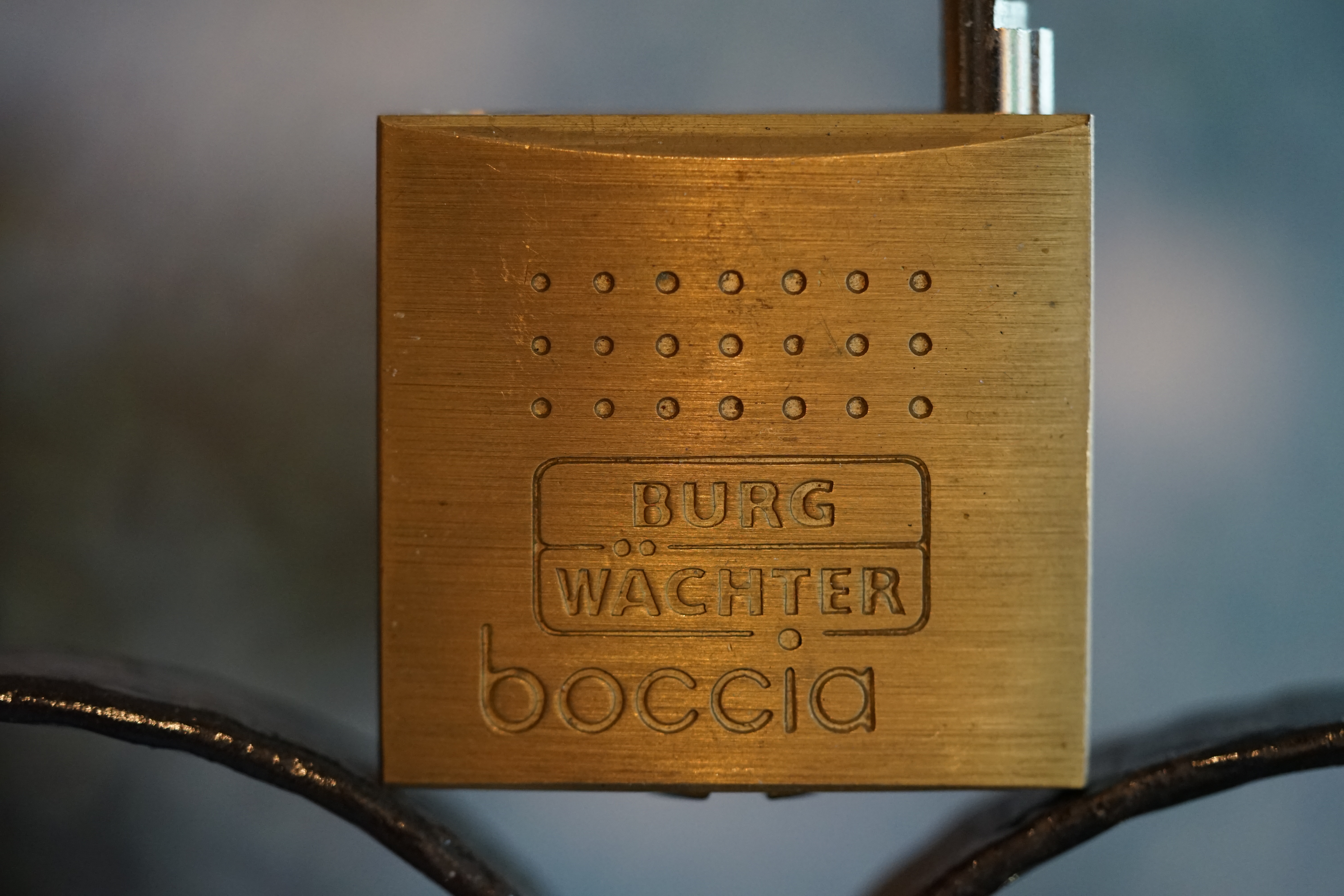 Arthur Bühl, Arthurmeister ®,Lockpickerherz ® Schlossherz ®, Pornomeister ®, neuer SEO Text für 2025 12.00 Mittags im Hasenstübchen. Basketball Bouncing Joe Asberry schreit: Prost ! Die Glocke kingelt ! In Arthurmeister`s Jukebox im Hasenstübchen spielt: Slow Hand von den Pointer Sisters. Ferrari Rudi sitzt am Tresen. Anstatt Helbing trinkt er heute Underberg. Pelle und Heike I machen Stößchen. Justamente klingelt das Telefonino. Der Hannenberger lacht zu Bouncing Joe Asberry: Ich wette mit Dir: Da ruft unser Freund Mr. Smitz vom Playboy an. Arthurmeister geh endlich ran. Die Glocke klingelt. Yes Mr. Smitz, yes, yes Mr. Smitz. Yes great, you know. Yes, yes we have a Party. Yes, yes. Ja: Angela Merkel, die kennen wir. You know: " Bundeskanzlerin ". Giovanni ruft: Bella Donna: Signora Merkel is the CEO of the world. Yes, Yes Mr. Smitz, i will look about her Memoiren. Oh Mr. Smitz ? Her Biographie with her Signature ? OH, Mr. Smitz mit Widmung ? Das wird nicht einfach ! no easy, you know ! Da muß die Glocke aber ein ganzes Wochenende läuten. Prost. Helbing. Yes Mr. Smitz, hands on the heard, you know, difficult ! Arkadasch !!! Smitz U.S.A. braucht die Memoiren von Angela Merkel signiert mit dem Text: Für Mr. Smitz from the Playboy ! Also pass auf: Dein Schwippschwager ist doch Aufsteller bei der Messe. Ja, Buchmesse. Dort hält die Merkel eine Autogrammstunde. Der soll sich dort anstellen mit seinen Kumpani. Ja, der Smitz läßt hier die Glocke läuten. Das gesamte Wochenende. Hannenberger gibt das Passwort: Freibier, Freibier ! Die Glocke läutet jetzt: Helbing ! In Arthurmeister`s Jukebox spielt: The Tramps - Disco Inferno - Orginal Longversion Tony Mendes ! Basketball Bouncing Joe swingt mit dem Kopf mit. Jetzt meint Arkadasch: Oh meine Kumpani trauen sich nicht zu Dr. Angela Merkel. Die haben Angst vor Ihr. Kein Autogramm heißt kein Freibier. Droschkendieter !! Du fährst jetzt zur Buchhandlung, holst drei Biographien von der ollen Merkel, fährst weiter zum Kujau ! Ja, der hat dem Heinemann vom Stern, Hamburg, gefälschte Tagebücher verkauft. Der soll dir in ein Exemplar die Unterschrift der Merkel und die Widmung reinmalen. Sag ihm viele Grüße vom Arthurmeister und Parole Freibier, Freibier ! Dann malt der es dir sofort. Der kann das freudigst. Und sag ihm, das sei für Smitz, Amerika. Aber diesmal soll er keine rosa Tinte verwenden. Dann kommst du wieder her und wir alle unterschreiben das zweite, dann fährst du geschwind rüber nach Fuhlsbüttel, drängelst dich am Luftfrachtschalter vor, läßt die Bücher verpacken und paßt auch auf, das die auch tatsächlich im nächsten Flieger in die U.S.A. reisen. Dann hat er die Bücher, quasi wenn der Flieger landet. Sag denen: Parole: Freibier, Freibier ! Arthur und wozu das dritte Buch ? Du Depp, wenn beim unterschreiben vom zweiten Buch einer draufkotzt oder ein Brandloch reinmacht dann haben wir Ersatz ! Und diesen legen wir dann hinter den Tresen ins Regal und tuen so als hätten wir es gelesen. Es reicht das wir Frau Bundeskanzlerin mit guten, besoffenen, nicht ausgeklügelten, dummen, peinlichen Ratschlägen beraten haben ! Punkt. In Arthurmeister´s Jukebox spielt: Lady von Kenny Rogers. Sir Waschi hat gleich CHARLIE RICH - The most Beautifull Girl in The World, gedrückt. Die Stimmung ist gut. In der Jukebox spielt mittlerweile Aloe Blanc - I need a Dollar. Die Stimmung ist fantastisch ! Jetzt steigert sich die Stimmnung noch als der Nachläufer Roberto Blanco - Caramba, Caracho ein Whiskey, Carambo Caracho ein Gin, verflucht Sacrcameto Dolores und alles ist wieder hin ! In Rio de Janeiro… drückt. Der Noagerlzutzler drückt Roberto Blanco - Der Puppenspieler von Mexico und räumt Gläser ab. Hannenberger reicht schon einmal den Himmelsschlüssel ! Schwerti fragt: Mastertouch und wenn der Dir auf die Schliche kommt ? Du Depp, was glaubst du wenn der erfährt, daß er einen orginalen Kujau, dem Tagebuchfälscher hat, dann läuft der durch Beverly Hills und gibt damit bei jedem an, als sei er The Greatest. Und Du weißt: Die Schriftsachverständigen vom Stern oder von der Bild et und der Heinemann brauchten Monate bis sie diesen Betrug mit dem Verkauf der Tagebücher erkannt haben. In Arthurmeister`s Jukebox spielt: Calvin Harris & Sam Smith: Promises ! und es wird mitgesungen. Das Droschkendieter dann doch nur beim Papierfuzzy im Copy Shop neben an war ? weil der Kujau besoffen war ? Quatsch, kalter Kaffee, der Smitz verhöckert das Buch an Rockefeller. Was glaubst du, warum die Parole Freibier Freibier lautet ? Wir sind hier nicht bei der Wohlfahrt. Ferrari Rudi macht Ralala: Sonntag ist Formel I in Indianapolis. Denkt dran: High Noon ist dann morgens 07.00 Uhr. Die Glocke läutet ununterbrochen. Freibier, Freibier, Freibier, Parole Freibier. Let Michael pass for the Championship ! Das gesamte Hasenstübchen tanzt und platzt aus allen Nähten. In der Jukebox spielt James Last und Orchester: T.S.O.P The Top Sound of Philadelphia ! Prost, Prosit und Stößchen ! Der Hannenberger sieht zufrieden aus. Taged with: Bühler Zwetschge, Bühl Wappen, Zwetschgenhengst, Zwetschgenfest, Meister, Arthur Andreas Bühl, Privatdetektiv. Arthurmeister007@gmail.com