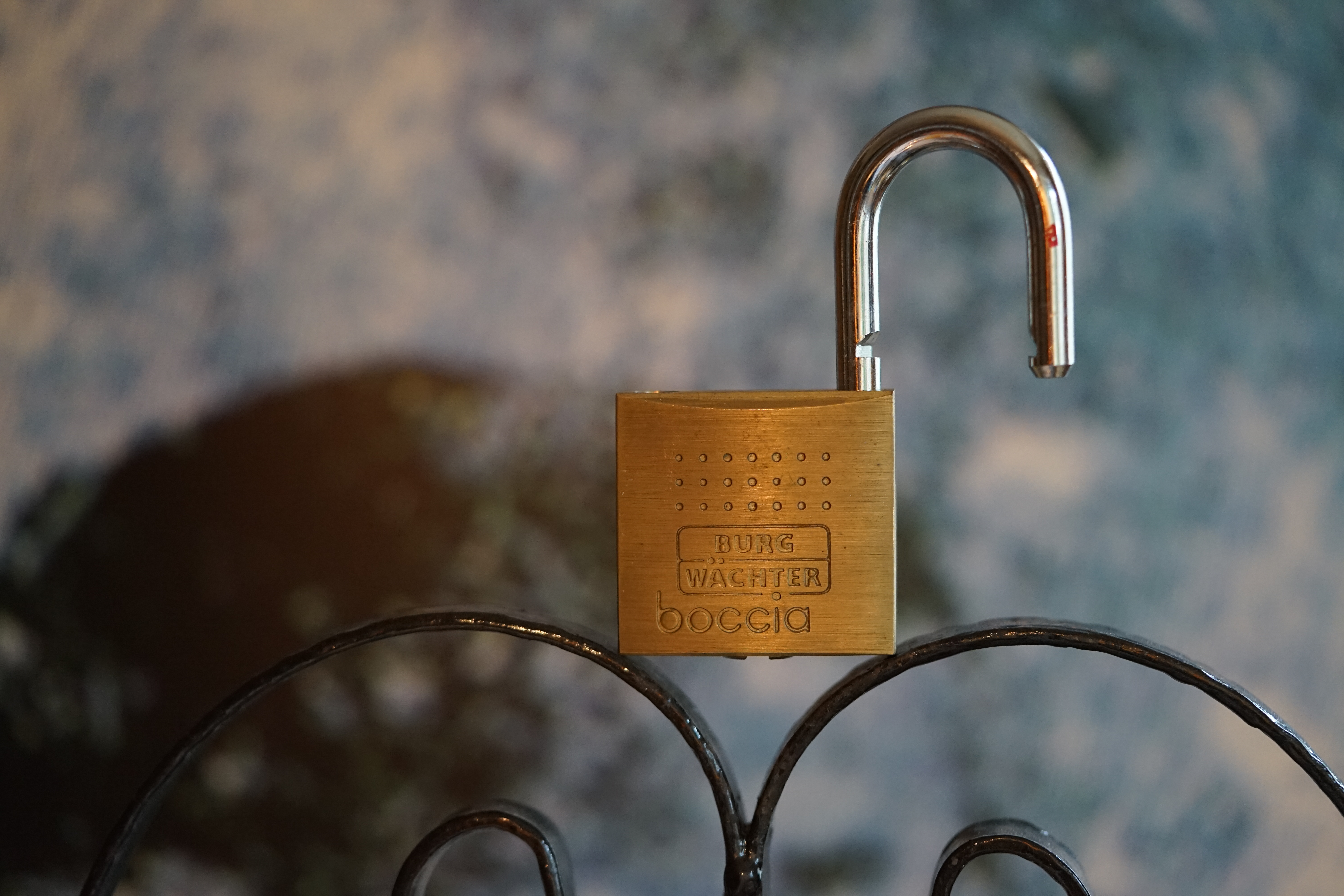 Mr. Smitz Hilfe für Leporello.us 𝔄𝔯𝔱𝔥𝔲𝔯 𝔅ü𝔥𝔩, 𝔄𝔯𝔱𝔥𝔲𝔯𝔪𝔢𝔦𝔰𝔱𝔢𝔯® HELLO Mr. Smitz, yes i am fine and the Stammtisch and the Counter is also fine too ! Der Nachläufer schreit vom Tresen: wieder der Ami oder watt ? WHAT Mr. Smitz you are not in good condition`s. Oh, Mr. Smith i`am sorry about this. What, your Leporello.us System is not running ? Yes, yes, OH, yes, Good, yes, yes the Spaghetticodler. Yes, i know. Computer, yes i know. Our Spaghetticodler, der amiga pc sit on the Counter and drink Helbing. Arthurmeister`Jukebox by You Tube im Hasenstübchen plays: Let`get it on, do you know Marvin Gay ? Oh, Arkadasch drinking today no Helbing ? No, he drinks GabiKo. Arthurmeister ? what ist GabiKo, i never hear from this. This is ganz billiger Korn, you Know. Like you Whisky ! No, Zwetschgenwater is more, more, better ! Heike IV cries from the counter: Alimente, not Alimentari, Giovanni. You know. The Scholischek is dancing. Yes, Yes, Mr. Smitz. Why Scholischek and Arkadasch dancing ? They hear from the old Rock-Ola Cem Karaca & die Kanaken. Mein " Deutscher Freund ", you know Mr. Smitz. Yes i will give them some Helbing. No, no, Mr. Smitz, for your Problem with the Spaghetti Codler you take my E - Mail Binärbomber@Binärbomber.de. The Jukebox play now Joy Flemming. Half-Breed. No, no Mr. Smitz, you are dumm. The Seo for this week is: Arthur Bühl, Made in Germany, born 1961, Detektiv aus Leidenschaft, die Leiden schaft. You get it ? Know i mußt helping on the Stammtisch for Lockpicking, a fucking ABUS Padlock. Tschüssing ! I say Ende for Telefon speaking und touch nothing that you can not pay ! Verzwetschget mit: ♥ Vokuhila, Friseur ♥ Schwäbischer Hengst, Zwetschgen Heini, Bühl er, Zwetschge, Google Earth, Mittelpunkt der Welt, Martinameisterin, Cartomanze, Scholischek, " HIGH NOON ! ". ♥ Parole Emil ! Verschlagwortet mit: Arthur Bühl, Arthurmeister®. Die SEO - Geister.de rufen: Buhl er Zwetschge, International Lockpicking, Google Earth, Earth Song, Schwäbischer Hengst und Sympathietraeger ! Verzwetschget mit: Arthur A. Bühl, Lockpicking, Deutscher Meister, Made in Germany, born 1961, in Stuttgart, Baden - Württemberg, is picking ABUS - Padlock, am Stammtisch ♥. Arthur Buehl, Arthurmeister raucht Roth - Händle Cigaretten aus der Stadt Lahr - Bühl, Schwarzwald, Black Forest. Die Damen trinken Rotkäppchen. Stößchen ! Mr. Smitz from Beverly Hills is calling. Arthurmeister speek to Mr. Smitz from the Playboy: Sorte Schwäbischer - Hengst.de is großfruchtig und süss ♥. No, only woman has Pflaumen. Yes, I will send greetings to your friend Friede Springer from the BILD et News, Hamburg. SEO für heute: Hasenstübchen, S - Bahn, Ohlsdorf, Am Hasenberge, Stanta Fu, Friedhof ! Vokuhila ♥ Zwetschgen - Heini, Parole Emil ! Arthur ♥ Schwäbischer Hengst, Buhl, Zwetschgen Heini, Artur, Buehl er, Zwetschge, Made in Germany, Born 1961, Sympathieträger, Google Earth, Mittelpunkt der Welt, Pflaumen, Arkadasch, Datschi, ♥ Martinameisterin, Cartomanze, Scholischek, " HIGH NOON ! ", ♥ ♥ Vokuhila ♥ Parole Emil ! Mr. Smitz und Jukebox, Grafik Banner erstes Sign, ist dann bei allen anderen auch so. Änderungen können gemacht werden. ♥ 𝔄𝔯𝔱𝔥𝔲𝔯 𝔅ü𝔥𝔩, 𝔄𝔯𝔱𝔥𝔲𝔯𝔪𝔢𝔦𝔰𝔱𝔢𝔯® Arthur Andreas Bühl, Made in Germany, born 1961, ist mehrfacher Deutscher Meister im Lockpicking. In dem Magazin WIRED wird er als " Master of the Universe " betitelt. Im Hasenstübchen stellt er seinen Leporello " Der Aufmacher ", vor und telefoniert mit Mr. Smitz, Beverly Hills from the News Paper PLAYBOY, USA. No, Mr. Smitz, the E - Mail is not Parole Emil, the E - Mail is called: PAROLE E-Mail.com. Mr. Smitz is laughing ! Take the romantic move. Yes, Mr. Smitz, with every beat of your heart. You know Engelbert ? Mr. Humperdinck ! This is the favorite song from Friede Springer from the BILD et, You know ? Arthurmeister`s Jukebox, YouTube, spielt Pointer Sisters: Slow Hand. Der Noagerlzutzler, der Scholischek und Raucher am Stammtisch können keine Padlocks öffnen. Deshalb müssen diese Spitzbuben an den Tresen. Die Glocke wird geläutet. Arthurmeister brüllt " OFFEN " ! Die Jukebox spielt jetzt Ina Müller - Dörp Reggae. Arthurmeister und Joe Asberry, der alte Basketballer von der NBA, stoßen miteinander an. Stößchen ! Stößchen schreit Martinameisterin. Santa Maria ! Tante Martina ! Mittlerweile spielt in der Jukebox Engelbert: A man without love. Die Stimmung steigt. Die KI in der Jukebox, der Rock - Ola, spielt nacheinander: Joy Flemming, Ata Canani, Deutsche Freunde, natürlich auch Cem Karaca und die Kanaken, Mein deutscher Freund, Alle Menschen dieser Erde. Nina Hagen spielt African Reggae, UB 40 - spielt Kingston Town. Jan Delay ist mit Irgendwie, Irgendwo, Irgendwann, Live und die BeeGees mit How deep is your love, dabei. Eddy Holman, Hey there lonely girl, bei Pink Floyd und bei den The Doors, Riders on the Storm tanzen die Gäste. Heike I drückt Harold Melvin & the Blue Notes This love I lost. T.S.O.P. The Sound Of Philadelphia und Hildegard Knef mit - Der alte Wolf, bringen die Menge zum kochen. Pelle dröhnt: Marmor Stein und Eisen bricht. Die Affen rasen durch den Wald. Die Five Tops: Warte auf das Glück, Kenny Rogers - You decorated my life, Reinhard Fendrich - Strada del sole, Sammy Davis jr. mit Mr. Bojangles live in Germany und Teddy Pendergrass - Turn off the lights sowie Julio Iglesias mit Diana Ross - All of you, bringt die Meute weiter zum toben. Die Polizei drückt Empire of the Sun - We are the people. Helen Ready singt Angie Baby. Bei Element of Crime steigert sich die Ekstase vom Mittelpunkt der Welt über die Straßenbahn des Todes zu Am Ende denk ich immer nur an Dich. Die Love Story - Andy Williams, ABBA mit Hasta Manana, runden die Sache ab. Hannenberger schmeißt bei Roger Whittaker - Abschied ist ein scharfes Schwert, alle RAUS ! Morgen ist 11 Uhr High NOON ! Dänen lügen nicht. ♥ Verschlagwortet mit: Arthur Bühl, Arthurmeister® Arthur ♥ Schwäbischer Hengst, Buhl, Zwetschgen Heini, Artur, Buehl er, Zwetschge, Made in Germany, Born 1961, Sympathieträger, Google Earth, Mittelpunkt der Welt, Pflaumen, Arkadasch, Datschi, ♥ Martinameisterin, Cartomanze, Scholischek, " HIGH NOON ! ", ♥ ♥ Vokuhila ♥ Parole Emil ! Zwetschge Mr. Smitz III ♥ 𝔄𝔯𝔱𝔥𝔲𝔯 𝔅ü𝔥𝔩, 𝔄𝔯𝔱𝔥𝔲𝔯𝔪𝔢𝔦𝔰𝔱𝔢𝔯® Mr. Smitz from Beverly Hills, USA, from the Playboy ring`s Arthur Bühl, Arthurmeister. Arthur is in the Hasenstübchen. Arthurmeister`s Jukebox play`s: You decoratet my Life. Mr. Smitz, I am not a Zwetschgenheini. You are a Maneater, an old Pflaumenfresser and a Pflaumenkernbeisser ! No, I am auch not Mr. Pflaumen Bühl ! Drink your Whisky slowly. In Germany is 11 a.m. " High Noon " and not Bunter Nachmittag. Yes, I am the Platzhirsch in our Rabbit, Bunny House. The Rock - Ola play`s: I can´t tell you why. Pinofrank trinkt Vino. Scholischek ruft: Sag dem alten Ami die Zeit von Andretti ist abgelaufen. Und eine von Scott Speed gibt es nicht. F1 Rudi ruft: Hockenheim is better than Indianapolis ! Radio-Eriwan.de von Mr. Arthur-Buehl@Radio-Eriwan.de, ges.gesch. dröhnt " Im Prinzip ja ", die Bühl er Zwetschgen sind sehr gut und süss. Arkadasch sagt die Erikli pasta von der Oma seiner Grandma ist perfekt. Giovanni palare prugna torta from the Grand Nonna is molto molto bene. No, No, Mr. Smitz, listen: The Mamsell from the Patsch Barracks buy the Zwetschgen from the Oma by the Vaihinger Wochenmarkt. She do the Zwetschgen without your plum Rock on one hundred pices of five Meter long Cake tray. All the GI`s from the Patsch and the Kelly eat this and say: Das schmeckt gut ! Der Scholischek ruft: Bühl, du alter Zwetschgenlutscher, ich fress nur Apfelkuchen. Mr. Smitz, you know Apple Cake ? My Geheimtipp for the Datschi is the Heslacher Waldheim. And i`ll give you another Tipp where i am going: to the " Schellenhof " , you know. This Stübchen work`s " Im Dienste der Gastlichkeit ". Yes, Yes, first Schnitzel und than Obacht; care: Zwetschgenpastete ! You know ! No Mr. Smitz, i am " Im Dienste der Wahrheitsfindung " unterwegs and i drink Kaffee. Mr. Smitz, you are besoffen. Yes, the UHU is also from the Stadt Bühl, Hermannstreet. No, No, you can`t with UHU stick a Pflaume. Du Depp. Uhu is für cheeky Amerikaner`s ! And don`t forget: The Zwetschgen Rock is: Pointer Sisters " Slow Hand ". No Mr. Smitz, this Whisky is not Pflaumenschnaps - this is Zwetschgenwater ! you know ! No, No, not like Helbing. Yes i know Amazon. No, they have no fresch Zwetschen for make Whisky. NO, No, bei Bühl is ab 21 Pflicht duty, You know ! Arthurmeister s Jukebox by You Tube play: The End of the World ! No, Giovanni, this Song ist not from Michael Jackson. It is from Skeeter Davis. Mr. Smitz, now is genug with the Gelaber. Yes I send you via Air Force from the Patsch Zwetschgen. They are called like a Spitz Name, you know Nickname of me: Schwäbischer Hengst ! No, only Woman has Pflaumen. The Rock - Ola play: Julio und Diana. " All of you !" So Mr. Smitz, now is Fofftein. Yes i make greetings for Friede Springer from the BILD et. Yes, Yes ! Arthurmeister`s Jukebox plays Pendergrass: Turn Off the Lights ! Asberry say: Tschüssing ! Vinofrank trinkt jetzt Helbing ! Die Glocke läutet ! Parole Emil, Sorte Schwäbischer Hengst !! Arthur-Buehl@Radio-Erwian.de, www.Radio-Eriwan.de is performed by the Performancekünstler Arthurmeister@Arthurmeister.de for the www.leporello.us, Mr.Smitz@Leporello.us SEO für heute: Arthur Bühl, Arthurmeister® Arthur ♥ Schwäbischer Hengst, Heini, Zwetschgen Hengst, Buhl, Artur, Buehl er, Zwetschge, Made in Germany, Born 1961, Sympathieträger, Google Earth, Mittelpunkt der Welt, Pflaumen, Arkadasch, Datschi, ♥ Martinameisterin, Cartomanze, Scholischek, " HIGH NOON ! ", ♥ ♥ Vokuhila, Friseur ♥ Parole Emil ! Mr. Smitz NEU My Friend Harvey Mr. Smitz calls Arthurmeister in the Hasenstübchen, the Rabbit Hall und Bunny House. Yes Mr. Smitz, yes, yes really ? your Friend Harvey the Bunny want`s to komm in the Hasenstübchen ?! Ey Arkadasch, Noagerlzutzler, ey Heike II und Nachläufer, ey Strigoy du alter Aufsitzer, Mr. Smitz ist asking, if he can bring his Bunny Harvey with him into the Hasenstübchen ? All the Trinker call laut: Friend Harvey ? really, it is no Problem. Our Bunny House ist eh schon ein Irrenhaus, you know a Madhouse. We can pick your Friend Harvey. Yes, Yes ! Der Objektleiter Hannenberger läßt für Mr. Smitz die Glocke läuten ! In Arthurmeister s Jukebox by You Tube spielt Pointer Sisters: " SLOW HAND ". Mr. Smitz, it is time for your Medication now. The Rock Ola play Umberto Tozzi, yo Caminare. Yes, yes, Mr. Smitz, yes I know, yes, yes ! Oh, so amusing. Greetings to the Bunny in Beverly Hills from your Playboy, Yes, Yes, Mr. Smitz: Mrs. Friede Springer from the New`s Paper BILD et is happy. Maybe she will come with her Harvey to the Rabbit Hall, you know ! Hannenberger läutet die Glocke: Helbing und Rotkäppchen. Yes, yes Mr. Smitz, Driver Dieter takes you and your Bunny Harvey from Fuhlsbüttel. Tschüssing, i`ll greating the Detektiv`s. Yes Mr. Smitz, yes, the SEO for today is: Schwäbischer Hengst, Käppchen, you know Black Forrest and the Patsch Barracks, Stammtisch, American Lock, offen, Öffnung ohne Schlüssel. 𝐕𝐞𝐫𝐬𝐜𝐡𝐥𝐚𝐠𝐰𝐨𝐫𝐭𝐞𝐭 𝐦𝐢𝐭: 𝐀𝐫𝐭𝐡𝐮𝐫 𝐁ü𝐡𝐥, 𝐭𝐡𝐞 𝐃𝐮𝐭𝐬𝐜𝐡 𝐨𝐩𝐞𝐧 𝐋𝐨𝐜𝐤𝐩𝐢𝐜𝐤𝐢𝐧𝐠 𝐂𝐡𝐚𝐦𝐩𝐢𝐨𝐧 ! 𝐅𝐫𝐨𝐦 𝐖𝐈𝐑𝐄𝐃. Ö𝐅𝐅𝐍𝐔𝐍𝐆 𝐎𝐇𝐍𝐄 𝐒𝐂𝐇𝐋Ü𝐒𝐒𝐄𝐋, 𝐋𝐢𝐧𝐤𝐞𝐝𝐢𝐧, 𝐓𝐰𝐢𝐭𝐭𝐞𝐫 𝐗. 𝐋𝐞𝐠𝐨 𝐁𝐢𝐥𝐥𝐮𝐧𝐝 𝐋𝐞𝐠𝐨𝐥𝐚𝐧𝐝