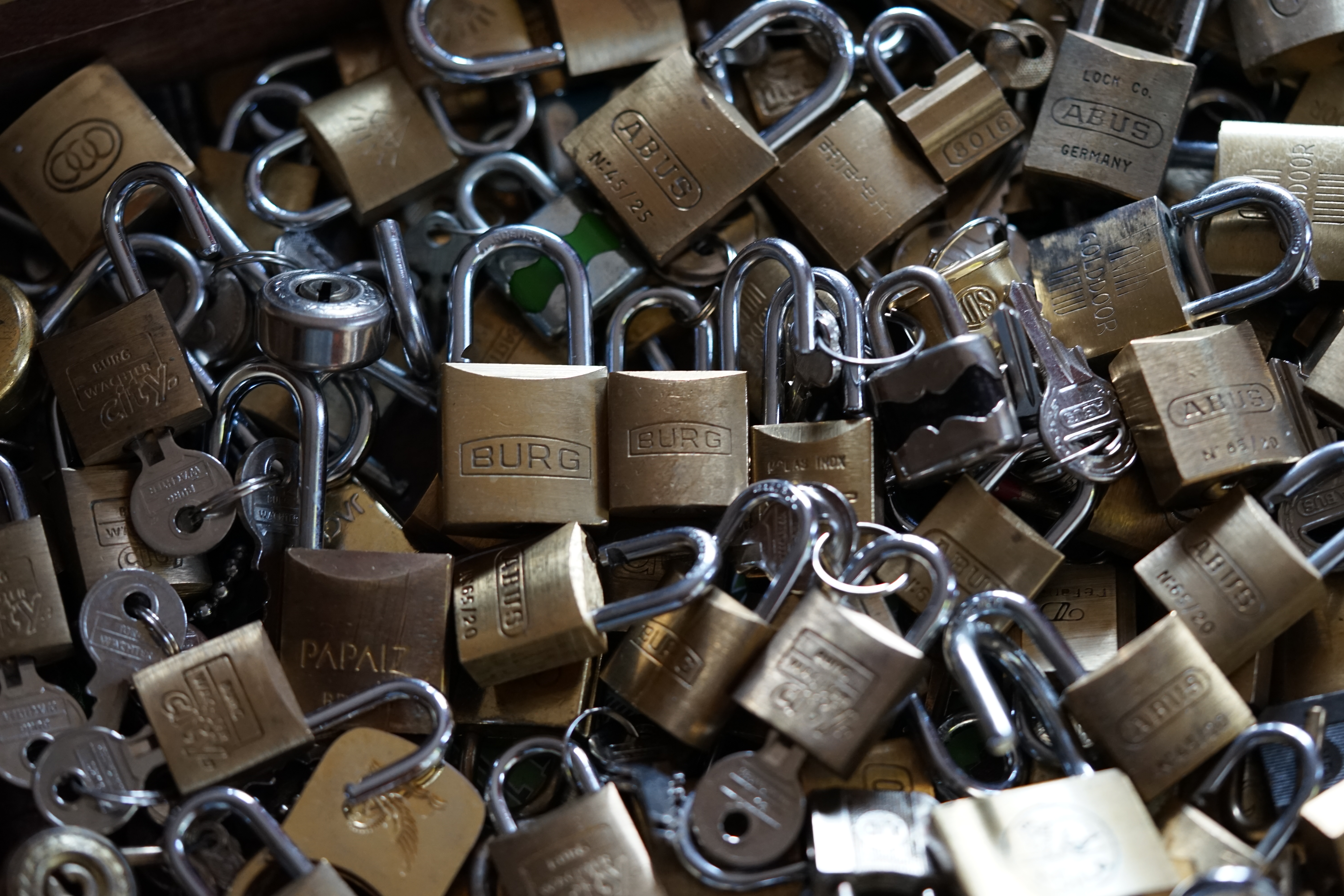 ♥ 𝔄𝔯𝔱𝔥𝔲𝔯 𝔅ü𝔥𝔩, 𝔄𝔯𝔱𝔥𝔲𝔯𝔪𝔢𝔦𝔰𝔱𝔢𝔯® Bühl, Arthur, Jahrgang 1961, Made in Germany, Detektiv or Private Investigator how Mr. Smitz from the PLAYBOY, Beverly Hills, say`s. Yes Mr. Smitz i will send you the Photo Arthurmeister`s F1, Jacket for your LeporelloUS. to your E - Mail Mr.Smitz@Mr.Smitz.us. Ok, Mr. Smitz. Mr. Smitz do you know what Google Earth is ? Take BÜHL Arthur, only by Google Earth, you know ? have done it ? Yes Google will show you my Panel superfast. Cool, Arthurmeister, cool. Yes Mr. Smitz, this can i do for you too ! Yes with SEO. Yes, yes, i have Arkadasch erklärt, sein Erikli pasta is not so genial. Der beste Zwetschgenkuchen, you know plum tart, is from the Stadt Bühl. Not laughing in the USA. Bühl is a City like my Name. And the People in this City called it: Zwetschgendatschi ! you know. This is the world best plumcake. Yes Datschi ! Yes, Stadt Bühl is near Baden - Baden, the Casino, you know ! Yes. Baden-Württemberg. You must know there is since 1927 the traditionell Zwetschgenfest. And there ist the Zwetschgenkönigin ! Mr. Smitz, my Ur Ur Ur Ur Grandfather is born in Bühl. My Great Grand Grand Mother where also born in the town Bühl. Their profession was Zwetschgenpicker. Not Lockpicker, Zwetschgen / Plum Picker. And Rüttler. Oh, really ! Yes, Yes. And since this time the name of the family Bühl from the Stadt Bühl is: Yes you know - Buehl. Yes i will give Greetings from you to Mrs. Friede Springer from the Newspaper BILD et. Yes, the Elbphilharmonie is in Betrieb. OH, Mr. Smitz, greeting´s to you from Joe Asbbery, NBA, you know. Tomorrow we will meet us in the Hasenstübchen, our Rabbit Hall. For Lockpicking und Beer. Call you. Parole Emil ! Not E-Mail. Provided by www.Arthur-Bühl.de and www.Arthurmeister.de 𝔄𝔯𝔱𝔥𝔲𝔯 𝔅ü𝔥𝔩, 𝔄𝔯𝔱𝔥𝔲𝔯𝔪𝔢𝔦𝔰𝔱𝔢𝔯 ® JOE ASBERRY Hey Joe " Asberry ", ruft F 1 Rudi vom Tresen, Prost und Stößchen ruft Heike III zum Stammtisch. Die Jukebox spielt in voller Lautstärke Mr. Bojangles. Arthurmeister, der Sympathieträger hat bay the way mit einem ABUS Padlock Joe`s Michael Air Jordan`s Basketball bag gesichert ! Auch der Michael Jordan mußte hier im Hasenstübchen das Basketball bouncing Verbot akzeptieren. Formel 1 Rudi schreit: Bouncing darf und kann hier nur ein Michael Schumacher. Die Cartomanze meint, ein Ralf Schumacher auch ! Prost Weizen, Stößchen, Käppchen, ASBERRY !!! Die Jukebox by Youtube spielt " Slow Hand ". Joe, du rascal belehre uns nicht schon wieder. Wir sind hier in der Rabbit Hall and smoking is good for your drunken head. Prosit, Cheer`s, Salute, Gin Gin, altüst, sante` und Viva ! Hoch die Tassen ! Am Tresen läutet die Glocke. Der Rotamint der blinkt. Drei Tage war der JOE krank, jetzt trinkt und raucht er wieder. Gott sei Dank ! Verschlagwortet mit: Arthur Bühl, Detektiv, the dutch open Lockpicking Champion ! From WIRED. ÖFFNUNG OHNE SCHLÜSSEL, Linkedin Joe Asberry, NBA, Twitter X. Basket Ball Bouncing Verbot, Arthurmeister, Raucher, Roth - Händle, Stadt Lahr - Bühl, Schwarzwald, Black Forest, Rötkäppchen you know Mr. Smitz, Sorte Schwäbischerhengst de is großfruchtig und süss wie UHU. Buhl er Zwetschge. No, only woman has Pflaumen ♥ Wappen Arthur Andreas Bühl, Flagge ! Wilhelm Busch ♥ 𝔄𝔯𝔱𝔥𝔲𝔯 𝔅ü𝔥𝔩, 𝔄𝔯𝔱𝔥𝔲𝔯𝔪𝔢𝔦𝔰𝔱𝔢𝔯 ® High Noon, elevener Clock, Hasenstübchen, HAM. In der Jukebox spielt: Pointer Sisters - Slow Hand, und der Tresen grölt, Arthurmeister with the Mastertouch. A Lover whit the Easy Touch ! Nochmals " Asberry " ! Hier herrscht Basketball Bouncing Verbot ! Wir sind hier nicht bei der NBA und du wirfst keinen Korb ! Du triffst den Korb ja nicht einmal. Am Tresen läutet die Glocke: Helbing und Stößchen ! Hey Pony ! Heike V drückt in Arthurmeister`s Jukebox: Die Affen rasen durch den Wald. Arthurmeister ruft: Parole Emil. Formula One Rudi grölt: Bouncing Verbot ! Asberry hat Bouncing Verbot ! Weizen ! Joe fragt Arthurmeister: Arthur my Friend, i need for my Basketball Friens from the NBA a instruction of Lockpicking. Arthur lacht: only wenn Michael Air Jordan und Michael Schuhmacher mitmachen. Pelle schreit vom Tresen: Schuhmacher ist ein Kannister Kopf. Pino kann ihn gerade noch daran hindern Marmor Stein und Eisen bricht zu drücken. Joe wünscht sich: Teddy Pendergrass - Turn Off the Lights… Ja Joe, es ist möglich eine solche Schulung auszurichten. Hierzu muß ich bei der Firma Amazon Lockpicking Set`s und Lockpicking Zubehör wie weitere Hook`s, Snakes, Rake`s und Tension Wrenches besorgen. Vorführmaterialien wie cut away Zylinder und Übungsschlösser habe ich parat. Ich zeige den E - Pick, und führe dir die Pick - Gun vor. 1 Schuss. Du verstehst. Prost ! Weizen, Stößchen`s, und Helbing für alle. Asberry und Bühl umarmen sich ! Sympathieträger halt ! In der Jukebox spielt: Element of Crime - Mittelpunkt der Welt… See You tomorrow, wir besprechen alles weitere wie: How to pick a Car. Verschlagwortet mit: Arthur Bühl, Arthurmeister® Arthur ♥ Schwäbischer Hengst, Buhl, Zwetschgen Heini, Arthur Bühl Wappen, Fahne, Buehl er Zwetschge, Made in Germany, Born 1961, Sympathieträger, Google Earth, Mittelpunkt der Welt, Pflaumen, Arkadasch, Datschi, ♥ Martinameisterin, Cartomanze, Scholischek, " HIGH NOON ! ", ♥ Vokuhila ♥ Parole Emil ! 𝔄𝔯𝔱𝔥𝔲𝔯 𝔅ü𝔥𝔩, 𝔄𝔯𝔱𝔥𝔲𝔯𝔪𝔢𝔦𝔰𝔱𝔢𝔯 ® Next Day: High Noon at 11 fer Clock: Joe Asberry der alte NBA Bouncer betritt das Hasenstübchen, ( HAM ) his Rabbit Hall ! In Arthurmeister`s Jukebox spielt: Nein nicht Hey Joe, sondern Aloe Blacc - I Need a Dollar ! Arthur Bühl spricht: gerade habe ich mit Mr. Smitz telefoniert. Joe: Smith ist ein Sammelbegriff wie Meier. Mr. Smitz you know, he is the CEO of the Magazin Playboy - Beverly Hills. Ja und der ist mein Freund. Den kenne ich über die BILD et. We have a Telefon call. Der Mr. Smitz hat dann den Mr. Jeff Bezon, ja du weißt schon, den vom Amazon Lieferservice angerufen. Er hat ihm erklärt daß ich mit dem NBA Bouncer Joe Asberry in Sachen Lockpicking einen Workshop machen möchte. Die Glocke läutet: Weizen, Helbing und Pony`s ! F 1 Rudi schreit am Tresen: Joe, laß dir lieber erklären wie du Scott Speed das laufen beibringst. Am Tresen wird es lauter: Minardi, Minardi, wir gewinnen nie ! Scott Speed, der Name geht im Gelächter unter. Pelle schreit: der Schuhmacher ist ein Kanister Kopf. Arthurmeister meint: let Michael pass for the Champions Chip ! Arthurmeister`s Jukebox spielt exclusive für Joe: Sammy Davis jr. - Mr. Bojangles ! Also Joe, der Smitz hat beim Bezos von Amazon angerufen, wir wollen einen Lockpicking Practical Kurs meistern. Der Bezos ist dann ins Amazon Head Quarter gefahren. Nein, nicht im Uber. F 1 Rudi schreit: Der Bezos fährt Ferrari. Scholischek meint: Maybach ! Also Joe, der schaut jetzt im Amazon Lager wie viele Lockpicking Tools und Jigglers er hat. Auch Pickset`s. Er sieht auch nach wie viele HPC, 2000 er Hook`s er hat. Lockpicker Beginner Sets von Majestic und Starter Sets von Mr. Peterson sagt er, hat er Massenweise auf Lager. Arkadasch sagt, sein Schwippschwager vom Neff Cousin und dessen Freund in Berlin - Kreuzberg könnten auch solche Pick Werkzeuge und Spanner herstellen. Die haben genug Schwarz Arbeiter. Die Sympathieträger Bühl und Asberry prosten sich genüsslich zu. Weizen ! Die Cartomanze die alte Kartenlegerin meint sie könne auch spooxe anrufen. Der Noagerlzutzler meint: Ihr Deppen, auf Berlin mußt du jahrelang warten. Heike IV ruft Stößchen ! Der Pino Frank lallt: Die Rautenfotzen bleiben für immer in der zweiten Liga. Joe ich bin mir sicher der hat auch Master bzw. Meister Lock`s. Die sind für eine Testrunde gut. Ja, die Dinger heißen Master Padlock ! OPEN ! Beer ! Nicht zu verwechseln mit Medeco ! Arthur läßt in der Jukebox im Bunny Hall TSOP spielen. The top Sound of Philladelphia ! Prost, Stößchen ! Pelle läutet auch die Glocke: Prost, Stößchen`s, Pony`s ! Dafür darf er auch für einen Heiermann: Heino - Caramba, Caracho ein Whisky drücken. Ja, Joe, aber kein Bouncing ! Der läßt die Sachen via Airforce Seattle to HAM liefern. Du weißt wie schnell Amazon liefert ! Sir Washi meint: Amazon sei so schnell wie Scott Speed. Alle lachen: Wenn er nicht wieder in die Mauer fährt ! Verschlagwortet mit: Arthur Bühl, Arthurmeister® Arthur ♥ Schwäbischer Hengst, Buhl, Zwetschgen Heini, Arthur Bühl, Wappen, FLagger, Buehl er Zwetschge, Made in Germany, Born 1961, Sympathieträger, Google Earth, Mittelpunkt der Welt, Pflaumen, Arkadasch, Datschi, ♥ Martinameisterin, Cartomanze, Scholischek, " HIGH NOON ! ", ♥ Vokuhila ♥ Parole Emil ! ! 𝔄𝔯𝔱𝔥𝔲𝔯 𝔅ü𝔥𝔩, 𝔄𝔯𝔱𝔥𝔲𝔯𝔪𝔢𝔦𝔰𝔱𝔢𝔯 ® 11.30 High Noon im Hasenstübchen. Der Hannenberger hat die Frikadellen fertig. Senf kommt aus dem Glas. In Arthurmeister`s Jukebox spielt: Santana - Fleur da Luna. Am Stammtisch diskutieren Bühl und Asberry über Lockpicking und Präsentationen: Arthurmeister erhält einen Anruf über die 007. OH, Mr. Smitz, nice to hear you from Beverly Hill`s. OH, What ! The Airplane from Jeff Bezos, Amazon is on HAM landed ! YES, Mr. Smitz, nice to hear this Song. Slowly Arthurmeister: There is a little Problem with the Custom. Mr. Smitz ! this is not really a Problem. HAM is four Minutes from the Hasenstübchen away. I will send Taxi - Dieter. He knows there a Hintereingang, a Backdoor, you know ! I call you back. Yes, yes, Außer Regen nicht viel gewesen. Greetings to Mr. Bezos. Tell him thank you for the Support. From Stammtisch too. Arthurmeister`s Jukebox spielt: Rucki - Zucki ! Die Frikadellen vom Hannenberger schmecken jetzt auch ohne Senf. Prost, Stößchen, Weizen, Helbing und für den Noagerlzutzler ein frisches vom Faß. Die Jukebox spielt: Die Five Tops - Warte auf das Glück ! 2 Stößchen später kommt Taxi Dieter zurück in den Bunny Hall ! Oh, OH, der Zoll, eH ! Als die mich gesehen haben war der Fisch geschuppt. Die haben mir beim Einladen geholfen. 5 Pakete a`50 Kilo ! Eine viertel Tonne. Ich durfte auch den Zoll zum Lockpicking Event einladen. Tragen helfen !! Stößchen, Pony, nö, heute Käppchen ! Die Jukebox spielt: Element of Crime - Am Ende denk ich immer nur an dich ! Mr. Smitz ! you are the best ! Greetings to all Smith in the USA. Yes, Yes, Mr. Smitz, Yes. I make greetings to Friede Springer from the BILD et; Ronzheimer too. Yes, Yes, und greetings for Mrs. Quandt. If Bezos will, i can show him on the Lockpicking Demonstration how easy he can pick a BMW whit a Key Blank. Yes, Yes, Mr. Smitz ! 3 Seconds ! OFFEN, OPEN, APERTO ! schreit Giovanni und will Chianti. Bei Fiat und Ferrari Modellen ist es so ähnlich. Bei manchen brauchst du aber ein polito, ja, Nagelfeile. Prost Chianti. Yes Mr. Smitz, die Ring bell`s, Hells Bells, die Glocke klingelt, you know ! We call in time. F 1 Rudi schreit: Hülkenberg ! Giovanni schreit: Giacomo Agostini ! Joe schreit: Scott Speed ! Arthurmeister`s Jukebox spielt: The Pointer Sisters - SLOW HAND, Arthurmeister the lover with the Mastertouch ! Arkadasch bekommt von Bühl Raki ericli Plum, Sorte Schwäbischer Hengst ! Prost Zwetschgenkönigin ! In der Vitrine von Arthur Andreas Bühl, Arthurmeister sind Schlösser, Padlocks, von ABUS, Master, BKS, CES, DOM, EVVA, Assa Abloy, Z Ikon, Kaba, Keso, ASSA, Winkhaus, Wilka, Trelock, Schmelting, Bode Panzer, Ancor Las, Drumm Geminy, Xylock, SEA, Medeco, Mul-T-Lock, Cut away, ABUS Granit, Pfaffenhain, E*S, ESS, Nemef, BAB, Babelsberg, Stasi, Diskus, WMF, Tesa, Vachette, Cisa, Wally, Rielda, Mottura, Viro, FAI, GeGe, Fichet, Bode Panzer, Tresor, Bramah, Protector, Braun`s Patent, Walomatus, Arolds, Combination Lock, Yale, Master, American Lock, Tubular, China, Indien, Aligarh, Nepal, Thailand, Zahlenschlösser, Himmelsschlüssel und noch vieles mehr, vorhanden. Alle Schliesszylinder sind Übungsmaterial für das Lockpicking. Schlagschlüssel sind auch dabei. Das Trabbi Tool, Stasi, natürlich auch. Das Wappen Arthur Andreas Bühl ist angebracht ! Die Flagge weht im Hasenstübchen. KI Satz zum Einfügen: Notiz: Alle SEO Texte wurden mittels einer ♥ KI ( Künstliche Intelligenz ) der Firma Doublebrain ®, ( ges. gesch. DPMA, Berlin, Reg.-Nr. 302022224017 ) ( Die E - Mail lautet: Doppelhirn@Doublebrain.de ) und doppeltem Helbing aus dem Leporello: 𝔄𝔯𝔱𝔥𝔲𝔯 𝔅ü𝔥𝔩, 𝔄𝔯𝔱𝔥𝔲𝔯𝔪𝔢𝔦𝔰𝔱𝔢𝔯® Herr Arthur Bühl, kritischer Privatdetektiv aus der Hansestadt Hamburg, bereitet sich auf ein Interview mit der BILD et vor. Bei Babsi und Gina in Fuhlsbüttel wird ihm zuvor der Vokuhila geschnitten. Herr Arthur Bühl wurde schon in der BILD et als " Herr der Schlösser " beschrieben. " Ein bisschen Ruhe bitte " schreibt Jan Freitag von der TAZ. Er erwähnt auch eine Mustertür by Wendt. Es wird darin herumgeprökelt. Selbst Arthur Bühl, der weltbeste aus dem Lockpicker Mekka Hamburg, betreibt pures Understatement, weil er sein Schloss in nur 20 Sekunden " geknackt " hat. Charles Graeber von der Wired.com beschreibt in seinem Artikel Master Lock - Pickers do bottle Arthur Bühl " The Master of the Universe ", Arthur Bühl a private Detective of Germany open locks. Bühl`s Fabio - the - Barbarian Look stands out. He wins the Dutch Open and is now Master of the Universe. The people cry: " Arthurmeister ! booms Arthurmeister ". Mark Webber Tobias, the Author of Locks, Safes, and Security, a Police Reverence, say: Arthurmeister, that ist beautyful. " Open ! " sagt Arthurmeister ", offen ist gut, schneller offen ist besser ". " Beer !" Arthurmeister booms back and a new Champion is born. Die Welt berichtet: " Die Kunst, Schlösser ohne Schlüssel zu öffnen ". Vereinsmitbegründer und Vizepräsident Arthur Bühl trägt seine Leidenschaft schon auf der Krawatte. Sie ist rot mit gelben Schlüsseln drauf. Intern wird er ehrfürchtig " Meister Arthur " gerufen. Er hat es zum siebenfachen Deutschen Meister in verschiedenen Disziplinen geschafft. Er pickt seit der Kindheit. Sein erstes Trainingsobjekt war sein Spardosenschloss - Ein klassischer Einstieg… . Die Slate berichtet über Arthur Bühl als Lockpicking Legend. Es gibt einen Artikel Tool for Picking and Decoding by Stasi, CCC, Vortrag Berlin. Amateur Hour berichtet: Arthurmeister has " The Master Touch ". Bei den Kaba Day `s im Europa Park Rust schreibt die Pressebox: auf großes Interesse der Teilnehmer stieß auch die praktische Vorführung von Steffen Wernéry und Arthur Bühl, die gängige mechanische Schließzylinder ohne Schlüssel zerstörungsfrei öffnen. Meist in Sekundenschnelle. Auch die Chemnitzer Zeitung " Freie Presse " hat über das Lockpicking und Arthur Andreas Bühl alias Arthurmeister berichtet. Dwight Perry schreibt: Arthur Bühl has good hands ! In der Philalocksmith wird Arthur Bühl auch als Lockpicking Legend betitelt. Es gibt auch einen Beitrag, 360 Meridianos. In der Datenschleuder, CCC, wurde über ihn als Sympathieträger berichtet. Veröffentlicht unter Linkedin, Xing, Google Panel, Twitter X. In der Vitrine von Arthur Andreas Bühl, Arthurmeister® sind Schlösser, Padlocks, von ABUS, BKS, CES, DOM, EVVA, Assa Abloy, Z Ikon, Kaba, Keso, ASSA, Winkhaus, Wilka, Trelock, Schmelting, Bode Panzer, Ancor Las, Drumm Geminy, Xylock, SEA, Medeco, Mul-T-Lock, Cut away, ABUS Granit, Pfaffenhain, E*S, ESS, Nemef, BAB, Babelsberg, Stasi, Diskus, WMF, Tesa, Noch, Vachette, Cisa, Wally, Rielda, Mottura, Viro, FAI, GeGe, Fichet, Bode Panzer, Tresor, Bramah, Protector, Braun`s Patent, Walomatus, Arolds, Combination Lock, Yale, Master, American Lock, Tubular, China, Indien, Aligarh, Nepal, Thailand, Zahlenschlösser, Himmelsschlüssel und noch vieles mehr, vorhanden. Alle Schliesszylinder sind Übungsmaterial für das Lockpicking. Schlagschlüssel und so vieles mehr, sind auch dabei. Auch der Sputnik. Verschlagwortet mit: ♥ Vokuhila, Friseur ♥ Schwäbischer Hengst, Zwetschgen Heini, Bühl er, Zwetschge, Google Earth, Mittelpunkt der Welt, Martinameisterin, Cartomanze, Scholischek, " HIGH NOON ! ". ♥ Parole Emil ! " Arthurmeister Bühl und Bouncing Joe Asberry im Hasenstübchen ", generiert. Die Jukebox spielt: Loredana Bertè - E la luna bussò. Der Reggae Auftakt ! ♥ 𝔄𝔯𝔱𝔥𝔲𝔯 𝔅ü𝔥𝔩, 𝔄𝔯𝔱𝔥𝔲𝔯𝔪𝔢𝔦𝔰𝔱𝔢𝔯® In der Vitrine von Arthur Andreas Bühl, Arthurmeister sind Schlösser, Padlocks, von ABUS, BKS, CES, DOM, EVVA, Assa Abloy, Z Ikon, Kaba, Keso, ASSA, Winkhaus, Wilka, Trelock, Schmelting, Bode Panzer, Ancor Las, Drumm Geminy, Xylock, SEA, Medeco, Mul-T-Lock, Cut away, ABUS Granit, Pfaffenhain, E*S, ESS, Nemef, BAB, Babelsberg, Stasi, Diskus, WMF, Tesa, Vachette, Cisa, Wally, Rielda, Mottura, Viro, FAI, GeGe, Fichet, Bode Panzer, Tresor, Bramah, Protector, Braun`s Patent, Walomatus, Arolds, Combination Lock, Yale, Master, American Lock, Tubular, China, Indien, Aligarh, Nepal, Thailand, Zahlenschlösser, Himmelsschlüssel und noch vieles mehr, vorhanden. Alle Schliesszylinder sind Übungsmaterial für das Lockpicking. Schlagschlüssel sind auch dabei. Das Trabbi Tool, Stasi, natürlich auch. Verschlagwortet mit Buehl, Buhl, Rotkäppchen, Zwetschgenhengst, Zwetschge Für das Jahr 2025 wurde der SEO von der Firma chatgpt und von einer KI ergänzt: Arthur Andreas Bühl, ist ein Babyboomer ! und ein Sympathietraeger ! Slow Hand ! mit dem Mastertouch ! Locksport: The strange things that happen at a lock-picking convention by Tom Vanderbilt, Deviant Olliam, Slate, picking, Hackers Planet, Earth, Event, Flickr, Foto, Ina Müller, Arthur Meister, Lockpicking, ssdev, Photo, Slide Player, The Joy Lock Club, Schuyler Towne, by Pagan Kennedy, Arthur Bühl, called Arthurmeister, can pick a Lock faster than you, David Olliam, Slate, Tool, Toool, the open organisation of Lockpickers, Wired, Jan Freitag, TAZ, FAZ, BILD, WELT, BUDEG, BDD, Linkedin, Pornomeister SARL, X, Twitter, Security of Locks, Linkedin Arthur Bühl, Zwetschgenstadt Bühl, Wappen Bühl, Fahne Bühl, Facebook, Bühl, Arthurmeister, Pornomeister SARL, Lockpicking Experte. Tagged with: Dorma Kaba, Europa Park Rust, Zwetschgenhengst, NBA, Bouncing Joe Asberry, Everybody Wiki, Schwäbischer Henst, Pflaume, Zwetschge, Doublebrain, Mandy August, Rallye, cross, Datenschutz. Zitat: Arthurmeister " offen ist gut, schneller offen ist besser ! " Pankhofer, Schloss und Schlüssel, Arthur Bühl, Wappen Bühl, legal 1001, Radio Eriwan, In Arthurmeisters Jukebox im Hasenstuebchen, You Tube, ( HAM ), sind Schallplatten von Slow Hand, Pointer Sisters, Engelbert, Joy Flemming, Ina Müller, Dörp Reggae, Reinhard Fendrich, Sammy Davis jr., Bee Gees, Hans Söllner, Element of crime, Empire of sun - we are the people, Katja Ebstein - Es war einmal ein Jäger, Udo Jürgen - Das Lied das nie zu Ende geht, Vicky Leandros - Ich liebe das Leben, Die Five Tops - Warte auf das Glück, Marianne Rosenberg - Er gehört zu mir, Hildegard Knef - Für mich soll`s rote Rosen regnen, Connie Francis - schöner fremder Mann, Heino - Caramba, Karacho, ein Whisky, Drafi Deutscher - Mamor Stein und Eisen bricht, Kraftwerk - Das Modell, Ernst Neger - Rucki - Zucki, Wolle Kriwanek - I fahr Daimler, Reinhard Fendrich - Strada del sole, Zupfgeigenhansel - Bella Ciao, Joy Flemming, Half breed, Haindling - Du Depp, Nina Hagen - Africa Reggae, Schwoisfuß - Bin i selber Rastamann, Jan Delay - Irgendwie, irgendwo, irgendwann, Grachmusikoff - Oiner isch emmer dr Arsch, Wolfgang Ambros - Du schwarzer Afgahne, UB 40, The Manhattans - Kiss and say Goodbye, Three Degrees - Dirty old Man, Babara Streisand - Woman in Love, George Michel - One more try, Candy Dulfer, Deep Purple - Child in Time, Moody Blues - Nights in white Satin, Eagles - Hotel California, Dire Straits - Sultan of Swing, Pink Floyd, Sade - Smooth Operator, Toto - L`italiano, Peddy Pendergrass, Tom Jones, Eddie Holman - Hey there lonly girl, Chicago - If you leave me now, Kalvin Harris - Promises, Fugees, Engelbert - How I Love You, Gloria Gayner can`t take my Eys off you, Olivia Newton John, Ricky Shane - Mammy blue, Los Bravos, Kenny Rogers, Albano und Romia Power, Totzi - Ti amo, Tina Turner und Eros Rammazotti, Abba - Hasta Manana, Roger Whittacker - Abschied ist ein scharfes Schwert, Toto - Hold the line, Love Story mit Andy Williams, Grace Jones, Diana Ross und Julius Iglesias - All of You, Christopher Cross, Roberta Flack & Peabo Bryson, George Benson, Aloe Blacc - I need a Dollar, Simply Red - if you don`t know me by now, Luther Vandross und sehr viele mehr. Es erscheint auch bald die B - Seite von Arthurmeister`s Jukebox ( HAM ) Fuhlsbüttel, Hasenstuebchen, Playboy, Bunny Hall, Los Angeles, Beverly Hills, TSOP The Sound of Philiadelpia, Golden Gate Brigde, und noch so vieles mehr. Seattle Times says: He has got good hands, but how`s his vertikal. Arthur Bühl, a private detective from Germany deflated an all-star field of lockpickers in the world. Pressebox: Kaba Day im Europa Park mit Arthur A. Bühl, Detektiv. ( Arthurmeister ) - Präsident Pornomeister SARL, Linkedin: Arthur Andreas Bühl, Detektiv. 360 Meriandos, The Master Touch, opening locks without keys. Jesusmeister Arthur Bühl is a Master who can pick any lock in the world, but Jesus is the only Master who can unlock the human soul. Slideplayer. Phila Locksmith, Lockpickerherz und Schlossherz sind ges. gesch. Marken von Arthur Bühl. Das Wappen Bühl ist gelb, blau mit schwarzen Linien. You Tube, 23C3 Schlossoeffnung wurde beim CCC, Caos Computer Club, gefilmt. Citywide RFID Master, House key, Hamburg, by Wired. WIRED is where tommorow realized. World Trade Center, New York, YY 10 007, Communicationsmanager Mr. Smitz. Wiki, Attraktor, Trainingslager. Schloss - Öffnen, Public Domain 147, Staatsicherheit in der DDR, Arthur Meister aus Hamburg, Bunker am Ulmenwall. Herr der Schlösser, Bild Zeitung.