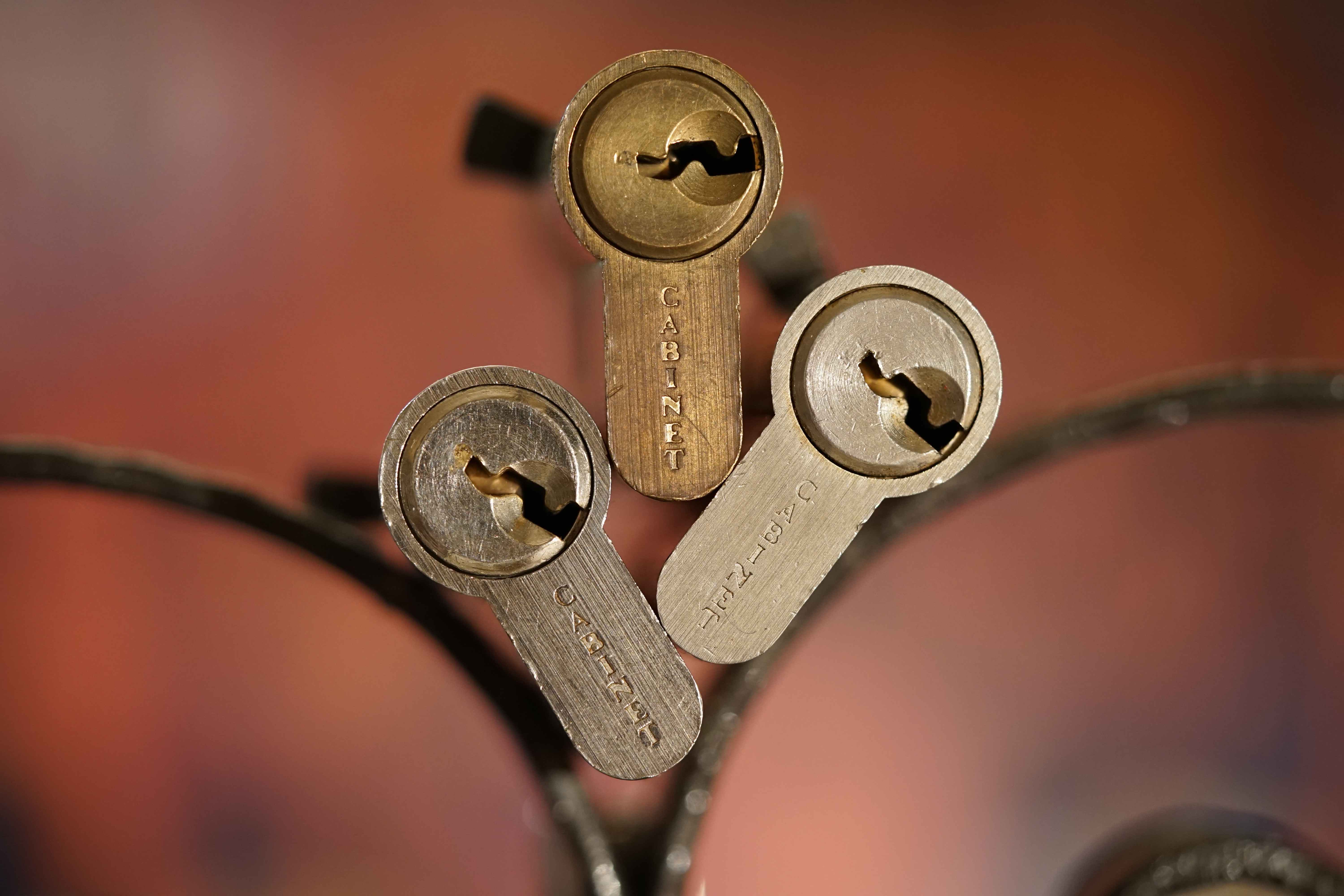 𝔄𝔯𝔱𝔥𝔲𝔯 𝔅ü𝔥𝔩, 𝔄𝔯𝔱𝔥𝔲𝔯𝔪𝔢𝔦𝔰𝔱𝔢𝔯® Arthur Bühl, Jahrgang 1961, Detektiv aus Hamburg, Im Dienste der Wahrheitsfindung unterwegs, betreibt in seiner Freizeit Lockpicking aus Leidenschaft. Der mehrfache Deutsche Meister wird in der WIRED als " Master of Universe " betitelt. In der BILD et ist der Artikel " Herr der Schlösser " abgedruckt. Im Hasenstübchen - Fuhlsbüttel, am Hasenberge, Santa Fu, wird gefeiert. Arthurmeister® stellt seinen Leporello " Der Aufmacher " vor. Der Stammtisch grölt " OFFEN ". Scholischek, Rudi, Heike I, Noagerlzutzler und Arthur prosten sich zu. Die Jukebox auf YouTube spielt Slow Hand ! ♥ Beim Tanzen ruft die Cartomanze " Ey du Sympthieträger, komm mal her " ! Verschlagwortet mit: ♥ Vokuhila, Friseur ♥ Schwäbischer Hengst, Zwetschgen Heini, Bühl er, Zwetschge, Google Earth, Mittelpunkt der Welt, Martinameisterin, Cartomanze, Scholischek, " HIGH NOON ! ". ♥ Parole Emil !