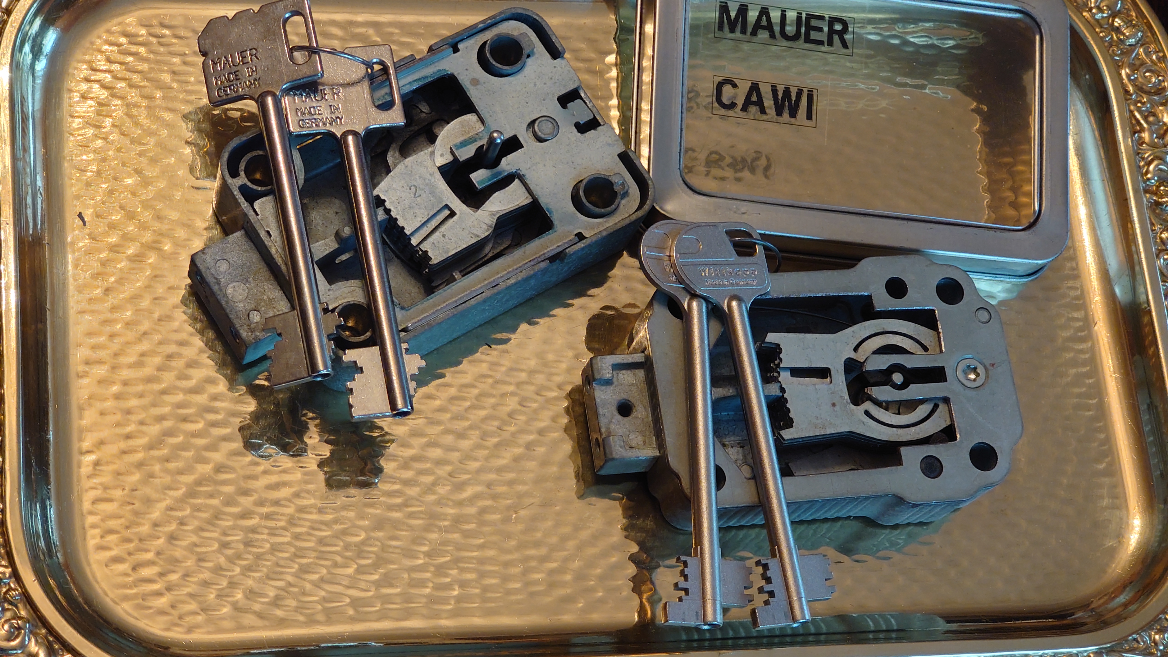 𝔄𝔯𝔱𝔥𝔲𝔯 𝔅ü𝔥𝔩, 𝔄𝔯𝔱𝔥𝔲𝔯𝔪𝔢𝔦𝔰𝔱𝔢𝔯® Herr Arthur Bühl, kritischer Privatdetektiv aus der Hansestadt Hamburg, bereitet sich auf ein Interview mit der BILD et vor. Bei Babsi und Gina in Fuhlsbüttel wird ihm zuvor der Vokuhila geschnitten. Herr Arthur Bühl wurde schon in der BILD et als " Herr der Schlösser " beschrieben. " Ein bisschen Ruhe bitte " schreibt Jan Freitag von der TAZ. Er erwähnt auch eine Mustertür by Wendt. Es wird darin herumgeprökelt. Selbst Arthur Bühl, der weltbeste aus dem Lockpicker Mekka Hamburg, betreibt pures Understatement, weil er sein Schloss in nur 20 Sekunden " geknackt " hat. Charles Graeber von der Wired.com beschreibt in seinem Artikel Master Lock - Pickers do bottle Arthur Bühl " The Master of the Universe ", Arthur Bühl a private Detective of Germany open locks. Bühl`s Fabio - the - Barbarian Look stands out. He wins the Dutch Open and is now Master of the Universe. The people cry: " Arthurmeister ! booms Arthurmeister ". Mark Webber Tobias, the Author of Locks, Safes, and Security, a Police Reverence, say: Arthurmeister, that ist beautyful. " Open ! " sagt Arthurmeister ", offen ist gut, schneller offen ist besser ". " Beer !" Arthurmeister booms back and a new Champion is born. Die Welt berichtet: " Die Kunst, Schlösser ohne Schlüssel zu öffnen ". Vereinsmitbegründer und Vizepräsident Arthur Bühl trägt seine Leidenschaft schon auf der Krawatte. Sie ist rot mit gelben Schlüsseln drauf. Intern wird er ehrfürchtig " Meister Arthur " gerufen. Er hat es zum siebenfachen Deutschen Meister in verschiedenen Disziplinen geschafft. Er pickt seit der Kindheit. Sein erstes Trainingsobjekt war sein Spardosenschloss - Ein klassischer Einstieg… . Die Slate berichtet über Arthur Bühl als Lockpicking Legend. Es gibt einen Artikel Tool for Picking and Decoding by Stasi, CCC, Vortrag Berlin. Amateur Hour berichtet: Arthurmeister has " The Master Touch ". Bei den Kaba Day `s im Europa Park Rust schreibt die Pressebox: auf großes Interesse der Teilnehmer stieß auch die praktische Vorführung von Steffen Wernéry und Arthur Bühl, die gängige mechanische Schließzylinder ohne Schlüssel zerstörungsfrei öffnen. Meist in Sekundenschnelle. Auch die Chemnitzer Zeitung " Freie Presse " hat über das Lockpicking und Arthur Andreas Bühl alias Arthurmeister berichtet. Dwight Perry schreibt: Arthur Bühl has good hands ! In der Philalocksmith wird Arthur Bühl auch als Lockpicking Legend betitelt. Es gibt auch einen Beitrag, 360 Meridianos. In der Datenschleuder, CCC, wurde über ihn als Sympathieträger berichtet. Veröffentlicht unter Linkedin, Xing, Google Panel, Twitter X. In der Vitrine von Arthur Andreas Bühl, Arthurmeister® sind Schlösser, Padlocks, von ABUS, BKS, CES, DOM, EVVA, Assa Abloy, Z Ikon, Kaba, Keso, ASSA, Winkhaus, Wilka, Trelock, Schmelting, Bode Panzer, Ancor Las, Drumm Geminy, Xylock, SEA, Medeco, Mul-T-Lock, Cut away, ABUS Granit, Pfaffenhain, E*S, ESS, Nemef, BAB, Babelsberg, Stasi, Diskus, WMF, Tesa, Noch, Vachette, Cisa, Wally, Rielda, Mottura, Viro, FAI, GeGe, Fichet, Bode Panzer, Tresor, Bramah, Protector, Braun`s Patent, Walomatus, Arolds, Combination Lock, Yale, Master, American Lock, Tubular, China, Indien, Aligarh, Nepal, Thailand, Zahlenschlösser, Himmelsschlüssel und noch vieles mehr, vorhanden. Alle Schliesszylinder sind Übungsmaterial für das Lockpicking. Schlagschlüssel und so vieles mehr, sind auch dabei. Auch der Sputnik. Verschlagwortet mit: ♥ Vokuhila, Friseur ♥ Schwäbischer Hengst, Zwetschgen Heini, Bühl er, Zwetschge, Google Earth, Mittelpunkt der Welt, Martinameisterin, Cartomanze, Scholischek, " HIGH NOON ! ". ♥ Parole Emil ! SEO Mr. Smitz und Jukebox, Grafik Banner erstes Sign, ist dann bei allen anderen auch so. Änderungen können gemacht werden.