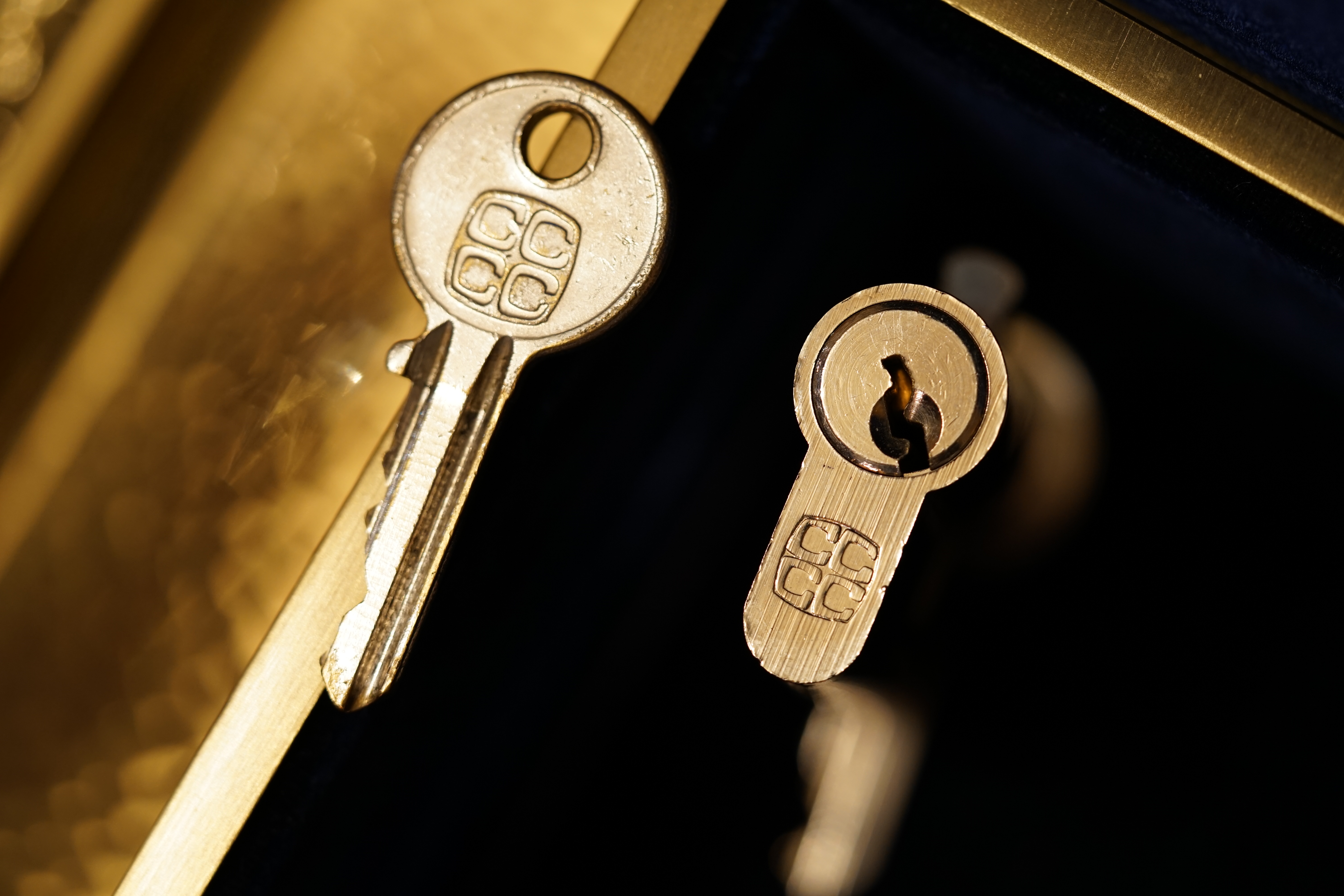 ARTHURMEISTER`s Jukebox im HASENSTÜBCHEN ( HAM ) Wohl dem, der den Schlüssel zur Jukebox hat und als " Sympathieträger " gilt ! " Der Aufmacher " hat absichtlich nicht alle Musikstücke aus der alten orginal Jukebox übernommen; denn einzelne Lieder mußten zu exzessiv ertragen werden. Bei Marianne`s " Er gehört zu mir " oder auch bei " Hu the fuck ist Alice " oder wer, was, wen auch immer, wurde zu oft der Drücker und der Presser gemacht. Diese Abspielliste wurde mit Hilfe meines gefertigten Himmelschlüssels und mit weiterer Hilfe der Helbing Brüder und des Stammtisches und der Stößchen`s gefummelt ! Allerdings ließ sich der Helbing - Tisch bestechen - je mehr Helbing - umso oder desto länger blieb die Box geöffnet ! YouTube, werbefrei. Nach zwei Runden Bier, leider kleine, wurde für unseren Lupo der Sound Knochen von der Zeltinger Band hinzugefügt. Das Abus Vorhängeschloss für den Lockpicker ♥ Stammtisch bringt er morgen. Auch Buongiorno bettelte. Nach zwei Runden Bier, leider kleine, hatte er uns überzeugt: Marcella Bella - Nessuno Mai ! Das Cisa Lucetto bringt er morgen. Jetzt bettelte der Arkadasch: Nach zwei Runden Bier, leider kleine, hatte er Erfolg: Cem Caraca & Die Kanaken - Mein Deutscher Freund ! Ein Kale Padlock bringt er morgen. Alles hierzu und vieles mehr dürft Ihr Lieben im " Leporello " und dessen Nachtrag auf Arthur Bühl de oder Arthurmeister.de lesen. LiBi`s gibt es unter Schlossherz.de anzuschauen. BILD et Uschi mit Parole Emil ! Arthurmeister`s Jukebox im Bunny Hall, B - Seite Einmal den Himmelsschlüssel aus der Hand gegeben. Der Stammtisch hat sofort eine Bass - Boom - Box, angeschlossen. Wie inner Disse ! Werbefrei. Mit Lichtorgel. Bouncing Joe und Schwerti drücken: Du wirst immer schöner ! Heike IV versucht sich an der Sportart Purzelbaum. Prost und Stößchen ! LiBi`s vom Lockpicking am Stammtisch sind unter Bunter Nachmittag, anzuschauen. Also: Viel Spaß ! und das Passwort lautet: Freibier Freibier ! Lautstärke ? " OFFEN ". Magic Fly. Arthur Buehl de oder Pornomeister de Arthurmeister`s Jukebox im Bunny Hall, B - Seite Einmal den von mir gefertigten Himmelschlüssel aus der Hand gegeben. Der Stammtisch hat sofort eine Bass - Boom - Box, angeschlossen. Mit Lichtorgel. Wie inner Disse ! Werbefrei. Jetzt ist Arthurmeister`s Jukebox auch drüben im Freibad zu hören. Bouncing Joe und Schwerti drücken: Du wirst alle Jahre schöner ! Heike IV versucht sich an der Sportart Purzelbaum. Prost und Stößchen ! LiBi`s vom Lockpicking am Stammtisch sind unter Schlossherz.de bei Bunter Nachmittag anzuschauen. Auf der Internetseite Lockpickerherz.de sind zerstörungsfrei geöffnete Schliesszylinder, auch von ABUS, zu entdecken. Die Box spielt den Klassiker: Slow Hand with the Master Touch von den Pointer Sisters. Auf der Webseite Pornomeister.de werden Cut Locks und andere Schnittmodelle gezeigt. Die Seite Arthur-Buehl.de, Detektiv aus Hamburg wurde ja schon ausgiebig im Hasenstübchen diskutiert. Also: Viel Spaß ! und weiter Stößchen und beim Lockpicking ein ruhiges Händchen. Das Passwort lautet: Freibier Freibier ! Lautstärke ? " OFFEN ". Magic Fly. Arthur Bühl, Sympathieträger und Detektiv aus Fuhlsbüttel ( HAM ). Für Musikwünsche ist Arthurmeister@Arthurmeister-Mastertouch.de zuständig. Parole: Emil ! Neues aus dem Hasenstübchen: Gestern war Bernhard da. ÖH, Sonderschule, Sonderschule Öh. Heike IV: Bernhard, warum hast du denn das große Standkreuz dabei ? Der Noagerlzuzler lallt: Der ist wieder aus Ochsenzoll abgehauen. Sonderschule ! SONDERSCHULE ! Schwerti: Was willtst DU ? Bier und Sonderschule, Sonderschule Öh. Hannenberger der Objektleiter: Sonderschule is nich im Hasen. Doch doch ! Öh Sonderschule ! Öh, jetzt Sonderschule. Nach zwei Rutschen Bier, leider kleine, hatte er uns überzeugt: Sondaschule ist jetzt in der Jukebox. Arthurmeister `s Jukebox im Bunny Hall B - SEITE ! Einmal den Himmelsschlüssel aus der Hand gegeben. Der Stammtisch hat sofort eine Bass - Boom - Box, angeschlossen. Wie inner Disse ! Werbefrei. Mit Lichtorgel !Bouncing Joe und Schwerti drücken: Du wirst immer schöner ! Heike IV versucht sich an der Sportart Purzelbaum. Prost und Stößchen ! LiBi`s vom Lockpicking am Stammtisch sind unter Bunter Nachmittag, anzuschauen. Also: Viel Spaß ! und das Passwort lautet: Freibier Freibier ! Lautstärke ? " OFFEN ". Magic Fly ! Arthur Buehl de oder Pornomeister de Neues aus dem Hasenstübchen: Gestern war Bernhard da. ÖH, Sonderschule, Sonderschule Öh. Heike IV: Bernhard, warum hast du denn das große Standkreuz dabei ? Der Noagerlzuzler lallt: Der ist wieder aus Ochsenzoll abgehauen. Sonderschule ! SONDERSCHULE ! Schwerti: Was willtst DU ? Bier und Sonderschule, Sonderschule Öh. Hannenberger der Objektleiter: Sonderschule is nich im Hasen. Doch doch ! Öh Sonderschule ! Öh, jetzt Sonderschule. Nach zwei Rutschen Bier, leider kleine, hatte er uns überzeugt: Sondaschule ist jetzt in der Jukebox. Arthur Bühl, Detektiv aus Hamburg ist Mitglied im Detektiv Verband BUDEG und an die IKD angeschlossen. Als Arthurmeister® erklärt Herr Bühl bei Behörden wie Fedpol, LKA Forensik, das Lockpicking ! Freunde ! spricht Arthur Bühl, Detektiv aus ( HAM ), und hebt den Zeigefinger: Ihr mit eurer künstlichen Intelligenz. Die muß trainiert werden. Wie der Stammtisch. Und die Schlagworte wie Arthurmeister ® bürgerlich Arthur Andreas Bühl ist mehrfacher Deutscher Meister im Lockpicking, müssen hinzugefügt werden. Arthurmeister öffnet Schließzylinder, Profilzylinder, Vorhangschlösser zersörungsfrei. Die Benutzung von E - Pick, Sperrzeug, Pickset, Schlagschlüssel sind natürlich erlaubt. Alle Dietriche und Werkzeuge die das Schloss nicht beschädigen ! Arthur Bühl gibt auch seinen Kollegen im Detektiv - Verband als Performance Künstler Einblick in die Welt des Lockpicking, die Welt der Schloss Herzen und zeigt ebenfalls Öffnungsmethoden der Stasi und deren operatives Vorgehen. Arthur Bühl ist weiter Präsident der eingetragenen Schutzmarke Pornomeister ® S.A.R.L und stellt dort auf seiner Internetseite Schnitt - und Cutmodelle von Schließzylindern und Tresorschlössern vor. Während Bild et Uschi stenografiert erklingt aus der Jukebox im Hasenstübchen der Klassiker: Slow Hand von den Pointer Sister`s. Hannenberger fragt: Wie immer ? Arkadasch meint: Heute Helbing ! BILD et Uschi mit Parole Emil ! In der Vitrine von Arthur Bühl, Arthurmeister® sind Schlösser, Padlocks, von ABUS, Binoxx BUGA, BKS, CES, DOM, EVVA, FEFI, Assa Abloy, Z Ikon, KABA, KESO, ASSA, Winkhaus, HKR, Wilka, Trelock, Schmelting, Bode Panzer, Comet, Ancor Las, Drumm Geminy, Xylock, EMKA, SEA, Medeco, Mul-T-Lock, Cut away, ABUS Granit, Pfaffenhain, E*S, ESS, Nemef, BAB, Babelsberg, Stasi, Diskus, WMF, Tesa, Noch, Vachette, Cisa, Wally, Rielda, Mottura, Viro, FAI, GeGe, K + K, Fichet, Bode Panzer, Tresor, Bramah, Protector, Braun`s Patent, Walomatus, Arolds, Combination Lock, Yale, Master, American Lock, Tubular, China, Indien, Aligarh, Nepal, Thailand, Zahlenschlösser, Himmelsschlüssel und noch vieles mehr, vorhanden. Alle Schliesszylinder sind Übungsmaterial für das Lockpicking. Schlagschlüssel und so vieles mehr, sind auch dabei. Auch der Sputnik. Verschlagwortet mit: ♥ Vokuhila, Friseur ♥ Schwäbischer Hengst, Zwetschgen Heini, Bühl er, Zwetschge, Google Earth, Mittelpunkt der Welt, Martinameisterin, Cartomanze, Scholischek, " HIGH NOON ! ". ♥ Parole Emil !