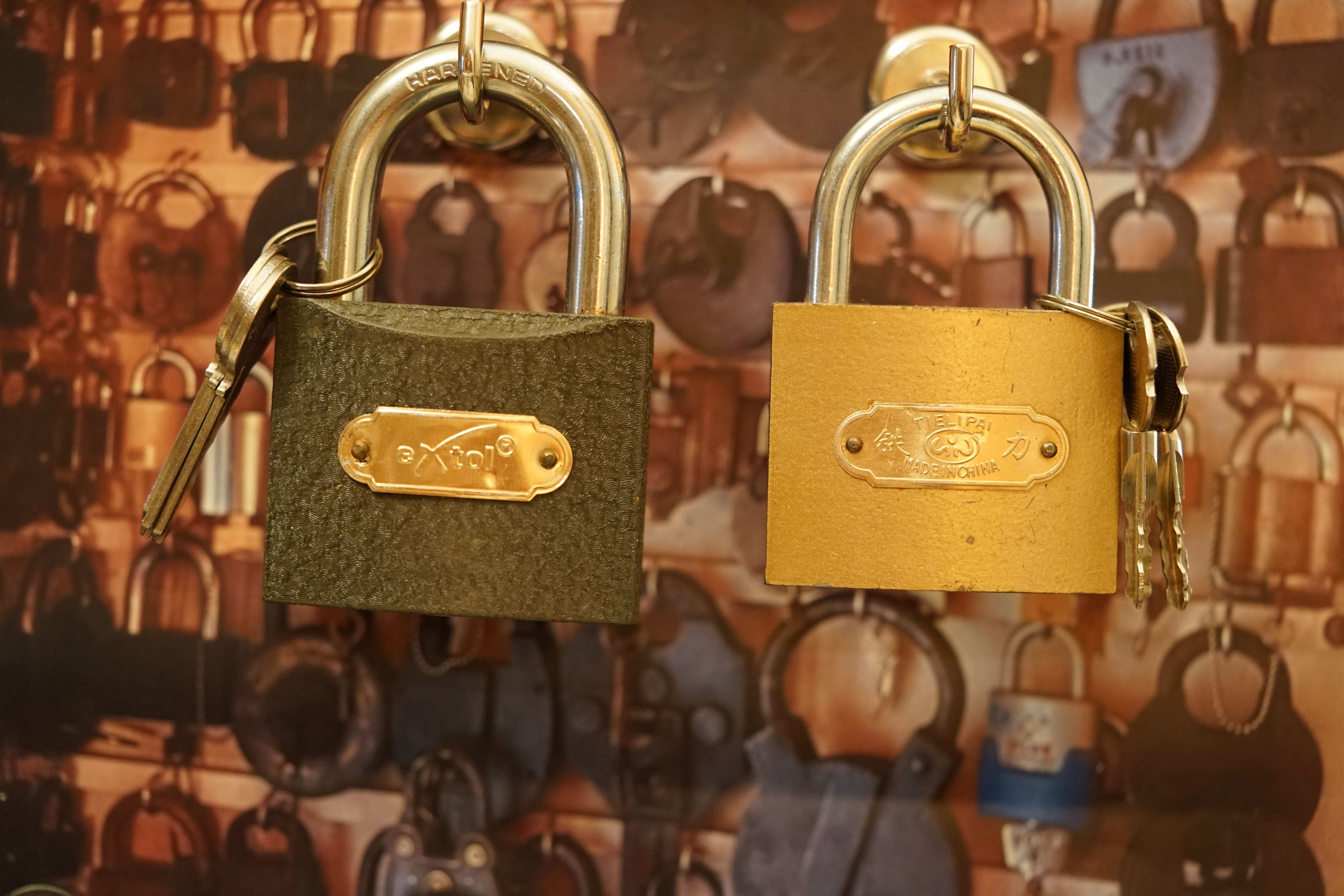 Arthur Bühl, Arthur meister ®, Lockpickerherz ®, Schlossherz ®, Porno meister ® Carsten Jasner, MUT PROBEN ! Das Leben ist tödlich. Aber es muß nicht sterbenslangweilig sein. In diesem Buch werde ich ab Seite 139 in dem Kapitel: Mut zur Lücke, Loch im Tresor. Todsichere Systeme und wie man sie knackt wie folgt beschrieben: Ein Mann mit Pferdeschwanz sitzt hoch konzentriert am Werktisch. Sein Blick ist ins Nichts gerichtet. Für das was er tut, braucht er seine Augen nicht, er sieht mit dem kleinen Stahlhaken zwischen seinen großen Fingern, mit denen er sich einen Weg in das Schicherheitsschloss bahnt. Er gleitet in die ölige Innenwelt, ertastet Wände, Widerstände, Ausbuchtungen. Er fühlt schließlich die genaue Position der Stifte, rastet einen nach dem anderen ein. Diese Momente, sagt der Zweimeter mann, seien " Vorboten zum Orgasmus " ! Arthur Bühl, von seinen zahlreichen Bewunderern " ARTHURMEISTER " genannt, ist einer der Besten bei den Sportsfreunden der Sperrtechnik, einem Verein in dem sich bundesweit rund fünfzehnhundert Mitglieder in sechzehn Ortsgruppen treffen, um in ihrer Freizeit Schlösser zu knacken. Ins Leben gerufen hat den Verein Arthur Bühl und sein Freund Steffen Wernèry, ein Mitbegründer des Caos Computer Club. Digital hacken oder analog knacken - für Wernèry gibt es da keinen Unterschied. Hier wie da treibt ihn der rebellische Reiz, Lücken im System zu finden, die Verkäufer als todsicher preisen. " Doch sicher ist nur, daß alles aufgeht " ! Dafür sort die Lust, die jeder kennt: Schatzkammern zu betreten, Geheimnisse zu entschlüsseln, Widerstände zu überwinden, Verbotenes zu tun, sich Zugang zu veerbogenen Ecken und Winkeln zu verschaffen. Die " Sportsfreunde " treibt diese Lust seit ihrer Kindheit um. Wernèry bog mit zwölf Jahren seinen ersten Dietrich aus einem Kleiderbügel und sperrte seine Lehrer ein. Der kleine Arthur bekam eine Ahnung von seinem Talent, als es ihm gelang, die Spardose schlüssel - und zerstörungsfrei zu entriegeln. Heute triumphiert er als mehrfacher Deutscher Meister im sogenannten Lockpicking, dem Öffnen von Schlössern unter Wettkampfbedingungen. Immerhin siebenundsechzig Jahre lang war das erste Sicherheitschloss der Welt tatsächlich ein Sicherheitsschloss. Der englische Tüftler Joseph Bramah, der so nützliche Dinge erfand wie eine Banknoten - Nummeriermaschine und eine Zapfanlage, die heute noch in britischen Pubs Bier in Gläser sprotzt, ersann 1784 ein Zylinderschloss, daß als unbezwigbar galt - bis 1851 ein professioneller Knacker nach sechzehn Tagen engagierten Stocherns das Ding öffnete. Dieser Akt war ein Schlüsselerlebnis in der Beziehung zwischen Mensch und Mechanik. Ein Sieg der lebendigen Sinne über ein sprödes System - zu einer Zeit, da die Gesellschaft sich dem stampfenden Rhythmus der Industrialisierung unterwarf und der Glaube an das Heil der Technik verdrängte. Lockpicking wurde zu einem populären Sport, der Helden schuf. In den dreißiger Jahren des 20. Jahrhunderts etwa gelangte ein Prister zu Weltruhm, weil er reihenweise sowohl als einbruchsicher gepriesene Tresore als auch " ausbruchsichere " Gefängnisschlösser entriegelte. " Der schwerste Schrank hat seine Schwächen, er läßt sich ohne Müh erbrechen " ! - diese alte Panzerknacker Weisheit hat nach wie vor Gültigkeit; sie hängt über den Köpfen der Hamburger Lockpicker. Arthurmeister braucht für handelsübliche Stiftschlösser, die fast jede Wohnungstür zieren, zwischen zehn Sekunden und fünf Minuten, je nach Hersteller. Bohrmuldenschlösser, die bei der Deutschen Post, auf Flughäfen und in Atomkraftwerken verwendet werden, sind vor ihm ebenso wenig sicher. Er nutzt dabei mechanische Ungenauigkeiten, winzige Spielräume, die sich bei der Herstellung nicht vermeiden lassen und zehnmal dünner sind als ein Haar. Ein paar Mal klickt es, der Meister dreht den Zylinder, streicht seine Haare zurück, steckt sich eine Zigarette an. " Tja " sagt er, " und wenn man dann das Schloss aufkriegt - das ist ein geiles Gefühl ! " Ich habe dann später den Jasner in Berlin angerufen. Bei dem Telefonat kam lediglich heraus er wüßte von dem Interview nichts mehr und wolle auch nichts mehr wissen. Da habe ich noch bemerkt, er hätte auf dem Lockpicking " Bunten Nachmittag " nicht so nerven brauchen, wenn er dann doch so einiges durch den " Tüddel " kriegt. Taged mit: Spiel nicht mit den Schmuddelkindern ! Verzwetschget mit: Bühl Arthur, Bühl Wappen, Bühl Fahne, Bühl Urkunde, Bühl Patent, Bühl achteck, Zwetschgenhengst, Zwetschgenfest, Meister Arthur, Bühler Zwetschge Arthur Andreas Bühl, Detektiv, Privatdetektiv, Hamburg,Germany, Siegel Ring.