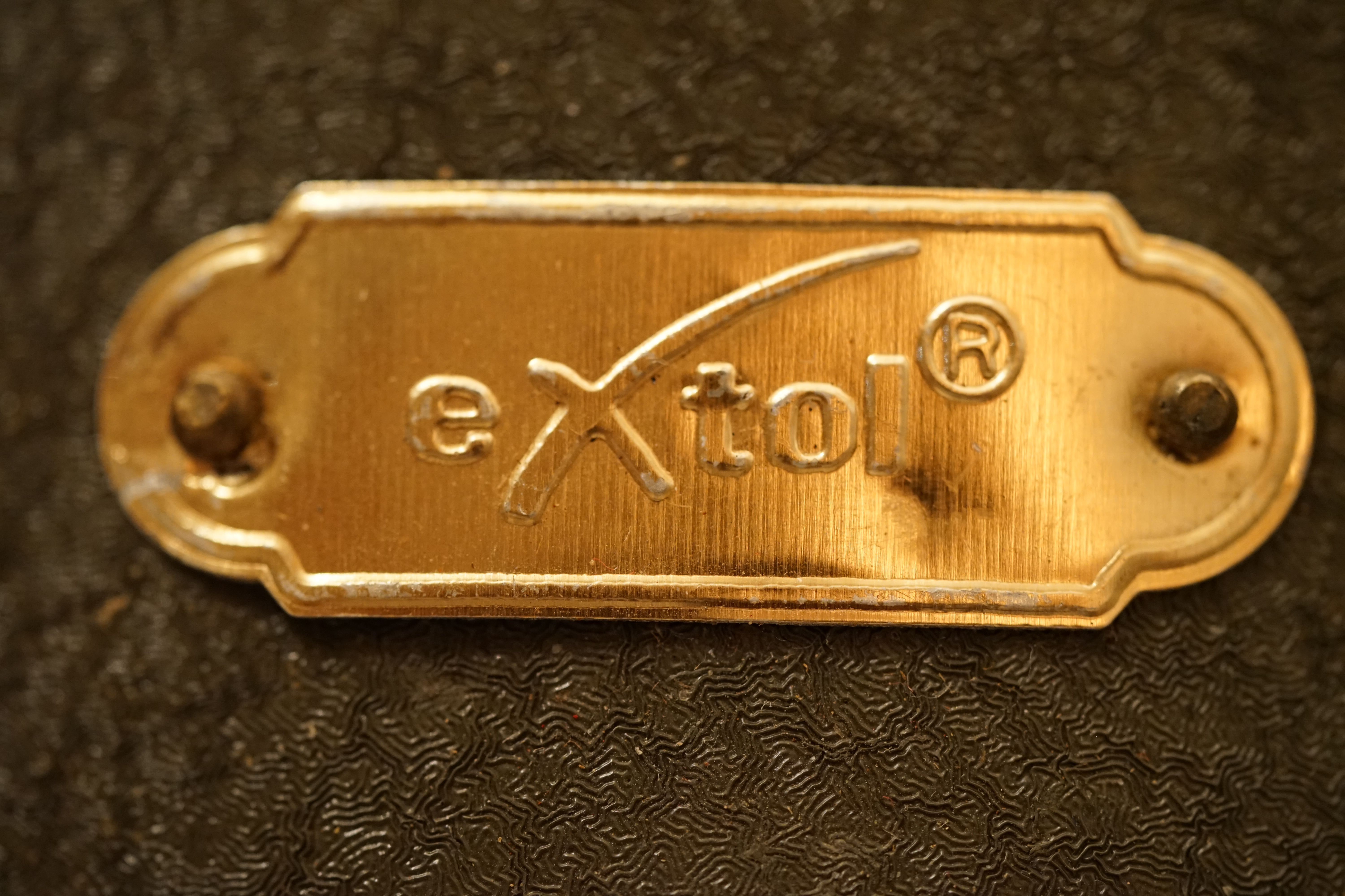 ♥ 𝔄𝔯𝔱𝔥𝔲𝔯 𝔅ü𝔥𝔩, 𝔄𝔯𝔱𝔥𝔲𝔯𝔪𝔢𝔦𝔰𝔱𝔢𝔯® Arthur Bühl, Jahrgang 1961, Detektiv aus Germany, Im Dienste der Wahrheitsfindung unterwegs, betreibt in seiner Freizeit Lockpicking aus Leidenschaft. Der mehrfache Deutsche Meister wird in der WIRED als " Master of the Universe " betitelt. In der BILD et ist der Artikel " Herr der Schlösser " abgedruckt. Im Hasenstübchen - Fuhlsbüttel, am Hasenberge, Santa Fu, wird gefeiert. Arthurmeister® stellt seinen Leporello " Der Aufmacher " vor. Der Stammtisch grölt " OFFEN ". Scholischek, Rudi, Heike I, Noagerlzutzler, Arthur und Joe Asberry, der alte NBA ler, prosten sich zu. Arthurmeister`s Jukebox auf YouTube spielt Pointer Sisters - Slow Hand ! ♥ Beim Tanzen ruft die Cartomanze " Ey du Sympthieträger ♥, komm mal her " ! Verschlagwortet mit: Arthur Bühl, Arthurmeister® Arthur ♥ Schwäbischer Hengst, Buhl, Zwetschgen Heini, Artur, Buehl er, Zwetschge, Made in Germany, Born 1961, Sympathieträger, Google Earth, Mittelpunkt der Welt, Pflaumen, Arkadasch, Datschi, ♥ Martinameisterin, Cartomanze, Scholischek, " HIGH NOON ! ", ♥ ♥ Vokuhila ♥ Parole Emil ! Verschlagwortet mit: Bühl er Zwetschge, International Lockpicking, Google Earth, Earth Song, Schwäbischer Hengst !