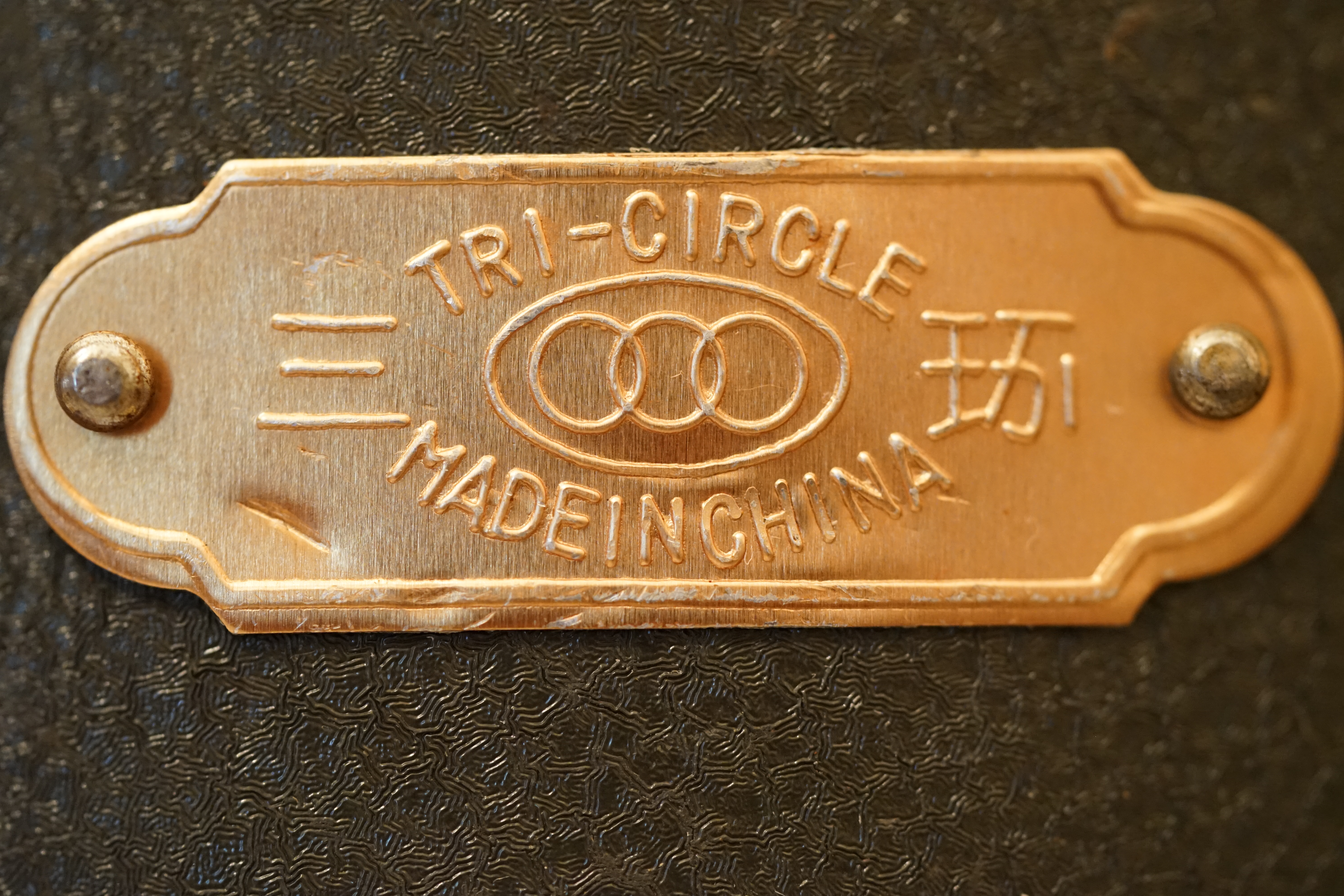 Julius Adolf Petersen (* 7. Oktober 1882 in Hamburg als Julius Adolph Petersen[1]; † 21. November 1933 ebenda[2]) war ein Berufsverbrecher und Kneipenwirt in Hamburg-Barmbek, genannt „Lord von Barmbeck“ (Barmbek wurde damals noch mit „ck“ geschrieben). Leben Im Keller dieses Hauses betrieb Petersen seine Kneipe Petersen stammte aus Hamm-Süd. Er wuchs in ärmlichen Verhältnissen auf und zog 1896 mit seinen Eltern in die Heitmannstraße im südlichen Barmbek. Ab 1904 betrieb er eine Kneipe an der Ecke Beim Alten Schützenhof und Bartholomäusstraße, in der Kohlearbeiter und Einbrecher verkehrten. Er wurde der Kopf einer Verbrecherbande, die bis zu 200 Mitglieder gehabt haben soll und die erst „Barmbecker Einbrechergesellschaft“, später „Petersen-Konzern“ genannt wurde. Einige seiner Mitganoven wurden „Lockenfietsche“, „Rabenmax“ oder „Schlachterkarl“ genannt. Seine Kneipe nannte Adolf gerne „Kaschemme“ und sein Werkzeug zum Aufbrechen der Geldschränke „Knabbergeschirr“. Sich selbst nannte er in seinen Lebenserinnerungen (1927 im Gefängnis Fuhlsbüttel geschrieben) einen „bockbeinigen Mephistojünger, dem Fluch der bösen Tat erlegen“. Die Hamburger Polizei legte im Laufe der Zeit 20 Meter Akten über ihn an, 200 Delikte wurden im Laufe der Jahre gegen ihn verhandelt, 400 Personen mussten dabei aussagen, 3000 Haftbefehle wurden nach seinen umfänglichen Geständnissen ausgestellt. Den Beinamen „Lord von Barmbeck“ erhielt er wegen seiner stets korrekten Kleidung und seiner Ganovenehre, nach der geschnappte Bandenmitglieder mit guten Verteidigern und ihre Familien mit Unterstützung versorgt wurden. Aus seiner Ehe mit Helmi Petersen (gleichnamig, aber nicht verwandt) ging sein Sohn Hatzel hervor. Nach seiner Scheidung lebte er mit Frieda Goedje zusammen. 1920 wurde er durch den Überfall auf das Postamt in der Susannenstraße, bei dem er und ein Komplize 221.000 Mark erbeuteten, stadtbekannt. Nach Verbüßung mehrerer mehrjähriger Haftstrafen wegen Einbruch, Diebstahl und Raub erhängte er sich 1933 im Untersuchungsgefängnis. Petersens Lebensgeschichte wurde 1973 von Ottokar Runze unter dem Titel Der Lord von Barmbeck verfilmt. Martin Lüttge spielte die Hauptrolle. Im Jahre 2005 wurde im Hamburger St. Pauli Theater das biographische Stück Der Lord von Barmbeck von Frank Göhre, Ulrich Tukur und Ulrich Waller aufgeführt. In den Jahren 2011 bis 2013 gab es Planungen, das Haus der ehemaligen Kneipe abzureißen. Nach Protesten aus der Anwohnerschaft wurde das Haus unter Denkmalschutz gestellt und ab dem Herbst 2013 aufwendig saniert. Die dabei entstehenden Eigentumswohnungen wurden unter „Lord-von-Barmbeck“ hochpreisig angeboten. Ein Café an der Kreuzung Beim Alten Schützenhof und Bartholomäusstraße ist in Anlehnung an Petersens Spitznamen benannt. Literatur • Petersen, Julius Adolf. In: Franklin Kopitzsch, Dirk Brietzke (Hrsg.): Hamburgische Biografie. Band 2. Christians, Hamburg 2003, ISBN 3-7672-1366-4, S. 319–320. • Julius Adolf Petersen und Helmut Ebeling (Hrsg.): Der Lord von Barmbeck : Das Leben des berüchtigten Ein- und Ausbrechers Julius Adolf Petersen, von ihm selbst erzählt, Rowohlt Verlag, Reinbek bei Hamburg 1973. Weblinks • Literatur von und über Julius Adolf Petersen im Katalog der Deutschen Nationalbibliothek • Marko Rösseler: Im Dezember 1927 - Der Einbrecher Adolf Petersen schreibt im Gefängnis seine Memoiren WDR ZeitZeichen vom 22. Dezember 2022. (Podcast)