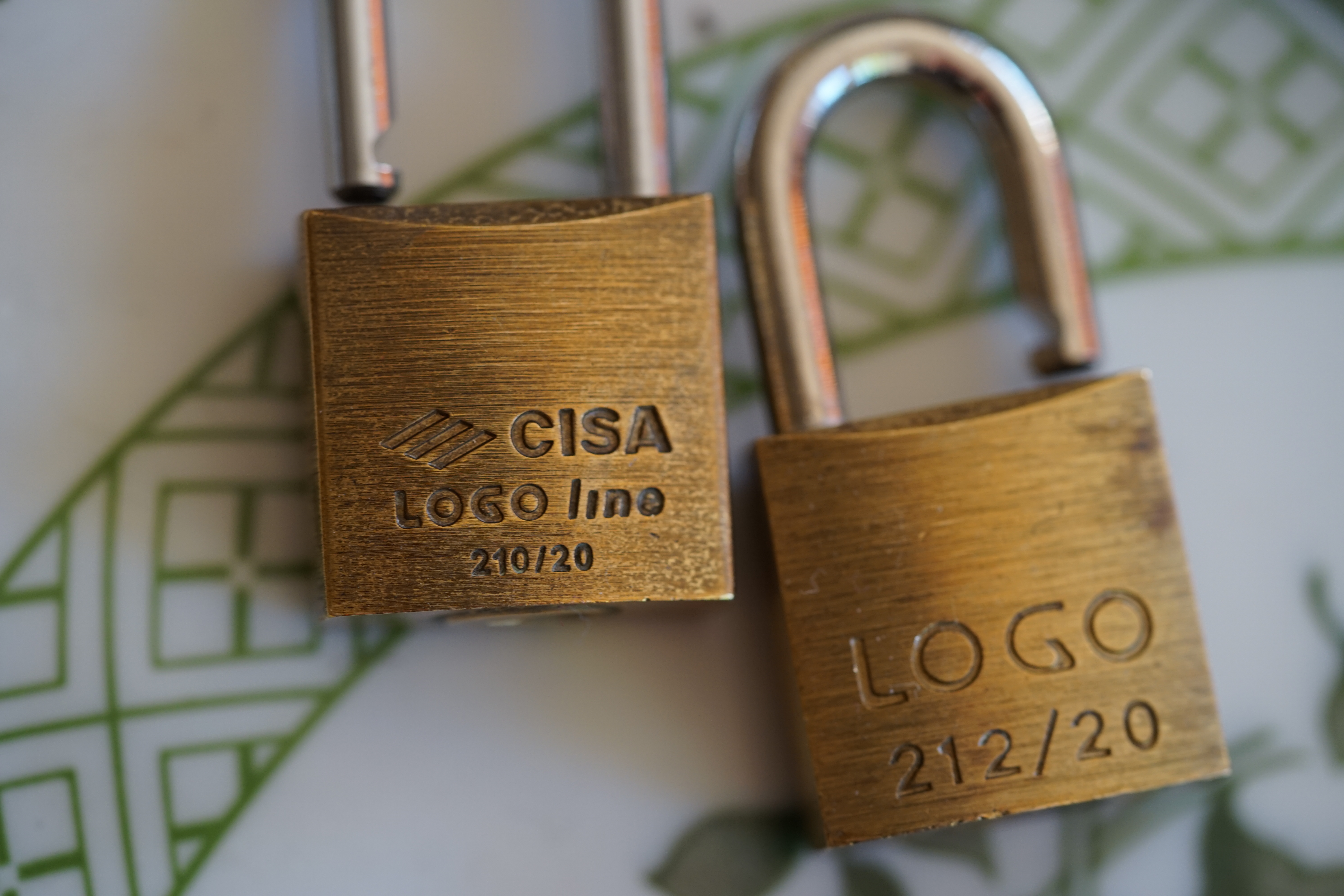 Arthur Bühl, Detektiv und Performancekünstler aus Hamburg Fuhlsbüttel, wird von seinen Freunden aus dem Hasenstübchen strahlend begrüßt: Hallo Arthurmeister®, du alter einarmiger Sympathieträger: zitierst Du heute wieder am Stammtisch beim Lockpicking und beim anschauen von Schloss Herzen unseren Freund: Wilhelm Busch ? Max und Moritz - Eine Bubengeschichte in sieben Streichen Max und Moritz machten beide, als sie lebten, keinem Freude; Bildlich siehst du jetzt die Possen, die in Wirklichkeit verdrossen, mit behaglichem Gekicher, weil du selbst vor ihnen sicher. Aber das bedenke stets : Wie man’s treibt, mein Kind, so geht’s. Vorwort Ach was muß man oft von bösen Kindern hören oder lesen ! Wie zum Beispiel hier von diesen, welche Max und Moritz hießen. Die, anstatt durch weise Lehren sich zum Guten zu bekehren, oftmals noch darüber lachten und sich heimlich lustig machten. Ja, zur Übeltätigkeit, Ja, dazu ist man bereit ! Menschen necken, Tiere quälen, Äpfel, Birnen, Zwetschen stehlen, das ist freilich angenehmer und dazu auch viel bequemer, als in Kirche oder Schule festzusitzen auf dem Stuhle. Aber wehe, wehe, wehe, Wenn ich auf das Ende sehe ! ! Aber wehe, wehe, wehe, Wenn ich auf das Ende sehe ! ! Ach, das war ein schlimmes Ding, wie es Max und Moritz ging. Drum ist hier, was sie getrieben, abgemalt und aufgeschrieben. Max und Moritz - Erster Streich - Witwe Bolte Mancher gibt sich viele Müh mit dem lieben Federvieh; einesteils der Eier wegen, welche diese Vögel legen, zweitens, weil man dann und wann einen Braten essen kann; drittens aber nimmt man auch ihre Federn zum Gebrauch in die Kissen und die Pfühle, denn man liegt nicht gerne kühle. " Seht, da ist die Witwe Bolte, Die das auch nicht gerne wollte. " Seht, da ist die Witwe Bolte, die das auch nicht gerne wollte. Ihrer Hühner waren drei und ein stolzer Hahn dabei. Max und Moritz dachten nun : Was ist hier jetzt wohl zu tun ? Ganz geschwinde, eins, zwei, drei, schneiden sie sich Brot entzwei, in vier Teile, jedes Stück wie ein kleiner Finger dick. Diese binden sie an Fäden, übers Kreuz, ein Stück an jeden, und verlegen sie genau in den Hof der guten Frau. Kaum hat dies der Hahn gesehen, fängt er auch schon an zu krähen: Kikeriki, kikikerikih!! Tak, tak, tak, da kommen sie! Hahn und Hühner schlucken munter jedes ein Stück Brot hinunter; Aber als sie sich besinnen, konnte keines recht von hinnen. In die Kreuz und in die Quer reißen sie sich hin und her, flattern auf und in die Höh, Ach herrje, herrjemine! Ach, sie bleiben an dem langen, Dürren Ast des Baumes hangen. Und ihr Hals wird lang und länger, Ihr Gesang wird bang und bänger, Jedes legt noch schnell ein Ei, Und dann kommt der Tod herbei. Witwe Bolte in der Kammer Hört im Bette diesen Jammer; Ahnungsvoll tritt sie heraus: Ach, was war das für ein Graus! " Fließet aus dem Aug, ihr Tränen! All mein Hoffen, all mein Sehnen, meines Lebens schönster Traum hängt an diesem Apfelbaum " ! Tiefbetrübt und sorgenschwer kriegt sie jetzt das Messer her, Nimmt die Toten von den Strängen, Daß sie so nicht länger hängen, Und mit stummem Trauerblick Kehrt sie in ihr Haus zurück. Dieses war der erste Streich, Doch der zweite folgt sogleich. Max und Moritz - Zweiter Streich Als die gute Witwe Bolte Sich von ihrem Schmerz erholte, Dachte sie so hin und her, Daß es wohl das beste wär, Die Verstorbnen, die hienieden Schon so frühe abgeschieden, Ganz im stillen und in Ehren Gut gebraten zu verzehren. Freilich war die Trauer groß, Als sie nun so nackt und bloß Abgerupft am Herde lagen, Sie, die einst in schönen Tagen Bald im Hofe, bald im Garten Lebensfroh im Sande scharrten. Ach, Frau Bolte weint aufs neu, Und der Spitz steht auch dabei. Max und Moritz rochen dieses: "Schnell aufs Dach gekrochen!“ hieß es. Durch den Schornstein mit Vergnügen Sehen sie die Hühner liegen, Die schon ohne Kopf und Gurgeln Lieblich in der Pfanne schmurgeln. " Eben geht mit einem Teller Witwe Bolte in den Keller " Eben geht mit einem Teller Witwe Bolte in den Keller, Daß sie von dem Sauerkohle Eine Portion sich hole, Wofür sie besonders schwärmt, Wenn er wieder aufgewärmt. Unterdessen auf dem Dache Ist man tätig bei der Sache. Max hat schon mit Vorbedacht Eine Angel mitgebracht. Schnupdiwup, da wird nach oben Schon ein Huhn heraufgehoben! Schnupdiwup, jetzt Numro zwei! Schnupdiwup, jetzt Numro drei! Und jetzt kommt noch Numro vier: Schnupdiwup, dich haben wir! Zwar der Spitz sah es genau Und er bellt: Rawau, rawau! Aber schon sind sie ganz munter Fort und von dem Dach herunter. Na, das wird Spektakel geben, Denn Frau Bolte kommt soeben; Angewurzelt stand sie da, Als sie nach der Pfanne sah. Alle Hühner waren fort, "Spitz!“ das war ihr erstes Wort. "O du Spitz, du Ungetüm! Aber wart, ich komme ihm!“ Mit dem Löffel groß und schwer Geht es über Spitzen her; Laut ertönt sein Wehgeschrei, Denn er fühlt sich schuldenfrei. Max und Moritz im Verstecke Schnarchen aber an der Hecke. Und vom ganzen Hühnerschmaus Guckt nur noch ein Bein heraus. Dieses war der zweite Streich, Doch der dritte folgt sogleich. Max und Moritz - Dritter Streich Jedermann im Dorfe kannte Einen, der sich Böck benannte. " Alle diese Kleidungssachen Wußte Schneider Böck zu machen. " Alltagsröcke, Sonntagsröcke, Lange Hosen, spitze Fräcke, Westen mit bequemen Taschen, Warme Mäntel und Gamaschen, Alle diese Kleidungssachen Wußte Schneider Böck zu machen. Oder wäre was zu flicken, Abzuschneiden, anzustücken, Oder gar ein Knopf der Hose Abgerissen oder lose Wie und wo und was es sei, Hinten, vorne, einerlei Alles macht der Meister Böck, Denn das ist sein Lebenszweck. Drum so hat in der Gemeinde Jedermann ihn gern zum Freunde. Aber Max und Moritz dachten, Wie sie ihn verdrießlich machten. Nämlich vor des Meisters Hause Floß ein Wasser mit Gebrause. Übers Wasser führt ein Steg Und darüber geht der Weg. Max und Moritz, gar nicht träge, Sägen heimlich mit der Säge, Ritzeratze! voller Tücke, In die Brücke eine Lücke. Als nun diese Tat vorbei, Hört man plötzlich ein Geschrei: "He, heraus, du Ziegen-Böck! Scheider Schneider, meck, meck, meck!“ Alles konnte Böck ertragen, Ohne nur ein Wort zu sagen; Aber wenn er dies erfuhr, Ging“s ihm wider die Natur. " Denn schon wieder ihm zum Schreck Tönt ein lautes: ‚Meck, meck, meck! " Schnelle springt er mit der Elle Über seines Hauses Schwelle, Denn schon wieder ihm zum Schreck Tönt ein lautes: "Meck, meck, meck!“ Und schon ist er auf der Brücke. Kracks, die Brücke bricht in Stücke! Wieder tönt es: "Meck, meck, meck!“ Plumps, da ist der Schneider weg! Grad als dieses vorgekommen, Kommt ein Gänsepaar geschwommen, Welches Böck in Todeshast Krampfhaft bei den Beinen faßt. Beide Gänse in der Hand, Flattert er auf trocknes Land. Übrigens bei alledem Ist so etwas nicht bequem! Wie denn Böck von der Geschichte Auch das Magendrücken kriegte. Hoch ist hier Frau Böck zu preisen! Denn ein heißes Bügeleisen, Auf den kalten Leib gebracht, Hat es wiedergutgemacht. Bald im Dorf hinauf, hinunter Hieß es: Böck ist wieder munter. Dieses war der dritte Streich, Doch der vierte folgt sogleich. Max und Moritz - Vierter Streich Also lautet ein Beschluß: Daß der Mensch was lernen muß. Nicht allein das Abc Bringt den Menschen in die Höh, Nicht allein im Schreiben, Lesen Übt sich ein vernünftig Wesen; Nicht allein in Rechnungssachen Soll der Mensch sich Mühe machen; Sondern auch der Weisheit Lehren Muß man mit Vergnügen hören. " Daß dies mit Verstand geschah War Herr Lehrer Lämpel da. " Daß dies mit Verstand geschah War Herr Lehrer Lämpel da. Max und Moritz, diese beiden, Mochten ihn darum nicht leiden. Denn wer böse Streiche macht, Gibt nicht auf den Lehrer acht. Nun war dieser brave Lehrer Von dem Tobak ein Verehrer, Was man ohne alle Frage Nach des Tages Müh und Plage Einem guten, alten Mann Auch von Herzen gönnen kann. Max und Moritz, unverdrossen, Sinnen aber schon auf Possen, Ob vermittelst seiner Pfeifen Dieser Mann nicht anzugreifen. Einstens, als es Sonntag wieder Und Herr Lämpel brav und bieder In der Kirche mit Gefühle Saß vor seinem Orgelspiele, Schlichen sich die bösen Buben In sein – Haus und seine Stuben, Wo die Meerschaumpfeife stand; Max hält sie in seiner Hand; Aber Moritz aus der Tasche Zieht die Flintenpulverflasche, Und geschwinde – stopf, stopf, stopf – Pulver in den Pfeifenkopf. Jetzt nur still und schnell nach Haus, Denn schon ist die Kirche aus! Eben schließt in sanfter Ruh Lämpel seine Kirche zu; Und mit Buch und Notenheften, Nach besorgten Amtsgeschäften, Lenkt er freudig seine Schritte Zu der heimatlichen Hütte, Und voll Dankbarkeit sodann Zündet er sein Pfeifchen an. "Ach!“ spricht er, "die größte Freud Ist doch die Zufriedenheit!“ Rums, da geht die Pfeife los Mit Getöse, schrecklich groß! Kaffeetopf und Wasserglas, Tabaksdose, Tintenfaß, Ofen, Tisch und Sorgensitz Alles fliegt im Pulverblitz. Als der Dampf sich nun erhob, Sieht man Lämpel, der – gottlob! – Lebend auf dem Rücken liegt; Doch er hat was abgekriegt. Nase, Hand, Gesicht und Ohren Sind so schwarz als wie die Mohren, Und des Haares letzter Schopf Ist verbrannt bis auf den Kopf. Wer soll nun die Kinder lehren Und die Wissenschaft vermehren Wer soll nun für Lämpel leiten Seine Amtestätigkeiten Woraus soll der Lehrer rauchen, Wenn die Pfeife nicht zu brauchen Mit der Zeit wird alles heil, Nur die Pfeife hat ihr Teil. Dieses war der vierte Streich, Doch der fünfte folgt sogleich. Max und Moritz - Fünfter Streich Wer in Dorfe oder Stadt Einen Onkel wohnen hat, Der sei höflich und bescheiden; Denn das mag der Onkel leiden. Morgens sagt man: " Guten Morgen! Haben Sie was zu besorgen?“ Bringt ihm, was er haben muß: Zeitung, Pfeife, Fidibus. Oder sollt `es wo im Rücken Drücken, beißen oder zwicken, Gleich ist man mit Freudigkeit Dienstbeflissen und bereit. Oder sei`s nach einer Prise, Daß der Onkel heftig niese, Ruft man: " Prosit ! " alsogleich. " Danke ! " - " Wohl bekomm es Euch ! " Oder kommt er spät nach Haus, Zieht man ihm die Stiefel aus, Holt Pantoffel, Schlafrock, Mütze, Daß er nicht im Kalten sitze. Kurz, man ist darauf bedacht, Was dem Onkel Freude macht. Max und Moritz ihrerseits Fanden darin keinen Reiz. Denkt euch nur, welch schlechten Witz Machten sie mit Onkel Fritz ! Jeder weiß, was so ein Mai- Käfer für ein Vogel sei. In den Bäumen hin und her Fliegt und kriecht und krabbelt er. Max und Moritz, immer munter, Schütteln sie vom Baum herunter. In die Tüte von Papiere Sperren sie die Krabbeltiere. Fort damit und in die Ecke Unter Onkel Fritzens Decke! Bald zu Bett geht Onkel Fritze In der spitzen Zipfelmütze; Seine Augen macht er zu Hüllt sich ein und schläft in Ruh. Doch die Käfer - kritze, kratze ! - Kommen schnell aus der Matratze. Schon faßt einer, der voran, Onkel Fritzens Nase an. " Bau! " schreit er“,was ist das hier ? " Und erfaßt das Ungetier. Und den Onkel voller Grausen Sieht man aus dem Bette sausen. " Autsch! " - schon wieder hat er einen lm Genicke, an den Beinen; Hin und her und rundherum Kriecht es, fliegt es mit Gebrumm. " Onkel Fritz, in dieser Not, Haut und trampelt alles tot. " Onkel Fritz, in dieser Not, Haut und trampelt alles tot. Guckste wohl, jetzt ist“s vorbei Mit der Käferkrabbelei! Onkel Fritz hat wieder Ruh Und macht seine Augen zu. Dieses war der fünfte Streich, Doch der sechste folgt sogleich. Max und Moritz - Sechster Streich In der schönen Osterzeit, Wenn die frommen Bäckersleut Viele süße Zuckersachen Backen und zurechtemachen, Wünschen Max und Moritz auch Sich so etwas zum Gebrauch. Doch der Bäcker, mit Bedacht, Hat das Backhaus zugemacht, Also, will hier einer stehlen, Muß er durch den Schlot sich quälen. Ratsch! . da kommen die zwei Knaben Durch den Schornstein,schwarz wie Raben. Puff. sie fallen in die Kist, Wo das Mehl darinnen ist ! Da! nun sind sie alle beide rundherum so weiß wie Kreide Aber schon mit viel Vergnügen sehen sie die Brezeln liegen. Knacks! da bricht der Stuhl entzwei; Schwapp! da liegen sie im Brei. Ganz von Kuchenteig umhüllt, stehn sie da als Jammerbild. " Gleich erscheint der Meister Bäcker Und bemerkt die Zuckerlecker. " Gleich erscheint der Meister Bäcker Und bemerkt die Zuckerlecker. Eins, zwei, drei, eh man`s gedacht, sind zwei Brote draus gemacht ! In dem Ofen glüht es noch Ruff ! damit ins Ofenloch ! Ruff! man zieht sie aus der Glut; Denn nun sind sie braun und gut ! Jeder denkt: die sind perdü ! Aber nein - noch leben sie. Knusper, knasper ! wie zwei Mäuse Fressen sie durch das Gehäuse; Und der Meister Bäcker schrie: " Ach herrje, da laufen sie ! " Dieses war der sechste Streich, Doch der letzte folgt sogleich. Max und Moritz - Letzter Streich Max und Moritz, wehe euch ! Jetzt kommt euer letzter Streich ! Wozu müssen auch die beiden Löcher in die Säcke schneiden ? " Seht, da trägt der Bauer Mecke Einen seiner Maltersäcke. " Seht, da trägt der Bauer Mecke Einen seiner Maltersäcke. Aber kaum, daß er von hinnen, fängt das Korn schon an zu rinnen. Und verwundert steht und spricht er: " Zapperment ! Dat Ding werd lichter ! " Hei ! Da sieht er voller Freude Max und Moritz im Getreide. Rabs ! - In seinen großen Sack Schaufelt er das Lumpenpack. Max und Moritz wird es schwüle; Denn nun geht es nach der Mühle. " Meister Müller, he, heran ! Mahl er das, so schnell er kann ! " " Her damit ! " und in den Trichter Schüttelt er die Bösewichter. Rickeracke! Rickeracke! Geht die Mühle mit Geknacke. Hier kann man sie noch erblicken Fein geschroten und in Stücken. Doch sogleich verzehret sie Meister Müllers Federvieh. Schluß Als man dies im Dorf erfuhr, War von Trauer keine Spur. Witwe Bolte, mild und weich, Sprach: " Sieh da, ich dacht es gleich ! " " Jajaja ! " rief Meister Böck, " Bosheit ist kein Lebenszweck! " Drauf so sprach Herr Lehrer Lämpel: " Dies ist wieder ein Exempel! " " Freilich“, meint der Zuckerbäcker, " Warum ist der Mensch so lecker ! " Selbst der gute Onkel Fritze Sprach: " Das kommt von dumme Witze ! " Doch der brave Bauersmann Dachte: " Wat geiht meck dat an ! " Kurz, im ganzen Ort herum Ging ein freudiges Gebrumm " Gott sei Dank ! Nun ist`s vorbei Mit der Übeltäterei ! ! " Tagged with Arthur Andreas Bühl, Arthurmeister, Vereins - Wiki - Fandom, verifiziertes Linkedin Profil Detektiv Arthur Bühl aus Hamburg, Bühl, Stadt Bühl, Wappen Bühl, Design Bühl, Zwetschgenfest Bühl, Schwäbischer Hengst Bühl, Arthur Bühl, geb. 1961, Babyboomer, Detektiv aus Hamburg sagt am Stammtisch: Wilhelm, du alter Säufer ! Hier lautet es: Parole Emil ! Koksa.org erfreulich Schlossindustrie und Elite rücken zusammen. Pressebox KABA Days, Boston Magazin Arthurmeister, one off the top lockpickers of the world. Sympathieträger Ausperrstunde, Ein bischen Ruhe bitte, Wired Arthurmeister boom`s, Wikipedia, Jukebox im Hasenstübchen, PAROLE EMIL.