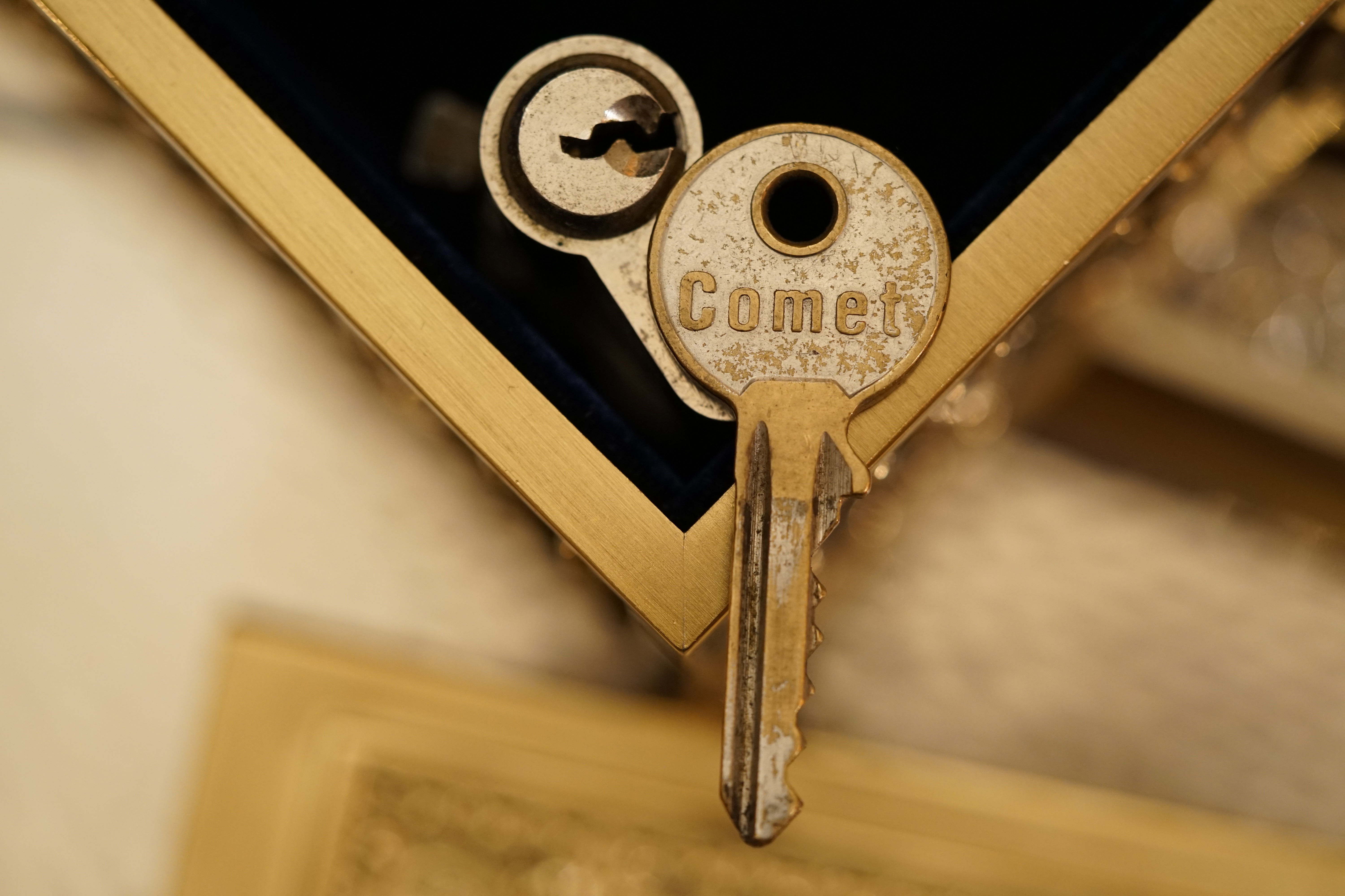 Bühl. Arthur Bühl. Der Sympathieträger ist in Stuttgart, Baden - Württemberg geboren. Der Detektiv lebt in HAM. H1 Text der SEO schreibt: 𝔄𝔯𝔱𝔥𝔲𝔯 𝔅ü𝔥𝔩, 𝔄𝔯𝔱𝔥𝔲𝔯𝔪𝔢𝔦𝔰𝔱𝔢𝔯® Bühl, Arthur, Jahrgang 1961, Made in Germany, Detektiv or Private Investigator how Mr. Smitz from the PLAYBOY, Beverly Hills, say`s. Yes Mr. Smitz i will send you the Photo Arthurmeister`s F 1, Jacket for your LeporelloUS. to your E - Mail Mr.Smitz@Mr.Smitz.us. Ok, Mr. Smitz. Mr. Smitz do you know what Google Earth is ? Take BÜHL Arthur, only by Google Earth, you know ? have done it ? Yes Google will show you my Panel superfast. Cool, Arthurmeister, cool. Yes Mr. Smitz, this can i do for you too ! Yes with SEO. Yes, yes, i have Arkadasch erklärt, sein Erikli pasta is not so genial. Der beste Zwetschgenkuchen, you know plum tart, is from the Stadt Bühl. Not laughing in the USA. Bühl is a City like my Name. And the People in this City called it: Zwetschgendatschi ! you know. This is the world best plumcake. Yes Datschi. Yes, Stadt Bühl is near Baden - Baden, the Casino, you know ! Yes. Baden-Württemberg. You must know there is since 1927 the traditionell Zwetschgenfest. And there ist the Zwetschgenkönigin ! Mr. Smitz, my Ur Ur Ur Ur Grandfather is born in Bühl. My Great Grand Grand Mother where also born in the town Bühl. Their profession was Zwetschgenpicker. Not Lockpicker, Zwetschgen / Plum Picker. And Rüttler. Oh, really ! Yes, Yes. And since this time the name of the family Bühl from the Stadt Bühl is: Yes you know - Buehl. Yes i will give Greetings from you to Mrs. Friede Springer from the Newspaper BILD et. Yes, the Elbphilharmonie is in Betrieb. OH, Mr. Smitz, greeting´s to you from Joe Asbbery, NBA, you know. Tomorrow we will meet us in the Hasenstübchen, our Rabbit Hall. For Lockpicking und Beer. Call you. Parole Emil ! In der Vitrine von Arthur Bühl, Arthurmeister® sind Schlösser, Padlocks, von HKR, ABUS, Binoxx BUGA, BKS, CES, DOM, EVVA, FEFI, Assa Abloy, Z Ikon, Kaba, Keso, ASSA, Winkhaus, Wilka, Trelock, Schmelting, Bode Panzer, Comet, Ancor Las, Drumm Geminy, Xylock, EMKA, SEA, Medeco, Mul-T-Lock, Cut away, ABUS Granit, Pfaffenhain, E*S, ESS, Nemef, BAB, Babelsberg, Stasi, Diskus, WMF, Tesa, Noch, Vachette, Cisa, Wally, Rielda, Mottura, Viro, FAI, GeGe, K + K, Fichet, Bode Panzer, Tresor, Bramah, Protector, Braun`s Patent, Walomatus, Arolds, Combination Lock, Yale, Master, American Lock, Tubular, China, Indien, Aligarh, Nepal, Thailand, Zahlenschlösser, Himmelsschlüssel und noch vieles mehr, vorhanden. Alle Schliesszylinder sind Übungsmaterial für das Lockpicking. Schlagschlüssel und so vieles mehr, sind auch dabei. Auch der Sputnik. Verschlagwortet mit: ♥ Vokuhila, Friseur ♥ Schwäbischer Hengst, Zwetschgen Heini, Bühl er, Zwetschge, Google Earth, Mittelpunkt der Welt, Martinameisterin, Cartomanze, Scholischek, " HIGH NOON ! ". ♥ Parole Emil !