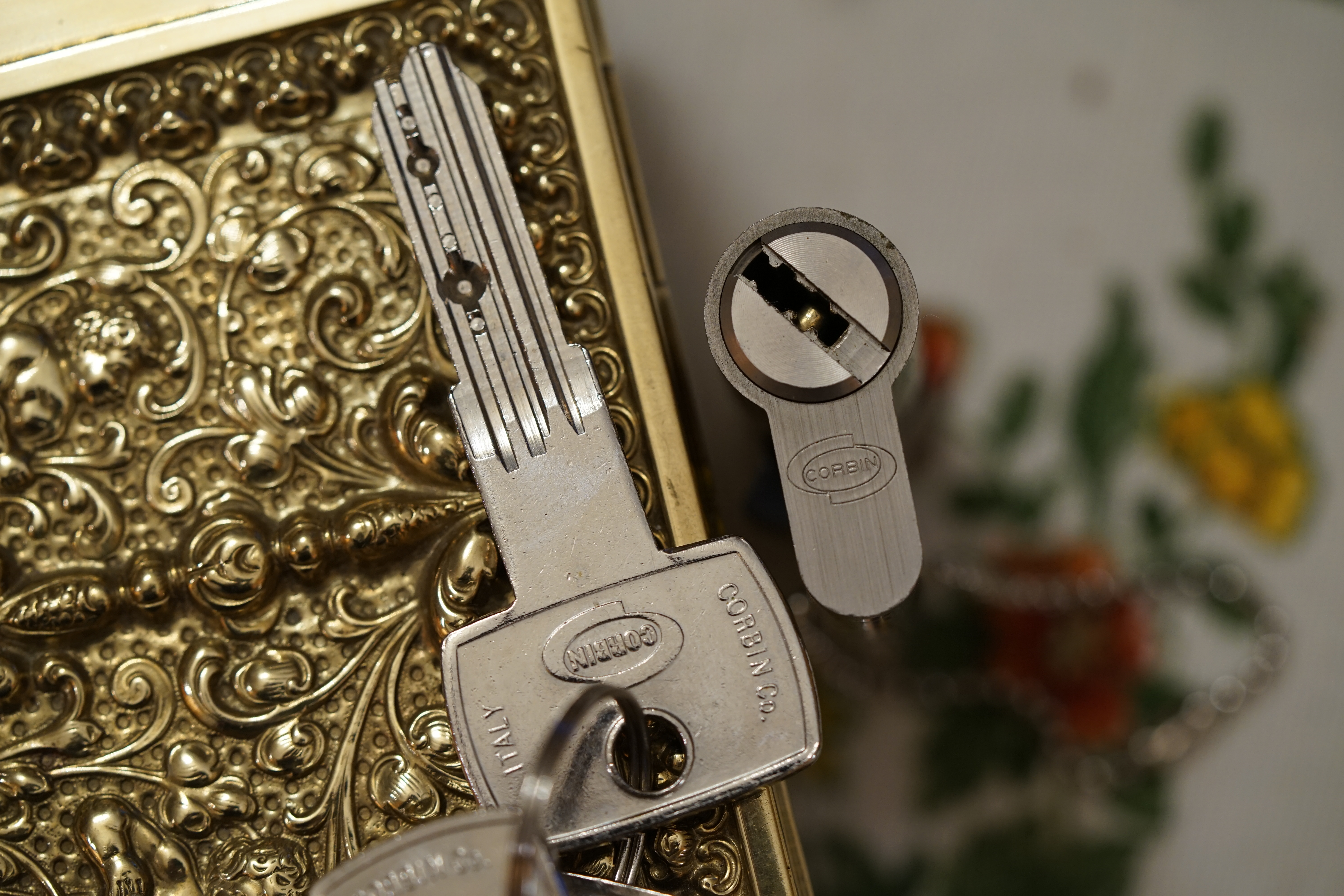 Arthur Bühl, Arthurmeister ®,Lockpickerherz ® Schlossherz ®, Pornomeister ®, neuer SEO Text für 2026 12.00 Mittags im Hasenstübchen. Basketball Bouncing Joe Asberry schreit: Prost ! Die Glocke kingelt ! In Arthurmeister`s Jukebox im Hasenstübchen spielt: Slow Hand von den Pointer Sisters. Ferrari Rudi sitzt am Tresen. Anstatt Helbing trinkt er heute Underberg. Pelle und Heike I machen Stößchen. Justamente klingelt das Telefonino. Der Hannenberger lacht zu Bouncing Joe Asberry: Ich wette mit Dir: Da ruft unser Freund Mr. Smitz vom Playboy an. Arthurmeister geh endlich ran. Die Glocke klingelt. Yes Mr. Smitz, yes, yes Mr. Smitz. Yes great, you know. Yes, yes we have a Party. Yes, yes. Ja: Angela Merkel, die kennen wir. You know: " Bundeskanzlerin ". Giovanni ruft: Bella Donna: Signora Merkel is the CEO of the world. Yes, Yes Mr. Smitz, i will look about her Memoiren. Oh Mr. Smitz ? Her Biographie with her Signature ? OH, Mr. Smitz mit Widmung ? Das wird nicht einfach ! no easy, you know ! Da muß die Glocke aber ein ganzes Wochenende läuten. Prost. Helbing. Yes Mr. Smitz, hands on the heard, you know, difficult ! Arkadasch !!! Smitz U.S.A. braucht die Memoiren von Angela Merkel signiert mit dem Text: Für Mr. Smitz from the Playboy ! Also pass auf: Dein Schwippschwager ist doch Aufsteller bei der Messe. Ja, Buchmesse. Dort hält die Merkel eine Autogrammstunde. Der soll sich dort anstellen mit seinen Kumpani. Ja, der Smitz läßt hier die Glocke läuten. Das gesamte Wochenende. Hannenberger gibt das Passwort: Freibier, Freibier ! Die Glocke läutet jetzt: Helbing ! In Arthurmeister`s Jukebox spielt: The Tramps - Disco Inferno - Orginal Longversion Tony Mendes ! Basketball Bouncing Joe swingt mit dem Kopf mit. Jetzt meint Arkadasch: Oh meine Kumpani trauen sich nicht zu Dr. Angela Merkel. Die haben Angst vor Ihr. Kein Autogramm heißt kein Freibier. Droschkendieter !! Du fährst jetzt zur Buchhandlung, holst drei Biographien von der ollen Merkel, fährst weiter zum Kujau ! Ja, der hat dem Heinemann vom Stern, Hamburg, gefälschte Tagebücher verkauft. Der soll dir in ein Exemplar die Unterschrift der Merkel und die Widmung reinmalen. Sag ihm viele Grüße vom Arthurmeister und Parole Freibier, Freibier ! Dann malt der es dir sofort. Der kann das freudigst. Und sag ihm, das sei für Smitz, Amerika. Aber diesmal soll er keine rosa Tinte verwenden. Dann kommst du wieder her und wir alle unterschreiben das zweite, dann fährst du geschwind rüber nach Fuhlsbüttel, drängelst dich am Luftfrachtschalter vor, läßt die Bücher verpacken und paßt auch auf, das die auch tatsächlich im nächsten Flieger in die U.S.A. reisen. Dann hat er die Bücher, quasi wenn der Flieger landet. Sag denen: Parole: Freibier, Freibier ! Arthur und wozu das dritte Buch ? Du Depp, wenn beim unterschreiben vom zweiten Buch einer draufkotzt oder ein Brandloch reinmacht dann haben wir Ersatz ! Und diesen legen wir dann hinter den Tresen ins Regal und tuen so als hätten wir es gelesen. Es reicht das wir Frau Bundeskanzlerin mit guten, besoffenen, nicht ausgeklügelten, dummen, peinlichen Ratschlägen beraten haben ! Punkt. In Arthurmeister´s Jukebox spielt: Lady von Kenny Rogers. Sir Waschi hat gleich CHARLIE RICH - The most Beautifull Girl in The World, gedrückt. Die Stimmung ist gut. In der Jukebox spielt mittlerweile Aloe Blanc - I need a Dollar. Die Stimmung ist fantastisch ! Jetzt steigert sich die Stimmnung noch als der Nachläufer Roberto Blanco - Caramba, Caracho ein Whiskey, Carambo Caracho ein Gin, verflucht Sacrcameto Dolores und alles ist wieder hin ! In Rio de Janeiro… drückt. Der Noagerlzutzler drückt Roberto Blanco - Der Puppenspieler von Mexico und räumt Gläser ab. Hannenberger reicht schon einmal den Himmelsschlüssel ! Schwerti fragt: Mastertouch und wenn der Dir auf die Schliche kommt ? Du Depp, was glaubst du wenn der erfährt, daß er einen orginalen Kujau, dem Tagebuchfälscher hat, dann läuft der durch Beverly Hills und gibt damit bei jedem an, als sei er The Greatest. Und Du weißt: Die Schriftsachverständigen vom Stern oder von der Bild et und der Heinemann brauchten Monate bis sie diesen Betrug mit dem Verkauf der Tagebücher erkannt haben. In Arthurmeister`s Jukebox spielt: Calvin Harris & Sam Smith: Promises ! und es wird mitgesungen. Das Droschkendieter dann doch nur beim Papierfuzzy im Copy Shop neben an war ? weil der Kujau besoffen war ? Quatsch, kalter Kaffee, der Smitz verhöckert das Buch an Rockefeller. Was glaubst du, warum die Parole Freibier Freibier lautet ? Wir sind hier nicht bei der Wohlfahrt. Ferrari Rudi macht Ralala: Sonntag ist Formel I in Indianapolis. Denkt dran: High Noon ist dann morgens 07.00 Uhr. Die Glocke läutet ununterbrochen. Freibier, Freibier, Freibier, Parole Freibier. Let Michael pass for the Championship ! Das gesamte Hasenstübchen tanzt und platzt aus allen Nähten. In der Jukebox spielt James Last und Orchester: T.S.O.P The Top Sound of Philadelphia ! Prost, Prosit und Stößchen ! Der Hannenberger sieht zufrieden aus. Taged with: Bühler Zwetschge, Bühl Wappen, Zwetschgenhengst, Zwetschgenfest, Meister, Arthur Andreas Bühl, Privatdetektiv. Arthurmeister007@gmail.com