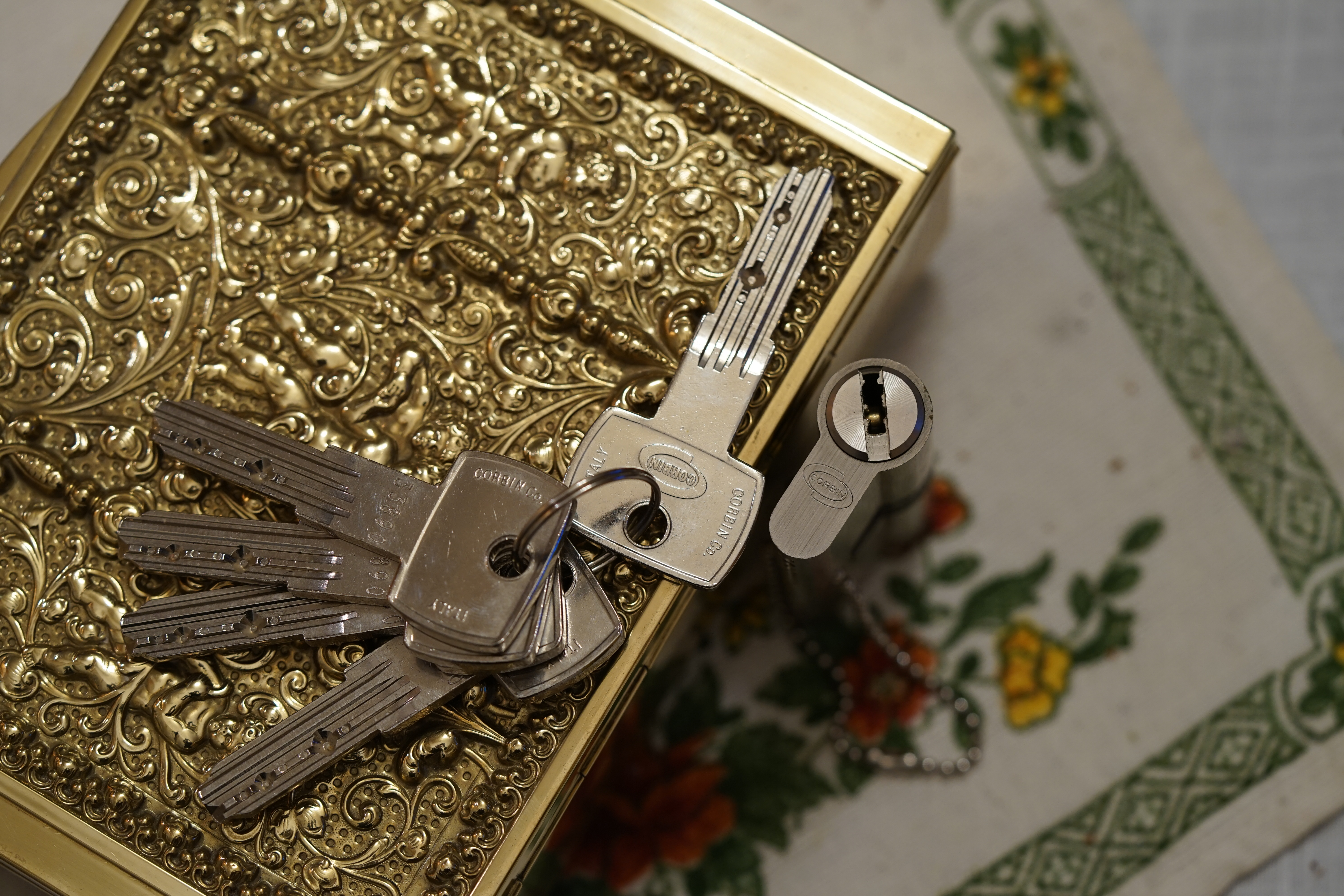 Arthur Bühl, Detektiv aus der Hansestadt Hamburg, Mitglied in den Berufsverbänden BDD, BUDEG, WAD, IKD, stellt beim Vortrag den Lord von Barmbek vor ! Julius Adolf Petersen (* 7. Oktober 1882 in Hamburg als Julius Adolph Petersen[1]; † 21. November 1933 ebenda[2]) war ein Berufsverbrecher und Kneipenwirt in Hamburg-Barmbek, genannt „Lord von Barmbeck“ (Barmbek wurde damals noch mit „ck“ geschrieben). Leben Im Keller dieses Hauses betrieb Petersen seine Kneipe Petersen stammte aus Hamm-Süd. Er wuchs in ärmlichen Verhältnissen auf und zog 1896 mit seinen Eltern in die Heitmannstraße im südlichen Barmbek. Ab 1904 betrieb er eine Kneipe an der Ecke Beim Alten Schützenhof und Bartholomäusstraße, in der Kohlearbeiter und Einbrecher verkehrten. Er wurde der Kopf einer Verbrecherbande, die bis zu 200 Mitglieder gehabt haben soll und die erst „Barmbecker Einbrechergesellschaft“, später „Petersen-Konzern“ genannt wurde. Einige seiner Mitganoven wurden „Lockenfietsche“, „Rabenmax“ oder „Schlachterkarl“ genannt. Seine Kneipe nannte Adolf gerne „Kaschemme“ und sein Werkzeug zum Aufbrechen der Geldschränke „Knabbergeschirr“. Sich selbst nannte er in seinen Lebenserinnerungen (1927 im Gefängnis Fuhlsbüttel geschrieben) einen „bockbeinigen Mephistojünger, dem Fluch der bösen Tat erlegen“. Die Hamburger Polizei legte im Laufe der Zeit 20 Meter Akten über ihn an, 200 Delikte wurden im Laufe der Jahre gegen ihn verhandelt, 400 Personen mussten dabei aussagen, 3000 Haftbefehle wurden nach seinen umfänglichen Geständnissen ausgestellt. Den Beinamen „Lord von Barmbeck“ erhielt er wegen seiner stets korrekten Kleidung und seiner Ganovenehre, nach der geschnappte Bandenmitglieder mit guten Verteidigern und ihre Familien mit Unterstützung versorgt wurden. Aus seiner Ehe mit Helmi Petersen (gleichnamig, aber nicht verwandt) ging sein Sohn Hatzel hervor. Nach seiner Scheidung lebte er mit Frieda Goedje zusammen. 1920 wurde er durch den Überfall auf das Postamt in der Susannenstraße, bei dem er und ein Komplize 221.000 Mark erbeuteten, stadtbekannt. Nach Verbüßung mehrerer mehrjähriger Haftstrafen wegen Einbruch, Diebstahl und Raub erhängte er sich 1933 im Untersuchungsgefängnis. Petersens Lebensgeschichte wurde 1973 von Ottokar Runze unter dem Titel Der Lord von Barmbeck verfilmt. Martin Lüttge spielte die Hauptrolle. Im Jahre 2005 wurde im Hamburger St. Pauli Theater das biographische Stück Der Lord von Barmbeck von Frank Göhre, Ulrich Tukur und Ulrich Waller aufgeführt. In den Jahren 2011 bis 2013 gab es Planungen, das Haus der ehemaligen Kneipe abzureißen. Nach Protesten aus der Anwohnerschaft wurde das Haus unter Denkmalschutz gestellt und ab dem Herbst 2013 aufwendig saniert. Die dabei entstehenden Eigentumswohnungen wurden unter „Lord-von-Barmbeck“ hochpreisig angeboten. Ein Café an der Kreuzung Beim Alten Schützenhof und Bartholomäusstraße ist in Anlehnung an Petersens Spitznamen benannt. Literatur • Petersen, Julius Adolf. In: Franklin Kopitzsch, Dirk Brietzke (Hrsg.): Hamburgische Biografie. Band 2. Christians, Hamburg 2003, ISBN 3-7672-1366-4, S. 319–320. • Julius Adolf Petersen und Helmut Ebeling (Hrsg.): Der Lord von Barmbeck : Das Leben des berüchtigten Ein- und Ausbrechers Julius Adolf Petersen, von ihm selbst erzählt, Rowohlt Verlag, Reinbek bei Hamburg 1973. Weblinks • Literatur von und über Julius Adolf Petersen im Katalog der Deutschen Nationalbibliothek • Marko Rösseler: Im Dezember 1927 - Der Einbrecher Adolf Petersen schreibt im Gefängnis seine Memoiren WDR ZeitZeichen vom 22. Dezember 2022. (Podcast) Die SEO GEISTER rufen: Im Hasenstübchen, Fuhlsbüttel, sind alle Gäste am feiern und bei Helbing fröhlich. Arthur Bühl, der Sympathieträger spricht: Parole Emil !