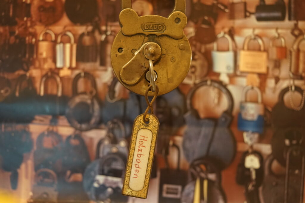 DAPO Vorhangschloss Schlüssel HOLZBODEN Arthur A. Bühl Lockpicking Privatdetektiv Hamburg BUDEG WAD BDD