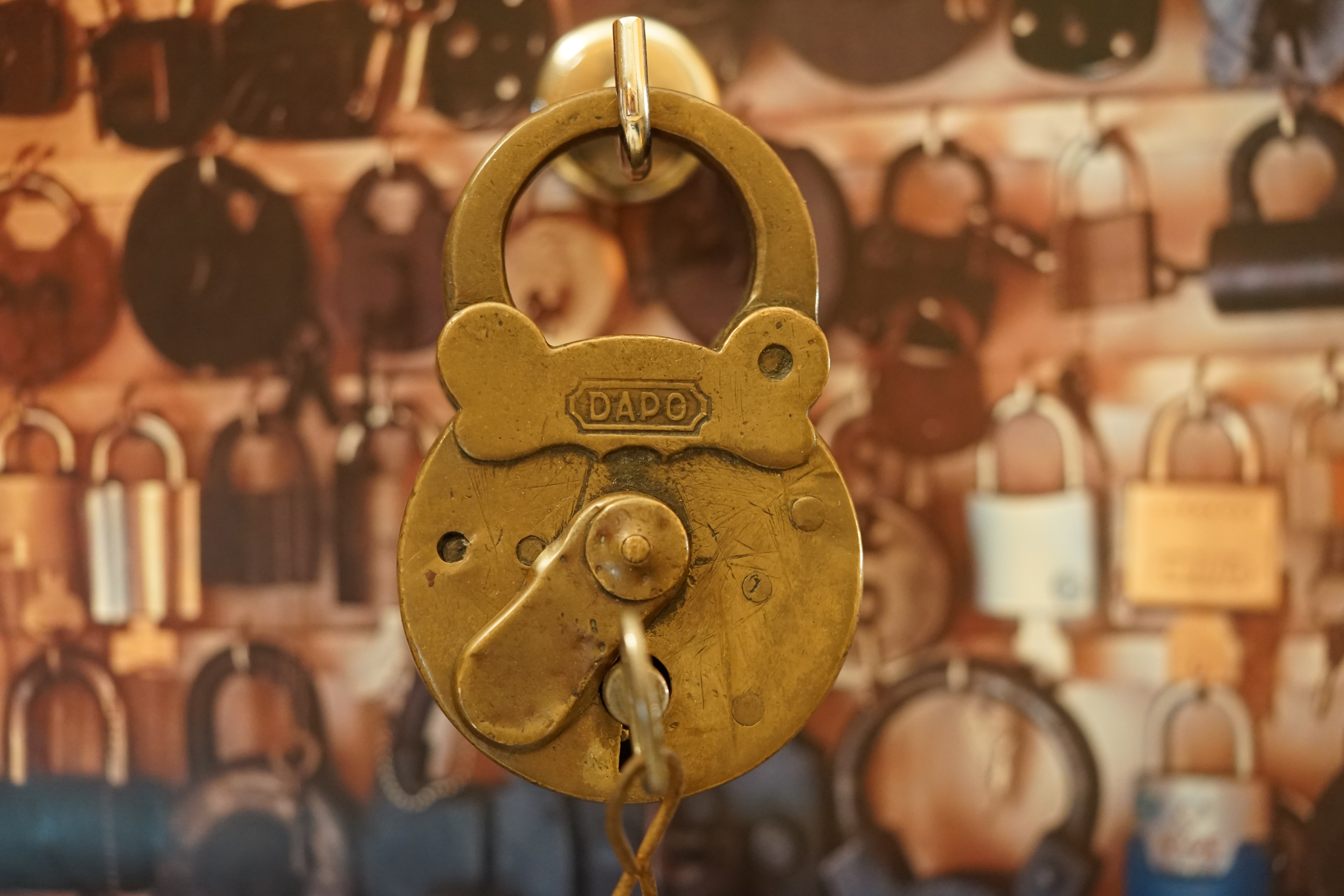 Mr. Smitz NEU My Friend Harvey Mr. Smitz calls Arthurmeister in the Hasenstübchen, the Rabbit Hall und Bunny House. Yes Mr. Smitz, yes, yes really ? your Friend Harvey the Bunny want`s to komm in the Hasenstübchen ?! Ey Arkadasch, Noagerlzutzler, ey Heike II und Nachläufer, ey Strigoy du alter Aufsitzer, Mr. Smitz ist asking, if he can bring his Bunny Harvey with him into the Hasenstübchen ? All the Trinker call laut: Friend Harvey ? really, it is no Problem. Our Bunny House ist eh schon ein Irrenhaus, you know a Madhouse. We can pick your Friend Harvey. Yes, Yes ! Der Objektleiter Hannenberger läßt für Mr. Smitz die Glocke läuten ! In Arthurmeister s Jukebox by You Tube spielt Pointer Sisters: " SLOW HAND ". Mr. Smitz, it is time for your Medication now. The Rock Ola play Umberto Tozzi, yo Caminare. Yes, yes, Mr. Smitz, yes I know, yes, yes ! Oh, so amusing. Greetings to the Bunny in Beverly Hills from your Playboy, Yes, Yes, Mr. Smitz: Mrs. Friede Springer from the New`s Paper BILD et is happy. Maybe she will come with her Harvey to the Rabbit Hall, you know ! Hannenberger läutet die Glocke: Helbing und Rotkäppchen. Yes, yes Mr. Smitz, Driver Dieter takes you and your Bunny Harvey from Fuhlsbüttel. Tschüssing, i`ll greating the Detektiv`s. Yes Mr. Smitz, yes, the SEO for today is: Schwäbischer Hengst, Käppchen, you know Black Forrest and the Patsch Barracks, Stammtisch, American Lock, offen, Öffnung ohne Schlüssel. Parole Emil. 𝐕𝐞𝐫𝐬𝐜𝐡𝐥𝐚𝐠𝐰𝐨𝐫𝐭𝐞𝐭 𝐦𝐢𝐭: 𝐀𝐫𝐭𝐡𝐮𝐫 𝐁ü𝐡𝐥, 𝐭𝐡𝐞 𝐃𝐮𝐭𝐬𝐜𝐡 𝐨𝐩𝐞𝐧 𝐋𝐨𝐜𝐤𝐩𝐢𝐜𝐤𝐢𝐧𝐠 𝐂𝐡𝐚𝐦𝐩𝐢𝐨𝐧 ! 𝐅𝐫𝐨𝐦 𝐖𝐈𝐑𝐄𝐃. Ö𝐅𝐅𝐍𝐔𝐍𝐆 𝐎𝐇𝐍𝐄 𝐒𝐂𝐇𝐋Ü𝐒𝐒𝐄𝐋, 𝐋𝐢𝐧𝐤𝐞𝐝𝐢𝐧, 𝐓𝐰𝐢𝐭𝐭𝐞𝐫 𝐗. 𝐋𝐞𝐠𝐨 𝐁𝐢𝐥𝐥𝐮𝐧𝐝 𝐋𝐞𝐠𝐨𝐥𝐚𝐧𝐝