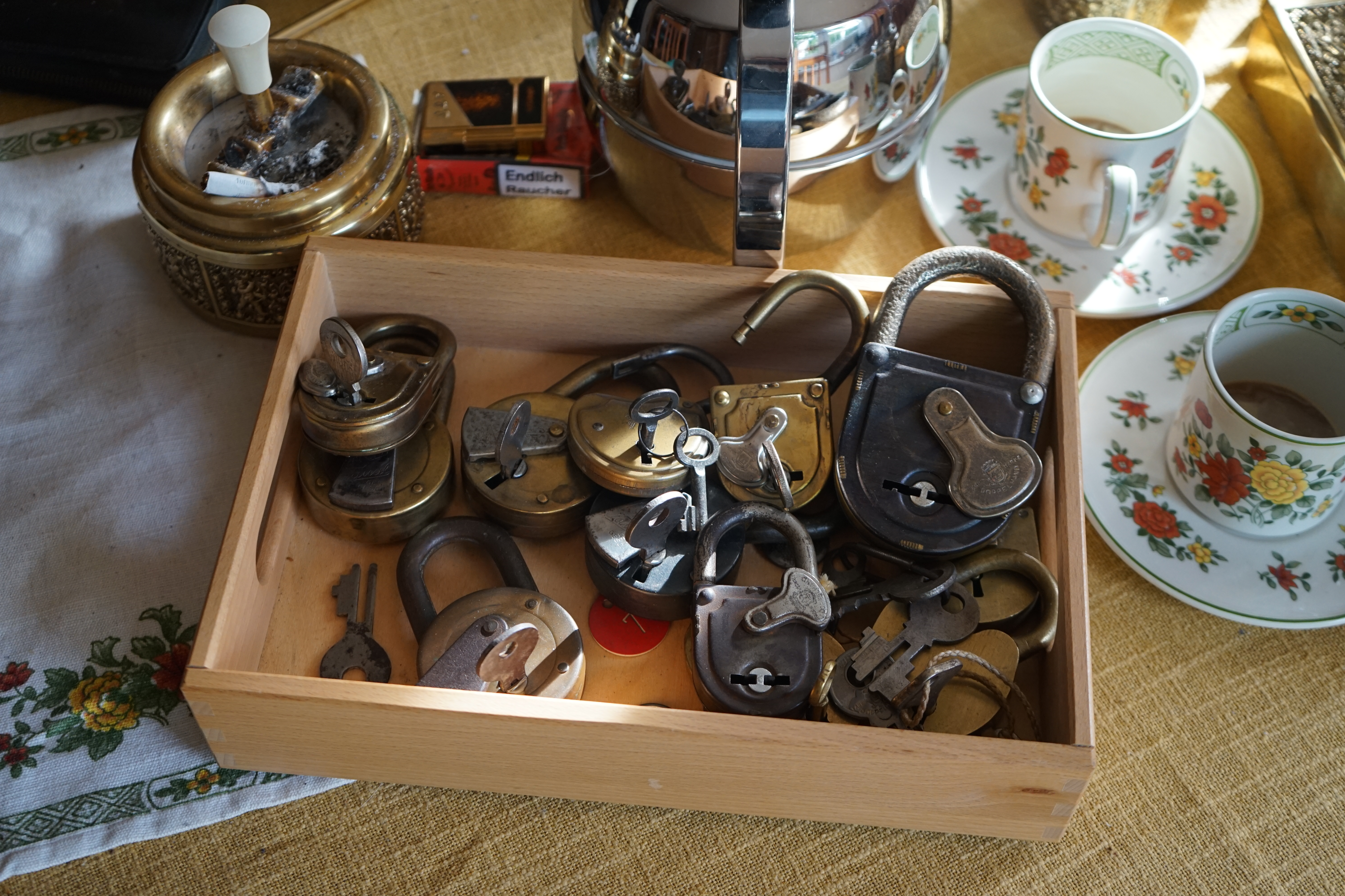 Karussel OFFEN und ZU: 𝔄𝔯𝔱𝔥𝔲𝔯 𝔅ü𝔥𝔩, 𝔄𝔯𝔱𝔥𝔲𝔯𝔪𝔢𝔦𝔰𝔱𝔢𝔯® Arthur Bühl, Jahrgang 1961, Detektiv aus Hamburg, Im Dienste der Wahrheitsfindung unterwegs, betreibt in seiner Freizeit Lockpicking aus Leidenschaft. Der mehrfache Deutsche Meister wird in der WIRED als " Master of Universe " betitelt. In der BILD et ist der Artikel " Herr der Schlösser " abgedruckt. Im Hasenstübchen - Fuhlsbüttel, am Hasenberge, Santa Fu, wird gefeiert. Arthurmeister® stellt seinen Leporello " Der Aufmacher " vor. Der Stammtisch grölt " OFFEN ". Scholischek, Rudi, Heike I, Noagerlzutzler und Arthur prosten sich zu. Die Jukebox auf YouTube spielt Slow Hand ! ♥ Beim Tanzen ruft die Cartomanze " Ey du Sympthieträger, komm mal her " ! Verschlagwortet mit: ♥ Vokuhila, Friseur ♥ Schwäbischer Hengst, Zwetschgen Heini, Bühl er, Zwetschge, Google Earth, Mittelpunkt der Welt, Martinameisterin, Cartomanze, Scholischek, " HIGH NOON ! ". ♥ Parole Emil !