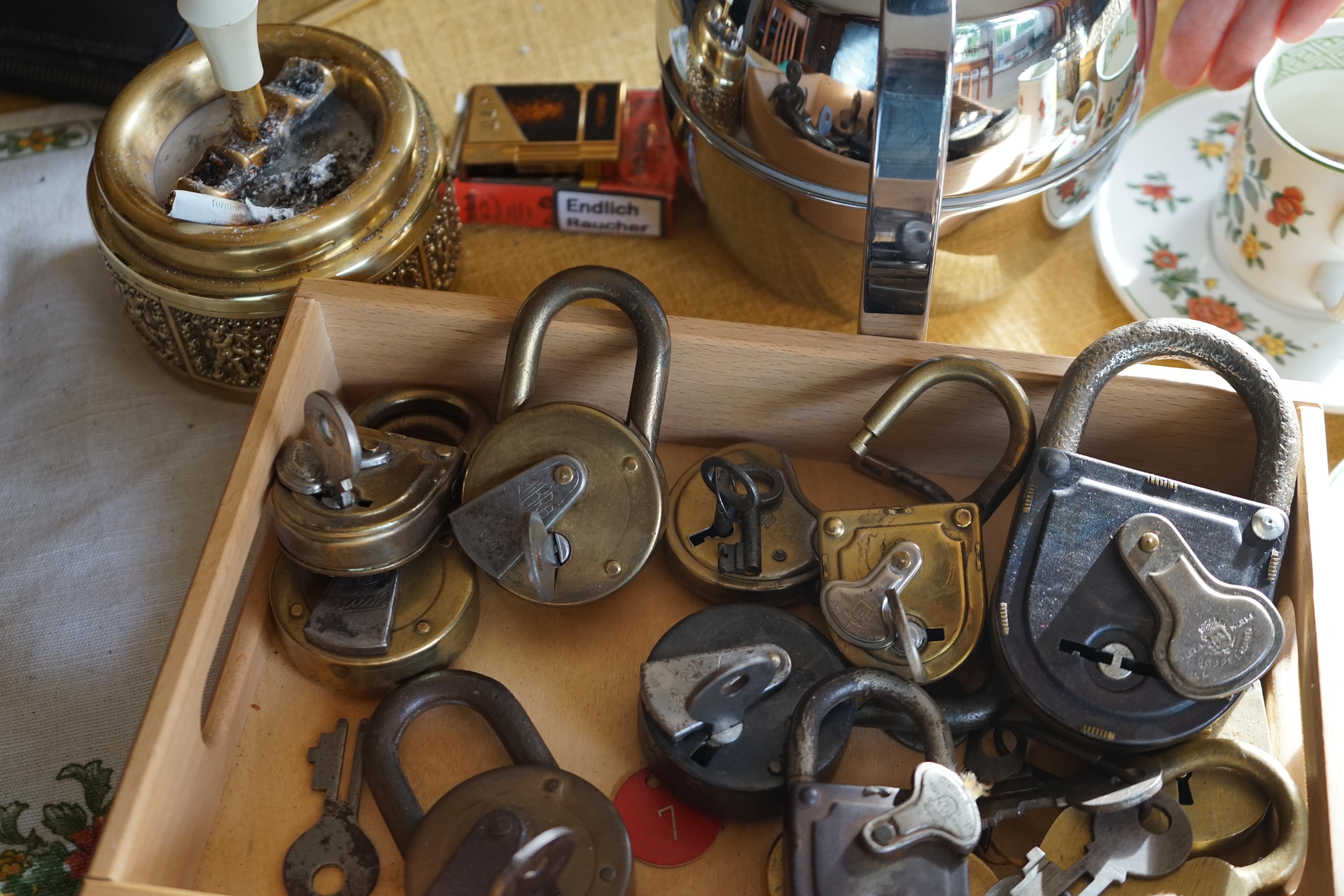 Lockpicker im Einsatz, ASSA ABLOY, Lockpicker Herz, patented by Arthur Bühl. Bühl, Detektiv aus Hamburg öffnet zerstörungsfrei Assa Abloy. Knacken, sägen, Love picking, Künstlerin knackt Liebesschlösser. Lockpicking. Arthur Andreas Bühl, Wiki, Fandom, Arthurmeister ®,Lockpickerherz ® Schlossherz ®, Pornomeister ®, Tagged with: Bühl, Stadt Bühl, Bühler Zwetschge, Bühl Wappen, Bühl Fahne, Bühl Design, Bühl Sign, Bühl Arthur, Zwetschgenhengst, Bühl Zwetschgenfest, Meister Arthur, Meister Porno, Porno Master, Arthur Andreas Bühl, Privatdetektiv, HAM. Bühl. Arthur Andreas Bühl. Hier ist die rasende Uschi von der Bild et und schreibt mit der neuen KI Arthurmeister den neuen SEO Text für 2025. Der Sympathieträger ist in Stuttgart, Baden - Württemberg geboren. Der Detektiv lebt in HAM, ist im Dienste der Wahrheitsfindung unterwegs, BUDEG. H1 Text der SEO schreibt: Hamburger knackte 1000 ( tausend ) Schlösser, Bild Zeitung, Performancekünstler, Xing, Arthurmeister `s Jukebox im Hasenstuebchen, Slow Hand - Pointer Sisters, Joy Flemming. 𝔄𝔯𝔱𝔥𝔲𝔯 𝔅ü𝔥𝔩, 𝔄𝔯𝔱𝔥𝔲𝔯𝔪𝔢𝔦𝔰𝔱𝔢𝔯® VereinsWiki / Fandom, Arthur Bühl. Bühl, Arthur, Jahrgang 1961, Made in Germany, Detektiv or Private Investigator, Performancekünstler und Lockpicker aus Hamburg erzählt in seinem Leporello wahre Geschichten aus dem Hasenstuebchen, Bunny Hall, Stammtisch, Fuhlsbüttel. Kaba Days Im Europapark Rust: Unternehmensschutz im Fokus, dorma kaba, Deutschland, praktische Vorführung von Arthur Buehl, Sportsfreunde. Koksa Vereinsauflösung taz Ein bisschen Ruhe bitte ! Arthur Bühl, der Weltbeste aus Stuttgart mit Wohnsitz im Lockpickermekka Hamburg ist auch Deutscher Meister. slideplayer: but Jesus is the only Masterwho can unlock the human soul. But there is another obvious difference between Arthurmeister and the " Jesusmeister " that connects today´s story to our lives. The tools that Arthur Bühl collected are mostly from the Stasi. Schlossherz, Lockpickerherz, Pornomeister, Bühl Fahne, Bühl Wappen, Bühl Stadt Wappen, UHU Linkedin Arthur Bühl, Arthurmeister, Präsident, Performance, Bundesverband für Detektive und Ermittler, Budeg. Arthur Andreas Bühl, EverybodyWiki Bios&Wiki, 27.03.61,Stuttgart, auch unter dem Pseudonym Arthurmeister bekannt, ist mehrfacher Deutscher Meister im Lockpicking. Koksa.Org Vereinsauflösung, Arthur Bühl, Arthurmeister, Tagesordnung, Mitgliederversammlung Arthurmeister`s Jukebox im Hasenstübchen by You Tube arthurmeister007, Schloßöffnung. Arthurbuehl@Arthurbuehl, X, Erfreulich ! Schlossindustrie und Elite rücken zusammen ! Verein, Sportsfreunde, Arthur Bühl, Erfahrung. FAZ.net Freizeit: Lockpickern bleibt nichts verschlossen - Doch der Beste der Besten hat alle schon besiegt: Der 42 jährige Kaufmann sitzt in Trachtenkleidung vor einer verrosteten alten Kiste. Preview Jesusmeister Homeleticsonline, At the Dutsch open Lock Picking Championship, Arthur Bühl emerged as the champion. No one picks locks as well as he does. Arthurmeister Phila-Locksmith Arthur Bühl Lock Picking Legend, Mr. Bühl, tool, nl, Sneek. Unter Knackern, jungle.world. Welt.de Die Kunst Sclösser ohne Schlüssel zu öffnen, Vereins-Mitbegründer und Vize Präsident trägt seine Leidenschaft schon auf der Krawatte: Sie ist blau mit gelben Schlüsseln drauf. The Master Touch: Lockpicker in the world Arthur Bühl. He`s this six-seven German private Investigator. He has this. The international Competition Whre Master Lock-Pickers… Arthur Bühl, the Dutsch Open Lock-picking champion. Charles Graeber … Arthurmeister standing above them all, with a beer stein in one hand and a cigarette in …. Wired.com Securitylaboratories.org, Arthur Bühl. Phila-locksmith.com - Arthur Bühl Lock Picking Legend, can see intimidating man. Toool, LockCon. Arthurmeister. Hailing from Hamburg, he is among a legion of German lock picker who have estabished their country as one of the top producers of master lock pickers. Slate.com Lock Picking: a arte de arrombar cadeados - Nascido em Hamburgo, o alemao Arthur Bühl é provavelmente um dos nomes mais conhecidos do submundo do lock picking. Conhecido nesse Círculo… Sportsfreunde Slik hacka vi i Norge pa 90-tallet Arthur Bühl PlusPedia, Arthur Andreas Bühl, Legend taz.de Ein bisschen Ruhe bitte Arthur Bühl, der Weltbeste aus Stuttgart mit Wohnsitz im Lockpickermekka Hamburg .. Telefonbuch, Meisterschaften. Jungle.World - Da hat auch Arthur Bühl, genannt " Arthurmeister ", durchaus Chancen auf weitere Titel für seine große Sammlung. " Scheiße ", brüllt der aus … The Lock Busters, Charles Graeber, Schließzylinder, Lock Picking, metallpinnen. Spiegel, Lockpicker: Die schnellsten Schlossknacker Deutschlands. Arthur Meister Bühl, Arthurmeister, ist amtierender Deutscher Meister der Lockpicker. Sein Hobby: Schlösser öffnen - ohne Schlüssel natürlich. media.ccc.de Schlossöffnung bei der Staatssicherheit der DDR ArthurMeister erläutert das operative Vorgehen und die speziellen Werkzeuge zur Schlossöffnung, die von der Staatssicherheit der DDR ……. Flickr Meister Arthur, Arthurmeister / Oberalster VfW Meisterschaft, Picktools.de FoeBud.org Schloß-Öffnen ArthurMeister aus Hamburg, erläutert, wie die Staatssicherheit…. Vortrag Bielefeld. Schlösser knacken: So einfach geht es!!! Gemäß ArthurMeister legt der Verein großen Wert auf den selbstauferlegten Kodex, der sich so… ZDF Lockpicking Reportage Boston Magazine.com The joy Lock Club The Arthurmeister was one of the top lock pickers in the world, and Towne was just a kid,but to everyone`s surprise - most especially to… Lock Picking 101 toool.us live I did vote arthurmeister when i first saw the site bevor the discussion on it startet but only……. Public Domain 147 Schloß-Öffnen ArthurMeister Bühl aus Hamburg, Gründungsmitglied…. Impressioning games Jos and Arthurmeister Aufsperrstunde ArthurMeister, ein Riesenkerl mit süddeutschem Akzent…. blogs.com Jesus, the Lock-Picker! - HOMELETICS - That might be a bit much, but nonetheless they call him the Arthurmeister! and then ther`s the JesusMaster, or Meister, if you will. if you….. Citywide RFID Master Arthurmeister Dezember / 2012 / SSDev Arthurmeister, Workshop, Barry Wels Herr Bühl sagt Danke ! xn-Arthur-bhl-heb.de Arthur Bühl, Detektiv aus Hamburg, Buehl, Siegel. Lockpickerherz.de Pornomeister.de Schlossherz.de Arthurmeister.de Linkedin Arthur Bühl ( Arthurmeister ) - Präsident - Von rechts nach links, Glück bringt`s. X. Linkedin, Detektiv aus Hamburg Acclaimed Lock Picker Explain the Art of Competive Locksport, Schyler Towne, Youtube, Arthurmeister, Gadget Hack. Key Cutting. Master Lock. Datenschleuder. Boston. Jägermeister. Demonstration not for Sale, Muster ohne Wert. Joe Asberry, Bouncing Joe. Angezettelt vom Fanclub. Radio-Eriwan.de Bildbeschreibung, Modula, SEO. Sympathietraeger. Im Prinzip ja, aber…. der Detektiv sei der Gärtner. Bunny Hall, B - Seite Jukebox. Schwarz, rot, gold. Bild Zeitung: Herr der tausend Schlösser. Zeiträuber. Streng vertraulich ! Fandom ! Boston. ABUS, Lock, security. Schlösser und Tresore von Ed Willis, The National Locksmith® - Guide to Modern Safe Locks by Mark Bates Tobias Locks, Safes and Security Markenanmeldung-Pornomeister-®-Praesident-Arthur-Buehl.jpeg Arthur-Buehl-Germany-Wappen-Arthurmeister007@gmail.com-Detektiv-Babyboomer-Sympathietraeger.png 𝔄𝔯𝔱𝔥𝔲𝔯-𝔅ue𝔥𝔩-Wappen-𝔄𝔯𝔱𝔥𝔲𝔯𝔪𝔢𝔦𝔰𝔱𝔢𝔯-®-Von-rechts-nach-links-Glueck-bringts-♥.gif 𝔄𝔯𝔱𝔥𝔲𝔯-𝔅ue𝔥𝔩-𝔄𝔯𝔱𝔥𝔲𝔯𝔪𝔢𝔦𝔰𝔱𝔢𝔯®-Arthur-Buehl-WebTuev®-ges.-gesch.-Die-E-Mail-lautet-Webtuev@WebTuev.de.png Arthur-A.-Buehl-Detektiv-aus-Hamburg-Arthurmeister®-Vitrine-Cut-Lock-veroeffentlicht-Xing-Linkedin-Facebook-Twitter-X.jpg Kaba, Schließzylinder, Zutrittskontrolle, Schlüssel, The Joy Lock Club, Houdini, Keyhole, Schyler, Toool, Lockpicker, Locksport, hulking, Arthurmeister, Linus Yale jr., Convention, Devitent Ollam, Barry Wels, Eddie the wire, Guide to Lockpicking, tools, TSA, approved baggage lock, Pin Tumbler, Medeco, Practical Lockpicking, Jakko Fagerlund, Javadi, open in Thirty Seconds, Sport, Schließkanal, Zylinder läßt sich drehen, Zeitvertreib, Lockcon, Locks, Security, Locksmith, Tool, bump key, Crypto Phone, Arthur Bühl, Charles Graeber, Arthurmeister ! booms Arthurmeister, Champ Julian, Kryptonite, ready to Rock, Lips, Oh, Arthur he sighs, Beer, Rotation, Vereins - Mitbergründer und Vizepräsident Arthur Bühl trägt seine Leidenschaft schon auf der Krawatte, Spardosenschloss, Understatement, Alles eine Frage der Übung, Geselligkeit, Ausdauer, Disziplin, Vertrauen, Ehrgeiz, Entspannung, Sportler, Hacker CCC, Profipickset, knacken, Zigarettenrauch, Unternehmensschutz im Focus, Zutrittskontrolle, Hahn & Kolb, Werkzeuge, Manipulation, Lösungen, Zylinder, Zeitwirtschaft, Presse BOX, Europa - Park, Kaba, Rust, The Joy Lock Club, Schyler Towne, Boston, Magazin, SSD, Arthur Bühl, a private Detektive from Germany, defeatet an all - Star field of Lockpicker´s to capture the aptey, Marc Weber Tobias ! Jesusmeister, Jesusmaster, Performancekünstler Xing, Hamburger Detektiv Arthur Bühl knackte 1000 Schlösser, Bild Zeitung, Steckbrief, wanted, Siegelring, Wappen Stadt Bühl, Bildbezeichnung, Arthurmeister007@gmail.com, Lockpickerherz, Schlossherz, Arthurmeister, Pornomeister, Arthur Bühl sagt: Junge Besen kehren besser, aber wir alten Bürsten kennen jede Ecke - Merzer. Deshalb habe ich keinen Grund ihnen zu glauben = aber sie möchten es so gern ! Bühl Wappen ges.gesch. für Inhaber Arthur A. Bühl: Im Dienste der Wahrheitsfindung. Im Falle eines Falles, klebt UHU aus Bühl wirklich alles und kurze Zeit drauf, ist alles wieder auf ! Arthur Bühl, Detektiv aus Hamburg und Präsident Pornomeister S.A.R.L Stammtisch Parole. Fandom und vendors. Unverkäufliches Musterexemplar. Demonstration and Example not for sale. Tilt 404. Mr. Smitz spricht: Der Weihnachtsmann, der Weihnachtsmann, hat keine Hosen an. Meisterkatze, BUEHL.-Wappen-ges-gesch-Arthur-Andreas-Buehl-DETEKTIV-Germany-HAM-1961-2061-BUEHL.png, Schlossherz-Arthur-Buehl.png, Arthur-Buehl-Detektiv-und-Sympathietraeger-Arthurmeister-®-Von-rechts-nach-links-Glueck-bringts-♥.png, Arthur-Buehl-Ina-Mueller.png, Arthur-Buehl-Detektiv-Hamburg-von-rechts-nach-links-Glueck-bringts-♥.png, Arthur-Buehl-Siegel-Ring-♥-𝔄𝔯𝔱𝔥𝔲𝔯-𝔅ue𝔥𝔩-𝔄𝔯𝔱𝔥𝔲𝔯𝔪𝔢𝔦𝔰𝔱𝔢𝔯®.jpg, LEGO-Billund-𝔄𝔯𝔱𝔥𝔲𝔯-𝔅ue𝔥𝔩-♥-PADLOCK-WIRED-LEGO-Schloss.jpg, Arthur-Buehl-Arthurmeister®-Europa-Open-Kaba-Days-Europapark-Rust.png, Arthurmeister007@gmail.com Arthurmeister-Mastertouch@Arthurmeister-Mastertouch.de Arthurmeister-Slowhand@Arthurmeister-Slowhand.de ArthurBuehl@ArthurBuehl.de Arthurmeister@Arthurmeister.de Pornomeister@Pornomeister.de Schlossherz@Schlossherz.de Lockpickerherz@Lockpickerherz.de Mr.Smitz@Mr.Smitz.us Sympathietraeger@Sympathietraeger.com Arthur-Buehl@Arthur-Buehl.de Unzenziert@Unzenziert.de Hasenstuebchen@Hasenstuebchen.de Cartomanze@Cartomanze.de Martinameisterin@Martinameisterin.de Seogeister@Seogeister.de Seo-Geister@Seo-Geister.de Scholischek@Scholischek.de Web-Tuev@Web-Tuev.de Webseitentuev@Webseitentuev.de Zwetschgenhengst@Zwetschgenhengst.de Tresorherz@Tresorherz.de Legal1001@Legal1001.de Meisterkatze@Meisterkatze.de ArthurAndreasBuehl@ArthurAndreasBuehl.de Arthur-Andreas-Buehl@Arthur-Andreas-Buehl.de Katzenveit@Katzenveit.de Schlosstaster@Schlosstaster.de Schnellauf@Schnellauf.de Securator@Securator.org Raucherherz@Raucherherz.de Leporello@Leporello.us Frauenwirt@Frauenwirt.de Endlich-Raucher@Endlich-Raucher.de EndlichRaucher@EndlichRaucher.de DoubleBrain@DoubleBrain.de Rappermeister@Rappermeister.de meisterArte@meisterArte.de Der-Aufmacher@Der-Aufmacher.de The-Opener@The-Opener.de Geiler-Schwanz@Geiler-Schwanz.de GeileVotze@GeileVotze.de