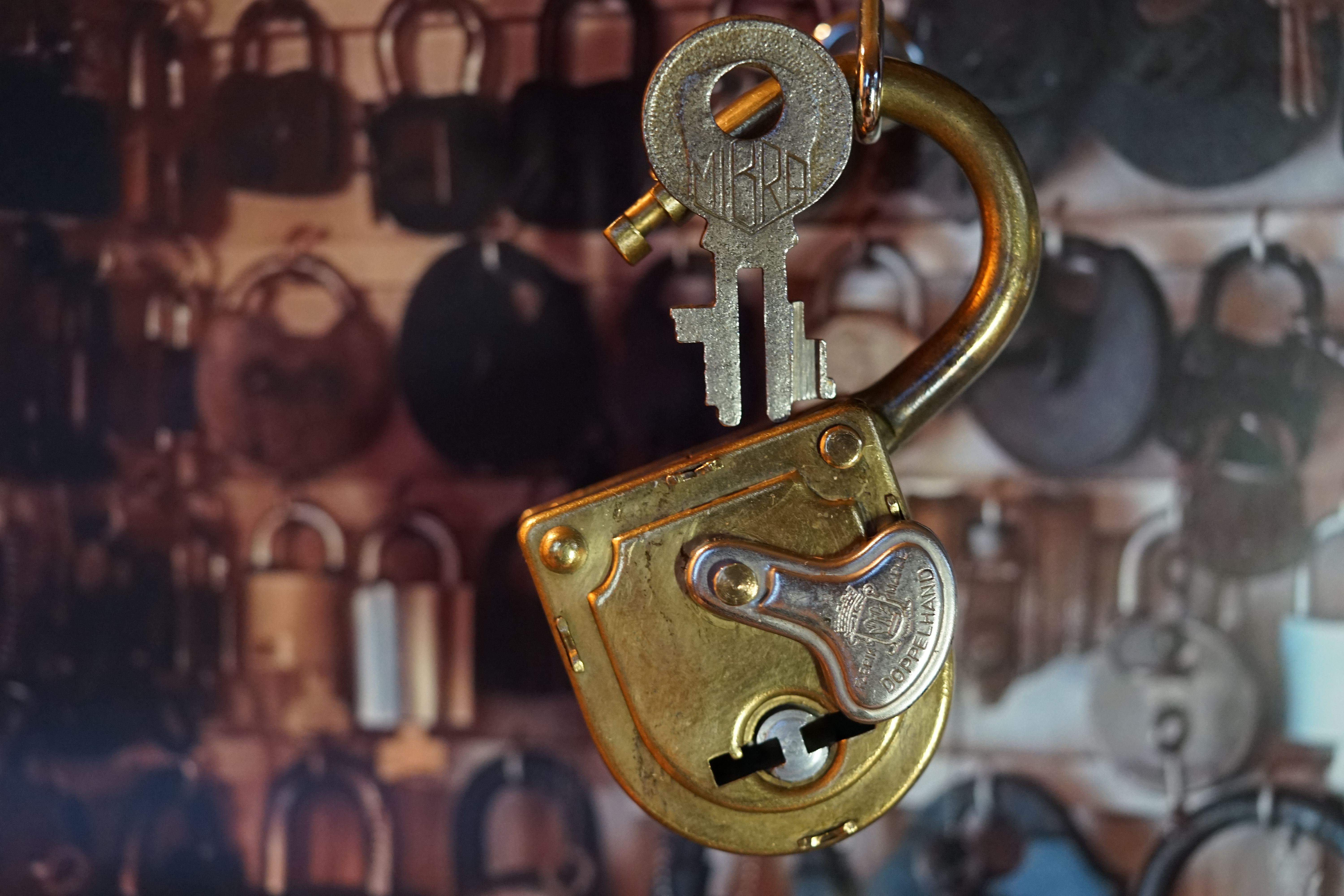 Arthur Bühl, Arthur meister ®, Lockpickerherz ®, Schlossherz ®, Porno meister ® Carsten Jasner, MUT PROBEN ! Das Leben ist tödlich. Aber es muß nicht sterbenslangweilig sein. In diesem Buch werde ich ab Seite 139 in dem Kapitel: Mut zur Lücke, Loch im Tresor. Todsichere Systeme und wie man sie knackt wie folgt beschrieben: Ein Mann mit Pferdeschwanz sitzt hoch konzentriert am Werktisch. Sein Blick ist ins Nichts gerichtet. Für das was er tut, braucht er seine Augen nicht, er sieht mit dem kleinen Stahlhaken zwischen seinen großen Fingern, mit denen er sich einen Weg in das Schicherheitsschloss bahnt. Er gleitet in die ölige Innenwelt, ertastet Wände, Widerstände, Ausbuchtungen. Er fühlt schließlich die genaue Position der Stifte, rastet einen nach dem anderen ein. Diese Momente, sagt der Zweimeter mann, seien " Vorboten zum Orgasmus " ! Arthur Bühl, von seinen zahlreichen Bewunderern " ARTHURMEISTER " genannt, ist einer der Besten bei den Sportsfreunden der Sperrtechnik, einem Verein in dem sich bundesweit rund fünfzehnhundert Mitglieder in sechzehn Ortsgruppen treffen, um in ihrer Freizeit Schlösser zu knacken. Ins Leben gerufen hat den Verein Arthur Bühl und sein Freund Steffen Wernèry, ein Mitbegründer des Caos Computer Club. Digital hacken oder analog knacken - für Wernèry gibt es da keinen Unterschied. Hier wie da treibt ihn der rebellische Reiz, Lücken im System zu finden, die Verkäufer als todsicher preisen. " Doch sicher ist nur, daß alles aufgeht " ! Dafür sort die Lust, die jeder kennt: Schatzkammern zu betreten, Geheimnisse zu entschlüsseln, Widerstände zu überwinden, Verbotenes zu tun, sich Zugang zu veerbogenen Ecken und Winkeln zu verschaffen. Die " Sportsfreunde " treibt diese Lust seit ihrer Kindheit um. Wernèry bog mit zwölf Jahren seinen ersten Dietrich aus einem Kleiderbügel und sperrte seine Lehrer ein. Der kleine Arthur bekam eine Ahnung von seinem Talent, als es ihm gelang, die Spardose schlüssel - und zerstörungsfrei zu entriegeln. Heute triumphiert er als mehrfacher Deutscher Meister im sogenannten Lockpicking, dem Öffnen von Schlössern unter Wettkampfbedingungen. Immerhin siebenundsechzig Jahre lang war das erste Sicherheitschloss der Welt tatsächlich ein Sicherheitsschloss. Der englische Tüftler Joseph Bramah, der so nützliche Dinge erfand wie eine Banknoten - Nummeriermaschine und eine Zapfanlage, die heute noch in britischen Pubs Bier in Gläser sprotzt, ersann 1784 ein Zylinderschloss, daß als unbezwigbar galt - bis 1851 ein professioneller Knacker nach sechzehn Tagen engagierten Stocherns das Ding öffnete. Dieser Akt war ein Schlüsselerlebnis in der Beziehung zwischen Mensch und Mechanik. Ein Sieg der lebendigen Sinne über ein sprödes System - zu einer Zeit, da die Gesellschaft sich dem stampfenden Rhythmus der Industrialisierung unterwarf und der Glaube an das Heil der Technik verdrängte. Lockpicking wurde zu einem populären Sport, der Helden schuf. In den dreißiger Jahren des 20. Jahrhunderts etwa gelangte ein Prister zu Weltruhm, weil er reihenweise sowohl als einbruchsicher gepriesene Tresore als auch " ausbruchsichere " Gefängnisschlösser entriegelte. " Der schwerste Schrank hat seine Schwächen, er läßt sich ohne Müh erbrechen " ! - diese alte Panzerknacker Weisheit hat nach wie vor Gültigkeit; sie hängt über den Köpfen der Hamburger Lockpicker. Arthurmeister braucht für handelsübliche Stiftschlösser, die fast jede Wohnungstür zieren, zwischen zehn Sekunden und fünf Minuten, je nach Hersteller. Bohrmuldenschlösser, die bei der Deutschen Post, auf Flughäfen und in Atomkraftwerken verwendet werden, sind vor ihm ebenso wenig sicher. Er nutzt dabei mechanische Ungenauigkeiten, winzige Spielräume, die sich bei der Herstellung nicht vermeiden lassen und zehnmal dünner sind als ein Haar. Ein paar Mal klickt es, der Meister dreht den Zylinder, streicht seine Haare zurück, steckt sich eine Zigarette an. " Tja " sagt er, " und wenn man dann das Schloss aufkriegt - das ist ein geiles Gefühl ! " Ich habe dann später den Jasner in Berlin angerufen. Bei dem Telefonat kam lediglich heraus er wüßte von dem Interview nichts mehr und wolle auch nichts mehr wissen. Da habe ich noch bemerkt, er hätte auf dem Lockpicking " Bunten Nachmittag " nicht so nerven brauchen, wenn er dann doch so einiges durch den " Tüddel " kriegt. Taged mit: Spiel nicht mit den Schmuddelkindern ! Verzwetschget mit: Bühl Arthur, Bühl Wappen, Bühl Fahne, Bühl Urkunde, Bühl Patent, Bühl achteck, Zwetschgenhengst, Zwetschgenfest, Meister Arthur, Bühler Zwetschge Arthur Andreas Bühl, Detektiv, Privatdetektiv, Hamburg,Germany, Siegel Ring.