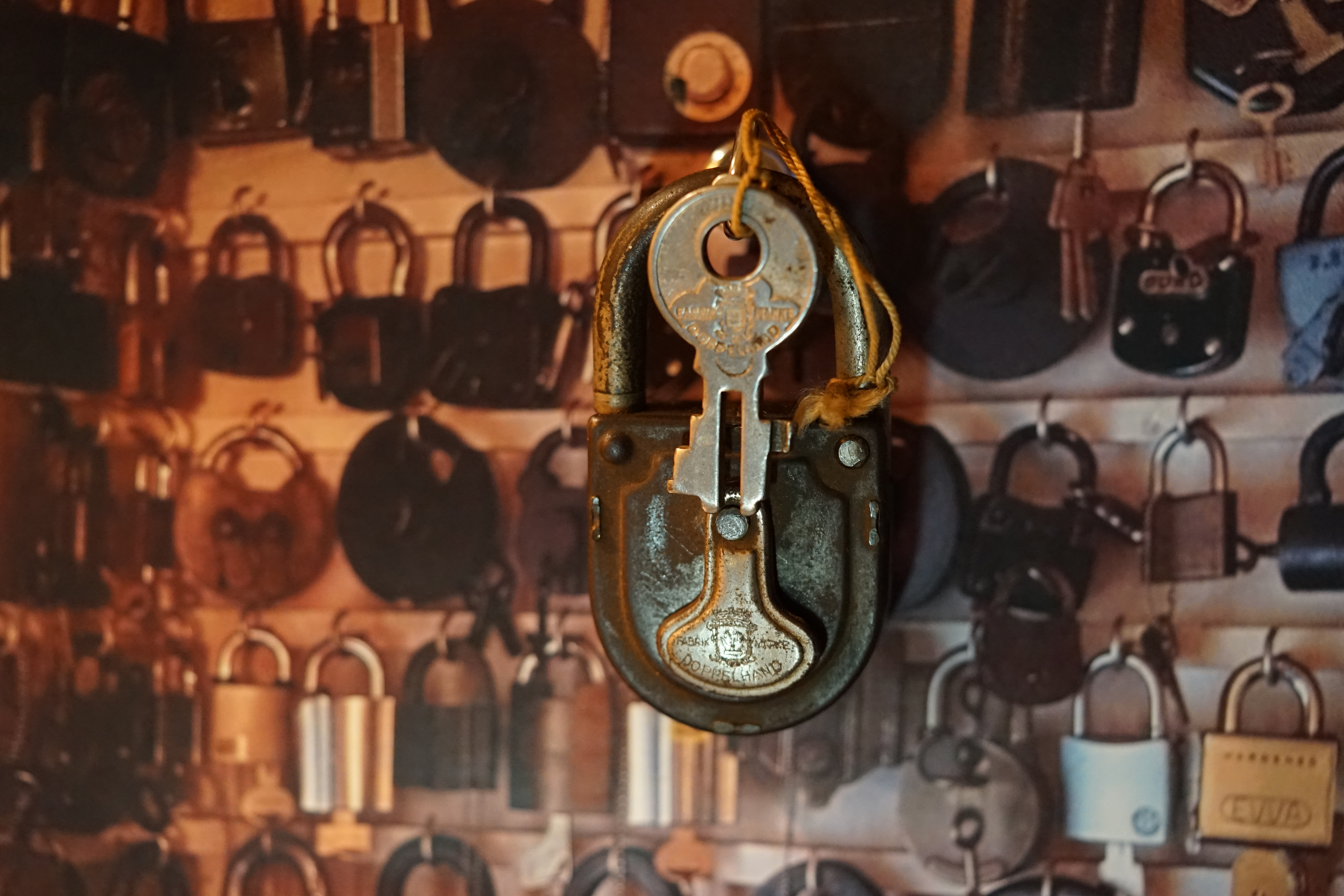 Arthur Bühl, JOE ASBERRY und die B - Seite Arthurmeister`s Jukebox im Hasenstübchen am Hasenberge, Fuhlsbüttel ( HAM ) Hey Joe " Asberry ", ruft F 1 Rudi vom Tresen, Prost und Stößchen ruft Heike III zum Stammtisch. Die Jukebox spielt in voller Lautstärke Mr. Bojangles. Arthurmeister, der Sympathieträger hat bay the way mit einem ABUS Padlock Joe`s Michael Air Jordan`s Basketball bag gesichert ! Auch der Michael Jordan mußte hier im Hasenstübchen das Basketball bouncing Verbot akzeptieren. Formel 1 Rudi schreit: Bouncing darf und kann hier nur ein Michael Schumacher. Die Cartomanze meint, ein Ralf Schumacher auch ! Prost Weizen, Stößchen, Käppchen, ASBERRY !!! Die Jukebox by Youtube spielt " Slow Hand ". Joe, du rascal belehre uns nicht schon wieder. Wir sind hier in der Rabbit Hall and smoking is good for your drunken head. Prosit, Cheer`s, Salute, Gin Gin, altüst, sante` und Viva ! Hoch die Tassen ! Am Tresen läutet die Glocke. Der Rotamint der blinkt. Drei Tage war der JOE krank, jetzt trinkt und raucht er wieder. Gott sei Dank ! In der Zwischenzeit haben Mittrinker an der neuen Jukebox B - SEITE im Hasenstübchen eine Bass - Boom - Boom - Box angeschlossen. In voller Lautstärke sind jetzt Sounds wie I Love America von Patrick Juvet, Pointer Sisters - Slow Hand, Bryan Ferry - Don`t stop the Dance, UB 40 - Kingston Town, Jimmy Sommerville - To love somebody, Bob Marley & The Wailers - Jammin, Shaft - Isaac Hayes - The Late Show with David Lettermann zu hören. Heike !! drückt dann Roberto Blanco - Der Puppenspieler. Schwerti hält mit Amanda Lear - Queen of China - Town, dagegen. F 1 Rudi drückt: Element of Crime - Delmenhordt und ein weiteres von Element of Crime - Am ersten Sonntag nach dem Weltuntergang. Sir Washi drückt unsere Ina Müller - Sowas passiert mir heut nicht mehr und Roger Wittaker - Du wirst alle Jahre schöner ! Prost ! Rotkäppchen, Stößchen, Hallöchen ! Rudi mein Ralalla. Jetzt kommt unsere Disco Fraktion an die Reihe. Der Auftackt: Gary Low - La Colegiala, Bobby O - She has the way, Bonny M. Sunny. Die ersten Gäste im Hasenstübchen fangen an zu tanzen. Whre do i Begin - Love Story 1971, Dionne Warwick - Heartbreaker, Sweet Sensation - Sad sweet dreamer, und natürlich Lobo - I`d Love You To Want Me - Top Pop wurden in Folge gedrückt. Immer diese Drücker: Bad Boys Blue - You`re a Woman 1985, Pointer Sisters - I´m so Excited Live, Lipps Inc. - How Long, Chic - Le Freak folgten. Die Glocke läutet - die Gläser klingen. Der Hannenberger freut sich. Auf der dieser Party wird jetzt in der Juke Box B - Seite die Musik von: Duck Sauce vs Boney M - Barbara Streisand Go Home VIVA DISCO MIX, Pargo - You And Me, Telex - Moskow Diskow, TEQUILA - BO BOSS, Geil - Bruce & Bongo gespielt. Die Glocke am Tresen läutet wieder: Parole Freibier ! Electrica Salsa OFF, Space - Magic Fly, Neja - Restless - Bum Bum Radio Edit, bringen richtig Stimmung in die Bude. Heike will unbedingt ihren GAZEBO - Masterpiece in der 12" Version hören. My Heart Goes Boom in der Xrended Club Version, das FPI Project - Rich in Paradiese - Going Back To My Roots, Boys Town Gang - Can`t Take My Eyes Of You und Evelyn Thomas mit High Energy bringen weitere Performace ! Pony´s und Weizen. Fassbier, Freibier, Helbing ! und GabiKo. Der Eintieg erfolgt wieder bei: Sister Sledge - All American Girls, Bumblebee Unlimited - LADY BUG, Gary Low - You ar danger in der Extended Version von 1982 und Camouflage - Love is a shield. Prost und Prösterchen: bei Alle Farben & ILIRA - FADING wird auf den Bänken getanzt. Natürlich auch noch bei P. Lion - Happy Children und Girlie - Girlie von Sophia George. Bei Sandra - Little Girl gehen die ersten in den Nebenraum. French Affair - SEXY ! Philly Vanilli - Viagra Sex Machine, Marvin Gaye - Sexual Healing lassen Hannenberger das gezapfte in den Nebenraum bringen. Hannenberger schwitzt ! Die Glocke läutet: Umsatz ! Gary Moore - This Flight Tonight, Golden Earring - Radar Love und GIANNA NANNINI - AMERICA läuten eine weitere Runde ein. Schwerti und Bouncing Joe Asberry sind am rocken: Led Zepplin - Stairway To Heaven Live, IRON BUTTERFLY - IN A GADDA DA VIDA ! Bier, mehr Bier ! am besten Freibier ! Der Song: The Doors - Light My Fire verlangt nach mehr Bier. Bei unserem Willy DeVille - Heaven Stood Still schauen die Säufer in den Spiegel. Bei Diana Ross mit: Touch Me In The Morning will aber keiner aufwachen. Pony`s und Stösschen`s ! Nachher um 11.00 ist wieder High - Noon ! Dann geht`s von vorn los: SLOW HAND und ARTHURMEISTER MASTERTOUCH ! Heute schlägt der Noagerlzutzler zusammen mit dem Arkadasch den SEO vor: Balla coi miti, Tanz mit den Legenden, Grüße an Radio Sabbia nach Riccione / Italy in die Via Veneto 3, I 47 838 Riccione. Luigi del Bianco !!! APERTO !!! Der F 1 Rudi schreit: Helbing ! Arthur du mußt noch Bild ungsfern, schwupp di wupp - OFFEN, Musik, Music, Arthur Meister poke arround Houdini, Telefon, Telefonbucheintrag, gelbe Seiten, örtliche, MUT PROBEN, Carsten Jasner, Das Leben ist tödlich. Aber es muß nicht sterbenslangweilig sein ! Tazelwurm schreit Pelle Pelz. Heinz Schenk, Käffchen und Schnittchen werden noch genannt. Der Och will das auch Bettnässer und mit zweifelhafter Hygiene hier steht. Der Scholischek darf sich zu Wort melden: Biene Maja, getestet, TÜV, DEKRA, FRISEUR ! CARAMBA ! Verschlagwortet mit: Arthur Bühl, Detektiv, the dutch open Lockpicking Champion ! From WIRED. ÖFFNUNG OHNE SCHLÜSSEL, Linkedin Joe Asberry, F 1 Rudi, Heike IV, Stößchen, Sir Washi, Nachläufer, Skat, Twitter X. Basket Ball Bouncing Verbot, Arthurmeister, Raucher, Roth - Händle, Stadt Lahr - Bühl, Schwarzwald, Black Forest, Rotkäppchen you know Mr. Smitz, Sorte Schwäbischerhengst.de is großfruchtig und süss. Buhl er Zwetschge. No, only woman has Pflaumen ♥. Wilhelm Busch ! Verschlagwortet mit: Arthur Bühl, Detektiv, the dutch open Lockpicking Champion ! From WIRED. ÖFFNUNG OHNE SCHLÜSSEL, Linkedin Joe Asberry, Twitter X. Basket Ball Bouncing Verbot, Arthurmeister, Raucher, Roth - Händle, Stadt Lahr - Bühl, Schwarzwald, Black Forest, Rötkäppchen you know Mr. Smitz, Sorte Schwäbischerhengst.de is großfruchtig und süss. Buhl er Zwetschge. No, only woman has Pflaumen ♥. Wilhelm Busch 𝐋𝐞𝐠𝐨 𝐁𝐢𝐥𝐥𝐮𝐧𝐝 𝐋𝐞𝐠𝐨𝐥𝐚𝐧𝐝 𝗩𝗲𝗿𝘀𝗰𝗵𝗹𝗮𝗴𝘄𝗼𝗿𝘁𝗲𝘁 𝗺𝗶𝘁: 𝗔𝗿𝘁𝗵𝘂𝗿 𝗕ü𝗵𝗹, 𝘁𝗵𝗲 𝗗𝘂𝘁𝘀𝗰𝗵 𝗼𝗽𝗲𝗻 𝗟𝗼𝗰𝗸𝗽𝗶𝗰𝗸𝗶𝗻𝗴 𝗖𝗵𝗮𝗺𝗽𝗶𝗼𝗻 ! 𝗙𝗿𝗼𝗺 𝗪𝗜𝗥𝗘𝗗. Ö𝗙𝗙𝗡𝗨𝗡𝗚 𝗢𝗛𝗡𝗘 𝗦𝗖𝗛𝗟Ü𝗦𝗦𝗘𝗟, 𝗟𝗶𝗻𝗸𝗲𝗱𝗶𝗻, 𝗧𝘄𝗶𝘁𝘁𝗲𝗿 𝗫. 𝗟𝗲𝗴𝗼 𝗕𝗶𝗹𝗹𝘂𝗻𝗱 Verschlagwortet mit: Arthur Bühl, the Dutsch open Lockpicking Champion ! From WIRED. ÖFFNUNG OHNE SCHLÜSSEL, Linkedin, Twitter X. 𝔄𝔯𝔱𝔥𝔲𝔯 𝔅ü𝔥𝔩, 𝔄𝔯𝔱𝔥𝔲𝔯𝔪𝔢𝔦𝔰𝔱𝔢𝔯® Verzwetschget mit: ♥ Vokuhila, Friseur ♥ Schwäbischer Hengst, Zwetschgen Heini, Bühl er, Zwetschge, Google Earth, Mittelpunkt der Welt, Martinameisterin, Cartomanze, Scholischek, " HIGH NOON ! ". ♥ Parole Emil ! SEO LOTTO 𝔄𝔯𝔱𝔥𝔲𝔯 𝔅ü𝔥𝔩, 𝔄𝔯𝔱𝔥𝔲𝔯𝔪𝔢𝔦𝔰𝔱𝔢𝔯® Verschlagwortet mit: Arthur Bühl, Arthurmeister® Arthur ♥ Schwäbischer Hengst, Buhl, Zwetschgen Heini, Artur, Buehl er, Zwetschge, Made in Germany, Born 1961, Sympathieträger, Google Earth, Mittelpunkt der Welt, Pflaumen, Arkadasch, Datschi, ♥ Martinameisterin, Cartomanze, Scholischek, " HIGH NOON ! ", ♥ ♥ Vokuhila ♥ Parole Emil ! SEO Bühl Zwetschge ♥ 𝔄𝔯𝔱𝔥𝔲𝔯 𝔅ü𝔥𝔩, 𝔄𝔯𝔱𝔥𝔲𝔯𝔪𝔢𝔦𝔰𝔱𝔢𝔯® 𝗩𝗲𝗿𝘇𝘄𝗲𝘁𝘀𝗰𝗵𝗴𝗲𝘁 𝗺𝗶𝘁: 𝔄𝔯𝔱𝔥𝔲𝔯 𝔅ü𝔥𝔩, 𝗔𝗿𝘁𝗵𝘂𝗿𝗺𝗲𝗶𝘀𝘁𝗲𝗿, 𝗥𝗮𝘂𝗰𝗵𝗲𝗿, 𝗥𝗼𝘁𝗵 - 𝗛ä𝗻𝗱𝗹𝗲, 𝗦𝘁𝗮𝗱𝘁 𝗟𝗮𝗵𝗿 - 𝗕ü𝗵𝗹, 𝗦𝗰𝗵𝘄𝗮𝗿𝘇𝘄𝗮𝗹𝗱, 𝗕𝗹𝗮𝗰𝗸𝗳𝗼𝗿𝗲𝘀𝘁, 𝗥𝗼𝘁𝗸ä𝗽𝗽𝗰𝗵𝗲𝗻 𝘆𝗼𝘂 𝗸𝗻𝗼𝘄 𝗠𝗿. 𝗦𝗺𝗶𝘁𝘇, 𝗦𝗼𝗿𝘁𝗲 𝗦𝗰𝗵𝘄ä𝗯𝗶𝘀𝗰𝗵𝗲𝗿𝗵𝗲𝗻𝗴𝘀𝘁.𝗱𝗲 𝗶𝘀 𝗴𝗿𝗼ß𝗳𝗿𝘂𝗰𝗵𝘁𝗶𝗴 𝘂𝗻𝗱 𝘀ü𝘀𝘀. ♥ 𝗡𝗼, 𝗼𝗻𝗹𝘆 𝘄𝗼𝗺𝗮𝗻 𝗵𝗮𝘀 𝗣𝗳𝗹𝗮𝘂𝗺𝗲𝗻 ♥ 𝗞𝗹𝗲𝗶𝗻𝘁𝗶𝗲𝗿𝘇ü𝗰𝗵𝘁𝗲𝗿𝘃𝗲𝗿𝗲𝗶𝗻. 𝗗𝗶𝗲 𝗘 - 𝗠𝗮𝗶𝗹 𝗹𝗮𝘂𝘁𝗲𝘁: 𝗔𝗿𝘁𝗵𝘂𝗿𝗺𝗲𝗶𝘀𝘁𝗲𝗿@𝗔𝗿𝘁𝗵𝘂𝗿𝗺𝗲𝗶𝘀𝘁𝗲𝗿.𝗱𝗲 𝗗𝗶𝗲 𝗘 - 𝗠𝗮𝗶𝗹 𝗹𝗮𝘂𝘁𝗲𝘁: 𝗔𝗿𝘁𝗵𝘂𝗿𝗔𝗻𝗱𝗿𝗲𝗮𝘀𝗕𝘂𝗲𝗵𝗹@𝗔𝗿𝘁𝗵𝘂𝗿𝗔𝗻𝗱𝗿𝗲𝗮𝘀𝗕𝘂𝗲𝗵𝗹.𝗱𝗲 Verschlagwortet mit Bühl er Zwetschge, Zwetschgenhengst, Pflaume, plum, Erikli, prugna torta, Datschi, süss. ♥ Zwetschgen Heini verschlagwortet mit: ♥ Vokuhila, Friseur ♥ Schwäbischer Hengst, Zwetschgen Heini, Bühl er, Zwetschge, Google Earth, Mittelpunkt der Welt, Martinameisterin, Cartomanze, Scholischek, " HIGH NOON ! ". ♥ Parole Emil ! 𝔄𝔯𝔱𝔥𝔲𝔯 𝔅ü𝔥𝔩, 𝔄𝔯𝔱𝔥𝔲𝔯𝔪𝔢𝔦𝔰𝔱𝔢𝔯® In der Vitrine von Arthur Andreas Bühl, Arthurmeister sind Schlösser, Padlocks, von ABUS, BKS, CES, DOM, EVVA, Assa Abloy, Z Ikon, Kaba, Keso, ASSA, Winkhaus, Wilka, Trelock, Schmelting, Bode Panzer, Ancor Las, Drumm Geminy, Xylock, SEA, Medeco, Mul-T-Lock, Cut away, ABUS Granit, Pfaffenhain, E*S, ESS, Nemef, BAB, Babelsberg, Stasi, Diskus, WMF, Tesa, Vachette, Cisa, Wally, Rielda, Mottura, Viro, FAI, GeGe, Fichet, Bode Panzer, Tresor, Bramah, Protector, Braun`s Patent, Walomatus, Arolds, Combination Lock, Yale, Master, American Lock, Tubular, China, Indien, Aligarh, Nepal, Thailand, Zahlenschlösser, Himmelsschlüssel und noch vieles mehr, vorhanden. Alle Schliesszylinder sind Übungsmaterial für das Lockpicking. Schlagschlüssel sind auch dabei. Das Trabbi Tool, Stasi, natürlich auch. Verschlagwortet mit Buehl, Buhl, Rotkäppchen, Zwetschgenhengst, Zwetschge SEO Jahrgang 1961 Verschlagwortet mit: Arthur Bühl, Arthurmeister® Arthur ♥ Schwäbischer Hengst, Buhl, Zwetschgen Heini, Artur, Buehl er, Zwetschge, Made in Germany, Born 1961, Sympathieträger, Google Earth, Mittelpunkt der Welt, Pflaumen, Arkadasch, Datschi, ♥ Martinameisterin, Cartomanze, Scholischek, " HIGH NOON ! ", ♥ ♥ Vokuhila ♥ Parole Emil ! SEO Vitrine Alternativtext: ♥ 𝔄𝔯𝔱𝔥𝔲𝔯 𝔅ü𝔥𝔩, 𝔄𝔯𝔱𝔥𝔲𝔯𝔪𝔢𝔦𝔰𝔱𝔢𝔯®