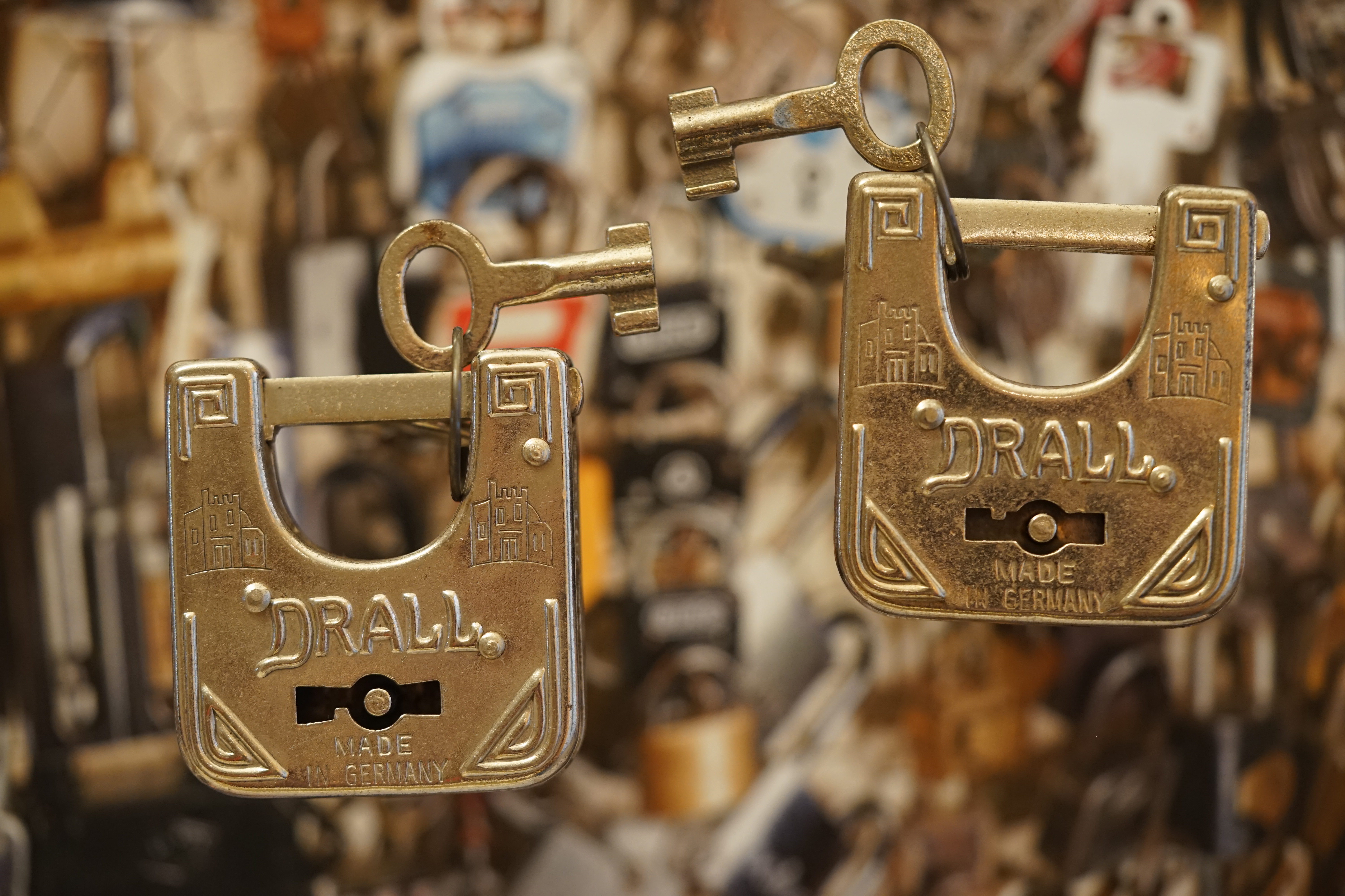 SEO Bühl Wappen Bühl. Arthur Andreas Bühl. Der Sympathieträger ist in Stuttgart, Baden - Württemberg geboren. Der Detektiv lebt in HAM. H1 Text der SEO schreibt: 𝔄𝔯𝔱𝔥𝔲𝔯 𝔅ü𝔥𝔩, 𝔄𝔯𝔱𝔥𝔲𝔯𝔪𝔢𝔦𝔰𝔱𝔢𝔯® Bühl, Arthur, Jahrgang 1961, Made in Germany, Detektiv or Private Investigator how Mr. Smitz from the PLAYBOY, Beverly Hills, say`s. Yes Mr. Smitz i will send you the Photo Arthurmeister`s F 1, Jacket for your LeporelloUS. to your E - Mail Mr.Smitz@Mr.Smitz.us. Ok, Mr. Smitz. Mr. Smitz do you know what Google Earth is ? Take BÜHL Arthur, only by Google Earth, you know ? have done it ? Yes Google will show you my Panel superfast. Cool, Arthurmeister, cool. Yes Mr. Smitz, this can i do for you too ! Yes with SEO. Yes, yes, i have Arkadasch erklärt, sein Erikli pasta is not so genial. Der beste Zwetschgenkuchen, you know plum tart, is from the Stadt Bühl. Not laughing in the USA. Bühl is a City like my Name. And the People in this City called it: Zwetschgendatschi ! you know. This is the world best plumcake. Yes Datschi. Yes, Stadt Bühl is near Baden - Baden, the Casino, you know ! Yes. Baden-Württemberg. You must know there is since 1927 the traditionell Zwetschgenfest. And there ist the Zwetschgenkönigin ! Mr. Smitz, my Ur Ur Ur Ur Grandfather is born in Bühl. My Great Grand Grand Mother where also born in the town Bühl. Their profession was Zwetschgenpicker. Not Lockpicker, Zwetschgen / Plum Picker. And Rüttler. Oh, really ! Yes, Yes. And since this time the name of the family Bühl from the Stadt Bühl is: Yes you know - Buehl. Yes i will give Greetings from you to Mrs. Friede Springer from the Newspaper BILD et. Yes, the Elbphilharmonie is in Betrieb. OH, Mr. Smitz, greeting´s to you from Joe Asbbery, NBA, you know. Tomorrow we will meet us in the Hasenstübchen, our Rabbit Hall. For Lockpicking und Beer. Call you. Parole Emil ! H1 Text der SEO schreibt weiter: 𝔄𝔯𝔱𝔥𝔲𝔯 𝔅ü𝔥𝔩, 𝔄𝔯𝔱𝔥𝔲𝔯𝔪𝔢𝔦𝔰𝔱𝔢𝔯® Herr Arthur Bühl, kritischer Detektiv aus der Hansestadt Hamburg, bereitet sich auf ein Interview mit der BILD et vor. Bei Babsi und Gina in Fuhlsbüttel wird ihm zuvor der Vokuhila geschnitten. Herr Arthur Bühl wurde schon in der BILD et als " Herr der Schlösser " beschrieben. " Ein bisschen Ruhe bitte " schreibt Jan Freitag von der TAZ. Er erwähnt auch eine Mustertür by Wendt. Es wird darin herumgeprökelt. Selbst Arthur Bühl, der weltbeste aus dem Lockpicker Mekka Hamburg, betreibt pures Understatement, weil er sein Schloss in nur 20 Sekunden " geknackt " hat. Charles Graeber von der Wired.com beschreibt in seinem Artikel Master Lock - Pickers do bottle Arthur Bühl " The Master of the Universe ", Arthur Bühl a private Detective of Germany open locks. Bühl`s Fabio - the - Barbarian Look stands out. He wins the Dutch Open and is now Master of the Universe. The people cry: " Arthurmeister ! booms Arthurmeister ". Mark Webber Tobias, the Author of Locks, Safes, and Security, a Police Reverence, say: Arthurmeister, that ist beautyful. " Open ! " sagt Arthurmeister ", offen ist gut, schneller offen ist besser ". " Beer !" Arthurmeister booms back and a new Champion is born. Die Welt berichtet: " Die Kunst, Schlösser ohne Schlüssel zu öffnen ". Vereinsmitbegründer und Vizepräsident Arthur Bühl trägt seine Leidenschaft schon auf der Krawatte. Sie ist rot mit gelben Schlüsseln drauf. Intern wird er ehrfürchtig " Meister Arthur " gerufen. Er hat es zum siebenfachen Deutschen Meister in verschiedenen Disziplinen geschafft. Er pickt seit der Kindheit. Sein erstes Trainingsobjekt war sein Spardosenschloss - Ein klassischer Einstieg… . Die Slate berichtet über Arthur Bühl als Lockpicking Legend. Es gibt einen Artikel Tool for Picking and Decoding by Stasi, CCC, Vortrag Berlin. Amateur Hour berichtet: Arthurmeister has " The Master Touch ". Bei den Kaba Day `s im Europa Park Rust schreibt die Pressebox: auf großes Interesse der Teilnehmer stieß auch die praktische Vorführung von Steffen Wernéry und Arthur Bühl, die gängige mechanische Schließzylinder ohne Schlüssel zerstörungsfrei öffnen. Meist in Sekundenschnelle. Auch die Chemnitzer Zeitung " Freie Presse " hat über das Lockpicking und Arthur Andreas Bühl alias Arthurmeister berichtet. Dwight Perry schreibt: Arthur Bühl has good hands ! In der Philalocksmith wird Arthur Bühl auch als Lockpicking Legend betitelt. Es gibt auch einen Beitrag, 360 Meridianos. In der Datenschleuder, CCC, wurde über ihn als Sympathieträger berichtet. Veröffentlicht unter dem verifizierten Linkedin Profil Arthur Bühl, Arthurmeister, Xing, Google Panel, Twitter X. In der Vitrine von Arthur Andreas Bühl, Arthurmeister® sind Schlösser, Padlocks, von ABUS, BKS, CES, DOM, EVVA, Assa Abloy, Z Ikon, Kaba, Keso, ASSA, Winkhaus, Wilka, Trelock, Schmelting, Bode Panzer, Ancor Las, Drumm Geminy, Xylock, SEA, Medeco, Mul-T-Lock, Cut away, ABUS Granit, Pfaffenhain, E*S, ESS, Nemef, BAB, Babelsberg, Stasi, Diskus, WMF, Tesa, Noch, Vachette, Cisa, Wally, Rielda, Mottura, Viro, FAI, GeGe, Fichet, Bode Panzer, Tresor, Bramah, Protector, Braun`s Patent, Walomatus, Arolds, Combination Lock, Yale, Master, American Lock, Tubular, China, Indien, Aligarh, Nepal, Thailand, Zahlenschlösser, Himmelsschlüssel und noch vieles mehr, vorhanden. Alle Schliesszylinder sind Übungsmaterial für das Lockpicking. Schlagschlüssel und so vieles mehr, sind auch dabei. Auch der Sputnik. Verschlagwortet mit: ♥ Vokuhila, Friseur ♥ Schwäbischer Hengst, Zwetschgen Heini, Bühl er, Zwetschge, Google Earth, Mittelpunkt der Welt, Martinameisterin, Cartomanze, Scholischek, " HIGH NOON ! ". ♥ Parole Emil ! SEO SH Bühl Wappen 𝔄𝔯𝔱𝔥𝔲𝔯 𝔅ü𝔥𝔩, 𝔄𝔯𝔱𝔥𝔲𝔯𝔪𝔢𝔦𝔰𝔱𝔢𝔯® ♥ Bühl, Arthur, Jahrgang 1961, Made in Germany, Detektiv or Private Investigator how Mr. Smitz from the PLAYBOY, Beverly Hills, say`s. Yes Mr. Smitz i will send you the Photo Arthurmeister`s F1, Jacket for your LeporelloUS. to your E - Mail Mr.Smitz@Mr.Smitz.us. Ok, Mr. Smitz. Mr. Smitz do you know what Google Earth is ? Take BÜHL Arthur, only by Google Earth, you know ? have done it ? Yes Google will show you my Panel superfast. Cool, Arthurmeister, cool. Yes Mr. Smitz, this can i do for you too ! Yes with SEO. Yes, yes, i have Arkadasch erklärt, sein Erikli pasta is not so genial. Der beste Zwetschgenkuchen, you know plum tart, is from the Stadt Bühl. Not laughing in the USA. Bühl is a City like my Name. And the People in this City called it: Zwetschgendatschi ! you know. This is the world best plumcake. Yes Datschi ! Yes, Stadt Bühl is near Baden - Baden, the Casino, you know ! Yes. Baden-Württemberg. You must know there is since 1927 the traditionell Zwetschgenfest. And there ist the Zwetschgenkönigin ! Mr. Smitz, my Ur Ur Ur Ur Grandfather is born in Bühl. My Great Grand Grand Mother where also born in the town Bühl. Their profession was Zwetschgenpicker. Not Lockpicker, Zwetschgen / Plum Picker. And Rüttler. Oh, really ! Yes, Yes. And since this time the name of the family Bühl from the Stadt Bühl is: Yes you know - Buehl. Yes i will give Greetings from you to Mrs. Friede Springer from the Newspaper BILD et. Yes, the Elbphilharmonie is in Betrieb. OH, Mr.Smitz, greeting´s to you from Joe Asbbery, NBA, you know. Tomorrow we will meet us in the Hasenstübchen, our Rabbit Hall. For Lockpicking und Beer. Call you. Parole Emil ! Not E-Mail. Provided by www.Arthur-Bühl.de and www.Arthurmeister.de Verschlagwortet mit: ♥ Vokuhila, Friseur ♥ Schwäbischer Hengst, Zwetschgen Heini, Bühl er, Zwetschge, Google Earth, Mittelpunkt der Welt, Martinameisterin, Cartomanze, Scholischek, " HIGH NOON ! ". ♥ Parole Emil ! Veröffentlicht unter dem verifizierten Linkedin Profil Arthur Bühl, Hamburg, Xing, Google Panel, Twitter X. Wordpress spricht über die KI: SEO Text Bühl, Double Brain® Pornomeister@Pornomeister.de ♥ 𝔄𝔯𝔱𝔥𝔲𝔯 𝔅ü𝔥𝔩, 𝔄𝔯𝔱𝔥𝔲𝔯𝔪𝔢𝔦𝔰𝔱𝔢𝔯® Arthur Andreas Bühl, Made in Germany, born 1961, ist mehrfacher Deutscher Meister im Lockpicking. In dem Magazin WIRED wird er als " Master of the Universe " betitelt. Im Hasenstübchen stellt er seinen Leporello " Der Aufmacher ", vor und telefoniert mit Mr. Smitz, Beverly Hills from the News Paper PLAYBOY, USA. No, Mr. Smitz, the E - Mail is not Parole Emil, the E - Mail is called: PAROLE E-Mail.com. Mr. Smitz is laughing ! Take the romantic move. Yes, Mr. Smitz, with every beat of your heart. You know Engelbert ? Mr. Humperdinck ! This is the favorite song from Friede Springer from the BILD et, You know ? Arthurmeister`s Jukebox, YouTube, spielt Pointer Sisters: Slow Hand. Der Noagerlzutzler, der Scholischek und Raucher am Stammtisch können keine Padlocks öffnen. Deshalb müssen diese Spitzbuben an den Tresen. Die Glocke wird geläutet. Arthurmeister brüllt " OFFEN " ! Die Jukebox spielt jetzt Ina Müller - Dörp Reggae. Arthurmeister und Joe Asberry, der alte Basketballer von der NBA, stoßen miteinander an. Stößchen ! Stößchen schreit Martinameisterin. Santa Maria ! Tante Martina ! Mittlerweile spielt in der Jukebox Engelbert: A man without love. Die Stimmung steigt. Die KI in der Jukebox, der Rock - Ola, spielt nacheinander: Joy Flemming, Ata Canani, Deutsche Freunde, natürlich auch Cem Karaca und die Kanaken, Mein deutscher Freund, Alle Menschen dieser Erde. Nina Hagen spielt African Reggae, UB 40 - spielt Kingston Town. Jan Delay ist mit Irgendwie, Irgendwo, Irgendwann, Live und die BeeGees mit How deep is your love, dabei. Eddy Holman, Hey there lonely girl, bei Pink Floyd und bei den The Doors, Riders on the Storm tanzen die Gäste. Heike I drückt Harold Melvin & the Blue Notes This love I lost. T.S.O.P. The Sound Of Philadelphia und Hildegard Knef mit - Der alte Wolf, bringen die Menge zum kochen. Pelle dröhnt: Marmor Stein und Eisen bricht. Die Affen rasen durch den Wald. Die Five Tops: Warte auf das Glück, Kenny Rogers - You decorated my life, Reinhard Fendrich - Strada del sole, Sammy Davis jr. mit Mr. Bojangles live in Germany und Teddy Pendergrass - Turn off the lights sowie Julio Iglesias mit Diana Ross - All of you, bringt die Meute weiter zum toben. Die Polizei drückt Empire of the Sun - We are the people. Helen Ready singt Angie Baby. Bei Element of Crime steigert sich die Ekstase vom Mittelpunkt der Welt über die Straßenbahn des Todes zu Am Ende denk ich immer nur an Dich. Die Love Story - Andy Williams, ABBA mit Hasta Manana, runden die Sache ab. Hannenberger schmeißt bei Roger Whittaker - Abschied ist ein scharfes Schwert, alle RAUS ! Morgen ist 11 Uhr High NOON ! Dänen lügen nicht. ♥ Verschlagwortet mit: Arthur Bühl. Arthurmeister® Arthur ♥ Schwäbischer Hengst, Buhl. Zwetschgen Heini, Artur, Buehl er, Zwetschge, Made in Germany, Born 1961, Sympathieträger, Google Earth, Mittelpunkt der Welt, Pflaumen, Arkadasch, Datschi, ♥ Martinameisterin, Cartomanze, Scholischek, " HIGH NOON ! ", Vokuhila. ♥ Parole Emil !