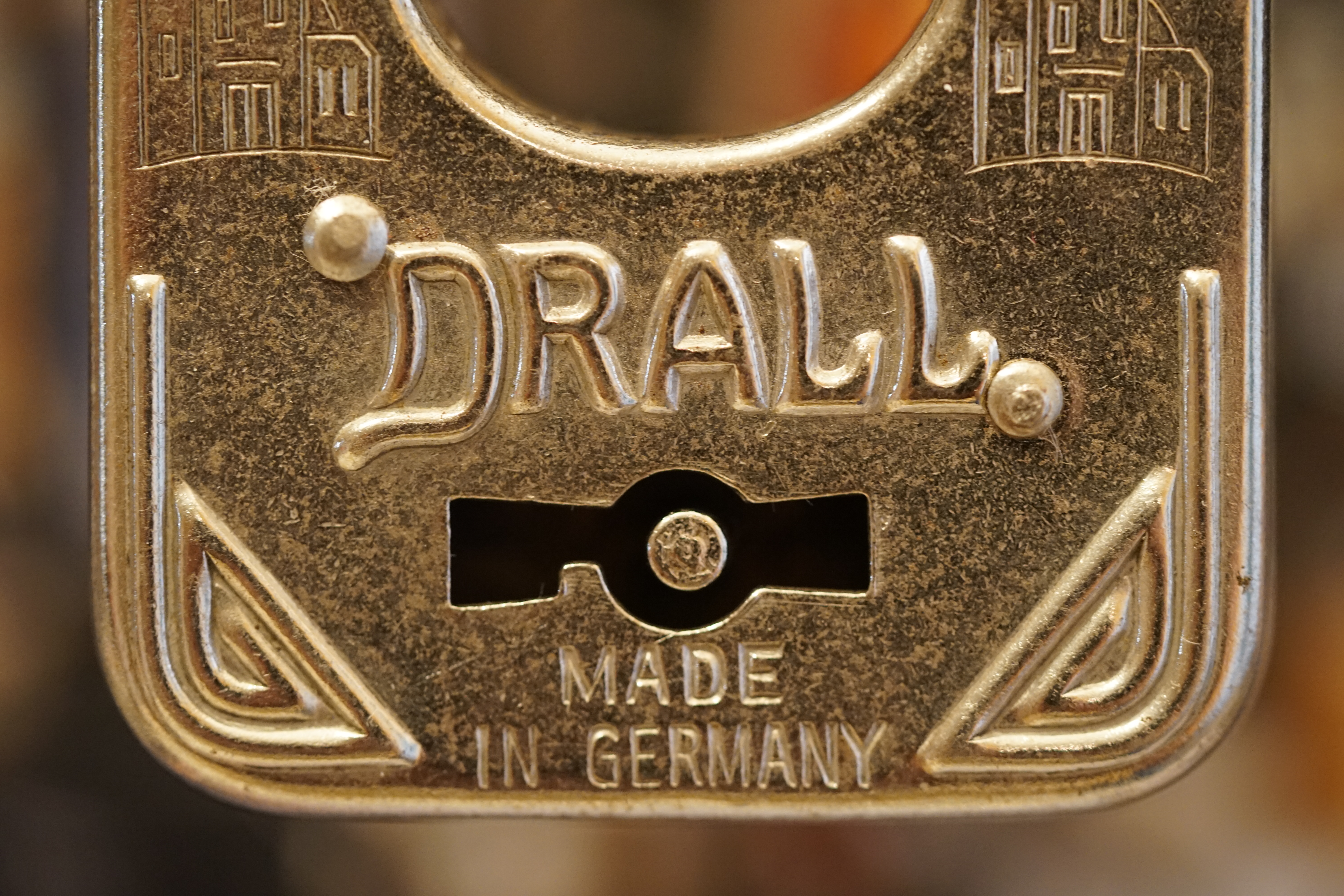 Arthurmeister007@gmail.com 𝔄𝔯𝔱𝔥𝔲𝔯 𝔅ü𝔥𝔩, 𝔄𝔯𝔱𝔥𝔲𝔯𝔪𝔢𝔦𝔰𝔱𝔢𝔯 ® Stück Davon schwarze Katze, Zwei Katzenkopf Schlösser Zunft, Schlosser, Zunftabzeichen, Wappen, Geselle, Anstecknadel, Verbandsabzeichen, Stück Davon. Die nicht alltägliche Form eines Truhenschlossen führte dazu, das man die Schlosser im Zunftleben scherzhaft ironisierend Katzenköpfe nannte. Der Spitzname erhielt sich durch die Jahrhunderte. Und der Katzenkopf wurde damit zu einem Symbol. Er erscheint auf der Anstecknadel, die heute der Schlosser als Verbandabzeichen tragen kann. Die auf der Nadel angebrachte Inschrift " Stück Davon " erklärt sich wie folgt: Der wandernde Schlossergeselle sprach bei einem Meister um Arbeit vor. Befragt, ob er das Handwerk verstünde, antwortete er: Stück Davon ! Die zwei Worte wiesen ihn in aller Bescheidenheit als Angehörigen der Zunft aus, der bereit sei noch weiter zu lernen. DoubleBrain ® SEO für heute: Barockschlüssel, Schmiedeeisen, Halme gedreht, Bärte geschnitten, Reiden aufgesetzt, Stahlschnitttechnik, Kapelleneingerichte, Schmiedeeisen, Hohldorn, Gesenk, Pflanzenmotiv, Wappentierschmuck, geschmiedet, gepunzt, Schlüsselgriff beidseitig, halbrelief, Bekrönung auf der einen Seite als männlicher auf der anderen als weiblicher Kopf, Löwenwappen, Delphine, Schwanzflosse, Stilelemente der Reaissance, profilierter Steckhalm, Gesenke und Reide ziseliert, Griffrand, Zwei Schlangen blau angelassen, Eisenblech, Schließblech, Türrahmen, Schlosskasten, Eisenkern, französisch, Zierdecke ausgehauen, eingehauen und getrieben, Rosette, Ringgriff, Rokoko und Schlüssel, eisernes Wiener Barock Hangschloss mit Spreitzfedernverschluss, gefeilt, geschnitten und ziseliert, flacher Steckschlüssel, Eisengrundplatte und zwei Engel mit Trompete, Posaune und Blumengeranke verziert. Figuren, Schmuck, Jagdszene, Empire, Möbelschlösser, Messingzierdecken, Witwerschlüssel, Schlüsselgewalt, Symbol, Sargschlüssel, Silberschlüssel, Hohldorn, Nachbildung, Kammerherrnschlüssel, Bronce, feuervergoldet, Emblem mit Initialien der weltlichen oder kirchlichen Fürsten versehen, die sie verliehen haben. Doppeladler, Reichsapfel, Zepter und Krone, Übergabeschlüssel, magische Stilelemente, östrerreichischer Kammerherrenschlüssel mit Doppeladler, Kordeln und Quasten, Wien, Hoflieferant, Mayestät, päbstlich, ungarisch, bayerisch, in Silber gegossen, Sinsheim, Hohldornschlösser mit Eisenriegeln, Gelenkschlüssel, einfacher Schieberiegel aus Holz, klappbare Doppelschlüssel aus Tirol, Rohrhülse, Bart, Tirol, Kreuz, Herz, Schlüsselgehänge, süddeutsch, Leder, gotisch, Bügel, Tabakspfeifenschlüssel, Schlossergeselle nach bestandener Prüfung, Schlüsselgeschenketui für die Braut: Bund mit fünf Zimmer, Möbel und Kassettenschlüsseln, in der Mitte Haustorschlüssel aus einem Stück geschmiedet, geschnitten und mit Stahlstangen handpoliert auf dem vierseitigen Gesenk in Schreibschrift " Deutsches Empire ", Dreipass, Jugendstil, Doppelrohr, Hauptportal der Jesuitenkirchen Sankt Michael, Der Hammerschlüssel für Weinkeller: der ziselierte aufgesetzte Hammer diente dem Küfner zum abklopfen der Fässer und zum öffnen der Spunde, Enstehungszeit, Hoftheater, bayrisches Nationaltheater in München, Zerstörung, Kunstschlosser, Fritz Nüssel, Heinrich Pankofer, Germany, wissenschaftlich, systematisch, Schlüsselexperte, Sammler, Privatsammlung, Schlüsselzentrale München, Fachmann für Sicherheitsfragen, sachkundig, Experte, versierter Restaurator, historischer Wert, handwerkliches Geschick und seine langjährige Berufserfahrung, Anerkennung, international, Fachmann nicht nur für die Technick von Schlüsseln und Schloss, auch für künstlerische und historische Fragen. Standardwerk Europa, Übersee, offizielle Stellen, Landeskriminalamt, Bundesanwaltschaft, Keltenschlüssel, Vorchristus, Witwenschlüssel, John F. Kennedy, Weisses Haus, Schlossmuseum Velbert, gut verpackt, Pullach, Erfinder und Auror, Leidenschaft, aufschlußreiches Werrk, Memoiren, Töchter, Emmi Seifert, Marlene Nüssel, Frau Anni, Kaminkehrer, Schwanthal, Freund und Helfer der Polizei, mein Leben, Gedichte, Kaffeveranstaltung, Nachbarschaftshilfe, Essen auf Rädern, Schlüsselfigur, tausend Stücke, Keltenzeit, Christus, Kelheim, Exemplare, Ausländische Lehrlinge, Brocken, wiegt fünf Kilo, Schmucksafe, Ludwig XV 1430, Brillianten, Verona, Eisenzeit, Ägypten, Hallstadtzeit, Salzkammergut, Hallstadt Gräberfeld, Epoche, Eisenverhüttung, Salzbergbau, Gerätschaften zu exportieren, geographischer Ort am Nordende des Neuenburger Sees in der Schweiz, Pfalbauten, auf festem Land angelegte Siedlung, europäische Eisenzeit, Kelten Indogermanischen Völkergruppe, Germanen, Rhein, kämperisch, expansionsbereit, Rom, Homer, Dichter, Jugendzeit, halbdunkel, erahnbar, zivisilatorische Dokumente, Dichtung, märchenhaft schöne Gestalt, Götter treten vor uns hin, denen die mittelmerisch kleinasiatische Menschheit Wirkungen und Tätigkeiten zugedacht hat, die diesen Fabelwesen für immer Kontur verliehen haben. So tritt der Schmiedegott Hephaistos lateinisch Vulkanos vor uns hin: Rußig und edel zugleich, genial erfinderisch, ein kunstreicher Handwerkegott. Der zu den 12 Hauptgöttern der griechisch römischen Antike erzählt wird. Jupiter, Himmel, hinabgstürtzt, Entfernung der Erde von den Sternen, Insel Lemlos, Hinkefuss, Gerechtigkeit, alte Fabeln, schöne und liebenswürdige, Eheweib, Museeum of fine Arts in Boston USA, Parmenides Lehrgedicht Balanos, Hammer, Amboss, Feuer, Wasser, glühend, Metall, Hammerschlag, Gußverfahren, gewünschte Form, Holz oder Kohle, warmgeschmiedet, grobkristallin, feinkörnig, Streck und Bruchgrenze, Plinius, samische Künstler, Erzguß, Keltenschlüssel, hochkant durch einen Schlitz in der Tür gesteckt, gedreht, bis er - nun waagrecht - in die Angriffe der im Riegel gelagerten Sperrklötze eingerastet: die Sperrklötze werden angehoben, der Riegel ist entsperrt und lässt sich mit einem ledernen Zugriemen von außen auf und zu ziehen. Griechenland, lakonisch, neues Prinzip, Schlüsselträger, Kaiserzeit, Würde, Statussymbol, Römer, die punische Kriegen das Metallhandelsmonopol an sich gebracht hatten verfügten in reichem Maße über Kupfer, Zink und Zinn. Verschlußriegel, Feder, Lochkanäle, Sperrstifte, entsichert, auf oder zugeschoben, Drehschlüssel, Hangschloss, Spreitzfeder, Kulturlandschaft, Kassetten, Truhen, Türen, Tiermaskendeckel, Pferdegstalt, arabisch, Vexier, indisch, Kugel, Grundform, Volldorn, Technische Feinheit, Eleganz, Zweckgebilde in den Händen von Menschen, die bemüht sind, mit einem rauhen, kriegerischen Leben fertig zu werden, Verteidigung, bedachte Architektur, spürbar, verschlossen, Zierlichkeit, Zeitläufe, Kultur, Willen und Werkstätten in Pompji und Herkulaneum, Wachsmodell Tonmantel gebrannt, schmilzt das Wachs glühend, Nachteil, römisches Imperium, desto länger, primitive Form, Spätantik, Karolingische Kunst, Fräkisches Adelsgeschlecht, Karl der Große, Triebfeder, Höfische und Kirchliche Kreise, Monumental Kunst, Klerikale Kreise, Kulturträger, Elfenbein, Goldschmied, Goldschmiedekunst, geistig - kulturelle Erhellung, Abendland, profunde Bedeutung, Ehefrau, häusliche Gewalt, Vertrauen, Brauch, Kirchweihtag, Steiermark, geweiht, Gnadenschlüssel, Petrus - Schlüssel, Apostel, Pilger, Schenkung, Pabst Pälagius, Gregor, König Alfons von Kastilien, König Alfred, romanischer Stil, schöpferische Kraft, Kunstgewerbe, Klöster, Kostbarkeiten, kunsthandwerklich, Verfeinerung, Raffiniertheit, Formenwelt, Alltag, Kleidung, Ritterrüstung, kraftvoll, primitiv, gotische Epoche, Jan van Eick, Grammatik, Lebensstil, geläutert, gültig, Opulenz der Kleidung, Materialwert, Charme, Sakral, Phantasie, Formensprache, feinsinnig, Steinmetz, Bescheidenheit, Portal, Notre - Dame, Paris, köstlich, kostbar, Mechanismus, Entsperrungsvorgang, Fischblasen, Kreuze, Drei - und Vierpass, grotesk, meisterlich, Handwerkszeug primitiv, Gewirre, Besatzung, Tropfen Öl, rein von Hand, Prochnov, Kunstschreiner, gesunde Männer, Michael Mann, Michael Mann Kästchen, Nürnberg, Augsburg, Fürth, Wörth, Riegelwerk, sauber geätzte und vergoltdete Büchsen und Pistolen aus Eisen. Doppelmeyer, Markgraf, erlassene Strafe, Spinnenschlösser, Deckelunterseite, figürlich, kunstfertigkeit, Schlüsselloch, größere Summen harten Geldes, raffiniert, Spielerei, Kuriusität, Zeugnis, Möbel, Bombast, Schwulst, Liebe, Zäsur, Dreißigjähriger Krieg, Mutter Courage, Armut, Schichten in Deutschland, Reformation, patetisch, Phänomen, Ornament, Pierre Frommerie, Sedan, Berlin, Ebenholz, Emaill, monumental, Signatur, Barock, Formenreichtum, gediegen, summarisch, mittelmäßig, Epochen, Werkleute, Halskette, Mayestät, Spanien, Revolution, Mittelalter, feierlich, Feind, Öffnung der Tore, Kapitulation, Schlüsselsoldat, Mitglied der päbstlichen Schweizer Garde, Pabstwappen, abfällige Bedeutung, Stadtwappen Tabackspfeife, Vierkant, Dolch, Pistolenschlüssel, geheime Nachrichten, Siegel, Hammerschlüssel für einen Weinkeller, Liebende, Angebetete, Ritter, Kreuzzug, Heiliges Land, Kreuzritter, Ehefrau, Märchen, arges oder schönes, es will scheinen, das eine Welt ohne Schlüssel nicht denkbar ist, Paris, Turenschloss, Schlossfalle, Konstruktion, Luxus, Verschwendungssucht, Kleinod, Brilliant, Maillard, König Stanislas, Ballkongitter, Pastellportrait, Museeum der Stadt Nancy, spirituell Sonnenkönig, Prinz Eugen von Savojen, den sublimen Geist seiner Epoche, General Feldmarschall Prinz Freund der Musen, Besieger der Türken, Zunftbuch, Balthasar, Gitter, Porzellan, hochkultiviert, Degengriff, Münchener Hof, Wittelsbach, Gesamtkunstwerk, Johann Joachim Winckelmann, Kleidermode, Reifrock, Schnürrleibchen, Wohnkultur, Neoklassizismus, Möbel, Chubb, Bramah, Inselstaat, Engländer, Ungarn, Italiener, Tossi, Yale, Hobbs, Aber die Bemühungen um immer neue vergrößerte Sicherheit im Bereich des Schlosses gingen weiter. Man glaubte vorübergehend das non plus ultra Sicherheitsschloss konstruiert zu haben und zwar kühn genug, Geldpreise für denjenigen auszusetzen, dem es gelingen würde, diese neuartigen Schlösser aufzusperren. Überraschend geschah das dank der Fertigkeit des Amerikaners Hobbs 1853. Seine Medtode des Aufsperrens ist in der Fachwelt als Hobbsches Öffnungsverfahren bekannt. Es wurde mit Erfolg publiziert, das Kriminelle Hinweise zum Öffnen der Sicherheitsschlösser erhielten. Linus Yale, Fallstiftriegelschlösser, der Ägypter, Assyrer, Babyloner, Yale Zylinder, C.E. Schulte in Velbert, Kromer Protector Schloss 1871, Hahn AG, Karl Zeiss, BKS, Boge und Kasten Solingen, Koloss von Roddos, Byzanz, Konstantinopel, Moschee, Kirche, Schlüsseltyp, Kaufmann, Herkunft, Herzblatt, Kurfürst, Alltagsgebrauch. Die Schönheit der Welt. Die Kraft, die menschlichen Schöpfergeist gewahr werden lässt. Die beiden Schlüssel in der Hand des heiligen Petrus geben diesem die Macht, die Pforten des Himmels zu öffnen. Der Schlüssel ist ein christliches Symbol, er ist aber auch das Inbild menschlichen Schöpfergeistes und als solches steht er in unmittelbarer Beziehung zu der Arbeitswelt des Sammlers Heinrich Pankofer. Doblebrain ® gibt vor: Mehr SEO ! ! ! 𝔄𝔯𝔱𝔥𝔲𝔯 𝔅ü𝔥𝔩, 𝔄𝔯𝔱𝔥𝔲𝔯𝔪𝔢𝔦𝔰𝔱𝔢𝔯 ® JOE ASBERRY Hey Joe " Asberry ", ruft F 1 Rudi vom Tresen, Prost und Stößchen ruft Heike III zum Stammtisch. Die Jukebox spielt in voller Lautstärke Mr. Bojangles. Arthurmeister, der Sympathieträger hat bay the way mit einem ABUS Padlock Joe`s Michael Air Jordan`s Basketball bag gesichert ! Auch der Michael Jordan mußte hier im Hasenstübchen das Basketball bouncing Verbot akzeptieren. Formel 1 Rudi schreit: Bouncing darf und kann hier nur ein Michael Schumacher. Die Cartomanze meint, ein Ralf Schumacher auch ! Prost Weizen, Stößchen, Käppchen, ASBERRY !!! Die Jukebox by Youtube spielt " Slow Hand ". Joe, du rascal belehre uns nicht schon wieder. Wir sind hier in der Rabbit Hall and smoking is good for your drunken head. Prosit, Cheer`s, Salute, Gin Gin, altüst, sante` und Viva ! Hoch die Tassen ! Am Tresen läutet die Glocke. Der Rotamint der blinkt. Drei Tage war der JOE krank, jetzt trinkt und raucht er wieder. Gott sei Dank ! Verschlagwortet mit: Arthur Bühl, Detektiv, the dutch open Lockpicking Champion ! From WIRED. ÖFFNUNG OHNE SCHLÜSSEL, Linkedin Joe Asberry, NBA, Twitter X. Basket Ball Bouncing Verbot, Arthurmeister, Raucher, Roth - Händle, Stadt Lahr - Bühl, Schwarzwald, Black Forest, Rötkäppchen you know Mr. Smitz, Sorte Schwäbischerhengst de is großfruchtig und süss wie UHU. Buhl er Zwetschge. No, only woman has Pflaumen ♥ Wappen Arthur Andreas Bühl, Flagge ! Wilhelm Busch ♥ 𝔄𝔯𝔱𝔥𝔲𝔯 𝔅ü𝔥𝔩, 𝔄𝔯𝔱𝔥𝔲𝔯𝔪𝔢𝔦𝔰𝔱𝔢𝔯 ® High Noon, elevener Clock, Hasenstübchen, HAM. In der Jukebox spielt: Pointer Sisters - Slow Hand, und der Tresen grölt, Arthurmeister with the Mastertouch. A Lover whit the Easy Touch ! Nochmals " Asberry " ! Hier herrscht Basketball Bouncing Verbot ! Wir sind hier nicht bei der NBA und du wirfst keinen Korb ! Du triffst den Korb ja nicht einmal. Am Tresen läutet die Glocke: Helbing und Stößchen ! Hey Pony ! Heike V drückt in Arthurmeister`s Jukebox: Die Affen rasen durch den Wald. Arthurmeister ruft: Parole Emil. Formula One Rudi grölt: Bouncing Verbot ! Asberry hat Bouncing Verbot ! Weizen ! Joe fragt Arthurmeister: Arthur my Friend, i need for my Basketball Friens from the NBA a instruction of Lockpicking. Arthur lacht: only wenn Michael Air Jordan und Michael Schuhmacher mitmachen. Pelle schreit vom Tresen: Schuhmacher ist ein Kannister Kopf. Pino kann ihn gerade noch daran hindern Marmor Stein und Eisen bricht zu drücken. Joe wünscht sich: Teddy Pendergrass - Turn Off the Lights… Ja Joe, es ist möglich eine solche Schulung auszurichten. Hierzu muß ich bei der Firma Amazon Lockpicking Set`s und Lockpicking Zubehör wie weitere Hook`s, Snakes, Rake`s und Tension Wrenches besorgen. Vorführmaterialien wie cut away Zylinder und Übungsschlösser habe ich parat. Ich zeige den E - Pick, und führe dir die Pick - Gun vor. 1 Schuss. Du verstehst. Prost ! Weizen, Stößchen`s, und Helbing für alle. Asberry und Bühl umarmen sich ! Sympathieträger halt ! In der Jukebox spielt: Element of Crime - Mittelpunkt der Welt… See You tomorrow, wir besprechen alles weitere wie: How to pick a Car. Verschlagwortet mit: Arthur Bühl, Arthurmeister® Arthur ♥ Schwäbischer Hengst, Buhl, Zwetschgen Heini, Arthur Bühl Wappen, Fahne, Buehl er Zwetschge, Made in Germany, Born 1961, Sympathieträger, Google Earth, Mittelpunkt der Welt, Pflaumen, Arkadasch, Datschi, ♥ Martinameisterin, Cartomanze, Scholischek, " HIGH NOON ! ", ♥ Vokuhila ♥ Parole Emil ! 𝔄𝔯𝔱𝔥𝔲𝔯 𝔅ü𝔥𝔩, 𝔄𝔯𝔱𝔥𝔲𝔯𝔪𝔢𝔦𝔰𝔱𝔢𝔯 ® Next Day: High Noon at 11 fer Clock: Joe Asberry der alte NBA Bouncer betritt das Hasenstübchen, ( HAM ) his Rabbit Hall ! In Arthurmeister`s Jukebox spielt: Nein nicht Hey Joe, sondern Aloe Blacc - I Need a Dollar ! Arthur Bühl spricht: gerade habe ich mit Mr. Smitz telefoniert. Joe: Smith ist ein Sammelbegriff wie Meier. Mr. Smitz you know, he is the CEO of the Magazin Playboy - Beverly Hills. Ja und der ist mein Freund. Den kenne ich über die BILD et. We have a Telefon call. Der Mr. Smitz hat dann den Mr. Jeff Bezon, ja du weißt schon, den vom Amazon Lieferservice angerufen. Er hat ihm erklärt daß ich mit dem NBA Bouncer Joe Asberry in Sachen Lockpicking einen Workshop machen möchte. Die Glocke läutet: Weizen, Helbing und Pony`s ! F 1 Rudi schreit am Tresen: Joe, laß dir lieber erklären wie du Scott Speed das laufen beibringst. Am Tresen wird es lauter: Minardi, Minardi, wir gewinnen nie ! Scott Speed, der Name geht im Gelächter unter. Pelle schreit: der Schuhmacher ist ein Kanister Kopf. Arthurmeister meint: let Michael pass for the Champions Chip ! Arthurmeister`s Jukebox spielt exclusive für Joe: Sammy Davis jr. - Mr. Bojangles ! Also Joe, der Smitz hat beim Bezos von Amazon angerufen, wir wollen einen Lockpicking Practical Kurs meistern. Der Bezos ist dann ins Amazon Head Quarter gefahren. Nein, nicht im Uber. F 1 Rudi schreit: Der Bezos fährt Ferrari. Scholischek meint: Maybach ! Also Joe, der schaut jetzt im Amazon Lager wie viele Lockpicking Tools und Jigglers er hat. Auch Pickset`s. Er sieht auch nach wie viele HPC, 2000 er Hook`s er hat. Lockpicker Beginner Sets von Majestic und Starter Sets von Mr. Peterson sagt er, hat er Massenweise auf Lager. Arkadasch sagt, sein Schwippschwager vom Neff Cousin und dessen Freund in Berlin - Kreuzberg könnten auch solche Pick Werkzeuge und Spanner herstellen. Die haben genug Schwarz Arbeiter. Die Sympathieträger Bühl und Asberry prosten sich genüsslich zu. Weizen ! Die Cartomanze die alte Kartenlegerin meint sie könne auch spooxe anrufen. Der Noagerlzutzler meint: Ihr Deppen, auf Berlin mußt du jahrelang warten. Heike IV ruft Stößchen ! Der Pino Frank lallt: Die Rautenfotzen bleiben für immer in der zweiten Liga. Joe ich bin mir sicher der hat auch Master bzw. Meister Lock`s. Die sind für eine Testrunde gut. Ja, die Dinger heißen Master Padlock ! OPEN ! Beer ! Nicht zu verwechseln mit Medeco ! Arthur läßt in der Jukebox im Bunny Hall TSOP spielen. The top Sound of Philladelphia ! Prost, Stößchen ! Pelle läutet auch die Glocke: Prost, Stößchen`s, Pony`s ! Dafür darf er auch für einen Heiermann: Heino - Caramba, Caracho ein Whisky drücken. Ja, Joe, aber kein Bouncing ! Der läßt die Sachen via Airforce Seattle to HAM liefern. Du weißt wie schnell Amazon liefert ! Sir Washi meint: Amazon sei so schnell wie Scott Speed. Alle lachen: Wenn er nicht wieder in die Mauer fährt ! 𝔄𝔯𝔱𝔥𝔲𝔯 𝔅ü𝔥𝔩, 𝔄𝔯𝔱𝔥𝔲𝔯𝔪𝔢𝔦𝔰𝔱𝔢𝔯 ® 11.30 High Noon im Hasenstübchen. Der Hannenberger hat die Frikadellen fertig. Senf kommt aus dem Glas. In Arthurmeister`s Jukebox spielt: Santana - Fleur da Luna. Am Stammtisch diskutieren Bühl und Asberry über Lockpicking und Präsentationen: Arthurmeister erhält einen Anruf über die 007. OH, Mr. Smitz, nice to hear you from Beverly Hill`s. OH, What ! The Airplane from Jeff Bezos, Amazon is on HAM landed ! YES, Mr. Smitz, nice to hear this Song. Slowly Arthurmeister: There is a little Problem with the Custom. Mr. Smitz ! this is not really a Problem. HAM is four Minutes from the Hasenstübchen away. I will send Taxi - Dieter. He knows there a Hintereingang, a Backdoor, you know ! I call you back. Yes, yes, Außer Regen nicht viel gewesen. Greetings to Mr. Bezos. Tell him thank you for the Support. From Stammtisch too. Arthurmeister`s Jukebox spielt: Rucki - Zucki ! Die Frikadellen vom Hannenberger schmecken jetzt auch ohne Senf. Prost, Stößchen, Weizen, Helbing und für den Noagerlzutzler ein frisches vom Faß. Die Jukebox spielt: Die Five Tops - Warte auf das Glück ! 2 Stößchen später kommt Taxi Dieter zurück in den Bunny Hall ! Oh, OH, der Zoll, eH ! Als die mich gesehen haben war der Fisch geschuppt. Die haben mir beim Einladen geholfen. 5 Pakete a`50 Kilo ! Eine viertel Tonne. Ich durfte auch den Zoll zum Lockpicking Event einladen. Tragen helfen !! Stößchen, Pony, nö, heute Käppchen ! Die Jukebox spielt: Element of Crime - Am Ende denk ich immer nur an dich ! Mr. Smitz ! you are the best ! Greetings to all Smith in the USA. Yes, Yes, Mr. Smitz, Yes. I make greetings to Friede Springer from the BILD et; Ronzheimer too. Yes, Yes, und greetings for Mrs. Quandt. If Bezos will, i can show him on the Lockpicking Demonstration how easy he can pick a BMW whit a Key Blank. Yes, Yes, Mr. Smitz ! 3 Seconds ! OFFEN, OPEN, APERTO ! schreit Giovanni und will Chianti. Bei Fiat und Ferrari Modellen ist es so ähnlich. Bei manchen brauchst du aber ein polito, ja, Nagelfeile. Prost Chianti. Yes Mr. Smitz, die Ring bell`s, Hells Bells, die Glocke klingelt, you know ! We call in time. F 1 Rudi schreit: Hülkenberg ! Giovanni schreit: Giacomo Agostini ! Joe schreit: Scott Speed ! Arthurmeister`s Jukebox spielt: The Pointer Sisters - SLOW HAND, Arthurmeister the lover with the Mastertouch ! Arkadasch bekommt von Bühl Raki ericli Plum, Sorte Schwäbischer Hengst ! Prost Zwetschgenkönigin ! In der Vitrine von Arthur Andreas Bühl, Arthurmeister sind Schlösser, Padlocks, von ABUS, Master, BKS, CES, DOM, EVVA, Assa Abloy, Z Ikon, Kaba, Keso, ASSA, Winkhaus, Wilka, Trelock, Schmelting, Bode Panzer, Ancor Las, Drumm Geminy, Xylock, SEA, Medeco, Mul-T-Lock, Cut away, ABUS Granit, Pfaffenhain, E*S, ESS, Nemef, BAB, Babelsberg, Stasi, Diskus, WMF, Tesa, Vachette, Cisa, Wally, Rielda, Mottura, Viro, FAI, GeGe, Fichet, Bode Panzer, Tresor, Bramah, Protector, Braun`s Patent, Walomatus, Arolds, Combination Lock, Yale, Master, American Lock, Tubular, China, Indien, Aligarh, Nepal, Thailand, Zahlenschlösser, Himmelsschlüssel und noch vieles mehr, vorhanden. Alle Schliesszylinder sind Übungsmaterial für das Lockpicking. Schlagschlüssel sind auch dabei. Das Trabbi Tool, Stasi, natürlich auch. Das Wappen Arthur Andreas Bühl ist angebracht ! Die Flagge weht im Hasenstübchen. KI Satz zum Einfügen: Notiz: Alle SEO Texte wurden mittels einer ♥ KI ( Künstliche Intelligenz ) der Firma Doublebrain ®, ( ges. gesch. DPMA, Berlin, Reg.-Nr. 302022224017 ) ( Die E - Mail lautet: Doppelhirn@Doublebrain.de ) und doppeltem Helbing aus dem Leporello: " Arthurmeister Bühl und Bouncing Joe Asberry im Hasenstübchen ", generiert. Die Jukebox spielt: Loredana Bertè - E la luna bussò. Der Reggae Auftakt ! ♥