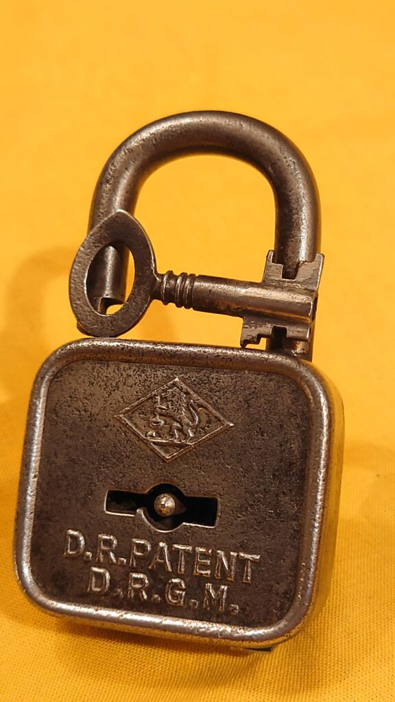 D.R. PATENT D.R.G.M. Padlock Schlüssel Vorhangschloss Schlüssel Arthur Bühl Detektiv Hamburg
