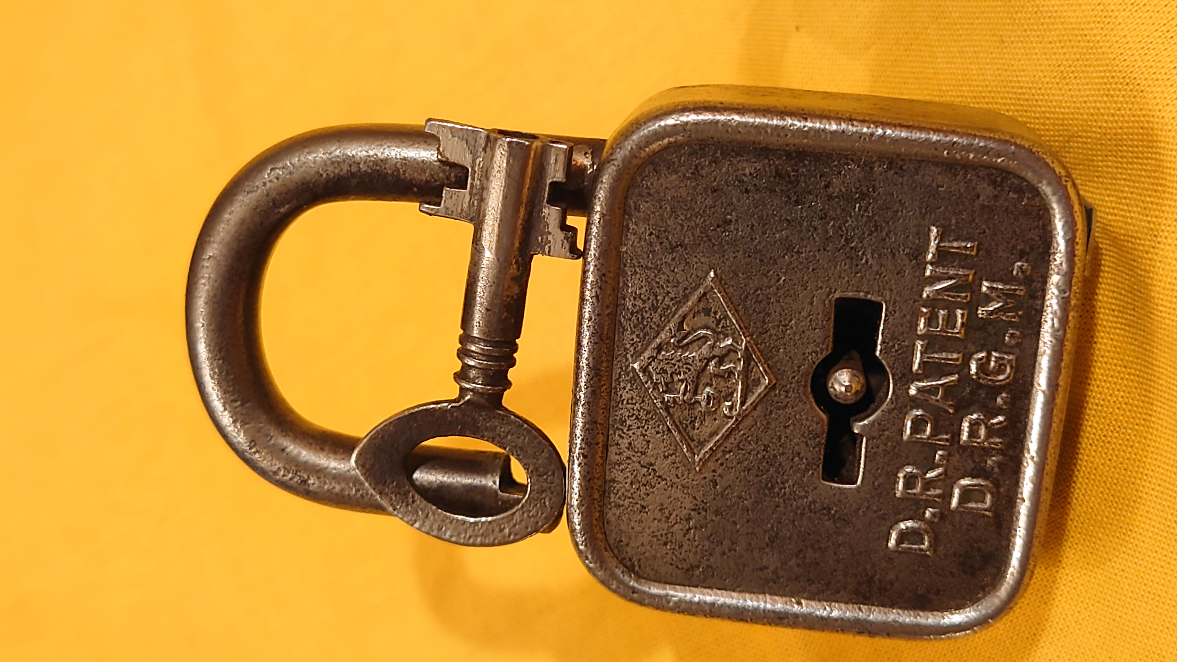 𝔄𝔯𝔱𝔥𝔲𝔯 𝔅ü𝔥𝔩, 𝔄𝔯𝔱𝔥𝔲𝔯𝔪𝔢𝔦𝔰𝔱𝔢𝔯 ® Stück Davon schwarze Katze, Zwei Katzenkopf Schlösser Zunft, Schlosser, Zunftabzeichen, Wappen, Geselle, Anstecknadel, Verbandsabzeichen, Stück Davon. Die nicht alltägliche Form eines Truhenschlossen führte dazu, das man die Schlosser im Zunftleben scherzhaft ironisierend Katzenköpfe nannte. Der Spitzname erhielt sich durch die Jahrhunderte. Und der Katzenkopf wurde damit zu einem Symbol. Er erscheint auf der Anstecknadel, die heute der Schlosser als Verbandabzeichen tragen kann. Die auf der Nadel angebrachte Inschrift " Stück Davon " erklärt sich wie folgt: Der wandernde Schlossergeselle sprach bei einem Meister um Arbeit vor. Befragt, ob er das Handwerk verstünde, antwortete er: Stück Davon ! Die zwei Worte wiesen ihn in aller Bescheidenheit als Angehörigen der Zunft aus, der bereit sei noch weiter zu lernen. DoubleBrain ® SEO für heute: Barockschlüssel, Schmiedeeisen, Halme gedreht, Bärte geschnitten, Reiden aufgesetzt, Stahlschnitttechnik, Kapelleneingerichte, Schmiedeeisen, Hohldorn, Gesenk, Pflanzenmotiv, Wappentierschmuck, geschmiedet, gepunzt, Schlüsselgriff beidseitig, halbrelief, Bekrönung auf der einen Seite als männlicher auf der anderen als weiblicher Kopf, Löwenwappen, Delphine, Schwanzflosse, Stilelemente der Reaissance, profilierter Steckhalm, Gesenke und Reide ziseliert, Griffrand, Zwei Schlangen blau angelassen, Eisenblech, Schließblech, Türrahmen, Schlosskasten, Eisenkern, französisch, Zierdecke ausgehauen, eingehauen und getrieben, Rosette, Ringgriff, Rokoko und Schlüssel, eisernes Wiener Barock Hangschloss mit Spreitzfedernverschluss, gefeilt, geschnitten und ziseliert, flacher Steckschlüssel, Eisengrundplatte und zwei Engel mit Trompete, Posaune und Blumengeranke verziert. Figuren, Schmuck, Jagdszene, Empire, Möbelschlösser, Messingzierdecken, Witwerschlüssel, Schlüsselgewalt, Symbol, Sargschlüssel, Silberschlüssel, Hohldorn, Nachbildung, Kammerherrnschlüssel, Bronce, feuervergoldet, Emblem mit Initialien der weltlichen oder kirchlichen Fürsten versehen, die sie verliehen haben. Doppeladler, Reichsapfel, Zepter und Krone, Übergabeschlüssel, magische Stilelemente, östrerreichischer Kammerherrenschlüssel mit Doppeladler, Kordeln und Quasten, Wien, Hoflieferant, Mayestät, päbstlich, ungarisch, bayerisch, in Silber gegossen, Sinsheim, Hohldornschlösser mit Eisenriegeln, Gelenkschlüssel, einfacher Schieberiegel aus Holz, klappbare Doppelschlüssel aus Tirol, Rohrhülse, Bart, Tirol, Kreuz, Herz, Schlüsselgehänge, süddeutsch, Leder, gotisch, Bügel, Tabakspfeifenschlüssel, Schlossergeselle nach bestandener Prüfung, Schlüsselgeschenketui für die Braut: Bund mit fünf Zimmer, Möbel und Kassettenschlüsseln, in der Mitte Haustorschlüssel aus einem Stück geschmiedet, geschnitten und mit Stahlstangen handpoliert auf dem vierseitigen Gesenk in Schreibschrift " Deutsches Empire ", Dreipass, Jugendstil, Doppelrohr, Hauptportal der Jesuitenkirchen Sankt Michael, Der Hammerschlüssel für Weinkeller: der ziselierte aufgesetzte Hammer diente dem Küfner zum abklopfen der Fässer und zum öffnen der Spunde, Enstehungszeit, Hoftheater, bayrisches Nationaltheater in München, Zerstörung, Kunstschlosser, Fritz Nüssel, Heinrich Pankofer, Germany, wissenschaftlich, systematisch, Schlüsselexperte, Sammler, Privatsammlung, Schlüsselzentrale München, Fachmann für Sicherheitsfragen, sachkundig, Experte, versierter Restaurator, historischer Wert, handwerkliches Geschick und seine langjährige Berufserfahrung, Anerkennung, international, Fachmann nicht nur für die Technick von Schlüsseln und Schloss, auch für künstlerische und historische Fragen. Standardwerk Europa, Übersee, offizielle Stellen, Landeskriminalamt, Bundesanwaltschaft, Keltenschlüssel, Vorchristus, Witwenschlüssel, John F. Kennedy, Weisses Haus, Schlossmuseum Velbert, gut verpackt, Pullach, Erfinder und Auror, Leidenschaft, aufschlußreiches Werrk, Memoiren, Töchter, Emmi Seifert, Marlene Nüssel, Frau Anni, Kaminkehrer, Schwanthal, Freund und Helfer der Polizei, mein Leben, Gedichte, Kaffeveranstaltung, Nachbarschaftshilfe, Essen auf Rädern, Schlüsselfigur, tausend Stücke, Keltenzeit, Christus, Kelheim, Exemplare, Ausländische Lehrlinge, Brocken, wiegt fünf Kilo, Schmucksafe, Ludwig XV 1430, Brillianten, Verona, Eisenzeit, Ägypten, Hallstadtzeit, Salzkammergut, Hallstadt Gräberfeld, Epoche, Eisenverhüttung, Salzbergbau, Gerätschaften zu exportieren, geographischer Ort am Nordende des Neuenburger Sees in der Schweiz, Pfalbauten, auf festem Land angelegte Siedlung, europäische Eisenzeit, Kelten Indogermanischen Völkergruppe, Germanen, Rhein, kämperisch, expansionsbereit, Rom, Homer, Dichter, Jugendzeit, halbdunkel, erahnbar, zivisilatorische Dokumente, Dichtung, märchenhaft schöne Gestalt, Götter treten vor uns hin, denen die mittelmerisch kleinasiatische Menschheit Wirkungen und Tätigkeiten zugedacht hat, die diesen Fabelwesen für immer Kontur verliehen haben. So tritt der Schmiedegott Hephaistos lateinisch Vulkanos vor uns hin: Rußig und edel zugleich, genial erfinderisch, ein kunstreicher Handwerkegott. Der zu den 12 Hauptgöttern der griechisch römischen Antike erzählt wird. Jupiter, Himmel, hinabgstürtzt, Entfernung der Erde von den Sternen, Insel Lemlos, Hinkefuss, Gerechtigkeit, alte Fabeln, schöne und liebenswürdige, Eheweib, Museeum of fine Arts in Boston USA, Parmenides Lehrgedicht Balanos, Hammer, Amboss, Feuer, Wasser, glühend, Metall, Hammerschlag, Gußverfahren, gewünschte Form, Holz oder Kohle, warmgeschmiedet, grobkristallin, feinkörnig, Streck und Bruchgrenze, Plinius, samische Künstler, Erzguß, Keltenschlüssel, hochkant durch einen Schlitz in der Tür gesteckt, gedreht, bis er - nun waagrecht - in die Angriffe der im Riegel gelagerten Sperrklötze eingerastet: die Sperrklötze werden angehoben, der Riegel ist entsperrt und lässt sich mit einem ledernen Zugriemen von außen auf und zu ziehen. Griechenland, lakonisch, neues Prinzip, Schlüsselträger, Kaiserzeit, Würde, Statussymbol, Römer, die punische Kriegen das Metallhandelsmonopol an sich gebracht hatten verfügten in reichem Maße über Kupfer, Zink und Zinn. Verschlußriegel, Feder, Lochkanäle, Sperrstifte, entsichert, auf oder zugeschoben, Drehschlüssel, Hangschloss, Spreitzfeder, Kulturlandschaft, Kassetten, Truhen, Türen, Tiermaskendeckel, Pferdegstalt, arabisch, Vexier, indisch, Kugel, Grundform, Volldorn, Technische Feinheit, Eleganz, Zweckgebilde in den Händen von Menschen, die bemüht sind, mit einem rauhen, kriegerischen Leben fertig zu werden, Verteidigung, bedachte Architektur, spürbar, verschlossen, Zierlichkeit, Zeitläufe, Kultur, Willen und Werkstätten in Pompji und Herkulaneum, Wachsmodell Tonmantel gebrannt, schmilzt das Wachs glühend, Nachteil, römisches Imperium, desto länger, primitive Form, Spätantik, Karolingische Kunst, Fräkisches Adelsgeschlecht, Karl der Große, Triebfeder, Höfische und Kirchliche Kreise, Monumental Kunst, Klerikale Kreise, Kulturträger, Elfenbein, Goldschmied, Goldschmiedekunst, geistig - kulturelle Erhellung, Abendland, profunde Bedeutung, Ehefrau, häusliche Gewalt, Vertrauen, Brauch, Kirchweihtag, Steiermark, geweiht, Gnadenschlüssel, Petrus - Schlüssel, Apostel, Pilger, Schenkung, Pabst Pälagius, Gregor, König Alfons von Kastilien, König Alfred, romanischer Stil, schöpferische Kraft, Kunstgewerbe, Klöster, Kostbarkeiten, kunsthandwerklich, Verfeinerung, Raffiniertheit, Formenwelt, Alltag, Kleidung, Ritterrüstung, kraftvoll, primitiv, gotische Epoche, Jan van Eick, Grammatik, Lebensstil, geläutert, gültig, Opulenz der Kleidung, Materialwert, Charme, Sakral, Phantasie, Formensprache, feinsinnig, Steinmetz, Bescheidenheit, Portal, Notre - Dame, Paris, köstlich, kostbar, Mechanismus, Entsperrungsvorgang, Fischblasen, Kreuze, Drei - und Vierpass, grotesk, meisterlich, Handwerkszeug primitiv, Gewirre, Besatzung, Tropfen Öl, rein von Hand, Prochnov, Kunstschreiner, gesunde Männer, Michael Mann, Michael Mann Kästchen, Nürnberg, Augsburg, Fürth, Wörth, Riegelwerk, sauber geätzte und vergoltdete Büchsen und Pistolen aus Eisen. Doppelmeyer, Markgraf, erlassene Strafe, Spinnenschlösser, Deckelunterseite, figürlich, kunstfertigkeit, Schlüsselloch, größere Summen harten Geldes, raffiniert, Spielerei, Kuriusität, Zeugnis, Möbel, Bombast, Schwulst, Liebe, Zäsur, Dreißigjähriger Krieg, Mutter Courage, Armut, Schichten in Deutschland, Reformation, patetisch, Phänomen, Ornament, Pierre Frommerie, Sedan, Berlin, Ebenholz, Emaill, monumental, Signatur, Barock, Formenreichtum, gediegen, summarisch, mittelmäßig, Epochen, Werkleute, Halskette, Mayestät, Spanien, Revolution, Mittelalter, feierlich, Feind, Öffnung der Tore, Kapitulation, Schlüsselsoldat, Mitglied der päbstlichen Schweizer Garde, Pabstwappen, abfällige Bedeutung, Stadtwappen Tabackspfeife, Vierkant, Dolch, Pistolenschlüssel, geheime Nachrichten, Siegel, Hammerschlüssel für einen Weinkeller, Liebende, Angebetete, Ritter, Kreuzzug, Heiliges Land, Kreuzritter, Ehefrau, Märchen, arges oder schönes, es will scheinen, das eine Welt ohne Schlüssel nicht denkbar ist, Paris, Turenschloss, Schlossfalle, Konstruktion, Luxus, Verschwendungssucht, Kleinod, Brilliant, Maillard, König Stanislas, Ballkongitter, Pastellportrait, Museeum der Stadt Nancy, spirituell Sonnenkönig, Prinz Eugen von Savojen, den sublimen Geist seiner Epoche, General Feldmarschall Prinz Freund der Musen, Besieger der Türken, Zunftbuch, Balthasar, Gitter, Porzellan, hochkultiviert, Degengriff, Münchener Hof, Wittelsbach, Gesamtkunstwerk, Johann Joachim Winckelmann, Kleidermode, Reifrock, Schnürrleibchen, Wohnkultur, Neoklassizismus, Möbel, Chubb, Bramah, Inselstaat, Engländer, Ungarn, Italiener, Tossi, Yale, Hobbs, Aber die Bemühungen um immer neue vergrößerte Sicherheit im Bereich des Schlosses gingen weiter. Man glaubte vorübergehend das non plus ultra Sicherheitsschloss konstruiert zu haben und zwar kühn genug, Geldpreise für denjenigen auszusetzen, dem es gelingen würde, diese neuartigen Schlösser aufzusperren. Überraschend geschah das dank der Fertigkeit des Amerikaners Hobbs 1853. Seine Medtode des Aufsperrens ist in der Fachwelt als Hobbsches Öffnungsverfahren bekannt. Es wurde mit Erfolg publiziert, das Kriminelle Hinweise zum Öffnen der Sicherheitsschlösser erhielten. Linus Yale, Fallstiftriegelschlösser, der Ägypter, Assyrer, Babyloner, Yale Zylinder, C.E. Schulte in Velbert, Kromer Protector Schloss 1871, Hahn AG, Karl Zeiss, BKS, Boge und Kasten Solingen, Koloss von Roddos, Byzanz, Konstantinopel, Moschee, Kirche, Schlüsseltyp, Kaufmann, Herkunft, Herzblatt, Kurfürst, Alltagsgebrauch. Die Schönheit der Welt. Die Kraft, die menschlichen Schöpfergeist gewahr werden lässt. Die beiden Schlüssel in der Hand des heiligen Petrus geben diesem die Macht, die Pforten des Himmels zu öffnen. Der Schlüssel ist ein christliches Symbol, er ist aber auch das Inbild menschlichen Schöpfergeistes und als solches steht er in unmittelbarer Beziehung zu der Arbeitswelt des Sammlers Heinrich Pankofer. Doblebrain ® gibt vor: Mehr SEO ! ! ! Google sagt: Content, Content und nochmals Content ! Arthurmeister ruft seine SEO GEISTER und seine Double Brain KI, worldwide mit dem WEB TÜV im Hasenstübchen vernetzt, und zwar nicht hoppi hopp oder ruck zuck sondern ZACK ZACK ! den heutigen SEO bitte ! Arkadasch fragt unaufgefordert den Arthurmeister im Bunny Hall. Was heißt das Pornomeister ? Arkadasch geh an den Tresen oder sonst wo aber nicht hier am Stammtisch herumlungern ! Ja, jetzt sag mal ehrlich ? Nerv hier nicht meine Gäste am Stammtisch und geh zu Deinen Helbingbrüdern an den Tresen ! Arthurmeister, die schicken mich ja zu Dir und ich soll fragen was Pornomeister heißt ? Pornomeister meint: Es gibt Hausmeister, Bürgermeister, Schlossermeister, Deutsche Meister und Arthurmeister und eben auch einen Pornomeister®. Der zeigt Dir in der hintersten Schlosskammer das letzte Härchen, äh Federchen, alle Einzel - und Beweglichkeiten im inneren des Zylinderschlosses. Cut, Schnittmodelle eben. Damit auch unser kleiner Arkadasch und der Scholischek auch alle Einzelheiten eines Funktionsmodelles sehen und dann vielleicht auch kapieren können. Und das ist Schlossporno ! und ich bin der Präsident Pornomeister SARL und zeige alle Einzelheiten zum Lockpicker ♥ Porno. Nein, es heißt ja auch nicht Vorsitzender Herr Trump ! So und jetzt nerv nicht weiter. Du penetriest ja mit einem Schlüssel ! Der Och sagt laut: mit seiner alten Schüssel ! Arthurmeister spricht: und wenn Du hier Dein Passwort Freibier - Freibier eingibst, für Getränke und Nachschub, also für eine Lokalrunde sorgst, so lasse ich ausnahmsweise Cem Karaca & Die Kanaken - Mein Deutscher Freund ! spielen. Hannenberger: Hast du gehört ! Allmählich kommt im Hasenstübchen Stimmung auf. Prost, Prösterchen, Käppchen und Kaffee für Taxi Dieter ! Arkadasch und Heike III tanzen. Bouncing Joe klatscht. Automatenpeter spielt am einarmigen®. Er feiert seine Glückssträhne. Heike I macht beim Purzelbaum die Pornomeisterin®. Der Glenkbusfuzzy klebt sich einen Pornomeister® Aufkleber auf die Stirn. Fortzetzung folgt oben in der Wohnung ! mit ABUS gesichert. Tagged with: Damit Schlüsselfreier auch wissen welche Stiftpaare sie mit ihrem Schlüssel penetrieren.