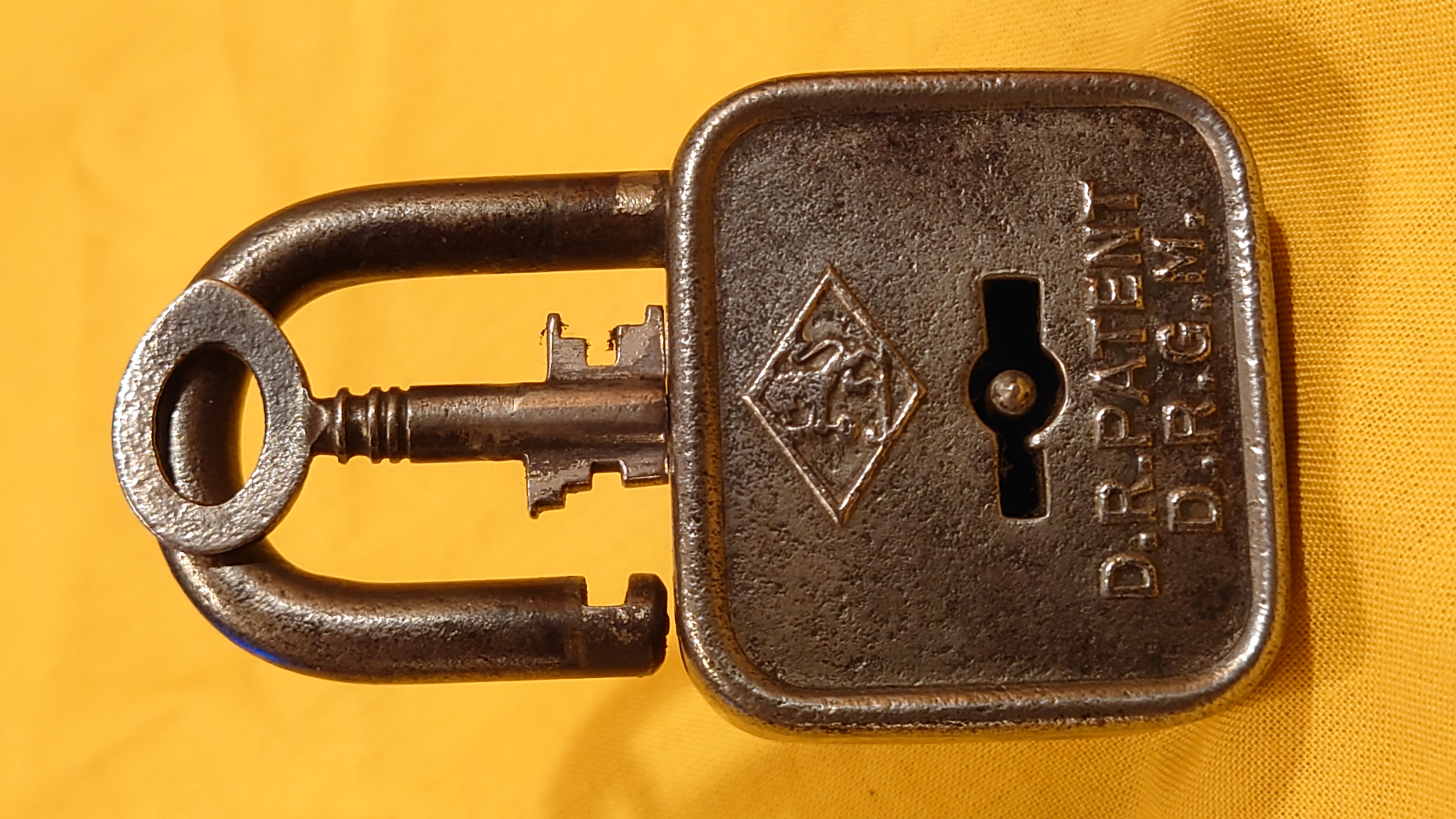 𝔄𝔯𝔱𝔥𝔲𝔯 𝔅ü𝔥𝔩, 𝔄𝔯𝔱𝔥𝔲𝔯𝔪𝔢𝔦𝔰𝔱𝔢𝔯 ® Stück Davon schwarze Katze, Zwei Katzenkopf Schlösser Zunft, Schlosser, Zunftabzeichen, Wappen, Geselle, Anstecknadel, Verbandsabzeichen, Stück Davon. Die nicht alltägliche Form eines Truhenschlossen führte dazu, das man die Schlosser im Zunftleben scherzhaft ironisierend Katzenköpfe nannte. Der Spitzname erhielt sich durch die Jahrhunderte. Und der Katzenkopf wurde damit zu einem Symbol. Er erscheint auf der Anstecknadel, die heute der Schlosser als Verbandabzeichen tragen kann. Die auf der Nadel angebrachte Inschrift " Stück Davon " erklärt sich wie folgt: Der wandernde Schlossergeselle sprach bei einem Meister um Arbeit vor. Befragt, ob er das Handwerk verstünde, antwortete er: Stück Davon ! Die zwei Worte wiesen ihn in aller Bescheidenheit als Angehörigen der Zunft aus, der bereit sei noch weiter zu lernen. DoubleBrain ® SEO für heute: Barockschlüssel, Schmiedeeisen, Halme gedreht, Bärte geschnitten, Reiden aufgesetzt, Stahlschnitttechnik, Kapelleneingerichte, Schmiedeeisen, Hohldorn, Gesenk, Pflanzenmotiv, Wappentierschmuck, geschmiedet, gepunzt, Schlüsselgriff beidseitig, halbrelief, Bekrönung auf der einen Seite als männlicher auf der anderen als weiblicher Kopf, Löwenwappen, Delphine, Schwanzflosse, Stilelemente der Reaissance, profilierter Steckhalm, Gesenke und Reide ziseliert, Griffrand, Zwei Schlangen blau angelassen, Eisenblech, Schließblech, Türrahmen, Schlosskasten, Eisenkern, französisch, Zierdecke ausgehauen, eingehauen und getrieben, Rosette, Ringgriff, Rokoko und Schlüssel, eisernes Wiener Barock Hangschloss mit Spreitzfedernverschluss, gefeilt, geschnitten und ziseliert, flacher Steckschlüssel, Eisengrundplatte und zwei Engel mit Trompete, Posaune und Blumengeranke verziert. Figuren, Schmuck, Jagdszene, Empire, Möbelschlösser, Messingzierdecken, Witwerschlüssel, Schlüsselgewalt, Symbol, Sargschlüssel, Silberschlüssel, Hohldorn, Nachbildung, Kammerherrnschlüssel, Bronce, feuervergoldet, Emblem mit Initialien der weltlichen oder kirchlichen Fürsten versehen, die sie verliehen haben. Doppeladler, Reichsapfel, Zepter und Krone, Übergabeschlüssel, magische Stilelemente, östrerreichischer Kammerherrenschlüssel mit Doppeladler, Kordeln und Quasten, Wien, Hoflieferant, Mayestät, päbstlich, ungarisch, bayerisch, in Silber gegossen, Sinsheim, Hohldornschlösser mit Eisenriegeln, Gelenkschlüssel, einfacher Schieberiegel aus Holz, klappbare Doppelschlüssel aus Tirol, Rohrhülse, Bart, Tirol, Kreuz, Herz, Schlüsselgehänge, süddeutsch, Leder, gotisch, Bügel, Tabakspfeifenschlüssel, Schlossergeselle nach bestandener Prüfung, Schlüsselgeschenketui für die Braut: Bund mit fünf Zimmer, Möbel und Kassettenschlüsseln, in der Mitte Haustorschlüssel aus einem Stück geschmiedet, geschnitten und mit Stahlstangen handpoliert auf dem vierseitigen Gesenk in Schreibschrift " Deutsches Empire ", Dreipass, Jugendstil, Doppelrohr, Hauptportal der Jesuitenkirchen Sankt Michael, Der Hammerschlüssel für Weinkeller: der ziselierte aufgesetzte Hammer diente dem Küfner zum abklopfen der Fässer und zum öffnen der Spunde, Enstehungszeit, Hoftheater, bayrisches Nationaltheater in München, Zerstörung, Kunstschlosser, Fritz Nüssel, Heinrich Pankofer, Germany, wissenschaftlich, systematisch, Schlüsselexperte, Sammler, Privatsammlung, Schlüsselzentrale München, Fachmann für Sicherheitsfragen, sachkundig, Experte, versierter Restaurator, historischer Wert, handwerkliches Geschick und seine langjährige Berufserfahrung, Anerkennung, international, Fachmann nicht nur für die Technick von Schlüsseln und Schloss, auch für künstlerische und historische Fragen. Standardwerk Europa, Übersee, offizielle Stellen, Landeskriminalamt, Bundesanwaltschaft, Keltenschlüssel, Vorchristus, Witwenschlüssel, John F. Kennedy, Weisses Haus, Schlossmuseum Velbert, gut verpackt, Pullach, Erfinder und Auror, Leidenschaft, aufschlußreiches Werrk, Memoiren, Töchter, Emmi Seifert, Marlene Nüssel, Frau Anni, Kaminkehrer, Schwanthal, Freund und Helfer der Polizei, mein Leben, Gedichte, Kaffeveranstaltung, Nachbarschaftshilfe, Essen auf Rädern, Schlüsselfigur, tausend Stücke, Keltenzeit, Christus, Kelheim, Exemplare, Ausländische Lehrlinge, Brocken, wiegt fünf Kilo, Schmucksafe, Ludwig XV 1430, Brillianten, Verona, Eisenzeit, Ägypten, Hallstadtzeit, Salzkammergut, Hallstadt Gräberfeld, Epoche, Eisenverhüttung, Salzbergbau, Gerätschaften zu exportieren, geographischer Ort am Nordende des Neuenburger Sees in der Schweiz, Pfalbauten, auf festem Land angelegte Siedlung, europäische Eisenzeit, Kelten Indogermanischen Völkergruppe, Germanen, Rhein, kämperisch, expansionsbereit, Rom, Homer, Dichter, Jugendzeit, halbdunkel, erahnbar, zivisilatorische Dokumente, Dichtung, märchenhaft schöne Gestalt, Götter treten vor uns hin, denen die mittelmerisch kleinasiatische Menschheit Wirkungen und Tätigkeiten zugedacht hat, die diesen Fabelwesen für immer Kontur verliehen haben. So tritt der Schmiedegott Hephaistos lateinisch Vulkanos vor uns hin: Rußig und edel zugleich, genial erfinderisch, ein kunstreicher Handwerkegott. Der zu den 12 Hauptgöttern der griechisch römischen Antike erzählt wird. Jupiter, Himmel, hinabgstürtzt, Entfernung der Erde von den Sternen, Insel Lemlos, Hinkefuss, Gerechtigkeit, alte Fabeln, schöne und liebenswürdige, Eheweib, Museeum of fine Arts in Boston USA, Parmenides Lehrgedicht Balanos, Hammer, Amboss, Feuer, Wasser, glühend, Metall, Hammerschlag, Gußverfahren, gewünschte Form, Holz oder Kohle, warmgeschmiedet, grobkristallin, feinkörnig, Streck und Bruchgrenze, Plinius, samische Künstler, Erzguß, Keltenschlüssel, hochkant durch einen Schlitz in der Tür gesteckt, gedreht, bis er - nun waagrecht - in die Angriffe der im Riegel gelagerten Sperrklötze eingerastet: die Sperrklötze werden angehoben, der Riegel ist entsperrt und lässt sich mit einem ledernen Zugriemen von außen auf und zu ziehen. Griechenland, lakonisch, neues Prinzip, Schlüsselträger, Kaiserzeit, Würde, Statussymbol, Römer, die punische Kriegen das Metallhandelsmonopol an sich gebracht hatten verfügten in reichem Maße über Kupfer, Zink und Zinn. Verschlußriegel, Feder, Lochkanäle, Sperrstifte, entsichert, auf oder zugeschoben, Drehschlüssel, Hangschloss, Spreitzfeder, Kulturlandschaft, Kassetten, Truhen, Türen, Tiermaskendeckel, Pferdegstalt, arabisch, Vexier, indisch, Kugel, Grundform, Volldorn, Technische Feinheit, Eleganz, Zweckgebilde in den Händen von Menschen, die bemüht sind, mit einem rauhen, kriegerischen Leben fertig zu werden, Verteidigung, bedachte Architektur, spürbar, verschlossen, Zierlichkeit, Zeitläufe, Kultur, Willen und Werkstätten in Pompji und Herkulaneum, Wachsmodell Tonmantel gebrannt, schmilzt das Wachs glühend, Nachteil, römisches Imperium, desto länger, primitive Form, Spätantik, Karolingische Kunst, Fräkisches Adelsgeschlecht, Karl der Große, Triebfeder, Höfische und Kirchliche Kreise, Monumental Kunst, Klerikale Kreise, Kulturträger, Elfenbein, Goldschmied, Goldschmiedekunst, geistig - kulturelle Erhellung, Abendland, profunde Bedeutung, Ehefrau, häusliche Gewalt, Vertrauen, Brauch, Kirchweihtag, Steiermark, geweiht, Gnadenschlüssel, Petrus - Schlüssel, Apostel, Pilger, Schenkung, Pabst Pälagius, Gregor, König Alfons von Kastilien, König Alfred, romanischer Stil, schöpferische Kraft, Kunstgewerbe, Klöster, Kostbarkeiten, kunsthandwerklich, Verfeinerung, Raffiniertheit, Formenwelt, Alltag, Kleidung, Ritterrüstung, kraftvoll, primitiv, gotische Epoche, Jan van Eick, Grammatik, Lebensstil, geläutert, gültig, Opulenz der Kleidung, Materialwert, Charme, Sakral, Phantasie, Formensprache, feinsinnig, Steinmetz, Bescheidenheit, Portal, Notre - Dame, Paris, köstlich, kostbar, Mechanismus, Entsperrungsvorgang, Fischblasen, Kreuze, Drei - und Vierpass, grotesk, meisterlich, Handwerkszeug primitiv, Gewirre, Besatzung, Tropfen Öl, rein von Hand, Prochnov, Kunstschreiner, gesunde Männer, Michael Mann, Michael Mann Kästchen, Nürnberg, Augsburg, Fürth, Wörth, Riegelwerk, sauber geätzte und vergoltdete Büchsen und Pistolen aus Eisen. Doppelmeyer, Markgraf, erlassene Strafe, Spinnenschlösser, Deckelunterseite, figürlich, kunstfertigkeit, Schlüsselloch, größere Summen harten Geldes, raffiniert, Spielerei, Kuriusität, Zeugnis, Möbel, Bombast, Schwulst, Liebe, Zäsur, Dreißigjähriger Krieg, Mutter Courage, Armut, Schichten in Deutschland, Reformation, patetisch, Phänomen, Ornament, Pierre Frommerie, Sedan, Berlin, Ebenholz, Emaill, monumental, Signatur, Barock, Formenreichtum, gediegen, summarisch, mittelmäßig, Epochen, Werkleute, Halskette, Mayestät, Spanien, Revolution, Mittelalter, feierlich, Feind, Öffnung der Tore, Kapitulation, Schlüsselsoldat, Mitglied der päbstlichen Schweizer Garde, Pabstwappen, abfällige Bedeutung, Stadtwappen Tabackspfeife, Vierkant, Dolch, Pistolenschlüssel, geheime Nachrichten, Siegel, Hammerschlüssel für einen Weinkeller, Liebende, Angebetete, Ritter, Kreuzzug, Heiliges Land, Kreuzritter, Ehefrau, Märchen, arges oder schönes, es will scheinen, das eine Welt ohne Schlüssel nicht denkbar ist, Paris, Turenschloss, Schlossfalle, Konstruktion, Luxus, Verschwendungssucht, Kleinod, Brilliant, Maillard, König Stanislas, Ballkongitter, Pastellportrait, Museeum der Stadt Nancy, spirituell Sonnenkönig, Prinz Eugen von Savojen, den sublimen Geist seiner Epoche, General Feldmarschall Prinz Freund der Musen, Besieger der Türken, Zunftbuch, Balthasar, Gitter, Porzellan, hochkultiviert, Degengriff, Münchener Hof, Wittelsbach, Gesamtkunstwerk, Johann Joachim Winckelmann, Kleidermode, Reifrock, Schnürrleibchen, Wohnkultur, Neoklassizismus, Möbel, Chubb, Bramah, Inselstaat, Engländer, Ungarn, Italiener, Tossi, Yale, Hobbs, Aber die Bemühungen um immer neue vergrößerte Sicherheit im Bereich des Schlosses gingen weiter. Man glaubte vorübergehend das non plus ultra Sicherheitsschloss konstruiert zu haben und zwar kühn genug, Geldpreise für denjenigen auszusetzen, dem es gelingen würde, diese neuartigen Schlösser aufzusperren. Überraschend geschah das dank der Fertigkeit des Amerikaners Hobbs 1853. Seine Medtode des Aufsperrens ist in der Fachwelt als Hobbsches Öffnungsverfahren bekannt. Es wurde mit Erfolg publiziert, das Kriminelle Hinweise zum Öffnen der Sicherheitsschlösser erhielten. Linus Yale, Fallstiftriegelschlösser, der Ägypter, Assyrer, Babyloner, Yale Zylinder, C.E. Schulte in Velbert, Kromer Protector Schloss 1871, Hahn AG, Karl Zeiss, BKS, Boge und Kasten Solingen, Koloss von Roddos, Byzanz, Konstantinopel, Moschee, Kirche, Schlüsseltyp, Kaufmann, Herkunft, Herzblatt, Kurfürst, Alltagsgebrauch. Die Schönheit der Welt. Die Kraft, die menschlichen Schöpfergeist gewahr werden lässt. Die beiden Schlüssel in der Hand des heiligen Petrus geben diesem die Macht, die Pforten des Himmels zu öffnen. Der Schlüssel ist ein christliches Symbol, er ist aber auch das Inbild menschlichen Schöpfergeistes und als solches steht er in unmittelbarer Beziehung zu der Arbeitswelt des Sammlers Heinrich Pankofer. Doblebrain ® gibt vor: Mehr SEO ! ! ! Bühl. Arthur Andreas Bühl. Der Sympathieträger ist in Stuttgart, Baden - Württemberg geboren. Der Detektiv lebt in HAM. H1 Text: Der SEO schreibt: 𝔄𝔯𝔱𝔥𝔲𝔯 𝔅ü𝔥𝔩, 𝔄𝔯𝔱𝔥𝔲𝔯𝔪𝔢𝔦𝔰𝔱𝔢𝔯® Bühl, Arthur, Jahrgang 1961, Made in Germany, Detektiv or Private Investigator how Mr. Smitz from the PLAYBOY, Beverly Hills, say`s. Yes Mr. Smitz i will send you the Photo Arthurmeister`s F 1, Jacket for your LeporelloUS. to your E - Mail Mr.Smitz@Mr.Smitz.us. Ok, Mr. Smitz. Mr. Smitz do you know what Google Earth is ? Take BÜHL Arthur, only by Google Earth, you know ? have done it ? Yes Google will show you my Panel superfast. Cool, Arthurmeister, cool. Yes Mr. Smitz, this can i do for you too ! Yes with SEO. Yes, yes, i have Arkadasch erklärt, sein Erikli pasta is not so genial. Der beste Zwetschgenkuchen, you know plum tart, is from the Stadt Bühl. Not laughing in the USA. Bühl is a City like my Name. And the People in this City called it: Zwetschgendatschi ! you know. This is the world best plumcake. Yes Datschi. Yes, Stadt Bühl is near Baden - Baden, the Casino, you know ! Yes. Baden-Württemberg. You must know there is since 1927 the traditionell Zwetschgenfest. And there ist the Zwetschgenkönigin ! Mr. Smitz, my Ur Ur Ur Ur Grandfather is born in Bühl. My Great Grand Grand Mother where also born in the town Bühl. Their profession was Zwetschgenpicker. Not Lockpicker, Zwetschgen / Plum Picker. And Rüttler. Oh, really ! Yes, Yes. And since this time the name of the family Bühl from the Stadt Bühl is: Yes you know - Buehl. Yes i will give Greetings from you to Mrs. Friede Springer from the Newspaper BILD et. Yes, the Elbphilharmonie is in Betrieb. OH, Mr. Smitz, greeting´s to you from Joe Asbbery, NBA, you know. Tomorrow we will meet us in the Hasenstübchen, our Rabbit Hall. For Lockpicking und Beer. Call you. Parole Emil ! H1 Text: Der SEO schreibt weiter: 𝔄𝔯𝔱𝔥𝔲𝔯 𝔅ü𝔥𝔩, 𝔄𝔯𝔱𝔥𝔲𝔯𝔪𝔢𝔦𝔰𝔱𝔢𝔯® Herr Arthur Bühl, kritischer Privatdetektiv aus der Hansestadt Hamburg, bereitet sich auf ein Interview mit der BILD et vor. Bei Babsi und Gina in Fuhlsbüttel wird ihm zuvor der Vokuhila geschnitten. Herr Arthur Bühl wurde schon in der BILD et als " Herr der Schlösser " beschrieben. " Ein bisschen Ruhe bitte " schreibt Jan Freitag von der TAZ. Er erwähnt auch eine Mustertür by Wendt. Es wird darin herumgeprökelt. Selbst Arthur Bühl, der weltbeste aus dem Lockpicker Mekka Hamburg, betreibt pures Understatement, weil er sein Schloss in nur 20 Sekunden " geknackt " hat. Charles Graeber von der Wired.com beschreibt in seinem Artikel Master Lock - Pickers do bottle Arthur Bühl " The Master of the Universe ", Arthur Bühl a private Detective of Germany open locks. Bühl`s Fabio - the - Barbarian Look stands out. He wins the Dutch Open and is now Master of the Universe. The people cry: " Arthurmeister ! booms Arthurmeister ". Mark Webber Tobias, the Author of Locks, Safes, and Security, a Police Reverence, say: Arthurmeister, that ist beautyful. " Open ! " sagt Arthurmeister ", offen ist gut, schneller offen ist besser ". " Beer !" Arthurmeister booms back and a new Champion is born. Die Welt berichtet: " Die Kunst, Schlösser ohne Schlüssel zu öffnen ". Vereinsmitbegründer und Vizepräsident Arthur Bühl trägt seine Leidenschaft schon auf der Krawatte. Sie ist rot mit gelben Schlüsseln drauf. Intern wird er ehrfürchtig " Meister Arthur " gerufen. Er hat es zum siebenfachen Deutschen Meister in verschiedenen Disziplinen geschafft. Er pickt seit der Kindheit. Sein erstes Trainingsobjekt war sein Spardosenschloss - Ein klassischer Einstieg… . Die Slate berichtet über Arthur Bühl als Lockpicking Legend. Es gibt einen Artikel Tool for Picking and Decoding by Stasi, CCC, Vortrag Berlin. Amateur Hour berichtet: Arthurmeister has " The Master Touch ". Bei den Kaba Day `s im Europa Park Rust schreibt die Pressebox: auf großes Interesse der Teilnehmer stieß auch die praktische Vorführung von Steffen Wernéry und Arthur Bühl, die gängige mechanische Schließzylinder ohne Schlüssel zerstörungsfrei öffnen. Meist in Sekundenschnelle. Auch die Chemnitzer Zeitung " Freie Presse " hat über das Lockpicking und Arthur Andreas Bühl alias Arthurmeister berichtet. Dwight Perry schreibt: Arthur Bühl has good hands ! In der Philalocksmith wird Arthur Bühl auch als Lockpicking Legend betitelt. Es gibt auch einen Beitrag, 360 Meridianos. In der Datenschleuder, CCC, wurde über ihn als Sympathieträger berichtet. Veröffentlicht unter Linkedin, Xing, Google Panel, Twitter X. In der Vitrine von Arthur Andreas Bühl, Arthurmeister® sind Schlösser, Padlocks, von ABUS, BKS, CES, DOM, EVVA, Assa Abloy, Z Ikon, Kaba, Keso, ASSA, Winkhaus, Wilka, Trelock, Schmelting, Bode Panzer, Ancor Las, Drumm Geminy, Xylock, SEA, Medeco, Mul-T-Lock, Cut away, ABUS Granit, Pfaffenhain, E*S, ESS, Nemef, BAB, Babelsberg, Stasi, Diskus, WMF, Tesa, Noch, Vachette, Cisa, Wally, Rielda, Mottura, Viro, FAI, GeGe, Fichet, Bode Panzer, Tresor, Bramah, Protector, Braun`s Patent, Walomatus, Arolds, Combination Lock, Yale, Master, American Lock, Tubular, China, Indien, Aligarh, Nepal, Thailand, Zahlenschlösser, Himmelsschlüssel und noch vieles mehr, vorhanden. Alle Schliesszylinder sind Übungsmaterial für das Lockpicking. Schlagschlüssel und so vieles mehr, sind auch dabei. Auch der Sputnik. Verschlagwortet mit: ♥ Vokuhila, Friseur ♥ Schwäbischer Hengst, Zwetschgen Heini, Bühl er, Zwetschge, Google Earth, Mittelpunkt der Welt, Martinameisterin, Cartomanze, Scholischek, " HIGH NOON ! ". ♥ Parole Emil ! Arthur Andreas Bühl, Detektiv, made in Germany, born 1961 in Stuttgart, Baden - Württemberg, living in HAM, Im Dienste der Wahrheitsfindung unterwegs, betreibt in seiner Freizeit Lockpicking aus Leidenschaft. Der mehrfache Deutsche Meister wird in der WIRED als " Master of the Universe " betitelt. In der BILD et ist der Artikel " Herr der Schlösser " abgedruckt. Im Hasenstübchen - Fuhlsbüttel, am Hasenberge, Santa Fu, wird gefeiert. Arthurmeister® stellt seinen Leporello " Der Aufmacher " vor. Der Stammtisch grölt " OFFEN ". Scholischek, Rudi, Heike I, Noagerlzutzler, Arthur und Joe Asberry, der alte NBA ler, prosten sich zu. Arthurmeister`s Jukebox auf YouTube spielt Pointer Sisters - Slow Hand ! ♥ Beim Tanzen ruft die Cartomanze " Ey du Sympthieträger ♥, komm mal her " ! SEO für heute: DETEKTIV, Arthur Bühl, Lockpicker, Deutscher Meister, pickt ABUS Padlock. 𝐀𝐫𝐭𝐡𝐮𝐫 𝐀𝐧𝐝𝐫𝐞𝐚𝐬 𝐁ü𝐡𝐥, 𝐃𝐞𝐭𝐞𝐤𝐭𝐢𝐯, 𝐦𝐚𝐝𝐞 𝐢𝐧 𝐆𝐞𝐫𝐦𝐚𝐧𝐲, 𝐛𝐨𝐫𝐧 𝟏𝟗𝟔𝟏 𝐢𝐧 𝐒𝐭𝐮𝐭𝐭𝐠𝐚𝐫𝐭, 𝐁𝐚𝐝𝐞𝐧 - 𝐖ü𝐫𝐭𝐭𝐞𝐦𝐛𝐞𝐫𝐠, 𝐥𝐢𝐯𝐢𝐧𝐠 𝐢𝐧 𝐇𝐀𝐌, 𝐈𝐦 𝐃𝐢𝐞𝐧𝐬𝐭𝐞 𝐝𝐞𝐫 𝐖𝐚𝐡𝐫𝐡𝐞𝐢𝐭𝐬𝐟𝐢𝐧𝐝𝐮𝐧𝐠 𝐮𝐧𝐭𝐞𝐫𝐰𝐞𝐠𝐬, 𝐛𝐞𝐭𝐫𝐞𝐢𝐛𝐭 𝐢𝐧 𝐬𝐞𝐢𝐧𝐞𝐫 𝐅𝐫𝐞𝐢𝐳𝐞𝐢𝐭 𝐋𝐨𝐜𝐤𝐩𝐢𝐜𝐤𝐢𝐧𝐠 𝐚𝐮𝐬 𝐋𝐞𝐢𝐝𝐞𝐧𝐬𝐜𝐡𝐚𝐟𝐭. 𝐃𝐞𝐫 𝐦𝐞𝐡𝐫𝐟𝐚𝐜𝐡𝐞 𝐃𝐞𝐮𝐭𝐬𝐜𝐡𝐞 𝐌𝐞𝐢𝐬𝐭𝐞𝐫 𝐰𝐢𝐫𝐝 𝐢𝐧 𝐝𝐞𝐫 𝐖𝐈𝐑𝐄𝐃 𝐚𝐥𝐬 " 𝐌𝐚𝐬𝐭𝐞𝐫 𝐨𝐟 𝐭𝐡𝐞 𝐔𝐧𝐢𝐯𝐞𝐫𝐬𝐞 " 𝐛𝐞𝐭𝐢𝐭𝐞𝐥𝐭. 𝐈𝐧 𝐝𝐞𝐫 𝐁𝐈𝐋𝐃 𝐞𝐭 𝐢𝐬𝐭 𝐝𝐞𝐫 𝐀𝐫𝐭𝐢𝐤𝐞𝐥 " 𝐇𝐞𝐫𝐫 𝐝𝐞𝐫 𝐒𝐜𝐡𝐥ö𝐬𝐬𝐞𝐫 " 𝐚𝐛𝐠𝐞𝐝𝐫𝐮𝐜𝐤𝐭. 𝐈𝐦 𝐇𝐚𝐬𝐞𝐧𝐬𝐭ü𝐛𝐜𝐡𝐞𝐧 - 𝐅𝐮𝐡𝐥𝐬𝐛ü𝐭𝐭𝐞𝐥, 𝐚𝐦 𝐇𝐚𝐬𝐞𝐧𝐛𝐞𝐫𝐠𝐞, 𝐒𝐚𝐧𝐭𝐚 𝐅𝐮, 𝐰𝐢𝐫𝐝 𝐠𝐞𝐟𝐞𝐢𝐞𝐫𝐭. 𝐀𝐫𝐭𝐡𝐮𝐫𝐦𝐞𝐢𝐬𝐭𝐞𝐫® 𝐬𝐭𝐞𝐥𝐥𝐭 𝐬𝐞𝐢𝐧𝐞𝐧 𝐋𝐞𝐩𝐨𝐫𝐞𝐥𝐥𝐨 " 𝐃𝐞𝐫 𝐀𝐮𝐟𝐦𝐚𝐜𝐡𝐞𝐫 " 𝐯𝐨𝐫. 𝐃𝐞𝐫 𝐒𝐭𝐚𝐦𝐦𝐭𝐢𝐬𝐜𝐡 𝐠𝐫ö𝐥𝐭 " 𝐎𝐅𝐅𝐄𝐍 ". 𝐒𝐜𝐡𝐨𝐥𝐢𝐬𝐜𝐡𝐞𝐤, 𝐑𝐮𝐝𝐢, 𝐇𝐞𝐢𝐤𝐞 𝐈, 𝐍𝐨𝐚𝐠𝐞𝐫𝐥𝐳𝐮𝐭𝐳𝐥𝐞𝐫, 𝐀𝐫𝐭𝐡𝐮𝐫 𝐮𝐧𝐝 𝐉𝐨𝐞 𝐀𝐬𝐛𝐞𝐫𝐫𝐲, 𝐝𝐞𝐫 𝐚𝐥𝐭𝐞 𝐍𝐁𝐀 𝐥𝐞𝐫, 𝐩𝐫𝐨𝐬𝐭𝐞𝐧 𝐬𝐢𝐜𝐡 𝐳𝐮. 𝐀𝐫𝐭𝐡𝐮𝐫𝐦𝐞𝐢𝐬𝐭𝐞𝐫`𝐬 𝐉𝐮𝐤𝐞𝐛𝐨𝐱 𝐚𝐮𝐟 𝐘𝐨𝐮𝐓𝐮𝐛𝐞 𝐬𝐩𝐢𝐞𝐥𝐭 𝐏𝐨𝐢𝐧𝐭𝐞𝐫 𝐒𝐢𝐬𝐭𝐞𝐫𝐬 - 𝐒𝐥𝐨𝐰 𝐇𝐚𝐧𝐝 ! ♥ 𝐁𝐞𝐢𝐦 𝐓𝐚𝐧𝐳𝐞𝐧 𝐫𝐮𝐟𝐭 𝐝𝐢𝐞 𝐂𝐚𝐫𝐭𝐨𝐦𝐚𝐧𝐳𝐞 " 𝐄𝐲 𝐝𝐮 𝐒𝐲𝐦𝐩𝐭𝐡𝐢𝐞𝐭𝐫ä𝐠𝐞𝐫 ♥, 𝐤𝐨𝐦𝐦 𝐦𝐚𝐥 𝐡𝐞𝐫 " ! 𝐒𝐄𝐎 𝐟ü𝐫 𝐡𝐞𝐮𝐭𝐞: 𝐃𝐄𝐓𝐄𝐊𝐓𝐈𝐕, 𝐀𝐫𝐭𝐡𝐮𝐫 𝐁ü𝐡𝐥, 𝐋𝐨𝐜𝐤𝐩𝐢𝐜𝐤𝐞𝐫, 𝐃𝐞𝐮𝐭𝐬𝐜𝐡𝐞𝐫 𝐌𝐞𝐢𝐬𝐭𝐞𝐫, 𝐩𝐢𝐜𝐤𝐭 𝐀𝐁𝐔𝐒 𝐏𝐚𝐝𝐥𝐨𝐜𝐤.