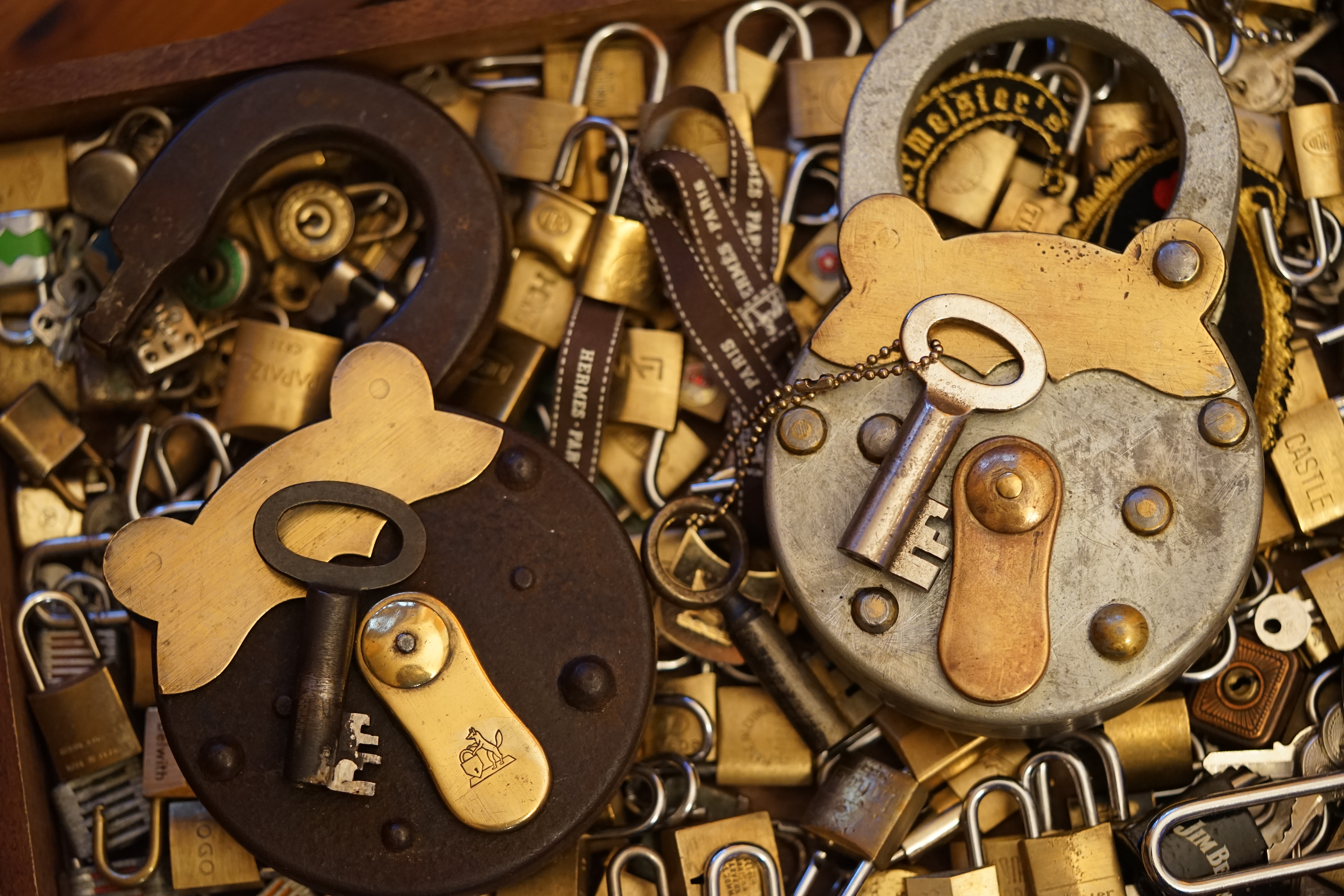 Arthur Bühl, Sympathieträger aus Fuhlsbüttel ( HAM ) betritt das Hasenstübchen. Arthurmeister`s Jukebox spielt: Slow Hand ! Ey Arthurmeister, du alter Sympathieträger: Heute schon gepickt oder was. Heute erst so spät lallt der Scholischek. Der Aufhocker: Prost Helbing ! Der Arkadasch prostet und sabbelt los. Im Hintergrund ist der Objektleiter Hannenberger zu hören: Wie immer. Arthur mein Cousin aus Istanbul ist doch verheiratet mit der Nichte meines Schwippschwager`s und dessen Frau kommt aus Sofia Bulgarien und deren Mann hat eine Schwester und die auch einen Freund und der hat ein Schloss und das ist zu und soll geöffnet werden und wie immer wird Dir ein baugleiches Schloss zum Verbleib in deiner Sammlung zugesandt. Der Einernoch in einem Wort: ABUS. Der Gelenkbusfuzzy, der HSV Ute und BMW Dedl sitzen am Stammtisch. Die Jukebox spielt Ina Müller: Dörp Reggae, au ja Jan Delay. Ute: Stößchen für den HSV. Bouncing Joe Asberry means great NBA. Heike VI lacht: Air Ball. Der Automatenpeter drückt an Arthurmeister`s einarmigen Banditen herum ! Herr Arthur Bühl du Detektiv: Warum gewinne ich immer ? Boogie lallt: ich will auch einen einarmigen Banditen. Heike II will wissen: Wo hast Du denn den einarmigen her ? Das Liebchen flötet: ich will auch immer gewinnen ! Justamente ruft Mr. Smitz vom Playboy, Hollywood, aus seiner Stammkeipe Bunny Hall, im ersten Stock auch Rabbit House, genannt, an. Ey Pornomeister: Is all tutti aposto, what`s going on. I have a Lock for your Lockpicking Sport, you know Pornomaster®. It is an ABUS. No really: A ABUS Padlock. A cutted Modell. Yes orginal from the Company. Yes, ZEUS or ABUS too, yes, yes made in Hong Kong. Stößchen for all, yes, yes Lokalrunde ! you know, yes Käppchen, yes, yes Rotkäppchen. A Bottle from Helbing for the Noagerlzuzler an another Bottle of GabiKo for Scholischek. Yes, yes, for the Einernoch and the buongiorno Eierlikör. The Jukebox plays: T S O P, the top sound of Philadelphia. Die Jukebox im Bunny Hall spielt von der B - Seite Engelbert. Yes, yes, from Vegas. Hilton. America, you know ! Arthurmeister: today is the Keyword: free beer free beer, yes yes, Freibier Freibier, you know. And for the BILD et Uschi greeting`s and stößchen`s. Yes, yes, i have a telefon call with her. She tells me the KI, the chat Gpt from Google the Pornomeister® , you know, beause you are the Präsident from Pornomeister® SARL int. you are tagged with our Präsident Donald Trump. Yes, yes really. With`s the greatest Prädident ! Shure, yes he tells America first. The Jukebox play`s: I Love America. Yes, Yes now listen, yes zuhören, listen you know. I have Kontakte, Connections, you know to Stuttgart. Yes. Patsch Baracks. Yes, and Kelly Baracks too. Yes and we are people from the Hasenstübchen and the Strigoy, yes with the Strigoy and the Droschkendieter we have a Kontakt, yes a telefon call to Mr. Präsident Donald Trump, you know. Buon Giorno ! Trump has as anounced he will fly with his Air Force One to HAM. Yes, Yes, Droschkendieter will him picking up in Fuhlsbüttel. We think inkognito, mayby with Melania. In Arthurmeister`s Jukebox spielt: Schöner fremder Mann ! Schwerti rülpst Prost und F1 Rudi lallt: Schumacher win`s in Austin, Texas. Why Mr. Präsident will visit the Hasenstübchen, your Bunny Hall ? He will make Prosit with the Stammtisch for a Beer and a Frikadelle ! What ? Frikadelle is Burger pur, you know ! Yes shure he will come to ( HAM ) Fuhlsbüttel to the Street Am Hasenberge, you Know, 200 meter`s from Santa Fu away. No, NO, Mr Smitz.us ! Don`t be stupid. We will make with Mr. Präsident Trump a Deal, you know, yes a big Deal with One hundret Prozent Winner Garantie. You know, the einarmiger Bandit in our Hasenstübchen winning every time ! And the Präsident will know the Mystery for every time winning. And we will telling him this Secret and our Lockpicker Stammtisch, you know our Round Table wish for this to make a deal. What you make a deal with Mr. Trump Yes ! What ! Aus Arthurmeister`s Jukebox erklingt: Der alte Wolf, Lupo, you know. Mr. Smitz, not so silly and stupid ! first keine Bier, Wein und Spirituosen Steuern. Keine Tabaksteuern ! I Have Trump twitterd, X, you know, he is from Germany and in Deutschland is kneipensterben, you know rotto ! No bankrotto. And Mr. Trump know`s what party is. Really Mr. Smitz ! And the Stammtischpeople from the Hasenstübchen, the rabbit house, will show him the Magische Dreieck, the mysterie or magic triangle ! What`s that Mr. Arthur Bühl ? First Ritze, second zum goldenen Handschuh, Honka, you know, third Elbschlosskeller. ! You know. Reeperbahn, Yes Sankt Pauli. Yes, this street is called Herbertstraße ! Yes, yes, Herbert is the Schutzpatron from the Bockschein, Yes, yes, der heilige Bim Bam. You must know the deal: we will take our money from the Sparclub, yes from the Sparpig. We make a Kredit and will pay in and around the Kiez - and he make`s TAX free for German Fassbier and Tabak etc. in the Hasenstübchen ! Yes, Dorschkendieter and Dedl drive too. The last fakt is: he has called with the Bild et Friede. Yes, Yes, Mr. Präsident Trump is sorry, because he must going to play Golf. Schade. But we think the Passwort every time Freibier Freibier called is. Parole Emil, oh i see today is the pass word free tax for the Objekt Hasenstübchen. You know Mr. Smitz. Die Jukebox spielt: Joy Flemming - Half Breed ! So, Mr. Smitz, don`t forget the Abus Cut Padlock. Yes, yes, Mr. Smitz and greetings to your Playboy Team in your Bunny Hall. Im Hasenstübchen kocht die Stimmung. Stößchen, Tänzchen ! High Noon ! BMW Dedl meint: sogar 271 km/h. Arthur Bühl, Detektiv aus Hamburg ist Mitglied im Detektiv Verband BUDEG und an die IKD angeschlossen. Als Arthurmeister® erklärt Herr Bühl bei Behörden wie Fedpol, LKA Forensik, das Lockpicking !