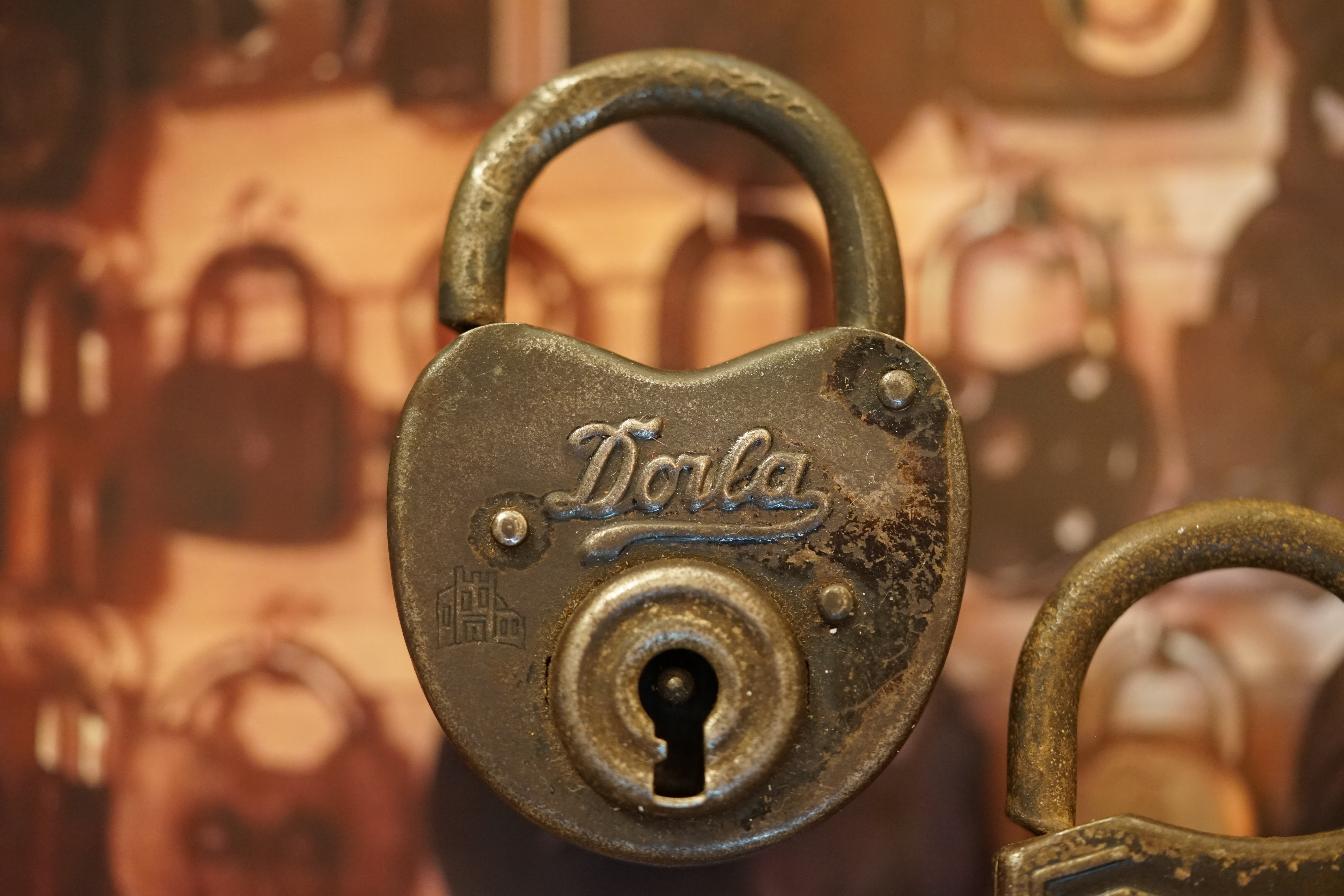 Arthur Bühl, Arthur meister ®, Lockpickerherz ®, Schlossherz ®, Porno meister ® Carsten Jasner, MUT PROBEN ! Das Leben ist tödlich. Aber es muß nicht sterbenslangweilig sein. In diesem Buch werde ich ab Seite 139 in dem Kapitel: Mut zur Lücke, Loch im Tresor. Todsichere Systeme und wie man sie knackt wie folgt beschrieben: Ein Mann mit Pferdeschwanz sitzt hoch konzentriert am Werktisch. Sein Blick ist ins Nichts gerichtet. Für das was er tut, braucht er seine Augen nicht, er sieht mit dem kleinen Stahlhaken zwischen seinen großen Fingern, mit denen er sich einen Weg in das Schicherheitsschloss bahnt. Er gleitet in die ölige Innenwelt, ertastet Wände, Widerstände, Ausbuchtungen. Er fühlt schließlich die genaue Position der Stifte, rastet einen nach dem anderen ein. Diese Momente, sagt der Zweimeter mann, seien " Vorboten zum Orgasmus " ! Arthur Bühl, von seinen zahlreichen Bewunderern " ARTHURMEISTER " genannt, ist einer der Besten bei den Sportsfreunden der Sperrtechnik, einem Verein in dem sich bundesweit rund fünfzehnhundert Mitglieder in sechzehn Ortsgruppen treffen, um in ihrer Freizeit Schlösser zu knacken. Ins Leben gerufen hat den Verein Arthur Bühl und sein Freund Steffen Wernèry, ein Mitbegründer des Caos Computer Club. Digital hacken oder analog knacken - für Wernèry gibt es da keinen Unterschied. Hier wie da treibt ihn der rebellische Reiz, Lücken im System zu finden, die Verkäufer als todsicher preisen. " Doch sicher ist nur, daß alles aufgeht " ! Dafür sort die Lust, die jeder kennt: Schatzkammern zu betreten, Geheimnisse zu entschlüsseln, Widerstände zu überwinden, Verbotenes zu tun, sich Zugang zu veerbogenen Ecken und Winkeln zu verschaffen. Die " Sportsfreunde " treibt diese Lust seit ihrer Kindheit um. Wernèry bog mit zwölf Jahren seinen ersten Dietrich aus einem Kleiderbügel und sperrte seine Lehrer ein. Der kleine Arthur bekam eine Ahnung von seinem Talent, als es ihm gelang, die Spardose schlüssel - und zerstörungsfrei zu entriegeln. Heute triumphiert er als mehrfacher Deutscher Meister im sogenannten Lockpicking, dem Öffnen von Schlössern unter Wettkampfbedingungen. Immerhin siebenundsechzig Jahre lang war das erste Sicherheitschloss der Welt tatsächlich ein Sicherheitsschloss. Der englische Tüftler Joseph Bramah, der so nützliche Dinge erfand wie eine Banknoten - Nummeriermaschine und eine Zapfanlage, die heute noch in britischen Pubs Bier in Gläser sprotzt, ersann 1784 ein Zylinderschloss, daß als unbezwigbar galt - bis 1851 ein professioneller Knacker nach sechzehn Tagen engagierten Stocherns das Ding öffnete. Dieser Akt war ein Schlüsselerlebnis in der Beziehung zwischen Mensch und Mechanik. Ein Sieg der lebendigen Sinne über ein sprödes System - zu einer Zeit, da die Gesellschaft sich dem stampfenden Rhythmus der Industrialisierung unterwarf und der Glaube an das Heil der Technik verdrängte. Lockpicking wurde zu einem populären Sport, der Helden schuf. In den dreißiger Jahren des 20. Jahrhunderts etwa gelangte ein Prister zu Weltruhm, weil er reihenweise sowohl als einbruchsicher gepriesene Tresore als auch " ausbruchsichere " Gefängnisschlösser entriegelte. " Der schwerste Schrank hat seine Schwächen, er läßt sich ohne Müh erbrechen " ! - diese alte Panzerknacker Weisheit hat nach wie vor Gültigkeit; sie hängt über den Köpfen der Hamburger Lockpicker. Arthurmeister braucht für handelsübliche Stiftschlösser, die fast jede Wohnungstür zieren, zwischen zehn Sekunden und fünf Minuten, je nach Hersteller. Bohrmuldenschlösser, die bei der Deutschen Post, auf Flughäfen und in Atomkraftwerken verwendet werden, sind vor ihm ebenso wenig sicher. Er nutzt dabei mechanische Ungenauigkeiten, winzige Spielräume, die sich bei der Herstellung nicht vermeiden lassen und zehnmal dünner sind als ein Haar. Ein paar Mal klickt es, der Meister dreht den Zylinder, streicht seine Haare zurück, steckt sich eine Zigarette an. " Tja " sagt er, " und wenn man dann das Schloss aufkriegt - das ist ein geiles Gefühl ! " Ich habe dann später den Jasner in Berlin angerufen. Bei dem Telefonat kam lediglich heraus er wüßte von dem Interview nichts mehr und wolle auch nichts mehr wissen. Da habe ich noch bemerkt, er hätte auf dem Lockpicking " Bunten Nachmittag " nicht so nerven brauchen, wenn er dann doch so einiges durch den " Tüddel " kriegt. Taged mit: Spiel nicht mit den Schmuddelkindern ! Verzwetschget mit: Bühl Arthur, Bühl Wappen, Bühl Fahne, Bühl Urkunde, Bühl Patent, Bühl achteck, Zwetschgenhengst, Zwetschgenfest, Meister Arthur, Bühler Zwetschge Arthur Andreas Bühl, Detektiv, Privatdetektiv, Hamburg,Germany, Siegel Ring.