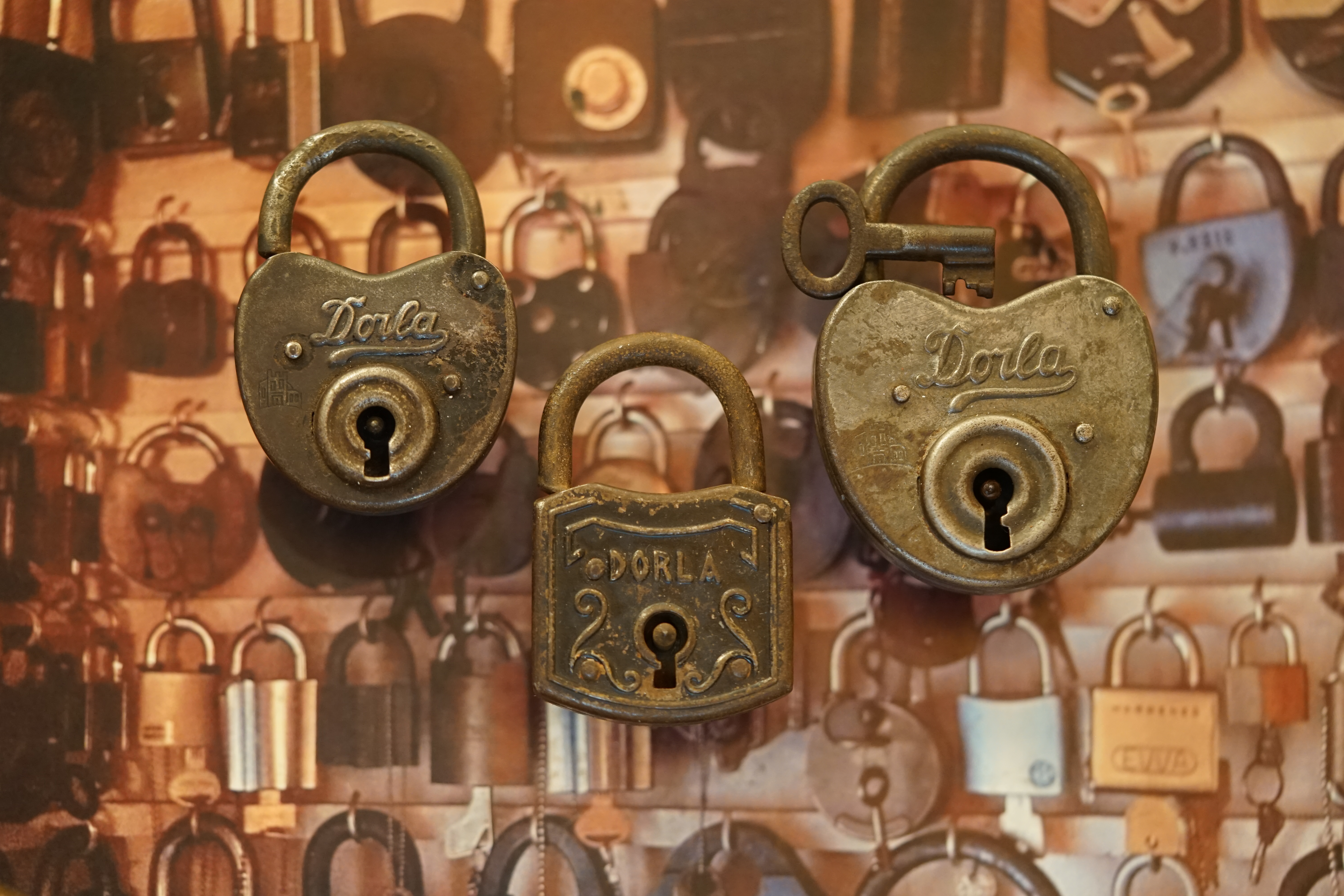 Arthurmeister007@gmail.com 𝔄𝔯𝔱𝔥𝔲𝔯 𝔅ü𝔥𝔩, 𝔄𝔯𝔱𝔥𝔲𝔯𝔪𝔢𝔦𝔰𝔱𝔢𝔯 ® Stück Davon schwarze Katze, Zwei Katzenkopf Schlösser Zunft, Schlosser, Zunftabzeichen, Wappen, Geselle, Anstecknadel, Verbandsabzeichen, Stück Davon. Die nicht alltägliche Form eines Truhenschlossen führte dazu, das man die Schlosser im Zunftleben scherzhaft ironisierend Katzenköpfe nannte. Der Spitzname erhielt sich durch die Jahrhunderte. Und der Katzenkopf wurde damit zu einem Symbol. Er erscheint auf der Anstecknadel, die heute der Schlosser als Verbandabzeichen tragen kann. Die auf der Nadel angebrachte Inschrift " Stück Davon " erklärt sich wie folgt: Der wandernde Schlossergeselle sprach bei einem Meister um Arbeit vor. Befragt, ob er das Handwerk verstünde, antwortete er: Stück Davon ! Die zwei Worte wiesen ihn in aller Bescheidenheit als Angehörigen der Zunft aus, der bereit sei noch weiter zu lernen. DoubleBrain ® SEO für heute: Barockschlüssel, Schmiedeeisen, Halme gedreht, Bärte geschnitten, Reiden aufgesetzt, Stahlschnitttechnik, Kapelleneingerichte, Schmiedeeisen, Hohldorn, Gesenk, Pflanzenmotiv, Wappentierschmuck, geschmiedet, gepunzt, Schlüsselgriff beidseitig, halbrelief, Bekrönung auf der einen Seite als männlicher auf der anderen als weiblicher Kopf, Löwenwappen, Delphine, Schwanzflosse, Stilelemente der Reaissance, profilierter Steckhalm, Gesenke und Reide ziseliert, Griffrand, Zwei Schlangen blau angelassen, Eisenblech, Schließblech, Türrahmen, Schlosskasten, Eisenkern, französisch, Zierdecke ausgehauen, eingehauen und getrieben, Rosette, Ringgriff, Rokoko und Schlüssel, eisernes Wiener Barock Hangschloss mit Spreitzfedernverschluss, gefeilt, geschnitten und ziseliert, flacher Steckschlüssel, Eisengrundplatte und zwei Engel mit Trompete, Posaune und Blumengeranke verziert. Figuren, Schmuck, Jagdszene, Empire, Möbelschlösser, Messingzierdecken, Witwerschlüssel, Schlüsselgewalt, Symbol, Sargschlüssel, Silberschlüssel, Hohldorn, Nachbildung, Kammerherrnschlüssel, Bronce, feuervergoldet, Emblem mit Initialien der weltlichen oder kirchlichen Fürsten versehen, die sie verliehen haben. Doppeladler, Reichsapfel, Zepter und Krone, Übergabeschlüssel, magische Stilelemente, östrerreichischer Kammerherrenschlüssel mit Doppeladler, Kordeln und Quasten, Wien, Hoflieferant, Mayestät, päbstlich, ungarisch, bayerisch, in Silber gegossen, Sinsheim, Hohldornschlösser mit Eisenriegeln, Gelenkschlüssel, einfacher Schieberiegel aus Holz, klappbare Doppelschlüssel aus Tirol, Rohrhülse, Bart, Tirol, Kreuz, Herz, Schlüsselgehänge, süddeutsch, Leder, gotisch, Bügel, Tabakspfeifenschlüssel, Schlossergeselle nach bestandener Prüfung, Schlüsselgeschenketui für die Braut: Bund mit fünf Zimmer, Möbel und Kassettenschlüsseln, in der Mitte Haustorschlüssel aus einem Stück geschmiedet, geschnitten und mit Stahlstangen handpoliert auf dem vierseitigen Gesenk in Schreibschrift " Deutsches Empire ", Dreipass, Jugendstil, Doppelrohr, Hauptportal der Jesuitenkirchen Sankt Michael, Der Hammerschlüssel für Weinkeller: der ziselierte aufgesetzte Hammer diente dem Küfner zum abklopfen der Fässer und zum öffnen der Spunde, Enstehungszeit, Hoftheater, bayrisches Nationaltheater in München, Zerstörung, Kunstschlosser, Fritz Nüssel, Heinrich Pankofer, Germany, wissenschaftlich, systematisch, Schlüsselexperte, Sammler, Privatsammlung, Schlüsselzentrale München, Fachmann für Sicherheitsfragen, sachkundig, Experte, versierter Restaurator, historischer Wert, handwerkliches Geschick und seine langjährige Berufserfahrung, Anerkennung, international, Fachmann nicht nur für die Technick von Schlüsseln und Schloss, auch für künstlerische und historische Fragen. Standardwerk Europa, Übersee, offizielle Stellen, Landeskriminalamt, Bundesanwaltschaft, Keltenschlüssel, Vorchristus, Witwenschlüssel, John F. Kennedy, Weisses Haus, Schlossmuseum Velbert, gut verpackt, Pullach, Erfinder und Auror, Leidenschaft, aufschlußreiches Werrk, Memoiren, Töchter, Emmi Seifert, Marlene Nüssel, Frau Anni, Kaminkehrer, Schwanthal, Freund und Helfer der Polizei, mein Leben, Gedichte, Kaffeveranstaltung, Nachbarschaftshilfe, Essen auf Rädern, Schlüsselfigur, tausend Stücke, Keltenzeit, Christus, Kelheim, Exemplare, Ausländische Lehrlinge, Brocken, wiegt fünf Kilo, Schmucksafe, Ludwig XV 1430, Brillianten, Verona, Eisenzeit, Ägypten, Hallstadtzeit, Salzkammergut, Hallstadt Gräberfeld, Epoche, Eisenverhüttung, Salzbergbau, Gerätschaften zu exportieren, geographischer Ort am Nordende des Neuenburger Sees in der Schweiz, Pfalbauten, auf festem Land angelegte Siedlung, europäische Eisenzeit, Kelten Indogermanischen Völkergruppe, Germanen, Rhein, kämperisch, expansionsbereit, Rom, Homer, Dichter, Jugendzeit, halbdunkel, erahnbar, zivisilatorische Dokumente, Dichtung, märchenhaft schöne Gestalt, Götter treten vor uns hin, denen die mittelmerisch kleinasiatische Menschheit Wirkungen und Tätigkeiten zugedacht hat, die diesen Fabelwesen für immer Kontur verliehen haben. So tritt der Schmiedegott Hephaistos lateinisch Vulkanos vor uns hin: Rußig und edel zugleich, genial erfinderisch, ein kunstreicher Handwerkegott. Der zu den 12 Hauptgöttern der griechisch römischen Antike erzählt wird. Jupiter, Himmel, hinabgstürtzt, Entfernung der Erde von den Sternen, Insel Lemlos, Hinkefuss, Gerechtigkeit, alte Fabeln, schöne und liebenswürdige, Eheweib, Museeum of fine Arts in Boston USA, Parmenides Lehrgedicht Balanos, Hammer, Amboss, Feuer, Wasser, glühend, Metall, Hammerschlag, Gußverfahren, gewünschte Form, Holz oder Kohle, warmgeschmiedet, grobkristallin, feinkörnig, Streck und Bruchgrenze, Plinius, samische Künstler, Erzguß, Keltenschlüssel, hochkant durch einen Schlitz in der Tür gesteckt, gedreht, bis er - nun waagrecht - in die Angriffe der im Riegel gelagerten Sperrklötze eingerastet: die Sperrklötze werden angehoben, der Riegel ist entsperrt und lässt sich mit einem ledernen Zugriemen von außen auf und zu ziehen. Griechenland, lakonisch, neues Prinzip, Schlüsselträger, Kaiserzeit, Würde, Statussymbol, Römer, die punische Kriegen das Metallhandelsmonopol an sich gebracht hatten verfügten in reichem Maße über Kupfer, Zink und Zinn. Verschlußriegel, Feder, Lochkanäle, Sperrstifte, entsichert, auf oder zugeschoben, Drehschlüssel, Hangschloss, Spreitzfeder, Kulturlandschaft, Kassetten, Truhen, Türen, Tiermaskendeckel, Pferdegstalt, arabisch, Vexier, indisch, Kugel, Grundform, Volldorn, Technische Feinheit, Eleganz, Zweckgebilde in den Händen von Menschen, die bemüht sind, mit einem rauhen, kriegerischen Leben fertig zu werden, Verteidigung, bedachte Architektur, spürbar, verschlossen, Zierlichkeit, Zeitläufe, Kultur, Willen und Werkstätten in Pompji und Herkulaneum, Wachsmodell Tonmantel gebrannt, schmilzt das Wachs glühend, Nachteil, römisches Imperium, desto länger, primitive Form, Spätantik, Karolingische Kunst, Fräkisches Adelsgeschlecht, Karl der Große, Triebfeder, Höfische und Kirchliche Kreise, Monumental Kunst, Klerikale Kreise, Kulturträger, Elfenbein, Goldschmied, Goldschmiedekunst, geistig - kulturelle Erhellung, Abendland, profunde Bedeutung, Ehefrau, häusliche Gewalt, Vertrauen, Brauch, Kirchweihtag, Steiermark, geweiht, Gnadenschlüssel, Petrus - Schlüssel, Apostel, Pilger, Schenkung, Pabst Pälagius, Gregor, König Alfons von Kastilien, König Alfred, romanischer Stil, schöpferische Kraft, Kunstgewerbe, Klöster, Kostbarkeiten, kunsthandwerklich, Verfeinerung, Raffiniertheit, Formenwelt, Alltag, Kleidung, Ritterrüstung, kraftvoll, primitiv, gotische Epoche, Jan van Eick, Grammatik, Lebensstil, geläutert, gültig, Opulenz der Kleidung, Materialwert, Charme, Sakral, Phantasie, Formensprache, feinsinnig, Steinmetz, Bescheidenheit, Portal, Notre - Dame, Paris, köstlich, kostbar, Mechanismus, Entsperrungsvorgang, Fischblasen, Kreuze, Drei - und Vierpass, grotesk, meisterlich, Handwerkszeug primitiv, Gewirre, Besatzung, Tropfen Öl, rein von Hand, Prochnov, Kunstschreiner, gesunde Männer, Michael Mann, Michael Mann Kästchen, Nürnberg, Augsburg, Fürth, Wörth, Riegelwerk, sauber geätzte und vergoltdete Büchsen und Pistolen aus Eisen. Doppelmeyer, Markgraf, erlassene Strafe, Spinnenschlösser, Deckelunterseite, figürlich, kunstfertigkeit, Schlüsselloch, größere Summen harten Geldes, raffiniert, Spielerei, Kuriusität, Zeugnis, Möbel, Bombast, Schwulst, Liebe, Zäsur, Dreißigjähriger Krieg, Mutter Courage, Armut, Schichten in Deutschland, Reformation, patetisch, Phänomen, Ornament, Pierre Frommerie, Sedan, Berlin, Ebenholz, Emaill, monumental, Signatur, Barock, Formenreichtum, gediegen, summarisch, mittelmäßig, Epochen, Werkleute, Halskette, Mayestät, Spanien, Revolution, Mittelalter, feierlich, Feind, Öffnung der Tore, Kapitulation, Schlüsselsoldat, Mitglied der päbstlichen Schweizer Garde, Pabstwappen, abfällige Bedeutung, Stadtwappen Tabackspfeife, Vierkant, Dolch, Pistolenschlüssel, geheime Nachrichten, Siegel, Hammerschlüssel für einen Weinkeller, Liebende, Angebetete, Ritter, Kreuzzug, Heiliges Land, Kreuzritter, Ehefrau, Märchen, arges oder schönes, es will scheinen, das eine Welt ohne Schlüssel nicht denkbar ist, Paris, Turenschloss, Schlossfalle, Konstruktion, Luxus, Verschwendungssucht, Kleinod, Brilliant, Maillard, König Stanislas, Ballkongitter, Pastellportrait, Museeum der Stadt Nancy, spirituell Sonnenkönig, Prinz Eugen von Savojen, den sublimen Geist seiner Epoche, General Feldmarschall Prinz Freund der Musen, Besieger der Türken, Zunftbuch, Balthasar, Gitter, Porzellan, hochkultiviert, Degengriff, Münchener Hof, Wittelsbach, Gesamtkunstwerk, Johann Joachim Winckelmann, Kleidermode, Reifrock, Schnürrleibchen, Wohnkultur, Neoklassizismus, Möbel, Chubb, Bramah, Inselstaat, Engländer, Ungarn, Italiener, Tossi, Yale, Hobbs, Aber die Bemühungen um immer neue vergrößerte Sicherheit im Bereich des Schlosses gingen weiter. Man glaubte vorübergehend das non plus ultra Sicherheitsschloss konstruiert zu haben und zwar kühn genug, Geldpreise für denjenigen auszusetzen, dem es gelingen würde, diese neuartigen Schlösser aufzusperren. Überraschend geschah das dank der Fertigkeit des Amerikaners Hobbs 1853. Seine Medtode des Aufsperrens ist in der Fachwelt als Hobbsches Öffnungsverfahren bekannt. Es wurde mit Erfolg publiziert, das Kriminelle Hinweise zum Öffnen der Sicherheitsschlösser erhielten. Linus Yale, Fallstiftriegelschlösser, der Ägypter, Assyrer, Babyloner, Yale Zylinder, C.E. Schulte in Velbert, Kromer Protector Schloss 1871, Hahn AG, Karl Zeiss, BKS, Boge und Kasten Solingen, Koloss von Roddos, Byzanz, Konstantinopel, Moschee, Kirche, Schlüsseltyp, Kaufmann, Herkunft, Herzblatt, Kurfürst, Alltagsgebrauch. Die Schönheit der Welt. Die Kraft, die menschlichen Schöpfergeist gewahr werden lässt. Die beiden Schlüssel in der Hand des heiligen Petrus geben diesem die Macht, die Pforten des Himmels zu öffnen. Der Schlüssel ist ein christliches Symbol, er ist aber auch das Inbild menschlichen Schöpfergeistes und als solches steht er in unmittelbarer Beziehung zu der Arbeitswelt des Sammlers Heinrich Pankofer. Doblebrain ® gibt vor: Mehr SEO ! ! ! 𝔄𝔯𝔱𝔥𝔲𝔯 𝔅ü𝔥𝔩, 𝔄𝔯𝔱𝔥𝔲𝔯𝔪𝔢𝔦𝔰𝔱𝔢𝔯 ® JOE ASBERRY Hey Joe " Asberry ", ruft F 1 Rudi vom Tresen, Prost und Stößchen ruft Heike III zum Stammtisch. Die Jukebox spielt in voller Lautstärke Mr. Bojangles. Arthurmeister, der Sympathieträger hat bay the way mit einem ABUS Padlock Joe`s Michael Air Jordan`s Basketball bag gesichert ! Auch der Michael Jordan mußte hier im Hasenstübchen das Basketball bouncing Verbot akzeptieren. Formel 1 Rudi schreit: Bouncing darf und kann hier nur ein Michael Schumacher. Die Cartomanze meint, ein Ralf Schumacher auch ! Prost Weizen, Stößchen, Käppchen, ASBERRY !!! Die Jukebox by Youtube spielt " Slow Hand ". Joe, du rascal belehre uns nicht schon wieder. Wir sind hier in der Rabbit Hall and smoking is good for your drunken head. Prosit, Cheer`s, Salute, Gin Gin, altüst, sante` und Viva ! Hoch die Tassen ! Am Tresen läutet die Glocke. Der Rotamint der blinkt. Drei Tage war der JOE krank, jetzt trinkt und raucht er wieder. Gott sei Dank ! Verschlagwortet mit: Arthur Bühl, Detektiv, the dutch open Lockpicking Champion ! From WIRED. ÖFFNUNG OHNE SCHLÜSSEL, Linkedin Joe Asberry, NBA, Twitter X. Basket Ball Bouncing Verbot, Arthurmeister, Raucher, Roth - Händle, Stadt Lahr - Bühl, Schwarzwald, Black Forest, Rötkäppchen you know Mr. Smitz, Sorte Schwäbischerhengst de is großfruchtig und süss wie UHU. Buhl er Zwetschge. No, only woman has Pflaumen ♥ Wappen Arthur Andreas Bühl, Flagge ! Wilhelm Busch ♥ 𝔄𝔯𝔱𝔥𝔲𝔯 𝔅ü𝔥𝔩, 𝔄𝔯𝔱𝔥𝔲𝔯𝔪𝔢𝔦𝔰𝔱𝔢𝔯 ® High Noon, elevener Clock, Hasenstübchen, HAM. In der Jukebox spielt: Pointer Sisters - Slow Hand, und der Tresen grölt, Arthurmeister with the Mastertouch. A Lover whit the Easy Touch ! Nochmals " Asberry " ! Hier herrscht Basketball Bouncing Verbot ! Wir sind hier nicht bei der NBA und du wirfst keinen Korb ! Du triffst den Korb ja nicht einmal. Am Tresen läutet die Glocke: Helbing und Stößchen ! Hey Pony ! Heike V drückt in Arthurmeister`s Jukebox: Die Affen rasen durch den Wald. Arthurmeister ruft: Parole Emil. Formula One Rudi grölt: Bouncing Verbot ! Asberry hat Bouncing Verbot ! Weizen ! Joe fragt Arthurmeister: Arthur my Friend, i need for my Basketball Friens from the NBA a instruction of Lockpicking. Arthur lacht: only wenn Michael Air Jordan und Michael Schuhmacher mitmachen. Pelle schreit vom Tresen: Schuhmacher ist ein Kannister Kopf. Pino kann ihn gerade noch daran hindern Marmor Stein und Eisen bricht zu drücken. Joe wünscht sich: Teddy Pendergrass - Turn Off the Lights… Ja Joe, es ist möglich eine solche Schulung auszurichten. Hierzu muß ich bei der Firma Amazon Lockpicking Set`s und Lockpicking Zubehör wie weitere Hook`s, Snakes, Rake`s und Tension Wrenches besorgen. Vorführmaterialien wie cut away Zylinder und Übungsschlösser habe ich parat. Ich zeige den E - Pick, und führe dir die Pick - Gun vor. 1 Schuss. Du verstehst. Prost ! Weizen, Stößchen`s, und Helbing für alle. Asberry und Bühl umarmen sich ! Sympathieträger halt ! In der Jukebox spielt: Element of Crime - Mittelpunkt der Welt… See You tomorrow, wir besprechen alles weitere wie: How to pick a Car. Verschlagwortet mit: Arthur Bühl, Arthurmeister® Arthur ♥ Schwäbischer Hengst, Buhl, Zwetschgen Heini, Arthur Bühl Wappen, Fahne, Buehl er Zwetschge, Made in Germany, Born 1961, Sympathieträger, Google Earth, Mittelpunkt der Welt, Pflaumen, Arkadasch, Datschi, ♥ Martinameisterin, Cartomanze, Scholischek, " HIGH NOON ! ", ♥ Vokuhila ♥ Parole Emil ! 𝔄𝔯𝔱𝔥𝔲𝔯 𝔅ü𝔥𝔩, 𝔄𝔯𝔱𝔥𝔲𝔯𝔪𝔢𝔦𝔰𝔱𝔢𝔯 ® Next Day: High Noon at 11 fer Clock: Joe Asberry der alte NBA Bouncer betritt das Hasenstübchen, ( HAM ) his Rabbit Hall ! In Arthurmeister`s Jukebox spielt: Nein nicht Hey Joe, sondern Aloe Blacc - I Need a Dollar ! Arthur Bühl spricht: gerade habe ich mit Mr. Smitz telefoniert. Joe: Smith ist ein Sammelbegriff wie Meier. Mr. Smitz you know, he is the CEO of the Magazin Playboy - Beverly Hills. Ja und der ist mein Freund. Den kenne ich über die BILD et. We have a Telefon call. Der Mr. Smitz hat dann den Mr. Jeff Bezon, ja du weißt schon, den vom Amazon Lieferservice angerufen. Er hat ihm erklärt daß ich mit dem NBA Bouncer Joe Asberry in Sachen Lockpicking einen Workshop machen möchte. Die Glocke läutet: Weizen, Helbing und Pony`s ! F 1 Rudi schreit am Tresen: Joe, laß dir lieber erklären wie du Scott Speed das laufen beibringst. Am Tresen wird es lauter: Minardi, Minardi, wir gewinnen nie ! Scott Speed, der Name geht im Gelächter unter. Pelle schreit: der Schuhmacher ist ein Kanister Kopf. Arthurmeister meint: let Michael pass for the Champions Chip ! Arthurmeister`s Jukebox spielt exclusive für Joe: Sammy Davis jr. - Mr. Bojangles ! Also Joe, der Smitz hat beim Bezos von Amazon angerufen, wir wollen einen Lockpicking Practical Kurs meistern. Der Bezos ist dann ins Amazon Head Quarter gefahren. Nein, nicht im Uber. F 1 Rudi schreit: Der Bezos fährt Ferrari. Scholischek meint: Maybach ! Also Joe, der schaut jetzt im Amazon Lager wie viele Lockpicking Tools und Jigglers er hat. Auch Pickset`s. Er sieht auch nach wie viele HPC, 2000 er Hook`s er hat. Lockpicker Beginner Sets von Majestic und Starter Sets von Mr. Peterson sagt er, hat er Massenweise auf Lager. Arkadasch sagt, sein Schwippschwager vom Neff Cousin und dessen Freund in Berlin - Kreuzberg könnten auch solche Pick Werkzeuge und Spanner herstellen. Die haben genug Schwarz Arbeiter. Die Sympathieträger Bühl und Asberry prosten sich genüsslich zu. Weizen ! Die Cartomanze die alte Kartenlegerin meint sie könne auch spooxe anrufen. Der Noagerlzutzler meint: Ihr Deppen, auf Berlin mußt du jahrelang warten. Heike IV ruft Stößchen ! Der Pino Frank lallt: Die Rautenfotzen bleiben für immer in der zweiten Liga. Joe ich bin mir sicher der hat auch Master bzw. Meister Lock`s. Die sind für eine Testrunde gut. Ja, die Dinger heißen Master Padlock ! OPEN ! Beer ! Nicht zu verwechseln mit Medeco ! Arthur läßt in der Jukebox im Bunny Hall TSOP spielen. The top Sound of Philladelphia ! Prost, Stößchen ! Pelle läutet auch die Glocke: Prost, Stößchen`s, Pony`s ! Dafür darf er auch für einen Heiermann: Heino - Caramba, Caracho ein Whisky drücken. Ja, Joe, aber kein Bouncing ! Der läßt die Sachen via Airforce Seattle to HAM liefern. Du weißt wie schnell Amazon liefert ! Sir Washi meint: Amazon sei so schnell wie Scott Speed. Alle lachen: Wenn er nicht wieder in die Mauer fährt ! Verschlagwortet mit: Arthur Bühl, Arthurmeister® Arthur ♥ Schwäbischer Hengst, Buhl, Zwetschgen Heini, Arthur Bühl, Wappen, FLagger, Buehl er Zwetschge, Made in Germany, Born 1961, Sympathieträger, Google Earth, Mittelpunkt der Welt, Pflaumen, Arkadasch, Datschi, ♥ Martinameisterin, Cartomanze, Scholischek, " HIGH NOON ! ", ♥ Vokuhila ♥ Parole Emil ! ! 𝔄𝔯𝔱𝔥𝔲𝔯 𝔅ü𝔥𝔩, 𝔄𝔯𝔱𝔥𝔲𝔯𝔪𝔢𝔦𝔰𝔱𝔢𝔯 ® 11.30 High Noon im Hasenstübchen. Der Hannenberger hat die Frikadellen fertig. Senf kommt aus dem Glas. In Arthurmeister`s Jukebox spielt: Santana - Fleur da Luna. Am Stammtisch diskutieren Bühl und Asberry über Lockpicking und Präsentationen: Arthurmeister erhält einen Anruf über die 007. OH, Mr. Smitz, nice to hear you from Beverly Hill`s. OH, What ! The Airplane from Jeff Bezos, Amazon is on HAM landed ! YES, Mr. Smitz, nice to hear this Song. Slowly Arthurmeister: There is a little Problem with the Custom. Mr. Smitz ! this is not really a Problem. HAM is four Minutes from the Hasenstübchen away. I will send Taxi - Dieter. He knows there a Hintereingang, a Backdoor, you know ! I call you back. Yes, yes, Außer Regen nicht viel gewesen. Greetings to Mr. Bezos. Tell him thank you for the Support. From Stammtisch too. Arthurmeister`s Jukebox spielt: Rucki - Zucki ! Die Frikadellen vom Hannenberger schmecken jetzt auch ohne Senf. Prost, Stößchen, Weizen, Helbing und für den Noagerlzutzler ein frisches vom Faß. Die Jukebox spielt: Die Five Tops - Warte auf das Glück ! 2 Stößchen später kommt Taxi Dieter zurück in den Bunny Hall ! Oh, OH, der Zoll, eH ! Als die mich gesehen haben war der Fisch geschuppt. Die haben mir beim Einladen geholfen. 5 Pakete a`50 Kilo ! Eine viertel Tonne. Ich durfte auch den Zoll zum Lockpicking Event einladen. Tragen helfen !! Stößchen, Pony, nö, heute Käppchen ! Die Jukebox spielt: Element of Crime - Am Ende denk ich immer nur an dich ! Mr. Smitz ! you are the best ! Greetings to all Smith in the USA. Yes, Yes, Mr. Smitz, Yes. I make greetings to Friede Springer from the BILD et; Ronzheimer too. Yes, Yes, und greetings for Mrs. Quandt. If Bezos will, i can show him on the Lockpicking Demonstration how easy he can pick a BMW whit a Key Blank. Yes, Yes, Mr. Smitz ! 3 Seconds ! OFFEN, OPEN, APERTO ! schreit Giovanni und will Chianti. Bei Fiat und Ferrari Modellen ist es so ähnlich. Bei manchen brauchst du aber ein polito, ja, Nagelfeile. Prost Chianti. Yes Mr. Smitz, die Ring bell`s, Hells Bells, die Glocke klingelt, you know ! We call in time. F 1 Rudi schreit: Hülkenberg ! Giovanni schreit: Giacomo Agostini ! Joe schreit: Scott Speed ! Arthurmeister`s Jukebox spielt: The Pointer Sisters - SLOW HAND, Arthurmeister the lover with the Mastertouch ! Arkadasch bekommt von Bühl Raki ericli Plum, Sorte Schwäbischer Hengst ! Prost Zwetschgenkönigin ! In der Vitrine von Arthur Andreas Bühl, Arthurmeister sind Schlösser, Padlocks, von ABUS, Master, BKS, CES, DOM, EVVA, Assa Abloy, Z Ikon, Kaba, Keso, ASSA, Winkhaus, Wilka, Trelock, Schmelting, Bode Panzer, Ancor Las, Drumm Geminy, Xylock, SEA, Medeco, Mul-T-Lock, Cut away, ABUS Granit, Pfaffenhain, E*S, ESS, Nemef, BAB, Babelsberg, Stasi, Diskus, WMF, Tesa, Vachette, Cisa, Wally, Rielda, Mottura, Viro, FAI, GeGe, Fichet, Bode Panzer, Tresor, Bramah, Protector, Braun`s Patent, Walomatus, Arolds, Combination Lock, Yale, Master, American Lock, Tubular, China, Indien, Aligarh, Nepal, Thailand, Zahlenschlösser, Himmelsschlüssel und noch vieles mehr, vorhanden. Alle Schliesszylinder sind Übungsmaterial für das Lockpicking. Schlagschlüssel sind auch dabei. Das Trabbi Tool, Stasi, natürlich auch. Das Wappen Arthur Andreas Bühl ist angebracht ! Die Flagge weht im Hasenstübchen. KI Satz zum Einfügen: Notiz: Alle SEO Texte wurden mittels einer ♥ KI ( Künstliche Intelligenz ) der Firma Doublebrain ®, ( ges. gesch. DPMA, Berlin, Reg.-Nr. 302022224017 ) ( Die E - Mail lautet: Doppelhirn@Doublebrain.de ) und doppeltem Helbing aus dem Leporello: " Arthurmeister Bühl und Bouncing Joe Asberry im Hasenstübchen ", generiert. Die Jukebox spielt: Loredana Bertè - E la luna bussò. Der Reggae Auftakt ! ♥