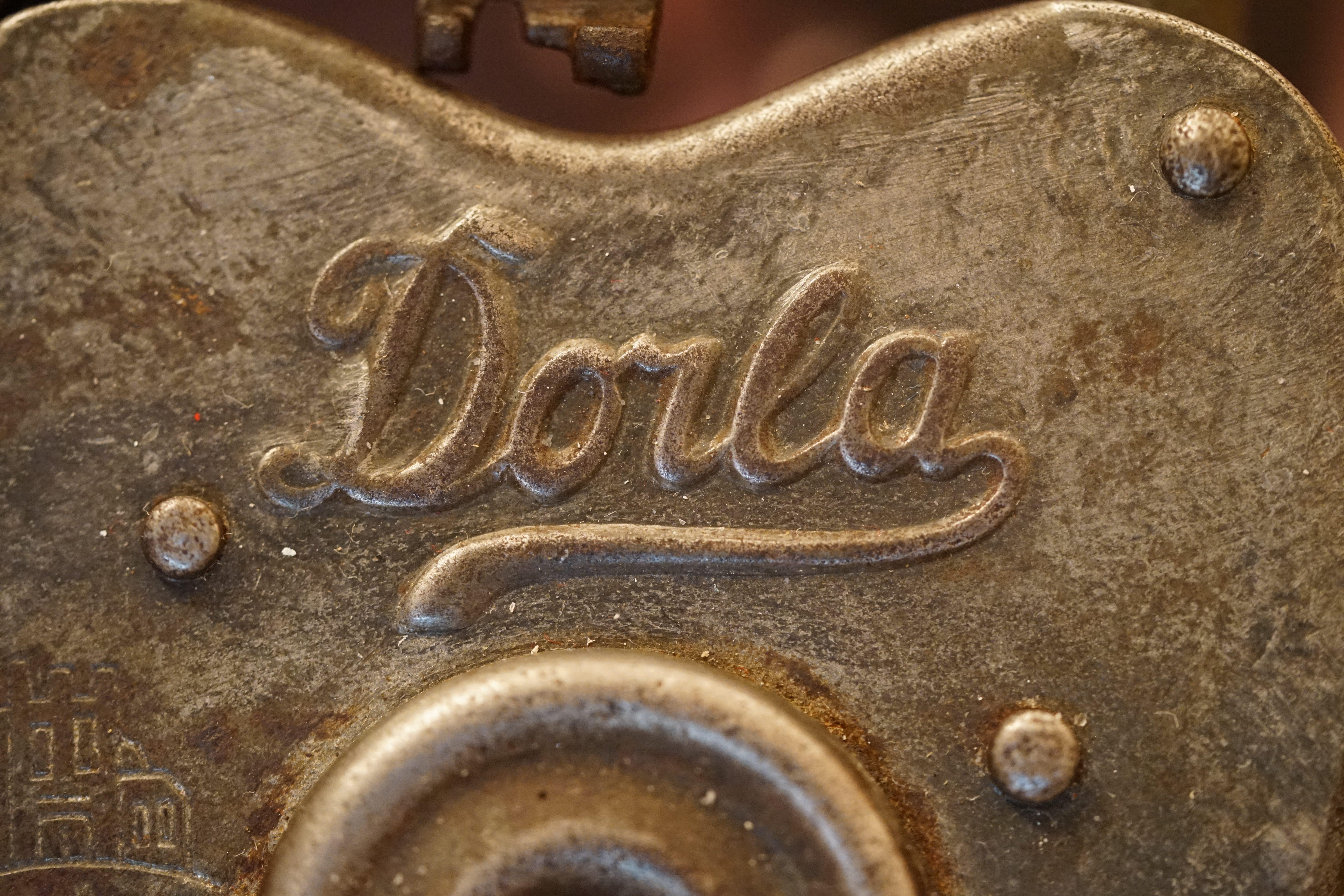 Arthur Andreas Bühl, Arthurmeister ®,Lockpickerherz ® Schlossherz ®, Pornomeister ®, neuer SEO Text für 2026 12.00 Mittags im Hasenstübchen. Basketball Bouncing Joe Asberry schreit: Prost ! Die Glocke kingelt ! In Arthurmeister`s Jukebox im Hasenstübchen spielt: Slow Hand von den Pointer Sisters. Ferrari Rudi sitzt am Tresen. Anstatt Helbing trinkt er heute Underberg. Pelle und Heike I machen Stößchen. Justamente klingelt das Telefonino. Der Hannenberger lacht zu Bouncing Joe Asberry: Ich wette mit Dir: Da ruft unser Freund Mr. Smitz vom Playboy an. Arthurmeister geh endlich ran. Die Glocke klingelt. Yes Mr. Smitz, yes, yes Mr. Smitz. Yes great, you know. Yes, yes we have a Party. Yes, yes. Ja: Angela Merkel, die kennen wir. You know: " Bundeskanzlerin ". Giovanni ruft: Bella Donna: Signora Merkel is the CEO of the world. Yes, Yes Mr. Smitz, i will look about her Memoiren. Oh Mr. Smitz ? Her Biographie with her Signature ? OH, Mr. Smitz mit Widmung ? Das wird nicht einfach ! no easy, you know ! Da muß die Glocke aber ein ganzes Wochenende läuten. Prost. Helbing. Yes Mr. Smitz, hands on the heard, you know, difficult ! Arkadasch !!! Smitz U.S.A. braucht die Memoiren von Angela Merkel signiert mit dem Text: Für Mr. Smitz from the Playboy ! Also pass auf: Dein Schwippschwager ist doch Aufsteller bei der Messe. Ja, Buchmesse. Dort hält die Merkel eine Autogrammstunde. Der soll sich dort anstellen mit seinen Kumpani. Ja, der Smitz läßt hier die Glocke läuten. Das gesamte Wochenende. Hannenberger gibt das Passwort: Freibier, Freibier ! Die Glocke läutet jetzt: Helbing ! In Arthurmeister`s Jukebox spielt: The Tramps - Disco Inferno - Orginal Longversion Tony Mendes ! Basketball Bouncing Joe swingt mit dem Kopf mit. Jetzt meint Arkadasch: Oh meine Kumpani trauen sich nicht zu Dr. Angela Merkel. Die haben Angst vor Ihr. Kein Autogramm heißt kein Freibier. Droschkendieter !! Du fährst jetzt zur Buchhandlung, holst drei Biographien von der ollen Merkel, fährst weiter zum Kujau ! Ja, der hat dem Heinemann vom Stern, Hamburg, gefälschte Tagebücher verkauft. Der soll dir in ein Exemplar die Unterschrift der Merkel und die Widmung reinmalen. Sag ihm viele Grüße vom Arthurmeister und Parole Freibier, Freibier ! Dann malt der es dir sofort. Der kann das freudigst. Und sag ihm, das sei für Smitz, Amerika. Aber diesmal soll er keine rosa Tinte verwenden. Dann kommst du wieder her und wir alle unterschreiben das zweite, dann fährst du geschwind rüber nach Fuhlsbüttel, drängelst dich am Luftfrachtschalter vor, läßt die Bücher verpacken und paßt auch auf, das die auch tatsächlich im nächsten Flieger in die U.S.A. reisen. Dann hat er die Bücher, quasi wenn der Flieger landet. Sag denen: Parole: Freibier, Freibier ! Arthur und wozu das dritte Buch ? Du Depp, wenn beim unterschreiben vom zweiten Buch einer draufkotzt oder ein Brandloch reinmacht dann haben wir Ersatz ! Und diesen legen wir dann hinter den Tresen ins Regal und tuen so als hätten wir es gelesen. Es reicht das wir Frau Bundeskanzlerin mit guten, besoffenen, nicht ausgeklügelten, dummen, peinlichen Ratschlägen beraten haben ! Punkt. In Arthurmeister´s Jukebox spielt: Lady von Kenny Rogers. Sir Waschi hat gleich CHARLIE RICH - The most Beautifull Girl in The World, gedrückt. Die Stimmung ist gut. In der Jukebox spielt mittlerweile Aloe Blanc - I need a Dollar. Die Stimmung ist fantastisch ! Jetzt steigert sich die Stimmnung noch als der Nachläufer Roberto Blanco - Caramba, Caracho ein Whiskey, Carambo Caracho ein Gin, verflucht Sacrcameto Dolores und alles ist wieder hin ! In Rio de Janeiro… drückt. Der Noagerlzutzler drückt Roberto Blanco - Der Puppenspieler von Mexico und räumt Gläser ab. Hannenberger reicht schon einmal den Himmelsschlüssel ! Schwerti fragt: Mastertouch und wenn der Dir auf die Schliche kommt ? Du Depp, was glaubst du wenn der erfährt, daß er einen orginalen Kujau, dem Tagebuchfälscher hat, dann läuft der durch Beverly Hills und gibt damit bei jedem an, als sei er The Greatest. Und Du weißt: Die Schriftsachverständigen vom Stern oder von der Bild et und der Heinemann brauchten Monate bis sie diesen Betrug mit dem Verkauf der Tagebücher erkannt haben. In Arthurmeister`s Jukebox spielt: Calvin Harris & Sam Smith: Promises ! und es wird mitgesungen. Das Droschkendieter dann doch nur beim Papierfuzzy im Copy Shop neben an war ? weil der Kujau besoffen war ? Quatsch, kalter Kaffee, der Smitz verhöckert das Buch an Rockefeller. Was glaubst du, warum die Parole Freibier Freibier lautet ? Wir sind hier nicht bei der Wohlfahrt. Ferrari Rudi macht Ralala: Sonntag ist Formel I in Indianapolis. Denkt dran: High Noon ist dann morgens 07.00 Uhr. Die Glocke läutet ununterbrochen. Freibier, Freibier, Freibier, Parole Freibier. Let Michael pass for the Championship ! Das gesamte Hasenstübchen tanzt und platzt aus allen Nähten. In der Jukebox spielt James Last und Orchester: T.S.O.P The Top Sound of Philadelphia ! Prost, Prosit und Stößchen ! Der Hannenberger sieht zufrieden aus. Taged with: Bühler Zwetschge, Bühl Wappen, Zwetschgenhengst, Zwetschgenfest, Meister, Arthur Andreas Bühl, Privatdetektiv, Arthurmeister007@gmail.com Lockpicking, Profilzylinder, Abus, BKS, Ces, DOM,EVVA, Fana, Herz Schloss !