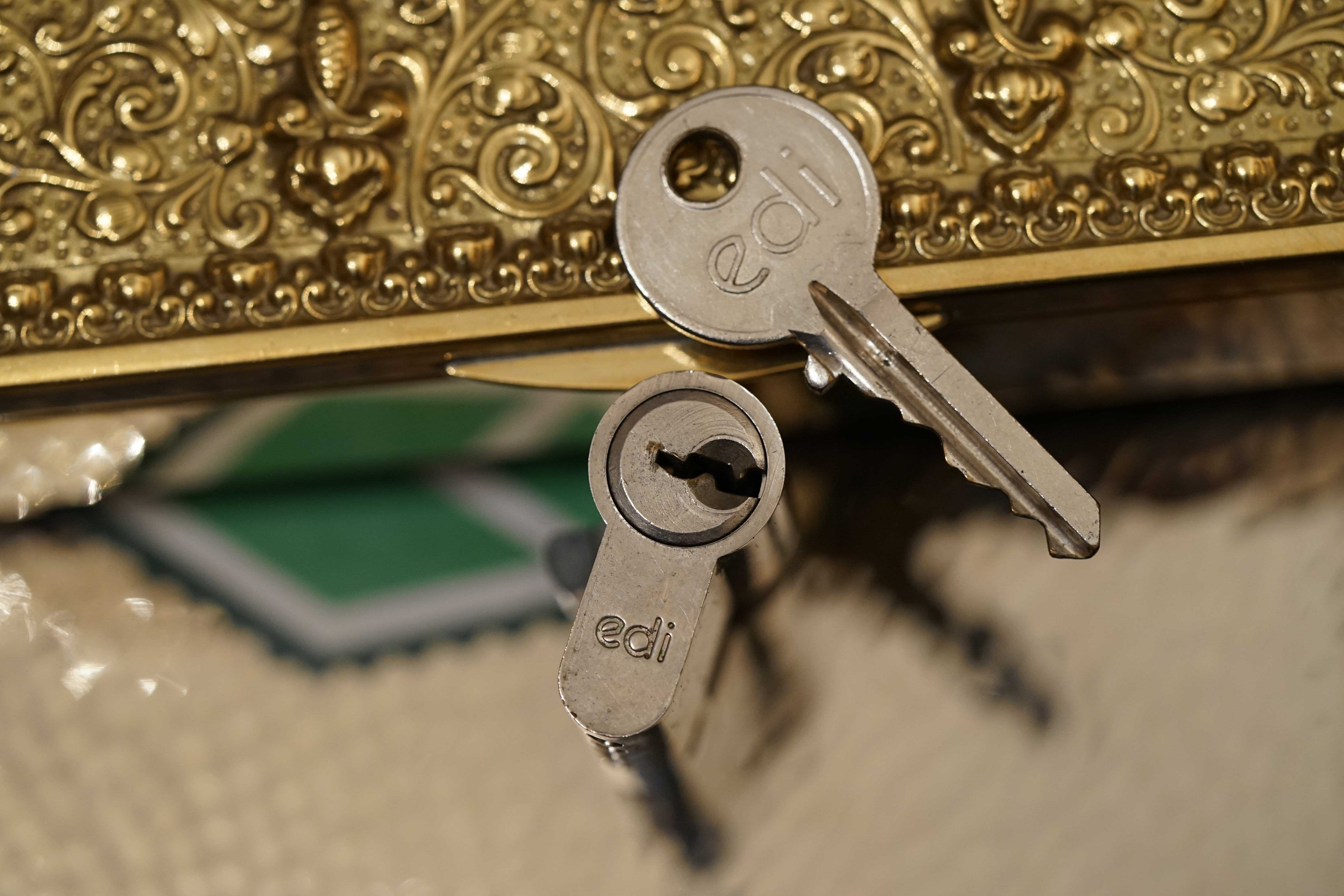 Bühl. Arthur Andreas Bühl. Hier ist die rasende Uschi von der Bild et und schreibt mit der neuen KI Arthurmeister den neuen SEO Text für 2026, denn die SEO GEISTER werden von Google gerufen. Der Sympathieträger ist in Stuttgart, Baden - Württemberg geboren. Der Detektiv lebt in Fuhlsbüttel, HAM, und ist im Dienste der Wahrheitsfindung unterwegs, BUDEG. H1 Text der SEO schreibt: Hamburger knackte 1000 ( tausend ) Schlösser, Bild Zeitung, Performancekünstler, Xing, Arthurmeister `s Jukebox im Hasenstuebchen, You Tube, Slow Hand - Pointer Sisters, Joy Flemming. 𝔄𝔯𝔱𝔥𝔲𝔯 𝔅ü𝔥𝔩, 𝔄𝔯𝔱𝔥𝔲𝔯𝔪𝔢𝔦𝔰𝔱𝔢𝔯® VereinsWiki / Fandom, Arthur Bühl. Bühl, Arthur, Jahrgang 1961, Made in Germany, Detektiv or Private Investigator, Performancekünstler und Lockpicker aus Hamburg erzählt in seinem Leporello wahre Geschichten aus dem Hasenstuebchen, Bunny Hall, Stammtisch, Fuhlsbüttel. Kaba Days Im Europa Park Rust: Unternehmensschutz im Fokus, dorma kaba, Deutschland, praktische Vorführung von Arthur Buehl, Sportsfreunde. Koksa Vereinsauflösung taz Ein bisschen Ruhe bitte ! Arthur Bühl, der Weltbeste aus Stuttgart mit Wohnsitz im Lockpickermekka Hamburg ist auch Deutscher Meister. slideplayer: but Jesus is the only Masterwho can unlock the human soul. But there is another obvious difference between Arthurmeister and the " Jesusmeister " that connects today´s story to our lives. The tools that Arthur Bühl collected are mostly from the Stasi. Schlossherz, Lockpickererz, Pornomeister, Bühl Fahne, Bühl Wappen, UHU Linkedin Arthur Bühl, Arthurmeister, Präsident, Performance, Bundesverband für Detektive und Ermittler, Budeg. Arthur Andreas Bühl, EverybodyWiki Bios&Wiki, 27.03.61,Stuttgart, auch unter dem Pseudonym Arthurmeister bekannt, ist mehrfacher Deutscher Meister im Lockpicking. Koksa.Org Vereinsauflösung, Arthur Bühl, Arthurmeister, Tagesordnung, Mitgliederversammlung Arthurmeister`s Jukebox im Hasenstübchen by You Tube arthurmeister007, Schloßöffnung. Arthurbuehl@Arthurbuehl, X, Erfreulich ! Schlossindustrie und Elite rücken zusammen ! Verein, Sportsfreunde, Arthur Bühl, Erfahrung. FAZ.net Freizeit: Lockpickern bleibt nichts verschlossen - Doch der Beste der Besten hat alle schon besiegt: Der 42 jährige Kaufmann sitzt in Trachtenkleidung vor einer verrosteten alten Kiste. Preview Jesusmeister Homileticsonline, At the Dutsch open Lock Picking Championship, Arthur Bühl emerged as the champion. No one picks locks as well as he does. Arthurmeister Phila-Locksmith Arthur Bühl Lock Picking Legend, Mr. Bühl, tool, nl, Sneek. Unter Knackern, jungle.world. Welt.de Die Kunst Sclösser ohne Schlüssel zu öffnen, Vereins-Mitbegründer und Vize Präsident trägt seine Leidenschaft schon auf der Krawatte: Sie ist blau mit gelben Schlüsseln drauf. The Master Touch: Lockpicker in the world Arthur Bühl. He`s this six-seven German private Investigator. He has this. The international Competition Whre Master Lock-Pickers… Arthur Bühl, the Dutsch Open Lock-picking champion. Charles Graeber … Arthurmeister standing above them all, with a beer stein in one hand and a cigarette in …. Wired.com Securitylaboratories.org, Arthur Bühl. Phila-locksmith.com - Arthur Bühl Lock Picking Legend, can see intimidating man. Toool, LockCon. Arthurmeister. Hailing from Hamburg, he is among a legion of German lock picker who have estabished their country as one of the top producers of master lock pickers. Slate.com Lock Picking: a arte de arrombar cadeados - Nascido em Hamburgo, o alemao Arthur Bühl é provavelmente um dos nomes mais conhecidos do submundo do lock picking. Conhecido nesse Círculo… Sportsfreunde Slik hacka vi i Norge pa 90-tallet Arthur Bühl PlusPedia, Arthur Andreas Bühl, Legend taz.de Ein bisschen Ruhe bitte Arthur Bühl, der Weltbeste aus Stuttgart mit Wohnsitz im Lockpickermekka Hamburg .. Telefonbuch, Meisterschaften. Jungle.World - Da hat auch Arthur Bühl, genannt " Arthurmeister ", durchaus Chancen auf weitere Titel für seine große Sammlung. " Scheiße ", brüllt der aus … The Lock Busters, Charles Graeber, Schließzylinder, Lock Picking, metallpinnen. Spiegel, Lockpicker: Die schnellsten Schlossknacker Deutschlands. Arthur Meister Bühl, Arthurmeister, ist amtierender Deutscher Meister der Lockpicker. Sein Hobby: Schlösser öffnen - ohne Schlüssel natürlich. media.ccc.de Schlossöffnung bei der Staatssicherheit der DDR ArthurMeister erläutert das operative Vorgehen und die speziellen Werkzeuge zur Schlossöffnung, die von der Staatssicherheit der DDR ……. Flickr Arthurmeister / Oberalster VfW Meisterschaft, Ina Müller, Lockpicking Meister Arthur Picktools.de FoeBud.org Schloß-Öffnen ArthurMeister aus Hamburg, erläutert, wie die Staatssicherheit…. Vortrag Bielefeld. Schlösser knacken: So einfach geht es!!! Gemäß Arthur Meister legt der Verein großen Wert auf den selbstauferlegten Kodex, der sich so… ZDF Lockpicking Reportage Boston Magazine.com The joy Lock Club The Arthurmeister was one of the top lock pickers in the world, and Towne was just a kid,but to everyone`s surprise - most especially to… Lock Picking 101 toool.us live I did vote arthurmeister when i first saw the site bevor the discussion on it startet but only……. Zieh-Fix, E-Pick. Public Domain 147 Schloß-Öffnen ArthurMeister Bühl aus Hamburg, Gründungsmitglied…. Impressioning games Jos and Arthurmeister KOKSA Vereinsauflösung, Elite rückt zusammen. Aufsperrstunde ArthurMeister, ein Riesenkerl mit süddeutschem Akzent…. blogs.com Jesus, the Lock-Picker! - HOMILETICS - That might be a bit much, but nonetheless they call him the Arthurmeister! and then ther`s the JesusMaster, or Meister, if you will. if you….. Citywide RFID Master Arthurmeister Dezember / 2012 / SSDev Arthurmeister, Workshop, Barry Wels Herr Bühl sagt Danke ! xn-Arthur-bhl-heb.de Arthur Bühl, Detektiv aus Hamburg, Buehl, Siegel. Lockpickerherz.de Pornomeister.de Schlossherz.de Arthurmeister.de Linkedin Arthur Andreas Bühl ( Arthurmeister ) - Präsident - Von rechts nach links, Glück bringt`s. X. verifiziertes Linkedin Profil Bühl, Detektiv aus Hamburg Acclaimed Lock Picker Explain the Art of Competive Locksport, Schyler Towne, Youtube, Arthurmeister, Gadget Hack. Key Cutting. Master Lock. Datenschleuder. Boston. Jägermeister. Demonstration not for Sale, Muster ohne Wert. Joe Asberry, Bouncing Joe. Angezettelt vom Fanclub. Radio-Eriwan.de Bildbeschreibung, Modula, SEO. Sympathietraeger. Im Prinzip ja, aber…. der Detektiv sei der Gärtner. Bunny Hall, B - Seite Jukebox. Schwarz, rot, gold. Bild Zeitung: Herr der tausend Schlösser. Zeiträuber. Streng vertraulich ! Fandom ! Boston. ABUS, Lock, security. Schlösser und Tresore von Ed Willis, The National Locksmith® - Guide to Modern Safe Locks by Mark Bates Tobias Locks, Safes and Security Markenanmeldung-Pornomeister-®-Praesident-Arthur-Buehl.jpeg Arthur-Buehl-Germany-Wappen-Arthurmeister007@gmail.com-Detektiv-Babyboomer-Sympathietraeger.png 𝔄𝔯𝔱𝔥𝔲𝔯-𝔅ue𝔥𝔩-Wappen-𝔄𝔯𝔱𝔥𝔲𝔯𝔪𝔢𝔦𝔰𝔱𝔢𝔯-®-Von-rechts-nach-links-Glueck-bringts-♥.gif 𝔄𝔯𝔱𝔥𝔲𝔯-𝔅ue𝔥𝔩-𝔄𝔯𝔱𝔥𝔲𝔯𝔪𝔢𝔦𝔰𝔱𝔢𝔯®-Arthur-Buehl-WebTuev®-ges.-gesch.-Die-E-Mail-lautet-Webtuev@WebTuev.de.png Arthur-A.-Buehl-Detektiv-aus-Hamburg-Arthurmeister®-Vitrine-Cut-Lock-veroeffentlicht-Xing-verifiziertes Linkedin PROFIL ARTHUR BÜHL Detektiv aus Hamburg-Facebook-Twitter-X.jpg Carsten Jasner, MUT PROBEN ! Das Leben ist tödlich. Aber es muß nicht sterbenslangweilig sein. In diesem Buch werde ich ab Seite 139 in dem Kapitel: Mut zur Lücke, Loch im Tresor. Todsichere Systeme und wie man sie knackt wie folgt beschrieben: Ein Mann mit Pferdeschwanz sitzt hoch konzentriert am Werktisch. Sein Blick ist ins Nichts gerichtet. Für das was er tut, braucht er seine Augen nicht, er sieht mit dem kleinen Stahlhaken zwischen seinen großen Fingern, mit denen er sich einen Weg in das Schicherheitsschloss bahnt. Er gleitet in die ölige Innenwelt, ertastet Wände, Widerstände, Ausbuchtungen. Er fühlt schließlich die genaue Position der Stifte, rastet einen nach dem anderen ein. Diese Momente, sagt der Zweimeter mann, seien " Vorboten zum Orgasmus " ! Arthur Bühl, von seinen zahlreichen Bewunderern " ARTHURMEISTER " genannt, ist einer der Besten bei den Sportsfreunden der Sperrtechnik, einem Verein in dem sich bundesweit rund fünfzehnhundert Mitglieder in sechzehn Ortsgruppen treffen, um in ihrer Freizeit Schlösser zu knacken. Ins Leben gerufen hat den Verein Arthur Bühl und sein Freund Steffen Wernèry, ein Mitbegründer des Caos Computer Club. Digital hacken oder analog knacken - für Wernèry gibt es da keinen Unterschied. Hier wie da treibt ihn der rebellische Reiz, Lücken im System zu finden, die Verkäufer als todsicher preisen. " Doch sicher ist nur, daß alles aufgeht " ! Dafür sort die Lust, die jeder kennt: Schatzkammern zu betreten, Geheimnisse zu entschlüsseln, Widerstände zu überwinden, Verbotenes zu tun, sich Zugang zu veerbogenen Ecken und Winkeln zu verschaffen. Die " Sportsfreunde " treibt diese Lust seit ihrer Kindheit um. Wernèry bog mit zwölf Jahren seinen ersten Dietrich aus einem Kleiderbügel und sperrte seine Lehrer ein. Der kleine Arthur bekam eine Ahnung von seinem Talent, als es ihm gelang, die Spardose schlüssel - und zerstörungsfrei zu entriegeln. Heute triumphiert er als mehrfacher Deutscher Meister im sogenannten Lockpicking, dem Öffnen von Schlössern unter Wettkampfbedingungen. Immerhin siebenundsechzig Jahre lang war das erste Sicherheitschloss der Welt tatsächlich ein Sicherheitsschloss. Der englische Tüftler Joseph Bramah, der so nützliche Dinge erfand wie eine Banknoten - Nummeriermaschine und eine Zapfanlage, die heute noch in britischen Pubs Bier in Gläser sprotzt, ersann 1784 ein Zylinderschloss, daß als unbezwigbar galt - bis 1851 ein professioneller Knacker nach sechzehn Tagen engagierten Stocherns das Ding öffnete. Dieser Akt war ein Schlüsselerlebnis in der Beziehung zwischen Mensch und Mechanik. Ein Sieg der lebendigen Sinne über ein sprödes System - zu einer Zeit, da die Gesellschaft sich dem stampfenden Rhythmus der Industrialisierung unterwarf und der Glaube an das Heil der Technik verdrängte. Lockpicking wurde zu einem populären Sport, der Helden schuf. In den dreißiger Jahren des 20. Jahrhunderts etwa gelangte ein Prister zu Weltruhm, weil er reihenweise sowohl als einbruchsicher gepriesene Tresore als auch " ausbruchsichere " Gefängnisschlösser entriegelte. " Der schwerste Schrank hat seine Schwächen, er läßt sich ohne Müh erbrechen " ! - diese alte Panzerknacker Weisheit hat nach wie vor Gültigkeit; sie hängt über den Köpfen der Hamburger Lockpicker. Arthurmeister braucht für handelsübliche Stiftschlösser, die fast jede Wohnungstür zieren, zwischen zehn Sekunden und fünf Minuten, je nach Hersteller. Bohrmuldenschlösser, die bei der Deutschen Post, auf Flughäfen und in Atomkraftwerken verwendet werden, sind vor ihm ebenso wenig sicher. Er nutzt dabei mechanische Ungenauigkeiten, winzige Spielräume, die sich bei der Herstellung nicht vermeiden lassen und zehnmal dünner sind als ein Haar. Ein paar Mal klickt es, der Meister dreht den Zylinder, streicht seine Haare zurück, steckt sich eine Zigarette an. " Tja " sagt er, " und wenn man dann das Schloss aufkriegt - das ist ein geiles Gefühl ! " Ich habe dann später den Jasner in Berlin angerufen. Bei dem Telefonat kam lediglich heraus er wüßte von dem Interview nichts mehr und wolle auch nichts mehr wissen. Da habe ich noch bemerkt, er hätte auf dem Lockpicking " Bunten Nachmittag " nicht so nerven brauchen, wenn er dann doch so einiges durch den " Tüddel " kriegt. Taged mit: Spiel nicht mit den Schmuddelkindern ! Verzwetschget mit: Bühl Arthur, Bühl Wappen, Bühl Fahne, Bühl Urkunde, Bühl Patent, Bühl achteck, Zwetschgenhengst, Zwetschgenfest, Meister Arthur, Bühler Zwetschge Arthur Andreas Bühl, Detektiv, Privatdetektiv, Hamburg,Germany, Siegel Ring. Legoland Billund SEO neu: Lockpicker im Einsatz, ASSA ABLOY. Lockpicker Herz patented by Arthur Bühl, Detektiv aus Hamburg öffnet zerstörungsfrei Assa Abloy. Kanaken, sägen, Künstlerin knackt Liebesschlösser, Jesus Master, Homiletics, Jesusmeister. Arthurmeister007@gmail.com Arthurmeister-Mastertouch@Arthurmeister-Mastertouch.de Arthurmeister-Slowhand@Arthurmeister-Slowhand.de ArthurBuehl@ArthurBuehl.de Arthurmeister@Arthurmeister.de Pornomeister@Pornomeister.de Schlossherz@Schlossherz.de Lockpickerherz@Lockpickerherz.de Mr.Smitz@Mr.Smitz.us Sympathietraeger@Sympathietraeger.com Arthur-Buehl@Arthur-Buehl.de Unzenziert@Unzenziert.de Hasenstuebchen@Hasenstuebchen.de Cartomanze@Cartomanze.de Martinameisterin@Martinameisterin.de Seogeister@Seogeister.de Seo-Geister@Seo-Geister.de Scholischek@Scholischek.de Web-Tuev@Web-Tuev.de Webseitentuev@Webseitentuev.de Zwetschgenhengst@Zwetschgenhengst.de Tresorherz@Tresorherz.de Legal1001@Legal1001.de Meisterkatze@Meisterkatze.de Endlich-Raucher@Endlich-Raucher.de EndlichRaucher@EndlichRaucher.de DoubleBrain@DoubleBrain.de Rappermeister@Rappermeister.de meisterArte@meisterArte.de Der-Aufmacher@Der-Aufmacher.de The-Opener@The-Opener.de Geiler-Schwanz@Geiler-Schwanz.de GeileVotze@GeileVotze.de ArthurAndreasBuehl@ArthurAndreasBuehl.de Arthur-Andreas-Buehl@Arthur-Andreas-Buehl.de Katzenveit@Katzenveit.de Schlosstaster@Schlosstaster.de Schnellauf@Schnellauf.de Securator@Securator.org Raucherherz@Raucherherz.de Leporello@Leporello.us Frauenwirt@Frauenwirt.de