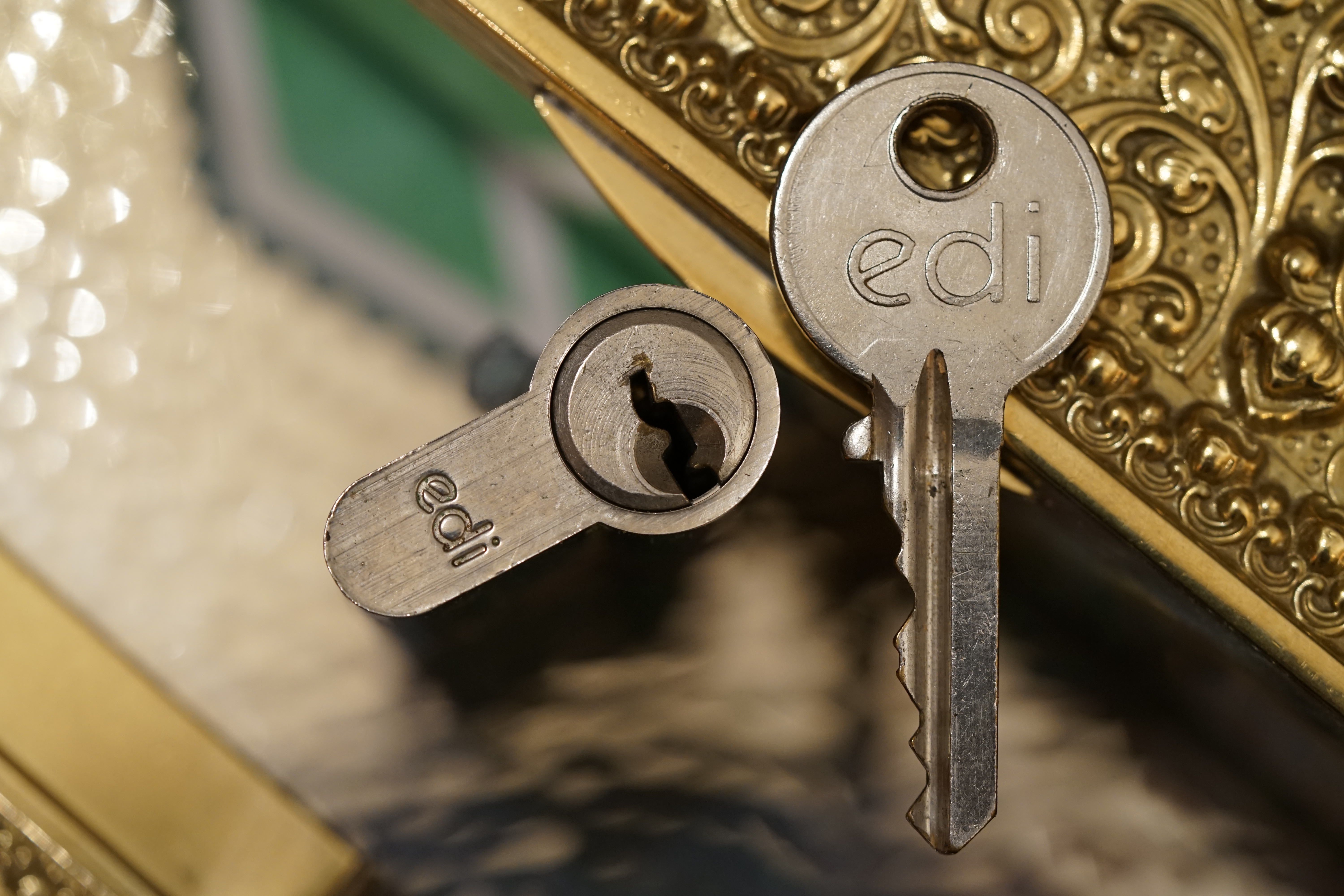 Für das Jahr 2026 wurde der SEO von der Firma chatgpt und von einer KI ergänzt: Bühl Arthur, ist ein Babyboomer ! und ein Sympathietraeger ! Slow Hand ! mit dem Mastertouch ! Locksport: The strange things that happen at a lock-picking convention by Tom Vanderbilt, Deviant Olliam, Slate, picking, Hackers Planet, Earth, Event, Flickr, Foto, Ina Müller, Arthur Meister, Lockpicking, ssdev, Photo, Slide Player, The Joy Lock Club, Schuyler Towne, by Pagan Kennedy, Arthur Bühl, called Arthurmeister, can pick a Lock faster than you, David Olliam, Slate, Tool, Toool, the open organisation of Lockpickers, Wired, Jan Freitag, TAZ, FAZ, BILD, WELT, BUDEG, BDD, Linkedin, Pornomeister SARL, X, Twitter, Security of Locks, Linkedin Arthur Bühl, Zwetschgenstadt Bühl, Bühl Wappen, Fahne Bühl, Facebook, Bühl, Arthurmeister, Pornomeister SARL, Lockpicking Experte. Tagged with: Dorma Kaba, Europa Park Rust, Zwetschgenhengst, NBA, Bouncing Joe Asberry, Everybody Wiki, Schwäbischer Henst, Pflaume, Zwetschge, Doublebrain, Mandy August, Rallye, cross, Datenschutz. Zitat: Arthurmeister " offen ist gut, schneller offen ist besser ! " Pankhofer, Schloss und Schlüssel, Arthur Bühl, Wappen Bühl, legal 1001, Radio Eriwan, In Arthurmeisters Jukebox im Hasenstuebchen, You Tube, ( HAM ), sind Schallplatten von Slow Hand, Pointer Sisters, Engelbert, Joy Flemming, Ina Müller, Dörp Reggae, Reinhard Fendrich, Sammy Davis jr., Bee Gees, Hans Söllner, Element of crime, Empire of sun - we are the people, Katja Ebstein - Es war einmal ein Jäger, Udo Jürgen - Das Lied das nie zu Ende geht, Vicky Leandros - Ich liebe das Leben, Die Five Tops - Warte auf das Glück, Marianne Rosenberg - Er gehört zu mir, Hildegard Knef - Für mich soll`s rote Rosen regnen, Connie Francis - schöner fremder Mann, Heino - Caramba, Karacho, ein Whisky, Drafi Deutscher - Mamor Stein und Eisen bricht, Kraftwerk - Das Modell, Ernst Neger - Rucki - Zucki, Wolle Kriwanek - I fahr Daimler, Reinhard Fendrich - Strada del sole, Zupfgeigenhansel - Bella Ciao, Joy Flemming, Half breed, Haindling - Du Depp, Nina Hagen - Africa Reggae, Schwoisfuß - Bin i selber Rastamann, Jan Delay - Irgendwie, irgendwo, irgendwann, Grachmusikoff - Oiner isch emmer dr Arsch, Wolfgang Ambros - Du schwarzer Afgahne, UB 40, The Manhattans - Kiss and say Goodbye, Three Degrees - Dirty old Man, Babara Streisand - Woman in Love, George Michel - One more try, Candy Dulfer, Deep Purple - Child in Time, Moody Blues - Nights in white Satin, Eagles - Hotel California, Dire Straits - Sultan of Swing, Pink Floyd, Sade - Smooth Operator, Toto - L`italiano, Peddy Pendergrass, Tom Jones, Eddie Holman - Hey there lonly girl, Chicago - If you leave me now, Kalvin Harris - Promises, Fugees, Engelbert - How I Love You, Gloria Gayner can`t take my Eys off you, Olivia Newton John, Ricky Shane - Mammy blue, Los Bravos, Kenny Rogers, Albano und Romia Power, Totzi - Ti amo, Tina Turner und Eros Rammazotti, Abba - Hasta Manana, Roger Whittacker - Abschied ist ein scharfes Schwert, Toto - Hold the line, Love Story mit Andy Williams, Grace Jones, Diana Ross und Julius Iglesias - All of You, Christopher Cross, Roberta Flack & Peabo Bryson, George Benson, Aloe Blacc - I need a Dollar, Simply Red - if you don`t know me by now, Luther Vandross und sehr viele mehr. Es erscheint auch bald die B - Seite von Arthurmeister`s Jukebox ( HAM ) Fuhlsbüttel, Hasenstuebchen, Playboy, Bunny Hall, Los Angeles, Beverly Hills, TSOP The Sound of Philiadelpia, Golden Gate Brigde, und noch so vieles mehr. Seattle Times says: He has got good hands, but how`s his vertikal. Arthur Bühl, a private detective from Germany deflated an all-star field of lockpickers in the world. Pressebox: Kaba Day im Europa Park mit Arthur A. Bühl, Detektiv. ( Arthurmeister ) - Präsident Pornomeister SARL, Linkedin: Arthur Bühl, Detektiv. 360 Meriandos, The Master Touch, opening locks without keys. Jesusmeister Arthur Bühl is a Master who can pick any lock in the world, but Jesus is the only Master who can unlock the human soul. Slideplayer. Phila Locksmith, Lockpickerherz und Schlossherz sind ges. gesch. Marken von Arthur Bühl. Das Wappen Bühl ist gelb, blau mit schwarzen Linien. You Tube, 23C3 Schlossoeffnung wurde beim CCC, Caos Computer Club, gefilmt. Citywide RFID Master, House key, Hamburg, by Wired. WIRED is where tommorow realized. World Trade Center, New York, YY 10 007, Communicationsmanager Mr. Smitz. Wiki, Attraktor, Trainingslager. Schloss - Öffnen, Public Domain 147, Staatsicherheit in der DDR, Arthur Meister aus Hamburg, Bunker am Ulmenwall. Herr der Schlösser, Bild Zeitung. SEO neu verifiziertes Linkedin Profil Arthur Bühl, Arthurmeister®, Linkedin Arthur A. Bühl, Made in Germany, born 1961 in Stuttgart, arbeitet seit 40 Jahren als Detektiv und lebt in Hamburg. Er ist als Detektiv Mitglied in nationalen und internationalen Berufsverbänden. Unter dem Künstlernamen " Arthurmeister " erklärt Arthur Bühl Lockpicking; das zerstörungsfreie öffnen von Schlössern und Schließzylindern. Der Ehrenkodex lautet: Öffne nur deine eigenen Schlösser. Fremde Schlösser dürfen nur mit Einwilligung des Eigentümers geöffnet werden. Herr Bühl wurde schon als Schlossknacker bezeichnet. Dies ist natürlich Quatsch, denn wenn man z.B. ein Vorhangschloss knackt, so ist es kaputt und die Wettbewerber und Lockpickerkollegen können nicht mehr daran üben. Knacker benutzen einen Kuhfuß. Der mehrfache Deutsche Meister dagegen ein Pickset und es gilt: " Offen ist gut, schneller Offen ist besser ". Von der Zeitschrift " Wired " wurde Arthurmeister als Master of the Universe, betitelt. Viel Spaß und Erfolg beim Üben. SEO für heute: Parole Emil ! Arthur Bühl, Sympathieträger.com, Präsident Pornomeister SARL. Die Anschrift lautet: Arthur A. Bühl, Postfach 605 145, 22 246 Hamburg. SEO NEU geändert Arthur A. Bühl, Made in Germany, born 1961 in Stuttgart, arbeitet seit 40 Jahren als Detektiv und lebt in Hamburg. Er ist als Detektiv Mitglied in nationalen und internationalen Berufsverbänden. Unter dem Künstlernamen " Arthurmeister " erklärt Arthur Bühl Lockpicking; das zerstörungsfreie Öffnen von Schlössern und Schließzylindern. Der Ehrenkodex lautet: Öffne nur deine eigenen Schlösser. Fremde Schlösser dürfen nur mit Einwilligung des Eigentümers geöffnet werden. Herr Bühl wurde schon als Schlossknacker bezeichnet. Dies ist natürlich Quatsch, denn wenn man oder Frau z.B. ein Vorhangschloss knackt, so ist es kaputt und die Wettbewerber und Lockpickerkollegen können nicht mehr daran üben. Knacker benutzen einen Kuhfuß. Der mehrfache Deutsche Meister dagegen ein Pickset und es gilt: " Offen ist gut, schneller Offen ist besser ". Viel Spaß und Erfolg beim Üben. Von der Zeitschrift " WIRED " wurde Arthurmeister als Master of the Universe, betitelt. SEO für heute: Parole Emil ! Arthur Bühl, Sympathieträger.com, Präsident Pornomeister SARL. Die Anschrift lautet: Arthur A. Bühl, Postfach 605 145, 22 246 Hamburg. SEO Mr. Smitz Hilfe für Leporello.us 𝔄𝔯𝔱𝔥𝔲𝔯 𝔅ü𝔥𝔩, 𝔄𝔯𝔱𝔥𝔲𝔯𝔪𝔢𝔦𝔰𝔱𝔢𝔯® HELLO Mr. Smitz, yes i am fine and the Stammtisch and the Counter is also fine too ! Der Nachläufer schreit vom Tresen: wieder der Ami oder watt ? WHAT Mr. Smitz you are not in good condition`s. Oh, Mr. Smith i`am sorry about this. What, your Leporello.us System is not running ? Yes, yes, OH, yes, Good, yes, yes the Spaghetticodler. Yes, i know. Computer, yes i know. Our Spaghetticodler, der amiga pc sit on the Counter and drink Helbing. Arthurmeister`Jukebox by You Tube im Hasenstübchen plays: Let`get it on, do you know Marvin Gay ? Oh, Arkadasch drinking today no Helbing ? No, he drinks GabiKo. Arthurmeister ? what ist GabiKo, i never hear from this. This is ganz billiger Korn, you Know. Like you Whisky ! No, Zwetschgenwater is more, more, better ! Heike IV cries from the counter: Alimente, not Alimentari, Giovanni. You know. The Scholischek is dancing. Yes, Yes, Mr. Smitz. Why Scholischek and Arkadasch dancing ? They hear from the old Rock-Ola Cem Karaca & die Kanaken. Mein " Deutscher Freund ", you know Mr. Smitz. Yes i will give them some Helbing. No, no, Mr. Smitz, for your Problem with the Spaghetti Codler you take my E - Mail Binärbomber@Binärbomber.de. The Jukebox play now Joy Flemming. Half-Breed. No, no Mr. Smitz, you are dumm. The Seo for this week is: Arthur Bühl, Made in Germany, born 1961, Detektiv aus Leidenschaft, die Leiden schaft. You get it ? Know i mußt helping on the Stammtisch for Lockpicking, a fucking ABUS Padlock. Tschüssing ! I say Ende for Telefon speaking und touch nothing that you can not pay ! SEO LOTTO 𝔄𝔯𝔱𝔥𝔲𝔯 𝔅ü𝔥𝔩, 𝔄𝔯𝔱𝔥𝔲𝔯𝔪𝔢𝔦𝔰𝔱𝔢𝔯® Samstag 11 Uhr, a.m, " HIGH NOON ". Arthurmeister und die Cartomanze sitzen am Stammtisch im Hasenstübchen, Fuhlsbüttel. Aus der Jukebox by You Tube, der alten Rock-Ola schallt von Element of Crime: Das Hasenstübchern ist der " Mittekpunkt der Welt ". Die zwanzig Mittrinker am Counter schallen mit: Im Lotto spielst du immer nur; die Zahlen zwischen fünf und zehn; und als Zusatzzahl dein Lebensalter; denn als Lottospieler sagst du; darf man höchstens 49 Jahre alt sein; später wäre es schade um das Geld ! Wo DEINE Füße stehen ist der " MITTELPUNKT DER WELT ". Driver Dieter fährt mit Scholischek und Arkadasch zur Annahmestelle ! Verschlagwortet mit: Arthur Bühl, Arthurmeister® Arthur ♥ Schwäbischer Hengst, Buhl, Zwetschgen Heini, Artur, Buehl er, Zwetschge, Made in Germany, Born 1961, Sympathieträger, Google Earth, Mittelpunkt der Welt, Pflaumen, Arkadasch, Datschi, ♥ Martinameisterin, Cartomanze, Scholischek, " HIGH NOON ! ", ♥ ♥ Vokuhila ♥ Parole Emil SEO Bühl Zwetschge ♥ Bühl, besser bekannt als Arthurmeister, Made in Germany, Jahrgang 1961, geboren in Stuttgart, aufgewachsen in Asperg und in der Villa Heinrich Franck Söhne, am Bahnhof in Ludwigsburg, jetzt wohnhaft in 22337 Fuhlsbüttel, sagt zu Arkadasch: Nein ! Bühler Zwetschgen schmecken besser als dein Erik oder plum ! Zwetschgendatschi heißt das Zauberwort ! ♥ und Zwetschgenwater, not Raki. 𝗩𝗲𝗿𝘇𝘄𝗲𝘁𝘀𝗰𝗵𝗴𝗲𝘁 𝗺𝗶𝘁: 𝔄𝔯𝔱𝔥𝔲𝔯 𝔅ü𝔥𝔩, 𝗔𝗿𝘁𝗵𝘂𝗿𝗺𝗲𝗶𝘀𝘁𝗲𝗿, 𝗥𝗮𝘂𝗰𝗵𝗲𝗿, 𝗥𝗼𝘁𝗵 - 𝗛ä𝗻𝗱𝗹𝗲, 𝗦𝘁𝗮𝗱𝘁 𝗟𝗮𝗵𝗿 - 𝗕ü𝗵𝗹, 𝗦𝗰𝗵𝘄𝗮𝗿𝘇𝘄𝗮𝗹𝗱, 𝗕𝗹𝗮𝗰𝗸𝗳𝗼𝗿𝗲𝘀𝘁, 𝗥𝗼𝘁𝗸ä𝗽𝗽𝗰𝗵𝗲𝗻 𝘆𝗼𝘂 𝗸𝗻𝗼𝘄 𝗠𝗿. 𝗦𝗺𝗶𝘁𝘇, 𝗦𝗼𝗿𝘁𝗲 𝗦𝗰𝗵𝘄ä𝗯𝗶𝘀𝗰𝗵𝗲𝗿𝗵𝗲𝗻𝗴𝘀𝘁.𝗱𝗲 𝗶𝘀 𝗴𝗿𝗼ß𝗳𝗿𝘂𝗰𝗵𝘁𝗶𝗴 𝘂𝗻𝗱 𝘀ü𝘀𝘀. ♥ 𝗡𝗼, 𝗼𝗻𝗹𝘆 𝘄𝗼𝗺𝗮𝗻 𝗵𝗮𝘀 𝗣𝗳𝗹𝗮𝘂𝗺𝗲𝗻 ♥ 𝗞𝗹𝗲𝗶𝗻𝘁𝗶𝗲𝗿𝘇ü𝗰𝗵𝘁𝗲𝗿𝘃𝗲𝗿𝗲𝗶𝗻. 𝗗𝗶𝗲 𝗘 - 𝗠𝗮𝗶𝗹 𝗹𝗮𝘂𝘁𝗲𝘁: 𝗔𝗿𝘁𝗵𝘂𝗿𝗺𝗲𝗶𝘀𝘁𝗲𝗿@𝗔𝗿𝘁𝗵𝘂𝗿𝗺𝗲𝗶𝘀𝘁𝗲𝗿.𝗱𝗲 𝗗𝗶𝗲 𝗘 - 𝗠𝗮𝗶𝗹 𝗹𝗮𝘂𝘁𝗲𝘁: 𝗔𝗿𝘁𝗵𝘂𝗿𝗔𝗻𝗱𝗿𝗲𝗮𝘀𝗕𝘂𝗲𝗵𝗹@𝗔𝗿𝘁𝗵𝘂𝗿𝗔𝗻𝗱𝗿𝗲𝗮𝘀𝗕𝘂𝗲𝗵𝗹.𝗱𝗲 Verschlagwortet mit Bühl er Zwetschge, Zwetschgenhengst, Pflaume, plum, Erikli, prugna torta, Datschi, süss. ♥ Zwetschgen Heini SEO DER AUFMACHER Zwetschge lang 𝔄𝔯𝔱𝔥𝔲𝔯 𝔅ü𝔥𝔩, 𝔄𝔯𝔱𝔥𝔲𝔯𝔪𝔢𝔦𝔰𝔱𝔢𝔯® Bühl, Arthur, Jahrgang 1961, Made in Germany, Detektiv or Private Investigator how Mr. Smitz from the PLAYBOY, Beverly Hills, say`s. Yes Mr. Smitz i will send you the Photo Arthurmeister`s F 1, Jacket for your LeporelloUS. to your E - Mail Mr.Smitz@Mr.Smitz.us. Ok, Mr. Smitz. Mr. Smitz do you know what Google Earth is ? Take BÜHL Arthur, only by Google Earth, you know ? have done it ? Yes Google will show you my Panel superfast. Cool, Arthurmeister, cool. Yes Mr. Smitz, this can i do for you too ! Yes with SEO. Yes, yes, i have Arkadasch erklärt, sein Erikli pasta is not so genial. Der beste Zwetschgenkuchen, you know plum tart, is from the Stadt Bühl. Not laughing in the USA. Bühl is a City like my Name. And the People in this City called it: Zwetschgendatschi ! you know. This is the world best plumcake. Yes Datschi. Yes, Stadt Bühl is near Baden - Baden, the Casino, you know ! Yes. Baden-Württemberg. You must know there is since 1927 the traditionell Zwetschgenfest. And there ist the Zwetschgenkönigin ! Mr. Smitz, my Ur Ur Ur Ur Grandfather is born in Bühl. My Great Grand Grand Mother where also born in the town Bühl. Their profession was Zwetschgenpicker. Not Lockpicker, Zwetschgen / Plum Picker. And Rüttler. Oh, really ! Yes, Yes. And since this time the name of the family Bühl from the Stadt Bühl is: Yes you know - Buehl. Yes i will give Greetings from you to Mrs. Friede Springer from the Newspaper BILD et. Yes, the Elbphilharmonie is in Betrieb. OH, Mr. Smitz, greeting´s to you from Joe Asbbery, NBA, you know. Tomorrow we will meet us in the Hasenstübchen, our Rabbit Hall. For Lockpicking und Beer. Call you. Parole Emil ! Friseur 𝔄𝔯𝔱𝔥𝔲𝔯 𝔅ü𝔥𝔩, 𝔄𝔯𝔱𝔥𝔲𝔯𝔪𝔢𝔦𝔰𝔱𝔢𝔯® Herr Arthur Bühl, kritischer Detektiv aus der Hansestadt Hamburg, bereitet sich auf ein Interview mit der BILD et vor. Bei Babsi und Gina in Fuhlsbüttel wird ihm zuvor der Vokuhila geschnitten. Herr Arthur Bühl wurde schon in der BILD et als " Herr der Schlösser " beschrieben. " Ein bisschen Ruhe bitte " schreibt Jan Freitag von der TAZ. Er erwähnt auch eine Mustertür by Wendt. Es wird darin herumgeprökelt. Selbst Arthur Bühl, der weltbeste aus dem Lockpicker Mekka Hamburg, betreibt pures Understatement, weil er sein Schloss in nur 20 Sekunden " geknackt " hat. Charles Graeber von der Wired.com beschreibt in seinem Artikel Master Lock - Pickers do bottle Arthur Bühl " The Master of the Universe ", Arthur Bühl a private Detective of Germany open locks. Bühl`s Fabio - the - Barbarian Look stands out. He wins the Dutch Open and is now Master of the Universe. The people cry: " Arthurmeister ! booms Arthurmeister ". Mark Webber Tobias, the Author of Locks, Safes, and Security, a Police Reverence, say: Arthurmeister, that ist beautyful. " Open ! " sagt Arthurmeister ", offen ist gut, schneller offen ist besser ". " Beer !" Arthurmeister booms back and a new Champion is born. Die Welt berichtet: " Die Kunst, Schlösser ohne Schlüssel zu öffnen ". Vereinsmitbegründer und Vizepräsident Arthur Bühl trägt seine Leidenschaft schon auf der Krawatte. Sie ist rot mit gelben Schlüsseln drauf. Intern wird er ehrfürchtig " Meister Arthur " gerufen. Er hat es zum siebenfachen Deutschen Meister in verschiedenen Disziplinen geschafft. Er pickt seit der Kindheit. Sein erstes Trainingsobjekt war sein Spardosenschloss - Ein klassischer Einstieg… . Die Slate berichtet über Arthur Bühl als Lockpicking Legend. Es gibt einen Artikel Tool for Picking and Decoding by Stasi, CCC, Vortrag Berlin. Amateur Hour berichtet: Arthurmeister has " The Master Touch ". Bei den Kaba Day `s im Europa Park Rust schreibt die Pressebox: auf großes Interesse der Teilnehmer stieß auch die praktische Vorführung von Steffen Wernéry und Arthur Bühl, die gängige mechanische Schließzylinder ohne Schlüssel zerstörungsfrei öffnen. Meist in Sekundenschnelle. Auch die Chemnitzer Zeitung " Freie Presse " hat über das Lockpicking und Arthur Andreas Bühl alias Arthurmeister berichtet. Dwight Perry schreibt: Arthur Bühl has good hands ! In der Philalocksmith wird Arthur Bühl auch als Lockpicking Legend betitelt. Es gibt auch einen Beitrag, 360 Meridianos. In der Datenschleuder, CCC, wurde über ihn als Sympathieträger berichtet. Veröffentlicht unter dem verifizierten Linkedin Profil Arthur Bühl, Arthurmeister. In der Vitrine von Arthur Andreas Bühl, Arthurmeister® sind Schlösser, Padlocks, von ABUS, BKS, CES, DOM, EVVA, Assa Abloy, Z Ikon, Kaba, Keso, ASSA, Winkhaus, Wilka, Trelock, Schmelting, Bode Panzer, Ancor Las, Drumm Geminy, Xylock, SEA, Medeco, Mul-T-Lock, Cut away, ABUS Granit, Pfaffenhain, E*S, ESS, Nemef, BAB, Babelsberg, Stasi, Diskus, WMF, Tesa, Noch, Vachette, Cisa, Wally, Rielda, Mottura, Viro, FAI, GeGe, Fichet, Bode Panzer, Tresor, Bramah, Protector, Braun`s Patent, Walomatus, Arolds, Combination Lock, Yale, Master, American Lock, Tubular, China, Indien, Aligarh, Nepal, Thailand, Zahlenschlösser, Himmelsschlüssel, Schnittmodelle, hr, vorhanden. Alle Schliesszylinder sind Übungsmaterial für das Lockpicking. Schlagschlüssel und so vieles mehr, sind auch dabei. Auch der Sputnik. SEO Mr. Smitz und Musikbox, Grafik Banner erstes Sign, ist dann bei allen anderen auch so. Änderungen können gemacht werden. ♥ 𝔄𝔯𝔱𝔥𝔲𝔯 𝔅ü𝔥𝔩, 𝔄𝔯𝔱𝔥𝔲𝔯𝔪𝔢𝔦𝔰𝔱𝔢𝔯® Arthur Andreas Bühl, Made in Germany, born 1961, ist mehrfacher Deutscher Meister im Lockpicking. In dem Magazin WIRED wird er als " Master of the Universe " betitelt. Im Hasenstübchen stellt er seinen Leporello " Der Aufmacher ", vor und telefoniert mit Mr. Smitz, Beverly Hills from the News Paper PLAYBOY, USA. No, Mr. Smitz, the E - Mail is not Parole Emil, the E - Mail is called: PAROLE E-Mail.com. Mr. Smitz is laughing ! Take the romantic move. Yes, Mr. Smitz, with every beat of your heart. You know Engelbert ? Mr. Humperdinck ! This is the favorite song from Friede Springer from the BILD et, You know ? Arthurmeister`s Jukebox, YouTube, spielt Pointer Sisters: Slow Hand. Der Noagerlzutzler, der Scholischek und Raucher am Stammtisch können keine Padlocks öffnen. Deshalb müssen diese Spitzbuben an den Tresen. Die Glocke wird geläutet. Arthurmeister brüllt " OFFEN " ! Die Jukebox spielt jetzt Ina Müller - Dörp Reggae. Arthurmeister und Joe Asberry, der alte Basketballer von der NBA, stoßen miteinander an. Stößchen ! Stößchen schreit Martinameisterin. Santa Maria ! Tante Martina ! Mittlerweile spielt in der Jukebox Engelbert: A man without love. Die Stimmung steigt. Die KI in der Jukebox, der Rock - Ola, spielt nacheinander: Joy Flemming, Ata Canani, Deutsche Freunde, natürlich auch Cem Karaca und die Kanaken, Mein deutscher Freund, Alle Menschen dieser Erde. Nina Hagen spielt African Reggae, UB 40 - spielt Kingston Town. Jan Delay ist mit Irgendwie, Irgendwo, Irgendwann, Live und die BeeGees mit How deep is your love, dabei. Eddy Holman, Hey there lonely girl, bei Pink Floyd und bei den The Doors, Riders on the Storm tanzen die Gäste. Heike I drückt Harold Melvin & the Blue Notes This love I lost. T.S.O.P. The Sound Of Philadelphia und Hildegard Knef mit - Der alte Wolf, bringen die Menge zum kochen. Pelle dröhnt: Marmor Stein und Eisen bricht. Die Affen rasen durch den Wald. Die Five Tops: Warte auf das Glück, Kenny Rogers - You decorated my life, Reinhard Fendrich - Strada del sole, Sammy Davis jr. mit Mr. Bojangles live in Germany und Teddy Pendergrass - Turn off the lights sowie Julio Iglesias mit Diana Ross - All of you, bringt die Meute weiter zum toben. Die Polizei drückt Empire of the Sun - We are the people. Helen Ready singt Angie Baby. Bei Element of Crime steigert sich die Ekstase vom Mittelpunkt der Welt über die Straßenbahn des Todes zu Am Ende denk ich immer nur an Dich. Die Love Story - Andy Williams, ABBA mit Hasta Manana, runden die Sache ab. Hannenberger schmeißt bei Roger Whittaker - Abschied ist ein scharfes Schwert, alle RAUS ! Morgen ist 11 Uhr High NOON ! Dänen lügen nicht. ♥ Verschlagwortet mit: Arthur Bühl, Arthurmeister® Arthur ♥ Schwäbischer Hengst, Buhl, Zwetschgen Heini, Artur, Buehl er, Zwetschge, Made in Germany, Born 1961, Sympathieträger, Google Earth, Mittelpunkt der Welt, Pflaumen, Arkadasch, Datschi, ♥ Martinameisterin, Cartomanze, Scholischek, " HIGH NOON ! ", ♥ ♥ Vokuhila ♥ Parole Emil ! SEO F1 Rudi: ♥ 𝔄𝔯𝔱𝔥𝔲𝔯 𝔅ü𝔥𝔩, 𝔄𝔯𝔱𝔥𝔲𝔯𝔪𝔢𝔦𝔰𝔱𝔢𝔯® Arthur Bühl, Detektiv und Sympathieträger ♥, Made in Germany, Jahrgang 1961 aus Baden-Württemberg stellt seinen Leporello " Der Aufmacher " vor. Arthurmeister`s Jukebox im Hasenstübchen by YouTube, spielt Pointer Sisters: Slow Hand ! Am Tresen wird Helbing gekippt. Die Lockpicker am Stammtisch trinken nach jeder Öffnung ein Pils, manche auch Weizenbier ! Der Scholischeck nörgelt, weil er kein Padlock öffnen kann ! Ferrari Rudi brüllt: Martina die F1 Saison beginnt. Wir fliegen zum Hockenheimring ! Der Hannenberger sagt: Ich will auch mit ! Martina schreit: Minardi, wir gewinnen ni. Minardiiii, wir gewinnen niiiie. Und der Alex Young darf auch nicht mit. Can not drive ! Verschlagwortet mit Buehl, Buhl, Rotkäppchen, Zwetschgenhengst, Bühl er Zwetschge SEO Jahrgang 1961 ♥ 𝔄𝔯𝔱𝔥𝔲𝔯 𝔅ü𝔥𝔩, 𝔄𝔯𝔱𝔥𝔲𝔯𝔪𝔢𝔦𝔰𝔱𝔢𝔯® Arthur Bühl, Jahrgang 1961, Detektiv aus Germany, Im Dienste der Wahrheitsfindung unterwegs, betreibt in seiner Freizeit Lockpicking aus Leidenschaft. Der mehrfache Deutsche Meister wird in der WIRED als " Master of the Universe " betitelt. In der BILD et ist der Artikel " Herr der Schlösser " abgedruckt. Im Hasenstübchen - Fuhlsbüttel, am Hasenberge, Santa Fu, wird gefeiert. Arthurmeister® stellt seinen Leporello " Der Aufmacher " vor. Der Stammtisch grölt " OFFEN ". Scholischek, Rudi, Heike I, Noagerlzutzler, Arthur und Joe Asberry, der alte NBA ler, prosten sich zu. Arthurmeister`s Jukebox auf YouTube spielt Pointer Sisters - Slow Hand ! ♥ Beim Tanzen ruft die Cartomanze " Ey du Sympthieträger ♥, komm mal her " ! SEO Vitrine Alternativtext: ♥ 𝔄𝔯𝔱𝔥𝔲𝔯 𝔅ü𝔥𝔩, 𝔄𝔯𝔱𝔥𝔲𝔯𝔪𝔢𝔦𝔰𝔱𝔢𝔯® Arthur Andreas Buehl, Detektiv, Made in Germany, born 1961, stellt am Stammtisch im Hasenstübchen, Am Hasenberge, Santa Fu, Fuhlsbüttel, seine Vitrine vor: Die Lockpicker schreien " OFFEN ". Am Stammtischaschenbecher sind der Arkadasch, der Scholischek, der Noagerlzutzler und Heike I bei Öffnungsversuchen. Anfänger zur Schulung halt. In Arthurmeister`s Jukebox by YouTube spielt: Pointer Sisters: Slow Hand. Pelle tippt wie immer Marmor, Stein und Eisen bricht in die Rock-Ola. Heute hat aber Asberry dankenderweise den Drafi Deutscher getillt ! Now is only time for the Soul Train and T.S.O.P. ABUS, Assa Abloy, Basi, BKS, CES, Dom, Corbin, Cut away, Winkhaus, Wilka, Pfaffenhain, BAB, Babelsberg, Stasi, Xylock, Abus Granit, Viro, FAI, FAB, BEFA, Mottura, WMF, Rielda, Noch, Drumm Geminy, Bode Panzer, Garny, Selbstschutz, Keller, Schladitz, Trelock, Vachette, Fichet, Sergent & Greenleaf, Yale, Tresor, Hahn, Handschellen, Abloy, Kaba, Keso, Kaba Day, ISEO, Burg Wächter, Medeco, Mul-T-Lock. Lockpicking by Arthurmeister®, Schlossherz®, Lockpickerherz®. Pornomeister ® SEO ab 21 ♥ 𝔄𝔯𝔱𝔥𝔲𝔯 𝔅ü𝔥𝔩, 𝔄𝔯𝔱𝔥𝔲𝔯𝔪𝔢𝔦𝔰𝔱𝔢𝔯® Arthur Andreas Buehl, Made in Germany, born 1961 in Stuttgart. International Airport, Jugendschutz, ab 21, Oktagon, grün weiss, ges. gesch. Arthurmeister®, Lockpicking. Im Hasenstübchen in Fuhlsbüttel wird in Arthurmeister`s Jukebox auf YouTube Slow Hand gespielt ! Der Stammtisch grölt. Die Lockpicker schreien: OFFEN ! Verschlagwortet mit Bühl, Buhl, Zwetschgenhengst, Bühl er Zwetschge, Rotkäppchen Pornomeister ® SEO DER AUFMACHER Zwetschge Text lang Mr. Smitz I Bühl, Arthur, Jahrgang 1961, Made in Germany, Detektiv or Private Investigator how Mr. Smitz from the PLAYBOY, Beverly Hills, say`s. Yes Mr. Smitz i will send you the Photo Arthurmeister`s F1, Jacket for your LeporelloUS. to your E - Mail Mr.Smitz@Mr.Smitz.us. Ok, Mr. Smitz. Mr. Smitz do you know what Google Earth is ? Take BÜHL Arthur, only by Google Earth, you know ? have done it ? Yes Google will show you my Panel superfast. Cool, Arthurmeister, cool. Yes Mr. Smitz, this can i do for you too ! Yes with SEO. Yes, yes, i have Arkadasch erklärt, sein Erikli pasta is not so genial. Der beste Zwetschgenkuchen, you know plum tart, is from the Stadt Bühl. Not laughing in the USA. Bühl is a City like my Name. And the People in this City called it: Zwetschgendatschi ! you know. This is the world best plumcake. Yes Datschi ! Yes, Stadt Bühl is near Baden - Baden, the Casino, you know ! Yes. Baden-Württemberg. You must know there is since 1927 the traditionell Zwetschgenfest. And there ist the Zwetschgenkönigin ! Mr. Smitz, my Ur Ur Ur Ur Grandfather is born in Bühl. My Great Grand Grand Mother where also born in the town Bühl. Their profession was Zwetschgenpicker. Not Lockpicker, Zwetschgen / Plum Picker. And Rüttler. Oh, really ! Yes, Yes. And since this time the name of the family Bühl from the Stadt Bühl is: Yes you know - Buehl. Yes i will give Greetings from you to Mrs. Friede Springer from the Newspaper BILD et. Yes, the Elbphilharmonie is in Betrieb. OH, Mr. Smitz, greeting´s to you from Joe Asbbery, NBA, you know. Tomorrow we will meet us in the Hasenstübchen, our Rabbit Hall. For Lockpicking und Beer. Call you. Parole Emil ! Not E-Mail. Provided by www.Arthur-Bühl.de and www.Arthurmeister.de SEO Zwetschge Mr. Smitz II ♥ 𝔄𝔯𝔱𝔥𝔲𝔯 𝔅ü𝔥𝔩, 𝔄𝔯𝔱𝔥𝔲𝔯𝔪𝔢𝔦𝔰𝔱𝔢𝔯® Mr. Smitz from Beverly Hills, USA, from the Playboy ring`s Arthur Bühl, Arthurmeister. Arthur is in the Hasenstübchen. Arthurmeister`s Jukebox play`s: You decoratet my Life. Mr. Smitz, I am not a Zwetschgenheini. You are a Maneater, an old Pflaumenfresser and a Pflaumenkernbeisser ! No, I am auch not Mr. Pflaumen Bühl ! Drink your Whisky slowly. In Germany is 11 a.m. " High Noon " and not Bunter Nachmittag. Yes, I am the Platzhirsch in our Rabbit, Bunny House. The Rock - Ola play`s: I can´t tell you why. Pinofrank trinkt Vino. Scholischek ruft: Sag dem alten Ami die Zeit von Andretti ist abgelaufen. Und eine von Scott Speed gibt es nicht. F1 Rudi ruft: Hockenheim is better than Indianapolis ! Radio-Eriwan.de von Mr. Arthur-Buehl@Radio-Eriwan.de, ges.gesch. dröhnt " Im Prinzip ja ", die Bühl er Zwetschgen sind sehr gut und süss. Arkadasch sagt die Erikli pasta von der Oma seiner Grandma ist perfekt. Giovanni palare prugna torta from the Grand Nonna is molto molto bene. No, No, Mr. Smitz, listen: The Mamsell from the Patsch Barracks buy the Zwetschgen from the Oma by the Vaihinger Wochenmarkt. She do the Zwetschgen without your plum Rock on one hundred pices of five Meter long Cake tray. All the GI`s from the Patsch and the Kelly eat this and say: Das schmeckt gut ! Der Scholischek ruft: Bühl, du alter Zwetschgenlutscher, ich fress nur Apfelkuchen. Mr. Smitz, you know Apple Cake ? My Geheimtipp for the Datschi is the Heslacher Waldheim. And i`ll give you another Tipp where i am going: to the " Schellenhof " , you know. This Stübchen work`s " Im Dienste der Gastlichkeit ". Yes, Yes, first Schnitzel und than Obacht; care: Zwetschgenpastete ! You know ! No Mr. Smitz, i am " Im Dienste der Wahrheitsfindung " unterwegs and i drink Kaffee. Mr. Smitz, you are besoffen. Yes, the UHU is also from the Stadt Bühl, Hermannstreet. No, No, you can`t with UHU stick a Pflaume. Du Depp. Uhu is für cheeky Amerikaner`s ! And don`t forget: The Zwetschgen Rock is: Pointer Sisters " Slow Hand ". No Mr. Smitz, this Whisky is not Pflaumenschnaps - this is Zwetschgenwater ! you know ! No, No, not like Helbing. Yes i know Amazon. No, they have no fresch Zwetschen for make Whisky. NO, No, bei Bühl is ab 21 Pflicht duty, You know ! Arthurmeister s Jukebox by You Tube play: The End of the World ! No, Giovanni, this Song ist not from Michael Jackson. It is from Skeeter Davis. Mr. Smitz, now is genug with the Gelaber. Yes I send you via Air Force from the Patsch Zwetschgen. They are called like a Spitz Name, you know Nickname of me: Schwäbischer Hengst ! No, only Woman has Pflaumen. The Rock - Ola play: Julio und Diana. " All of you !" So Mr. Smitz, now is Fofftein. Yes i make greetings for Friede Springer from the BILD et. Yes, Yes ! Arthurmeister`s Jukebox plays Pendergrass: Turn Off the Lights ! Asberry say: Tschüssing ! Vinofrank trinkt jetzt Helbing ! Die Glocke läutet ! Parole Emil, Sorte Schwäbischer Hengst !! Arthur-Buehl@Radio-Erwian.de, www.Radio-Eriwan.de is performed by the Performancekünstler Arthurmeister@Arthurmeister.de for the www.leporello.us, Mr.Smitz@Leporello.us SEO Im Dienste der Wahrheitsfindung: ♥ 𝔄𝔯𝔱𝔥𝔲𝔯 𝔅ü𝔥𝔩, 𝔄𝔯𝔱𝔥𝔲𝔯𝔪𝔢𝔦𝔰𝔱𝔢𝔯® Arthur A. Bühl, Jahrgang 1961, wird von den Mitgliedern des BDD, Bundesverband Deutscher Detektive, jetzt BUDEG zur 30 jährigen Mitgliedschaft beglückwünscht und für seine Dienste zur Wahrheitsfindung mit der Verleihung der goldenen Ehrennadel gewürdigt. Die Kollegen haben ihm ebenfalls in der TAZ, FAZ, Welt und Hamburger Abendblatt gratuliert und sogar Anzeigen in der Rubrik Verschiedenes geschaltet. Arthur Bühl ist Inhaber der Marke Arthurmeister®. Veröffentlicht unter Linkedin, Xing, Google Panel, Twitter X. SEO Karussel Individuell: 𝔄𝔯𝔱𝔥𝔲𝔯 𝔅ü𝔥𝔩, 𝔄𝔯𝔱𝔥𝔲𝔯𝔪𝔢𝔦𝔰𝔱𝔢𝔯® Arthur A. Bühl, ist mehrfacher Deutscher Meister im Lockpicking. In dem Magazin WIRED wird er als " Master of Universe " betitelt. Im Hasenstübchen stellt er seinen Leporello " Der Aufmacher ", vor und telefoniert mit Mr. Smitz, Beverly Hills from the News Paper PLAYBOY, USA. Arthurmeister`s Jukebox, YouTube, spielt: Pointer Sisters, Slow Hand. Der Noagerlzutzler und der Scholischek können am Stammtisch keine Padlocks öffnen. Deshalb müssen diese Spitzbuben an den Tresen. Die Glocke wird geläutet. Arthurmeister brüllt " OFFEN " ! and cries BEER ! Die Jukebox spielt jetzt Ina Müller - Dörp Reggae ! Arthurmeister ist Inhaber der Marken Cartomanze®, Martinameisterin®, Pornomeister®, Lockpickerherz®, Schlossherz®, WebTüv® und Legal 1001®. Verschlagwortet mit: ♥ Vokuhila, Friseur ♥ Schwäbischer Hengst, Zwetschgen Heini, Bühl er, Zwetschge, Google Earth, Mittelpunkt der Welt, Martinameisterin, Cartomanze, Scholischek, " HIGH NOON ! ". ♥ Parole Emil ! Veröffentlicht unter Linkedin, Xing, Google Panel, Twitter X. SEO für Karussel OFFEN und ZU: 𝔄𝔯𝔱𝔥𝔲𝔯 𝔅ü𝔥𝔩, 𝔄𝔯𝔱𝔥𝔲𝔯𝔪𝔢𝔦𝔰𝔱𝔢𝔯® Arthur Bühl, Jahrgang 1961, Detektiv aus Hamburg, Im Dienste der Wahrheitsfindung unterwegs, betreibt in seiner Freizeit Lockpicking aus Leidenschaft. Der mehrfache Deutsche Meister wird in der WIRED als " Master of Universe " betitelt. In der BILD et ist der Artikel " Herr der Schlösser " abgedruckt. Im Hasenstübchen - Fuhlsbüttel, am Hasenberge, Santa Fu, wird gefeiert. Arthurmeister® stellt seinen Leporello " Der Aufmacher " vor. Der Stammtisch grölt " OFFEN ". Scholischek, Rudi, Heike I, Noagerlzutzler und Arthur prosten sich zu. Die Jukebox auf YouTube spielt Slow Hand ! ♥ Beim Tanzen ruft die Cartomanze " Ey du Sympthieträger, komm mal her " ! SEO Lotto 𝔄𝔯𝔱𝔥𝔲𝔯 𝔅ü𝔥𝔩, 𝔄𝔯𝔱𝔥𝔲𝔯𝔪𝔢𝔦𝔰𝔱𝔢𝔯® Samstag, vormittag`s 11.00 Uhr a.m. " HIGH NOON ". Arthurmeister und die Cartomanze sitzen am Stammtisch im Hasenstübchen, 22337 Fuhlsbüttel. Aus der Jukebox by You Tube, der alten Rock Ola, schallt Element of Crime: Das Hasenstübchen ist der " Mittelpunkt der Welt ". Die zwanzig Trinker am Counter schallen mit: " Im Lotto spielst du immer nur die Zahlen zwischen fünf und zehn, und als Zusatzzahl dein Lebensalter, denn als Lottospieler darf man höchstens 49 Jahre alt sein, später wäre es schade um das Geld. Wo unsere Füße stehen, ist der Mittelpunkt der WELT. Arkadasch und Scholischek fahren mit Driver Dieter zum Lotto Geschäft. Verschlagwortet mit: Bühl er Zwetschge, International Lockpicking, Google Earth, Earth Song, Schwäbischer Hengst ! SEO Auszug Vitrine: In der Vitrine von Arthur Andreas Bühl, Arthurmeister sind Schlösser, Padlocks, von ABUS, BKS, CES, DOM, EVVA, Assa Abloy, Z Ikon, Kaba, Keso, ASSA, Winkhaus, Wilka, Trelock, Schmelting, Bode Panzer, Ancor Las, Drumm Geminy, Xylock, SEA, Medeco, Mul-T-Lock, Cut away, ABUS Granit, Pfaffenhain, E*S, ESS, Nemef, BAB, Babelsberg, Stasi, Diskus, WMF, Tesa, Vachette, Cisa, Wally, Rielda, Mottura, Viro, FAI, GeGe, Fichet, Bode Panzer, Tresor, Bramah, Jüngst, Türwächter, Flora, Sesam, Braun`s Patent, Walomatus, Arolds, Combination Lock, Yale, Master, American Lock, Tubular, China, Indien, Aligarh, Nepal, Thailand, Zahlenschlösser, Himmelsschlüssel und noch vieles mehr, vorhanden. Alle Schliesszylinder sind Übungsmaterial für das Lockpicking. Schlagschlüssel sind auch dabei.