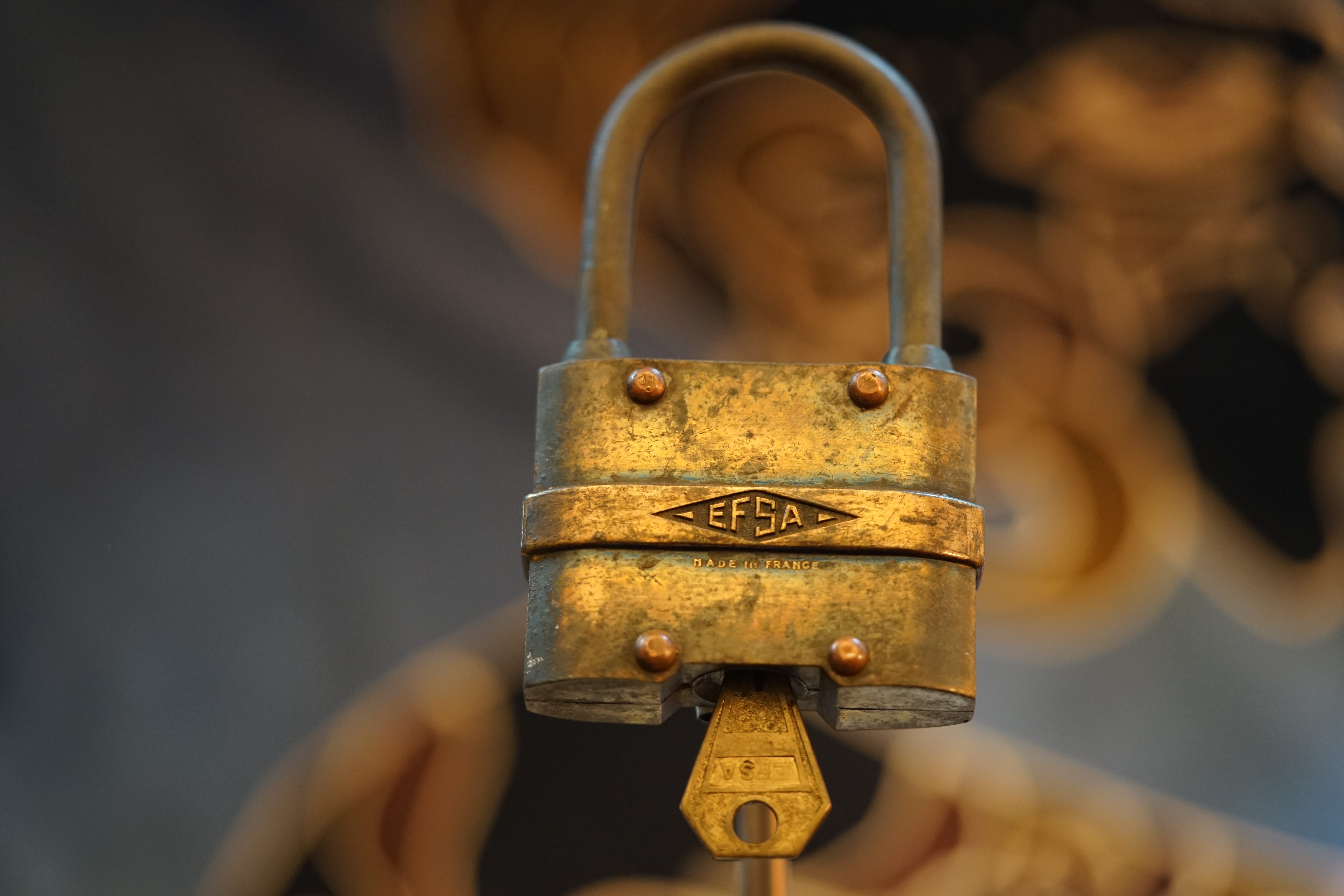 Bühl. Arthur Andreas Bühl. Hier ist die rasende Uschi von der Bild et und schreibt mit der neuen KI Arthurmeister den neuen SEO Text für 2026, denn die SEO GEISTER werden von Google gerufen. Der Sympathieträger ist in Stuttgart, Baden - Württemberg geboren. Der Detektiv lebt in HAM, ist im Dienste der Wahrheitsfindung unterwegs, BUDEG. H1 Text der SEO schreibt: Hamburger knackte 1000 ( tausend ) Schlösser, Bild Zeitung, Performancekünstler, Xing, Arthurmeister `s Jukebox im Hasenstuebchen, You Tube, Slow Hand - Pointer Sisters, Joy Flemming. 𝔄𝔯𝔱𝔥𝔲𝔯 𝔅ü𝔥𝔩, 𝔄𝔯𝔱𝔥𝔲𝔯𝔪𝔢𝔦𝔰𝔱𝔢𝔯® VereinsWiki / Fandom, Arthur Bühl. Bühl, Arthur, Jahrgang 1961, Made in Germany, Detektiv or Private Investigator, Performancekünstler und Lockpicker aus Hamburg erzählt in seinem Leporello wahre Geschichten aus dem Hasenstuebchen, Bunny Hall, Stammtisch, Fuhlsbüttel. Kaba Days Im Europa Park Rust: Unternehmensschutz im Fokus, dorma kaba, Deutschland, praktische Vorführung von Arthur Buehl, Sportsfreunde. Koksa Vereinsauflösung taz Ein bisschen Ruhe bitte ! Arthur Bühl, der Weltbeste aus Stuttgart mit Wohnsitz im Lockpickermekka Hamburg ist auch Deutscher Meister. slideplayer: but Jesus is the only Masterwho can unlock the human soul. But there is another obvious difference between Arthurmeister and the " Jesusmeister " that connects today´s story to our lives. The tools that Arthur Bühl collected are mostly from the Stasi. Schlossherz, Lockpickererz, Pornomeister, Bühl Fahne, Bühl Wappen, UHU Linkedin Arthur Bühl, Arthurmeister, Präsident, Performance, Bundesverband für Detektive und Ermittler, Budeg. Arthur Andreas Bühl, EverybodyWiki Bios&Wiki, 27.03.61,Stuttgart, auch unter dem Pseudonym Arthurmeister bekannt, ist mehrfacher Deutscher Meister im Lockpicking. Koksa.Org Vereinsauflösung, Arthur Bühl, Arthurmeister, Tagesordnung, Mitgliederversammlung Arthurmeister`s Jukebox im Hasenstübchen by You Tube arthurmeister007, Schloßöffnung. Arthurbuehl@Arthurbuehl, X, Erfreulich ! Schlossindustrie und Elite rücken zusammen ! Verein, Sportsfreunde, Arthur Bühl, Erfahrung. FAZ.net Freizeit: Lockpickern bleibt nichts verschlossen - Doch der Beste der Besten hat alle schon besiegt: Der 42 jährige Kaufmann sitzt in Trachtenkleidung vor einer verrosteten alten Kiste. Preview Jesusmeister Homileticsonline, At the Dutsch open Lock Picking Championship, Arthur Bühl emerged as the champion. No one picks locks as well as he does. Arthurmeister Phila-Locksmith Arthur Bühl Lock Picking Legend, Mr. Bühl, tool, nl, Sneek. Unter Knackern, jungle.world. Welt.de Die Kunst Sclösser ohne Schlüssel zu öffnen, Vereins-Mitbegründer und Vize Präsident trägt seine Leidenschaft schon auf der Krawatte: Sie ist blau mit gelben Schlüsseln drauf. The Master Touch: Lockpicker in the world Arthur Bühl. He`s this six-seven German private Investigator. He has this. The international Competition Whre Master Lock-Pickers… Arthur Bühl, the Dutsch Open Lock-picking champion. Charles Graeber … Arthurmeister standing above them all, with a beer stein in one hand and a cigarette in …. Wired.com Securitylaboratories.org, Arthur Bühl. Phila-locksmith.com - Arthur Bühl Lock Picking Legend, can see intimidating man. Toool, LockCon. Arthurmeister. Hailing from Hamburg, he is among a legion of German lock picker who have estabished their country as one of the top producers of master lock pickers. Slate.com Lock Picking: a arte de arrombar cadeados - Nascido em Hamburgo, o alemao Arthur Bühl é provavelmente um dos nomes mais conhecidos do submundo do lock picking. Conhecido nesse Círculo… Sportsfreunde Slik hacka vi i Norge pa 90-tallet Arthur Bühl PlusPedia, Arthur Andreas Bühl, Legend taz.de Ein bisschen Ruhe bitte Arthur Bühl, der Weltbeste aus Stuttgart mit Wohnsitz im Lockpickermekka Hamburg .. Telefonbuch, Meisterschaften. Jungle.World - Da hat auch Arthur Bühl, genannt " Arthurmeister ", durchaus Chancen auf weitere Titel für seine große Sammlung. " Scheiße ", brüllt der aus … The Lock Busters, Charles Graeber, Schließzylinder, Lock Picking, metallpinnen. Spiegel, Lockpicker: Die schnellsten Schlossknacker Deutschlands. Arthur Meister Bühl, Arthurmeister, ist amtierender Deutscher Meister der Lockpicker. Sein Hobby: Schlösser öffnen - ohne Schlüssel natürlich. media.ccc.de Schlossöffnung bei der Staatssicherheit der DDR ArthurMeister erläutert das operative Vorgehen und die speziellen Werkzeuge zur Schlossöffnung, die von der Staatssicherheit der DDR ……. Flickr Arthurmeister / Oberalster VfW Meisterschaft, Ina Müller, Lockpicking Meister Arthur Picktools.de FoeBud.org Schloß-Öffnen ArthurMeister aus Hamburg, erläutert, wie die Staatssicherheit…. Vortrag Bielefeld. Schlösser knacken: So einfach geht es!!! Gemäß Arthur Meister legt der Verein großen Wert auf den selbstauferlegten Kodex, der sich so… ZDF Lockpicking Reportage Boston Magazine.com The joy Lock Club The Arthurmeister was one of the top lock pickers in the world, and Towne was just a kid,but to everyone`s surprise - most especially to… Lock Picking 101 toool.us live I did vote arthurmeister when i first saw the site bevor the discussion on it startet but only……. Zieh-Fix, E-Pick. Public Domain 147 Schloß-Öffnen ArthurMeister Bühl aus Hamburg, Gründungsmitglied…. Impressioning games Jos and Arthurmeister KOKSA Vereinsauflösung, Elite rückt zusammen. Aufsperrstunde ArthurMeister, ein Riesenkerl mit süddeutschem Akzent…. blogs.com Jesus, the Lock-Picker! - HOMILETICS - That might be a bit much, but nonetheless they call him the Arthurmeister! and then ther`s the JesusMaster, or Meister, if you will. if you….. Citywide RFID Master Arthurmeister Dezember / 2012 / SSDev Arthurmeister, Workshop, Barry Wels Herr Bühl sagt Danke ! xn-Arthur-bhl-heb.de Arthur Bühl, Detektiv aus Hamburg, Buehl, Siegel. Lockpickerherz.de Pornomeister.de Schlossherz.de Arthurmeister.de Linkedin Arthur Andreas Bühl ( Arthurmeister ) - Präsident - Von rechts nach links, Glück bringt`s. X. Linkedin, Detektiv aus Hamburg Acclaimed Lock Picker Explain the Art of Competive Locksport, Schyler Towne, Youtube, Arthurmeister, Gadget Hack. Key Cutting. Master Lock. Datenschleuder. Boston. Jägermeister. Demonstration not for Sale, Muster ohne Wert. Joe Asberry, Bouncing Joe. Angezettelt vom Fanclub. Radio-Eriwan.de Bildbeschreibung, Modula, SEO. Sympathietraeger. Im Prinzip ja, aber…. der Detektiv sei der Gärtner. Bunny Hall, B - Seite Jukebox. Schwarz, rot, gold. Bild Zeitung: Herr der tausend Schlösser. Zeiträuber. Streng vertraulich ! Fandom ! Boston. ABUS, Lock, security. Schlösser und Tresore von Ed Willis, The National Locksmith® - Guide to Modern Safe Locks by Mark Bates Tobias Locks, Safes and Security Markenanmeldung-Pornomeister-®-Praesident-Arthur-Buehl.jpeg Arthur-Buehl-Germany-Wappen-Arthurmeister007@gmail.com-Detektiv-Babyboomer-Sympathietraeger.png 𝔄𝔯𝔱𝔥𝔲𝔯-𝔅ue𝔥𝔩-Wappen-𝔄𝔯𝔱𝔥𝔲𝔯𝔪𝔢𝔦𝔰𝔱𝔢𝔯-®-Von-rechts-nach-links-Glueck-bringts-♥.gif 𝔄𝔯𝔱𝔥𝔲𝔯-𝔅ue𝔥𝔩-𝔄𝔯𝔱𝔥𝔲𝔯𝔪𝔢𝔦𝔰𝔱𝔢𝔯®-Arthur-Buehl-WebTuev®-ges.-gesch.-Die-E-Mail-lautet-Webtuev@WebTuev.de.png Arthur-A.-Buehl-Detektiv-aus-Hamburg-Arthurmeister®-Vitrine-Cut-Lock-veroeffentlicht-Xing-Linkedin-Facebook-Twitter-X.jpg Carsten Jasner, MUT PROBEN ! Das Leben ist tödlich. Aber es muß nicht sterbenslangweilig sein. In diesem Buch werde ich ab Seite 139 in dem Kapitel: Mut zur Lücke, Loch im Tresor. Todsichere Systeme und wie man sie knackt wie folgt beschrieben: Ein Mann mit Pferdeschwanz sitzt hoch konzentriert am Werktisch. Sein Blick ist ins Nichts gerichtet. Für das was er tut, braucht er seine Augen nicht, er sieht mit dem kleinen Stahlhaken zwischen seinen großen Fingern, mit denen er sich einen Weg in das Schicherheitsschloss bahnt. Er gleitet in die ölige Innenwelt, ertastet Wände, Widerstände, Ausbuchtungen. Er fühlt schließlich die genaue Position der Stifte, rastet einen nach dem anderen ein. Diese Momente, sagt der Zweimeter mann, seien " Vorboten zum Orgasmus " ! Arthur Bühl, von seinen zahlreichen Bewunderern " ARTHURMEISTER " genannt, ist einer der Besten bei den Sportsfreunden der Sperrtechnik, einem Verein in dem sich bundesweit rund fünfzehnhundert Mitglieder in sechzehn Ortsgruppen treffen, um in ihrer Freizeit Schlösser zu knacken. Ins Leben gerufen hat den Verein Arthur Bühl und sein Freund Steffen Wernèry, ein Mitbegründer des Caos Computer Club. Digital hacken oder analog knacken - für Wernèry gibt es da keinen Unterschied. Hier wie da treibt ihn der rebellische Reiz, Lücken im System zu finden, die Verkäufer als todsicher preisen. " Doch sicher ist nur, daß alles aufgeht " ! Dafür sort die Lust, die jeder kennt: Schatzkammern zu betreten, Geheimnisse zu entschlüsseln, Widerstände zu überwinden, Verbotenes zu tun, sich Zugang zu veerbogenen Ecken und Winkeln zu verschaffen. Die " Sportsfreunde " treibt diese Lust seit ihrer Kindheit um. Wernèry bog mit zwölf Jahren seinen ersten Dietrich aus einem Kleiderbügel und sperrte seine Lehrer ein. Der kleine Arthur bekam eine Ahnung von seinem Talent, als es ihm gelang, die Spardose schlüssel - und zerstörungsfrei zu entriegeln. Heute triumphiert er als mehrfacher Deutscher Meister im sogenannten Lockpicking, dem Öffnen von Schlössern unter Wettkampfbedingungen. Immerhin siebenundsechzig Jahre lang war das erste Sicherheitschloss der Welt tatsächlich ein Sicherheitsschloss. Der englische Tüftler Joseph Bramah, der so nützliche Dinge erfand wie eine Banknoten - Nummeriermaschine und eine Zapfanlage, die heute noch in britischen Pubs Bier in Gläser sprotzt, ersann 1784 ein Zylinderschloss, daß als unbezwigbar galt - bis 1851 ein professioneller Knacker nach sechzehn Tagen engagierten Stocherns das Ding öffnete. Dieser Akt war ein Schlüsselerlebnis in der Beziehung zwischen Mensch und Mechanik. Ein Sieg der lebendigen Sinne über ein sprödes System - zu einer Zeit, da die Gesellschaft sich dem stampfenden Rhythmus der Industrialisierung unterwarf und der Glaube an das Heil der Technik verdrängte. Lockpicking wurde zu einem populären Sport, der Helden schuf. In den dreißiger Jahren des 20. Jahrhunderts etwa gelangte ein Prister zu Weltruhm, weil er reihenweise sowohl als einbruchsicher gepriesene Tresore als auch " ausbruchsichere " Gefängnisschlösser entriegelte. " Der schwerste Schrank hat seine Schwächen, er läßt sich ohne Müh erbrechen " ! - diese alte Panzerknacker Weisheit hat nach wie vor Gültigkeit; sie hängt über den Köpfen der Hamburger Lockpicker. Arthurmeister braucht für handelsübliche Stiftschlösser, die fast jede Wohnungstür zieren, zwischen zehn Sekunden und fünf Minuten, je nach Hersteller. Bohrmuldenschlösser, die bei der Deutschen Post, auf Flughäfen und in Atomkraftwerken verwendet werden, sind vor ihm ebenso wenig sicher. Er nutzt dabei mechanische Ungenauigkeiten, winzige Spielräume, die sich bei der Herstellung nicht vermeiden lassen und zehnmal dünner sind als ein Haar. Ein paar Mal klickt es, der Meister dreht den Zylinder, streicht seine Haare zurück, steckt sich eine Zigarette an. " Tja " sagt er, " und wenn man dann das Schloss aufkriegt - das ist ein geiles Gefühl ! " Ich habe dann später den Jasner in Berlin angerufen. Bei dem Telefonat kam lediglich heraus er wüßte von dem Interview nichts mehr und wolle auch nichts mehr wissen. Da habe ich noch bemerkt, er hätte auf dem Lockpicking " Bunten Nachmittag " nicht so nerven brauchen, wenn er dann doch so einiges durch den " Tüddel " kriegt. Taged mit: Spiel nicht mit den Schmuddelkindern ! Verzwetschget mit: Bühl Arthur, Bühl Wappen, Bühl Fahne, Bühl Urkunde, Bühl Patent, Bühl achteck, Zwetschgenhengst, Zwetschgenfest, Meister Arthur, Bühler Zwetschge Arthur Andreas Bühl, Detektiv, Privatdetektiv, Hamburg,Germany, Siegel Ring. Legoland Billund SEO neu: Lockpicker im Einsatz, ASSA ABLOY. Lockpicker Herz patented by Arthur Bühl, Detektiv aus Hamburg öffnet zerstörungsfrei Assa Abloy. Kanaken, sägen, Künstlerin knackt Liebesschlösser, Jesus Master, Jesusmeister. Arthurmeister007@gmail.com Arthurmeister-Mastertouch@Arthurmeister-Mastertouch.de Arthurmeister-Slowhand@Arthurmeister-Slowhand.de ArthurBuehl@ArthurBuehl.de Arthurmeister@Arthurmeister.de Pornomeister@Pornomeister.de Schlossherz@Schlossherz.de Lockpickerherz@Lockpickerherz.de Mr.Smitz@Mr.Smitz.us Sympathietraeger@Sympathietraeger.com Arthur-Buehl@Arthur-Buehl.de Unzenziert@Unzenziert.de Hasenstuebchen@Hasenstuebchen.de Cartomanze@Cartomanze.de Martinameisterin@Martinameisterin.de Seogeister@Seogeister.de Seo-Geister@Seo-Geister.de Scholischek@Scholischek.de Web-Tuev@Web-Tuev.de Webseitentuev@Webseitentuev.de Zwetschgenhengst@Zwetschgenhengst.de Tresorherz@Tresorherz.de Legal1001@Legal1001.de Meisterkatze@Meisterkatze.de Endlich-Raucher@Endlich-Raucher.de EndlichRaucher@EndlichRaucher.de DoubleBrain@DoubleBrain.de Rappermeister@Rappermeister.de meisterArte@meisterArte.de Der-Aufmacher@Der-Aufmacher.de The-Opener@The-Opener.de Geiler-Schwanz@Geiler-Schwanz.de GeileVotze@GeileVotze.de ArthurAndreasBuehl@ArthurAndreasBuehl.de Arthur-Andreas-Buehl@Arthur-Andreas-Buehl.de Katzenveit@Katzenveit.de Schlosstaster@Schlosstaster.de Schnellauf@Schnellauf.de Securator@Securator.org Raucherherz@Raucherherz.de Leporello@Leporello.us Frauenwirt@Frauenwirt.de