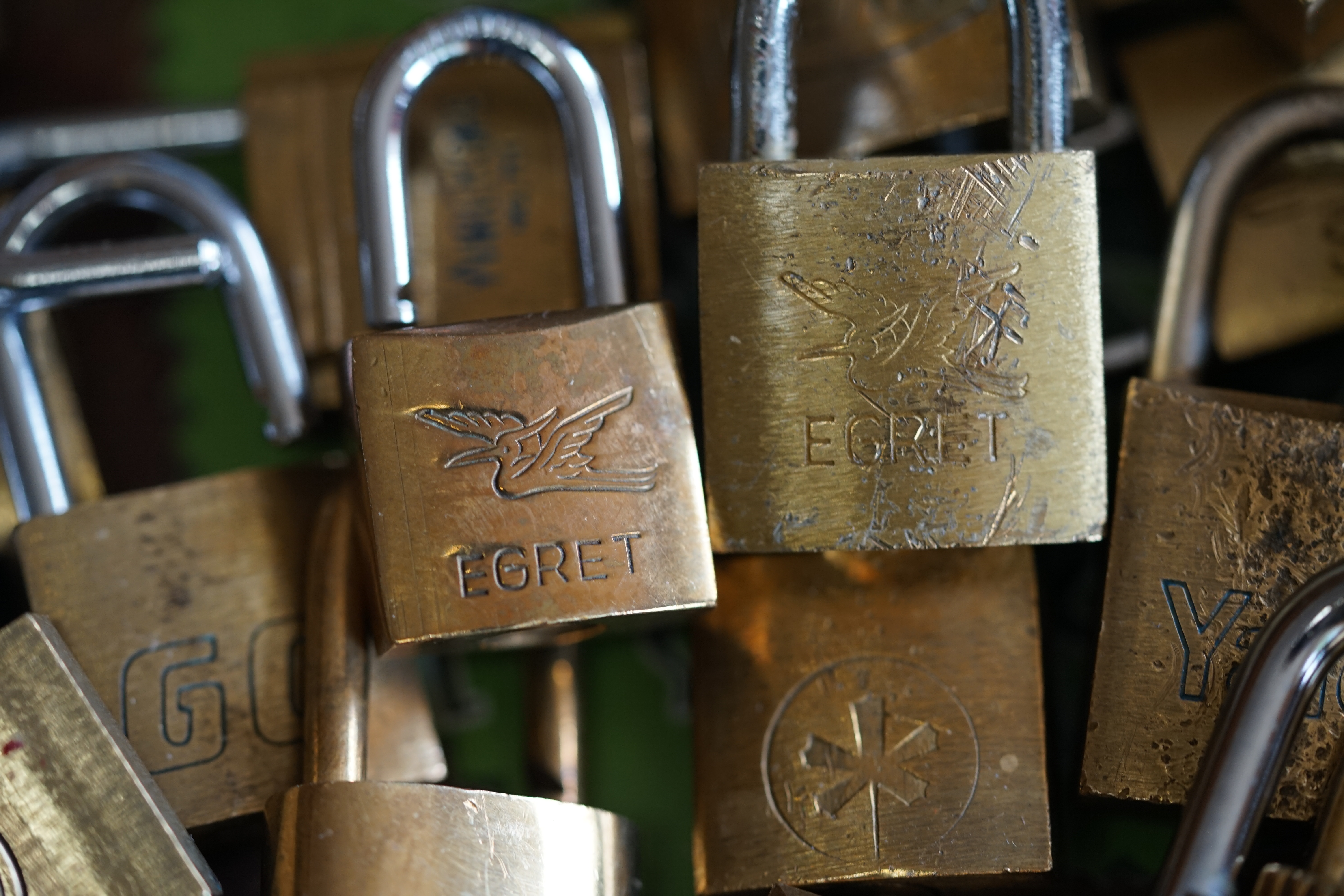 Karussel OFFEN und ZU: 𝔄𝔯𝔱𝔥𝔲𝔯 𝔅ü𝔥𝔩, 𝔄𝔯𝔱𝔥𝔲𝔯𝔪𝔢𝔦𝔰𝔱𝔢𝔯® Arthur Bühl, Jahrgang 1961, Detektiv aus Hamburg, Im Dienste der Wahrheitsfindung unterwegs, betreibt in seiner Freizeit Lockpicking aus Leidenschaft. Der mehrfache Deutsche Meister wird in der WIRED als " Master of Universe " betitelt. In der BILD et ist der Artikel " Herr der Schlösser " abgedruckt. Im Hasenstübchen - Fuhlsbüttel, am Hasenberge, Santa Fu, wird gefeiert. Arthurmeister® stellt seinen Leporello " Der Aufmacher " vor. Der Stammtisch grölt " OFFEN ". Scholischek, Rudi, Heike I, Noagerlzutzler und Arthur prosten sich zu. Die Jukebox auf YouTube spielt Slow Hand ! ♥ Beim Tanzen ruft die Cartomanze " Ey du Sympthieträger, komm mal her " ! Verschlagwortet mit: ♥ Vokuhila, Friseur ♥ Schwäbischer Hengst, Zwetschgen Heini, Bühl er, Zwetschge, Google Earth, Mittelpunkt der Welt, Martinameisterin, Cartomanze, Scholischek, " HIGH NOON ! ". ♥ Parole Emil !