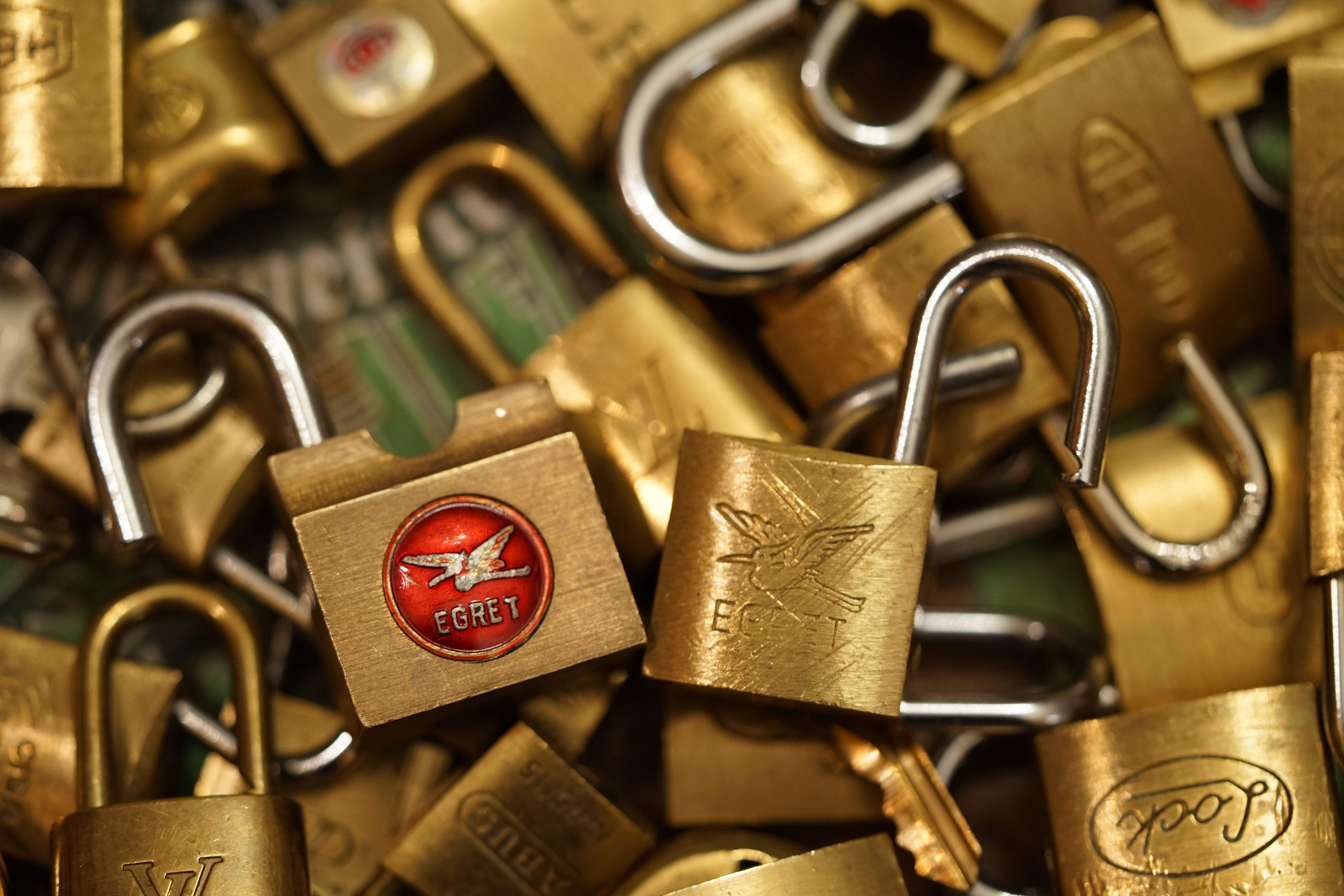 Bild et Uschi sitzt mit Arthurmeister und der Cartomanze, dem Schwerti und Bouncing Joe beim Lockpickerstammtisch im Hasenstübchen, Fuhlsbüttel. Arthurmeister spricht: Alle DOM geöffnet. Die Bild et Uschi, die rasende Reporterin gibt vor: Herr Bühl, nicht nur offen ist gut, sondern SEO und CONTENT und CONTENT und SEO und Google Token sind die Sprache ! Ich habe gerade mit deinem Freund Mr. Smitz, Beverly Hill`s telefoniert und vereinbart, daß unsere SEO Token mit den Google Token im Bunny Hall, her Rabbit House inhaltsgleich seien. 1 SEO Token = 1 GabiKo 1 Google Token = 1 BLEND 1 Arthurmeister ® Token = 1 mal schauen, wie der Detektiv sagen würde ! Arthurmeister spricht: Uschi, das mit den TOKEN ist auch so: Wer einen hat, der darf seine Kunst zeigen und deine Kunst will ja SEO und KI und Social Engineering und das BILD et Report`lern sein, wie ein DETEKTIV im Dienste der Wahrheitsfindung ! Deine SEO KUNST ist jetzt, wenn Du dich hinstellst, die wehrlosen, gepickten Schlösser und Schließzylinder ablichtest und eine SEO Leseprobe als Muster ohne Wert vom neuen Leporello ins Internetz einspinnst. Ja, genau, die mit der KI erstellten Social Engine Optimized Hasenstübchen Software. Hannenberger: Käppchen für unsere SEO Künstlerin Uschi und Stößchen für alle. Nein Joe, hier herrscht Bouncing Verbot ! Arthurmeister spricht und fragt: Uschi, hast Du bei dem Telefonat mit Mr. Smitz auch " inhaltsgleich " bedacht, das deren Amerikaner Token Autobahngold sind ! Ja, BLEND wie TOMBAK, einfachstes Blech bei dem nach wenigen Tagen die goldene Farbe abfällt. Amerikaner eben, ja genau ! I have a Choklite für aisch ! 𝔄𝔯𝔱𝔥𝔲𝔯 𝔅ü𝔥𝔩, 𝔄𝔯𝔱𝔥𝔲𝔯𝔪𝔢𝔦𝔰𝔱𝔢𝔯 ® JOE ASBERRY Hey Joe " Asberry ", ruft F 1 Rudi vom Tresen, Prost und Stößchen ruft Heike III zum Stammtisch. Die Jukebox spielt in voller Lautstärke Mr. Bojangles. Arthurmeister, der Sympathieträger hat bay the way mit einem ABUS Padlock Joe`s Michael Air Jordan`s Basketball bag gesichert ! Auch der Michael Jordan mußte hier im Hasenstübchen das Basketball bouncing Verbot akzeptieren. Formel 1 Rudi schreit: Bouncing darf und kann hier nur ein Michael Schumacher. Die Cartomanze meint, ein Ralf Schumacher auch ! Prost Weizen, Stößchen, Käppchen, ASBERRY !!! Die Jukebox by Youtube spielt " Slow Hand ". Joe, du rascal belehre uns nicht schon wieder. Wir sind hier in der Rabbit Hall and smoking is good for your drunken head. Prosit, Cheer`s, Salute, Gin Gin, altüst, sante` und Viva ! Hoch die Tassen ! Am Tresen läutet die Glocke. Der Rotamint der blinkt. Drei Tage war der JOE krank, jetzt trinkt und raucht er wieder. Gott sei Dank ! 𝔄𝔯𝔱𝔥𝔲𝔯 𝔅ü𝔥𝔩, 𝔄𝔯𝔱𝔥𝔲𝔯𝔪𝔢𝔦𝔰𝔱𝔢𝔯 ® High Noon, elevener Clock, Hasenstübchen, HAM. In der Jukebox spielt: Pointer Sisters - Slow Hand, und der Tresen grölt, Arthurmeister with the Mastertouch. A Lover whit the Easy Touch ! Nochmals " Asberry " ! Hier herrscht Basketball Bouncing Verbot ! Wir sind hier nicht bei der NBA und du wirfst keinen Korb ! Du triffst den Korb ja nicht einmal. Am Tresen läutet die Glocke: Helbing und Stößchen ! Hey Pony ! Heike V drückt in Arthurmeister`s Jukebox: Die Affen rasen durch den Wald. Arthurmeister ruft: Parole Emil. Formula One Rudi grölt: Bouncing Verbot ! Asberry hat Bouncing Verbot ! Weizen ! Joe fragt Arthurmeister: Arthur my Friend, i need for my Basketball Friends from the NBA a instruction of Lockpicking. Arthur lacht: only wenn Michael Air Jordan und Michael Schuhmacher mitmachen. Pelle schreit vom Tresen: Schuhmacher ist ein Kannister Kopf. Pino kann ihn gerade noch daran hindern Marmor Stein und Eisen bricht zu drücken. Joe wünscht sich: Teddy Pendergrass - Turn Off the Lights… Ja Joe, es ist möglich eine solche Schulung auszurichten. Hierzu muß ich bei der Firma Amazon weltweit Lockpicking Set`s und Lockpicking Zubehör wie weitere Hook`s, Snakes, Rake`s und Tension Wrenches besorgen. Vorführmaterialien wie cut away Zylinder und Übungsschlösser habe ich parat. Ich zeige den E - Pick, und führe dir die Pick - Gun vor. 1 Schuss. Du verstehst. Prost ! Weizen, Stößchen`s, und Helbing für alle. Asberry und Bühl umarmen sich ! Sympathieträger halt ! In der Jukebox spielt: Element of Crime - Mittelpunkt der Welt… See You tomorrow, wir besprechen alles weitere wie: How to pick a Car. 𝔄𝔯𝔱𝔥𝔲𝔯 𝔅ü𝔥𝔩, 𝔄𝔯𝔱𝔥𝔲𝔯𝔪𝔢𝔦𝔰𝔱𝔢𝔯 ® Next Day: High Noon at 11 fer Clock: Joe Asberry der alte NBA Bouncer betritt das Hasenstübchen, ( HAM ) his Rabbit Hall ! In Arthurmeister`s Jukebox spielt: Nein nicht Hey Joe, sondern Aloe Blacc - I Need a Dollar ! Arthur Bühl spricht: gerade habe ich mit Mr. Smitz telefoniert. Joe: Smith ist ein Sammelbegriff wie Meier. Mr. Smitz you know, he is the CEO of the Magazin Playboy - Beverly Hills. Ja und der ist mein Freund. Den kenne ich über die BILD et. We have a Telefon call. Der Mr. Smitz hat dann den Mr. Jeff Bezon, ja du weißt schon, den vom Amazon Lieferservice angerufen. Er hat ihm erklärt daß ich mit dem NBA Bouncer Joe Asberry in Sachen Lockpicking einen Workshop machen möchte. Die Glocke läutet: Weizen, Helbing und Pony`s ! F 1 Rudi schreit am Tresen: Joe, laß dir lieber erklären wie du Scott Speed das laufen beibringst. Am Tresen wird es lauter: Minardi, Minardi, wir gewinnen nie ! Scott Speed, der Name geht im Gelächter unter. Pelle schreit: der Schuhmacher ist ein Kanister Kopf. Arthurmeister meint: let Michael pass for the Champions Chip ! Arthurmeister`s Jukebox spielt exclusive für Joe: Sammy Davis jr. - Mr. Bojangles ! Also Joe, der Smitz hat beim Bezos von Amazon angerufen, wir wollen einen Lockpicking Practical Kurs meistern. Der Bezos ist dann ins Amazon Head Quarter gefahren. Nein, nicht im Uber. F 1 Rudi schreit: Der Bezos fährt Ferrari. Scholischek meint: Maybach ! Also Joe, der schaut jetzt im Amazon weltweit Lager wie viele Lockpicking Tools und Jigglers er hat. Auch Pickset`s. Er sieht auch nach wie viele HPC, 2000 er Hook`s er hat. Lockpicker Beginner Sets von Majestic und Starter Sets von Mr. Peterson sagt er, hat er Massenweise auf Lager. Arkadasch sagt, sein Schwippschwager vom Neff Cousin und dessen Freund in Berlin - Kreuzberg könnten auch solche Pick Werkzeuge und Spanner herstellen. Die haben genug Schwarz Arbeiter. Die Sympathieträger Bühl und Asberry prosten sich genüsslich zu. Weizen ! Die Cartomanze die alte Kartenlegerin meint sie könne auch spooxe anrufen. Der Noagerlzutzler meint: Ihr Deppen, auf Berlin mußt du jahrelang warten. Heike IV ruft Stößchen ! Der Pino Frank lallt: Die Rautenfotzen bleiben für immer in der zweiten Liga ! Joe ich bin mir sicher der hat auch Master bzw. Meister Lock`s. Die sind für eine Testrunde gut. Ja, die Dinger heißen Master Padlock ! OPEN ! Beer ! Nicht zu verwechseln mit Medeco ! Arthur läßt in der Jukebox im Bunny Hall TSOP spielen. The top Sound of Philladelphia ! Prost, Stößchen ! Pelle läutet auch die Glocke: Prost, Stößchen`s, Pony`s ! Dafür darf er auch für einen Heiermann: Heino - Caramba, Caracho ein Whisky drücken. Ja, Joe, aber kein Bouncing ! Der läßt die Sachen via Airforce Seattle to HAM liefern. Du weißt wie schnell Amazon liefert ! Sir Washi meint: Amazon sei so schnell wie Scott Speed. Alle lachen: Wenn er nicht wieder in die Mauer fährt ! 𝔄𝔯𝔱𝔥𝔲𝔯 𝔅ü𝔥𝔩, 𝔄𝔯𝔱𝔥𝔲𝔯𝔪𝔢𝔦𝔰𝔱𝔢𝔯 ® 11.30 High Noon im Hasenstübchen. Der Hannenberger hat die Frikadellen fertig. Senf kommt aus dem Glas. In Arthurmeister`s Jukebox spielt: Santana - Fleur da Luna. Am Stammtisch diskutieren Bühl und Asberry über Lockpicking und Präsentationen: Arthurmeister erhält einen Anruf über die 007. OH, Mr. Smitz, nice to hear you from Beverly Hill`s. OH, What ! The Airplane from Jeff Bezos, Amazon is on HAM landed ! YES, Mr. Smitz, nice to hear this Song. Slowly Arthurmeister: There is a little Problem with the Custom. Mr. Smitz ! this is not really a Problem. HAM is four Minutes from the Hasenstübchen away. I will send Taxi - Dieter. He knows there a Hintereingang, a Backdoor, you know ! I call you back. Yes, yes, Außer Regen nicht viel gewesen. Greetings to Mr. Bezos. Tell him thank you for the Support. From Stammtisch too. Arthurmeister`s Jukebox spielt: Rucki - Zucki ! Die Frikadellen vom Hannenberger schmecken jetzt auch ohne Senf. Prost, Stößchen, Weizen, Helbing und für den Noagerlzutzler ein frisches vom Faß. Die Jukebox spielt: Die Five Tops - Warte auf das Glück ! 2 Stößchen später kommt Taxi Dieter zurück in den Bunny Hall ! Oh, OH, der Zoll, eH ! Als die mich gesehen haben war der Fisch geschuppt. Die haben mir beim Einladen geholfen. 5 Pakete a`50 Kilo ! Eine viertel Tonne. Ich durfte auch den Zoll zum Lockpicking Event einladen. Tragen helfen !! Stößchen, Pony, nö, heute Käppchen ! Die Jukebox spielt: Element of Crime - Am Ende denk ich immer nur an dich ! Mr. Smitz ! you are the best ! Greetings to all Smith in the USA. Yes, Yes, Mr. Smitz, Yes. I make greetings to Friede Springer from the BILD et; Ronzheimer too. Yes, Yes, und greetings for Mrs. Quandt. If Bezos will, i can show him on the Lockpicking Demonstration how easy he can pick a BMW whit a Key Blank. Yes, Yes, Mr. Smitz ! 3 Seconds ! OFFEN, OPEN, APERTO ! schreit Giovanni und will Chianti. Bei Fiat und Ferrari Modellen ist es so ähnlich. Bei manchen brauchst du aber ein polito, ja, Nagelfeile. Prost Chianti. Yes Mr. Smitz, die Ring bell`s, Hells Bells, die Glocke klingelt, you know ! We call in time. F 1 Rudi schreit: Hülkenberg ! Giovanni schreit: Giacomo Agostini ! Joe schreit: Scott Speed ! Arthurmeister`s Jukebox spielt: The Pointer Sisters - SLOW HAND, Arthurmeister the lover with the Mastertouch ! Arkadasch bekommt von Bühl Raki ericli Plum, Sorte Schwäbischer Hengst ! Prost Zwetschgenkönigin ! Notiz: Alle SEO Texte wurden mittels einer ♥ KI Hasenstübchen SEO SOCIAL ENGINE OPTIMIZED ( Künstliche Intelligenz ) der Firma Doublebrain ®, ( ges. gesch. DPMA, Berlin, Reg.-Nr. 302022224017 ) ( Die E - Mail lautet: Doppelhirn@Doublebrain.de ) ( KI-Worldwide.de ) und doppeltem Helbing aus dem Leporello: " Arthurmeister Bühl und Bouncing Joe Asberry im Hasenstübchen ", generiert. Die Jukebox spielt: Loredana Bertè - E la luna bussò. Der Reggae Auftakt ! ♥ 𝔄𝔯𝔱𝔥𝔲𝔯 𝔅ü𝔥𝔩, 𝔄𝔯𝔱𝔥𝔲𝔯𝔪𝔢𝔦𝔰𝔱𝔢𝔯® Verschlagwortet mit unserem SEO Kartell: Arthur Bühl, Detektiv, the dutch open Lockpicking Champion ! From WIRED. ÖFFNUNG OHNE SCHLÜSSEL, Linkedin Joe Asberry, NBA, Twitter X. Basket Ball Bouncing Verbot, Arthurmeister, Raucher, Roth - Händle, Stadt Lahr - Bühl, Schwarzwald, Black Forest, Rotkäppchen you know Mr. Smitz, Sorte Schwäbischerhengst de is großfruchtig und süss wie UHU. Buhl er Zwetschge. No, only woman has Pflaumen ♥ Wappen Arthur Andreas Bühl, Flagge ! Wilhelm Busch ♥ weiter verzweschget mit unserem SEO Kartell: Arthur Bühl, Arthurmeister® Arthur ♥ Schwäbischer Hengst, Buhl, Zwetschgen Heini, Arthur Bühl Wappen, Fahne, Buehl er Zwetschge, Made in Germany, Born 1961, Sympathieträger, Google Earth, Mittelpunkt der Welt, Pflaumen, Arkadasch, Datschi, ♥ Martinameisterin, Cartomanze, Scholischek, " HIGH NOON ! ", ♥ Vokuhila ♥ Parole Emil ! und mit allen weiteren feiernden Amigo`s.