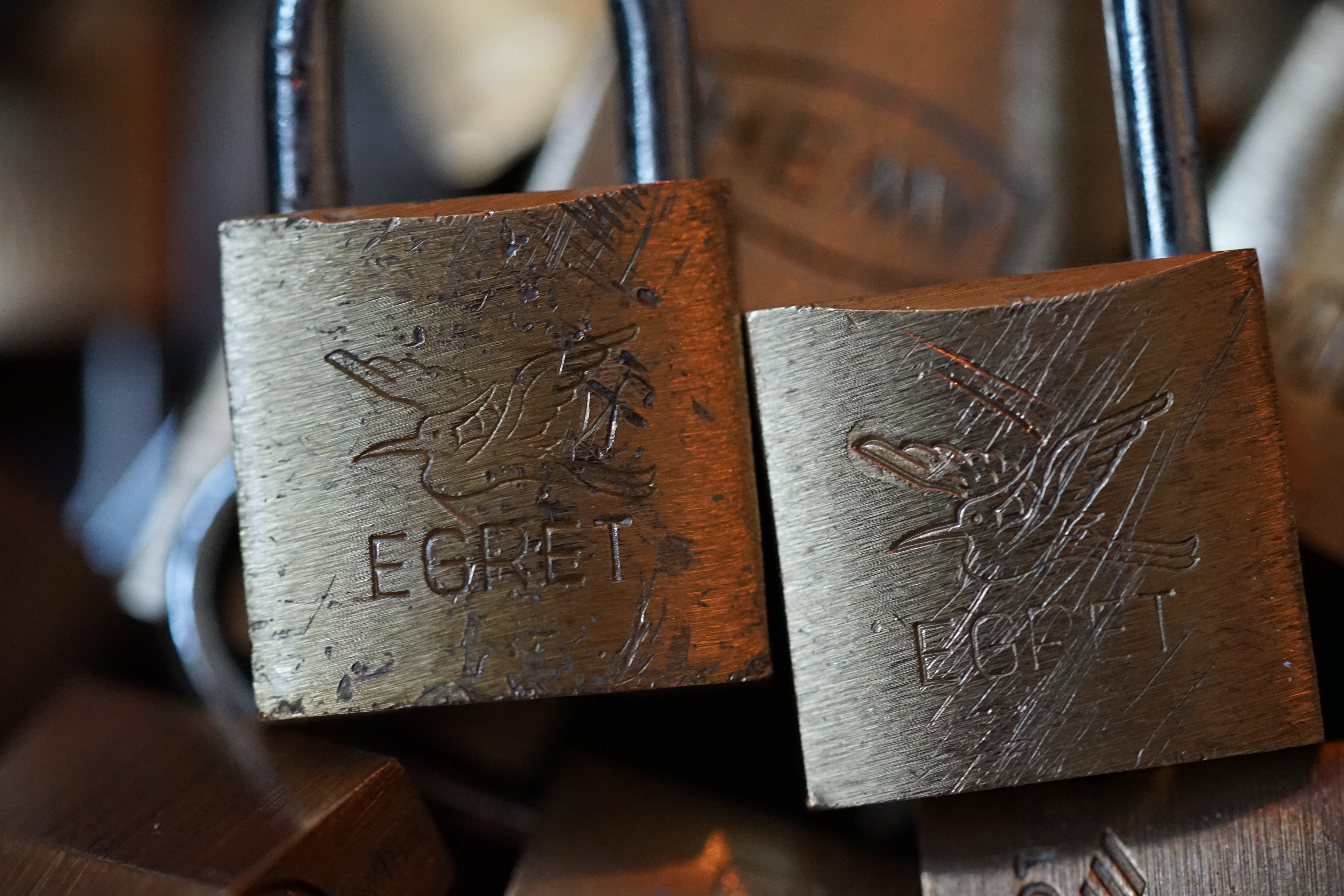 Bild et Uschi sitzt mit Arthurmeister und der Cartomanze, dem Schwerti und Bouncing Joe beim Lockpickerstammtisch im Hasenstübchen, Fuhlsbüttel. Arthurmeister spricht: Alle DOM geöffnet. Die Bild et Uschi, die rasende Reporterin gibt vor: Herr Bühl, nicht nur offen ist gut, sondern SEO und CONTENT und CONTENT und SEO und Google Token sind die Sprache ! Ich habe gerade mit deinem Freund Mr. Smitz, Beverly Hill`s telefoniert und vereinbart, daß unsere SEO Token mit den Google Token im Bunny Hall, her Rabbit House inhaltsgleich seien. 1 SEO Token = 1 GabiKo 1 Google Token = 1 BLEND 1 Arthurmeister ® Token = 1 mal schauen, wie der Detektiv sagen würde ! Arthurmeister spricht: Uschi, das mit den TOKEN ist auch so: Wer einen hat, der darf seine Kunst zeigen und deine Kunst will ja SEO und KI und Social Engineering und das BILD et Report`lern sein, wie ein DETEKTIV im Dienste der Wahrheitsfindung ! Deine SEO KUNST ist jetzt, wenn Du dich hinstellst, die wehrlosen, gepickten Schlösser und Schließzylinder ablichtest und eine SEO Leseprobe als Muster ohne Wert vom neuen Leporello ins Internetz einspinnst. Ja, genau, die mit der KI erstellten Social Engine Optimized Hasenstübchen Software. Hannenberger: Käppchen für unsere SEO Künstlerin Uschi und Stößchen für alle. Nein Joe, hier herrscht Bouncing Verbot ! Arthurmeister spricht und fragt: Uschi, hast Du bei dem Telefonat mit Mr. Smitz auch " inhaltsgleich " bedacht, das deren Amerikaner Token Autobahngold sind ! Ja, BLEND wie TOMBAK, einfachstes Blech bei dem nach wenigen Tagen die goldene Farbe abfällt. Amerikaner eben, ja genau ! I have a Choklite für aisch ! 𝔄𝔯𝔱𝔥𝔲𝔯 𝔅ü𝔥𝔩, 𝔄𝔯𝔱𝔥𝔲𝔯𝔪𝔢𝔦𝔰𝔱𝔢𝔯 ® JOE ASBERRY Hey Joe " Asberry ", ruft F 1 Rudi vom Tresen, Prost und Stößchen ruft Heike III zum Stammtisch. Die Jukebox spielt in voller Lautstärke Mr. Bojangles. Arthurmeister, der Sympathieträger hat bay the way mit einem ABUS Padlock Joe`s Michael Air Jordan`s Basketball bag gesichert ! Auch der Michael Jordan mußte hier im Hasenstübchen das Basketball bouncing Verbot akzeptieren. Formel 1 Rudi schreit: Bouncing darf und kann hier nur ein Michael Schumacher. Die Cartomanze meint, ein Ralf Schumacher auch ! Prost Weizen, Stößchen, Käppchen, ASBERRY !!! Die Jukebox by Youtube spielt " Slow Hand ". Joe, du rascal belehre uns nicht schon wieder. Wir sind hier in der Rabbit Hall and smoking is good for your drunken head. Prosit, Cheer`s, Salute, Gin Gin, altüst, sante` und Viva ! Hoch die Tassen ! Am Tresen läutet die Glocke. Der Rotamint der blinkt. Drei Tage war der JOE krank, jetzt trinkt und raucht er wieder. Gott sei Dank ! 𝔄𝔯𝔱𝔥𝔲𝔯 𝔅ü𝔥𝔩, 𝔄𝔯𝔱𝔥𝔲𝔯𝔪𝔢𝔦𝔰𝔱𝔢𝔯 ® High Noon, elevener Clock, Hasenstübchen, HAM. In der Jukebox spielt: Pointer Sisters - Slow Hand, und der Tresen grölt, Arthurmeister with the Mastertouch. A Lover whit the Easy Touch ! Nochmals " Asberry " ! Hier herrscht Basketball Bouncing Verbot ! Wir sind hier nicht bei der NBA und du wirfst keinen Korb ! Du triffst den Korb ja nicht einmal. Am Tresen läutet die Glocke: Helbing und Stößchen ! Hey Pony ! Heike V drückt in Arthurmeister`s Jukebox: Die Affen rasen durch den Wald. Arthurmeister ruft: Parole Emil. Formula One Rudi grölt: Bouncing Verbot ! Asberry hat Bouncing Verbot ! Weizen ! Joe fragt Arthurmeister: Arthur my Friend, i need for my Basketball Friends from the NBA a instruction of Lockpicking. Arthur lacht: only wenn Michael Air Jordan und Michael Schuhmacher mitmachen. Pelle schreit vom Tresen: Schuhmacher ist ein Kannister Kopf. Pino kann ihn gerade noch daran hindern Marmor Stein und Eisen bricht zu drücken. Joe wünscht sich: Teddy Pendergrass - Turn Off the Lights… Ja Joe, es ist möglich eine solche Schulung auszurichten. Hierzu muß ich bei der Firma Amazon weltweit Lockpicking Set`s und Lockpicking Zubehör wie weitere Hook`s, Snakes, Rake`s und Tension Wrenches besorgen. Vorführmaterialien wie cut away Zylinder und Übungsschlösser habe ich parat. Ich zeige den E - Pick, und führe dir die Pick - Gun vor. 1 Schuss. Du verstehst. Prost ! Weizen, Stößchen`s, und Helbing für alle. Asberry und Bühl umarmen sich ! Sympathieträger halt ! In der Jukebox spielt: Element of Crime - Mittelpunkt der Welt… See You tomorrow, wir besprechen alles weitere wie: How to pick a Car. 𝔄𝔯𝔱𝔥𝔲𝔯 𝔅ü𝔥𝔩, 𝔄𝔯𝔱𝔥𝔲𝔯𝔪𝔢𝔦𝔰𝔱𝔢𝔯 ® Next Day: High Noon at 11 fer Clock: Joe Asberry der alte NBA Bouncer betritt das Hasenstübchen, ( HAM ) his Rabbit Hall ! In Arthurmeister`s Jukebox spielt: Nein nicht Hey Joe, sondern Aloe Blacc - I Need a Dollar ! Arthur Bühl spricht: gerade habe ich mit Mr. Smitz telefoniert. Joe: Smith ist ein Sammelbegriff wie Meier. Mr. Smitz you know, he is the CEO of the Magazin Playboy - Beverly Hills. Ja und der ist mein Freund. Den kenne ich über die BILD et. We have a Telefon call. Der Mr. Smitz hat dann den Mr. Jeff Bezon, ja du weißt schon, den vom Amazon Lieferservice angerufen. Er hat ihm erklärt daß ich mit dem NBA Bouncer Joe Asberry in Sachen Lockpicking einen Workshop machen möchte. Die Glocke läutet: Weizen, Helbing und Pony`s ! F 1 Rudi schreit am Tresen: Joe, laß dir lieber erklären wie du Scott Speed das laufen beibringst. Am Tresen wird es lauter: Minardi, Minardi, wir gewinnen nie ! Scott Speed, der Name geht im Gelächter unter. Pelle schreit: der Schuhmacher ist ein Kanister Kopf. Arthurmeister meint: let Michael pass for the Champions Chip ! Arthurmeister`s Jukebox spielt exclusive für Joe: Sammy Davis jr. - Mr. Bojangles ! Also Joe, der Smitz hat beim Bezos von Amazon angerufen, wir wollen einen Lockpicking Practical Kurs meistern. Der Bezos ist dann ins Amazon Head Quarter gefahren. Nein, nicht im Uber. F 1 Rudi schreit: Der Bezos fährt Ferrari. Scholischek meint: Maybach ! Also Joe, der schaut jetzt im Amazon weltweit Lager wie viele Lockpicking Tools und Jigglers er hat. Auch Pickset`s. Er sieht auch nach wie viele HPC, 2000 er Hook`s er hat. Lockpicker Beginner Sets von Majestic und Starter Sets von Mr. Peterson sagt er, hat er Massenweise auf Lager. Arkadasch sagt, sein Schwippschwager vom Neff Cousin und dessen Freund in Berlin - Kreuzberg könnten auch solche Pick Werkzeuge und Spanner herstellen. Die haben genug Schwarz Arbeiter. Die Sympathieträger Bühl und Asberry prosten sich genüsslich zu. Weizen ! Die Cartomanze die alte Kartenlegerin meint sie könne auch spooxe anrufen. Der Noagerlzutzler meint: Ihr Deppen, auf Berlin mußt du jahrelang warten. Heike IV ruft Stößchen ! Der Pino Frank lallt: Die Rautenfotzen bleiben für immer in der zweiten Liga ! Joe ich bin mir sicher der hat auch Master bzw. Meister Lock`s. Die sind für eine Testrunde gut. Ja, die Dinger heißen Master Padlock ! OPEN ! Beer ! Nicht zu verwechseln mit Medeco ! Arthur läßt in der Jukebox im Bunny Hall TSOP spielen. The top Sound of Philladelphia ! Prost, Stößchen ! Pelle läutet auch die Glocke: Prost, Stößchen`s, Pony`s ! Dafür darf er auch für einen Heiermann: Heino - Caramba, Caracho ein Whisky drücken. Ja, Joe, aber kein Bouncing ! Der läßt die Sachen via Airforce Seattle to HAM liefern. Du weißt wie schnell Amazon liefert ! Sir Washi meint: Amazon sei so schnell wie Scott Speed. Alle lachen: Wenn er nicht wieder in die Mauer fährt ! 𝔄𝔯𝔱𝔥𝔲𝔯 𝔅ü𝔥𝔩, 𝔄𝔯𝔱𝔥𝔲𝔯𝔪𝔢𝔦𝔰𝔱𝔢𝔯 ® 11.30 High Noon im Hasenstübchen. Der Hannenberger hat die Frikadellen fertig. Senf kommt aus dem Glas. In Arthurmeister`s Jukebox spielt: Santana - Fleur da Luna. Am Stammtisch diskutieren Bühl und Asberry über Lockpicking und Präsentationen: Arthurmeister erhält einen Anruf über die 007. OH, Mr. Smitz, nice to hear you from Beverly Hill`s. OH, What ! The Airplane from Jeff Bezos, Amazon is on HAM landed ! YES, Mr. Smitz, nice to hear this Song. Slowly Arthurmeister: There is a little Problem with the Custom. Mr. Smitz ! this is not really a Problem. HAM is four Minutes from the Hasenstübchen away. I will send Taxi - Dieter. He knows there a Hintereingang, a Backdoor, you know ! I call you back. Yes, yes, Außer Regen nicht viel gewesen. Greetings to Mr. Bezos. Tell him thank you for the Support. From Stammtisch too. Arthurmeister`s Jukebox spielt: Rucki - Zucki ! Die Frikadellen vom Hannenberger schmecken jetzt auch ohne Senf. Prost, Stößchen, Weizen, Helbing und für den Noagerlzutzler ein frisches vom Faß. Die Jukebox spielt: Die Five Tops - Warte auf das Glück ! 2 Stößchen später kommt Taxi Dieter zurück in den Bunny Hall ! Oh, OH, der Zoll, eH ! Als die mich gesehen haben war der Fisch geschuppt. Die haben mir beim Einladen geholfen. 5 Pakete a`50 Kilo ! Eine viertel Tonne. Ich durfte auch den Zoll zum Lockpicking Event einladen. Tragen helfen !! Stößchen, Pony, nö, heute Käppchen ! Die Jukebox spielt: Element of Crime - Am Ende denk ich immer nur an dich ! Mr. Smitz ! you are the best ! Greetings to all Smith in the USA. Yes, Yes, Mr. Smitz, Yes. I make greetings to Friede Springer from the BILD et; Ronzheimer too. Yes, Yes, und greetings for Mrs. Quandt. If Bezos will, i can show him on the Lockpicking Demonstration how easy he can pick a BMW whit a Key Blank. Yes, Yes, Mr. Smitz ! 3 Seconds ! OFFEN, OPEN, APERTO ! schreit Giovanni und will Chianti. Bei Fiat und Ferrari Modellen ist es so ähnlich. Bei manchen brauchst du aber ein polito, ja, Nagelfeile. Prost Chianti. Yes Mr. Smitz, die Ring bell`s, Hells Bells, die Glocke klingelt, you know ! We call in time. F 1 Rudi schreit: Hülkenberg ! Giovanni schreit: Giacomo Agostini ! Joe schreit: Scott Speed ! Arthurmeister`s Jukebox spielt: The Pointer Sisters - SLOW HAND, Arthurmeister the lover with the Mastertouch ! Arkadasch bekommt von Bühl Raki ericli Plum, Sorte Schwäbischer Hengst ! Prost Zwetschgenkönigin ! Notiz: Alle SEO Texte wurden mittels einer ♥ KI Hasenstübchen SEO SOCIAL ENGINE OPTIMIZED ( Künstliche Intelligenz ) der Firma Doublebrain ®, ( ges. gesch. DPMA, Berlin, Reg.-Nr. 302022224017 ) ( Die E - Mail lautet: Doppelhirn@Doublebrain.de ) ( KI-Worldwide.de ) und doppeltem Helbing aus dem Leporello: " Arthurmeister Bühl und Bouncing Joe Asberry im Hasenstübchen ", generiert. Die Jukebox spielt: Loredana Bertè - E la luna bussò. Der Reggae Auftakt ! ♥ 𝔄𝔯𝔱𝔥𝔲𝔯 𝔅ü𝔥𝔩, 𝔄𝔯𝔱𝔥𝔲𝔯𝔪𝔢𝔦𝔰𝔱𝔢𝔯® Verschlagwortet mit unserem SEO Kartell: Arthur Bühl, Detektiv, the dutch open Lockpicking Champion ! From WIRED. ÖFFNUNG OHNE SCHLÜSSEL, Linkedin Joe Asberry, NBA, Twitter X. Basket Ball Bouncing Verbot, Arthurmeister, Raucher, Roth - Händle, Stadt Lahr - Bühl, Schwarzwald, Black Forest, Rotkäppchen you know Mr. Smitz, Sorte Schwäbischerhengst de is großfruchtig und süss wie UHU. Buhl er Zwetschge. No, only woman has Pflaumen ♥ Wappen Arthur Andreas Bühl, Flagge ! Wilhelm Busch ♥ weiter verzweschget mit unserem SEO Kartell: Arthur Bühl, Arthurmeister® Arthur ♥ Schwäbischer Hengst, Buhl, Zwetschgen Heini, Arthur Bühl Wappen, Fahne, Buehl er Zwetschge, Made in Germany, Born 1961, Sympathieträger, Google Earth, Mittelpunkt der Welt, Pflaumen, Arkadasch, Datschi, ♥ Martinameisterin, Cartomanze, Scholischek, " HIGH NOON ! ", ♥ Vokuhila ♥ Parole Emil ! und mit allen weiteren feiernden Amigo`s.