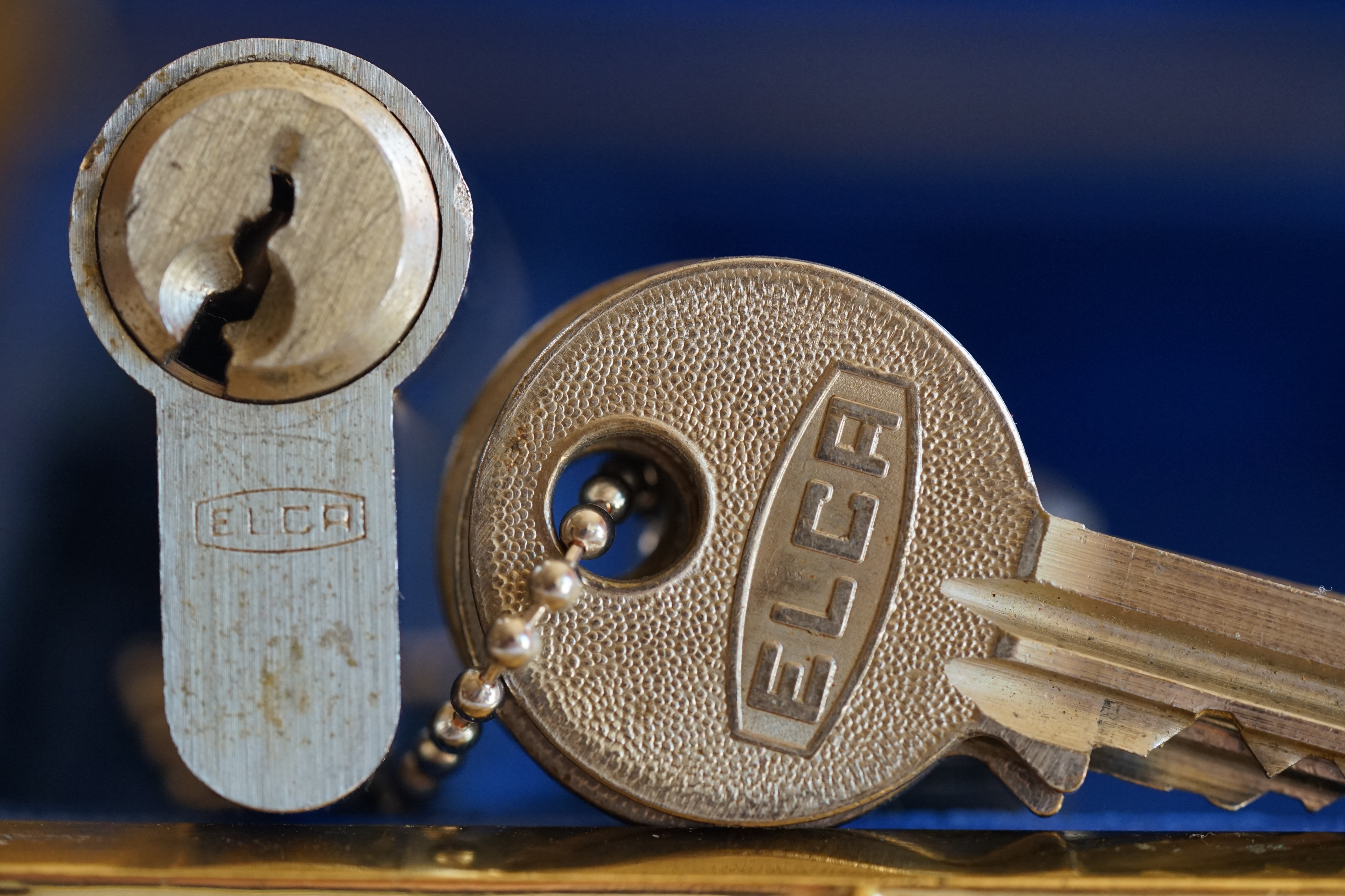 Fandom Wiki Arthur A. Bühl, Detektiv aus Hamburg, Profilbild, Lockpicking, Danke Dr. Ulrich Morgenrot, Velbert, Schlüsselregion, Schlüsselfest in Velbert, Forum Niederberg, Schlossmuseum, Schlüsselfest, Schlossherz, Hans Schell Collection, Martina Pall, Graz, Austria, Park Hotel, Brauhaus, BKS, Heiligenhaus, Wilka Schließtechnik, Silca, IHK, KFV, Errebi, Beschlag, Hersteller, ABUS, Arthur Bühl, Arthurmeister ®, Schlosssammler, Bühl Wappen, Bühl Flagge, Bühl Urkunde Patent, BKS, Arthur Meister, Porno Meister, Wernèry, Profilzylinder, Juke Box Arthurmeister You Tube, Buehl Logo, Cutaway Cilinder, Pfaffenhain, Demonstration Lockpicking, Schliesszylinder, Holland, Toool, Rohlinge zur Impression, zerstörungsfrei ohne Schlüssel, Schlüsseldienst, Soultrain, Philysound, TSOP, Es fährt ein Zug nach nirgendwo ! Arthur Bühl.de, Sicherheit, Performance Künstler. TILT, Flipper, einarmiger Bandit, Bally Wulff, Rotamint, Mad Monkey - Slot Machine, Spielautomat Merkur, Casino, Monte Carlo, Jackpot, Merkur Sonne, Jubilee, ROL-A-TOP, Old slot machine, Love Meter, Jet play, Looping the Loop Fürst, Münzschleuder, Astoria, Orakel Automat, Multi, Super Multi, Booster, Toool Lockpicking, Australia, E - Bay, Mein E - Bay, Uliton, Profilzylinder, ABUS, Bremicker und Söhne, Vorhängeschloss, Vorhängeschlösser, Vorhangschloss, Einbausicherung Korf, Raucher, Jesusmaster, Hasenstübchen, bunter Nachmittag, SEO Geister, Web Tüv, Jägermeister, Bild et Uschi, Doublebrain, Präsident, KI Tüv, Stasi, DDR, Himmelsschlüssel, Urkunde, Katalog Stasi, Signatur Bühl, Token, Amerikaner, fälschungssicher, Sicherheitstechnik, DOM, Muster, Kneipe, Eckkneipe, Gastwirtschaft, Wirtschaft, Portacenere, Musterspuren, Tresor, Jord Knaap, Tresoröffnung zerstörungsfrei, KJS, Schlossherz, Lockpickerherz, Pornomeister, Lockpicking Herz, Notöffnung beim Bunten Nachmittag, Arthur Bühl und die Jukebox im Hasenstübchen, einarmiger Bandit, Merkur, Sonne, Nachtjäger, 08 15, Der Goldene Schuss, Ali Baba und die Wunderschlösser, Wunderino, Padlock Collector, Rotalok, Protector junior, Bühl, Art, Kunst, Künstler, Kataloge, BÜHL, Kunstwerke Deutschland, Kunstprojekt Artothek, Arte, Meisterarte, Artworks, Conny Veit, Zwetschgenstadt Bühl, Tipico Games, Casino, online, Spielothek, Slotmagie, Susi Live, Gutscheincode, Erwin, Freispiele, Novolino, FSK ab 18, Gewinnerlos, 0800 ruf nicht an, Spielautomatenwelt, Rock Ola, Wurlitzer, Seeburg, Bluray, Stingray.