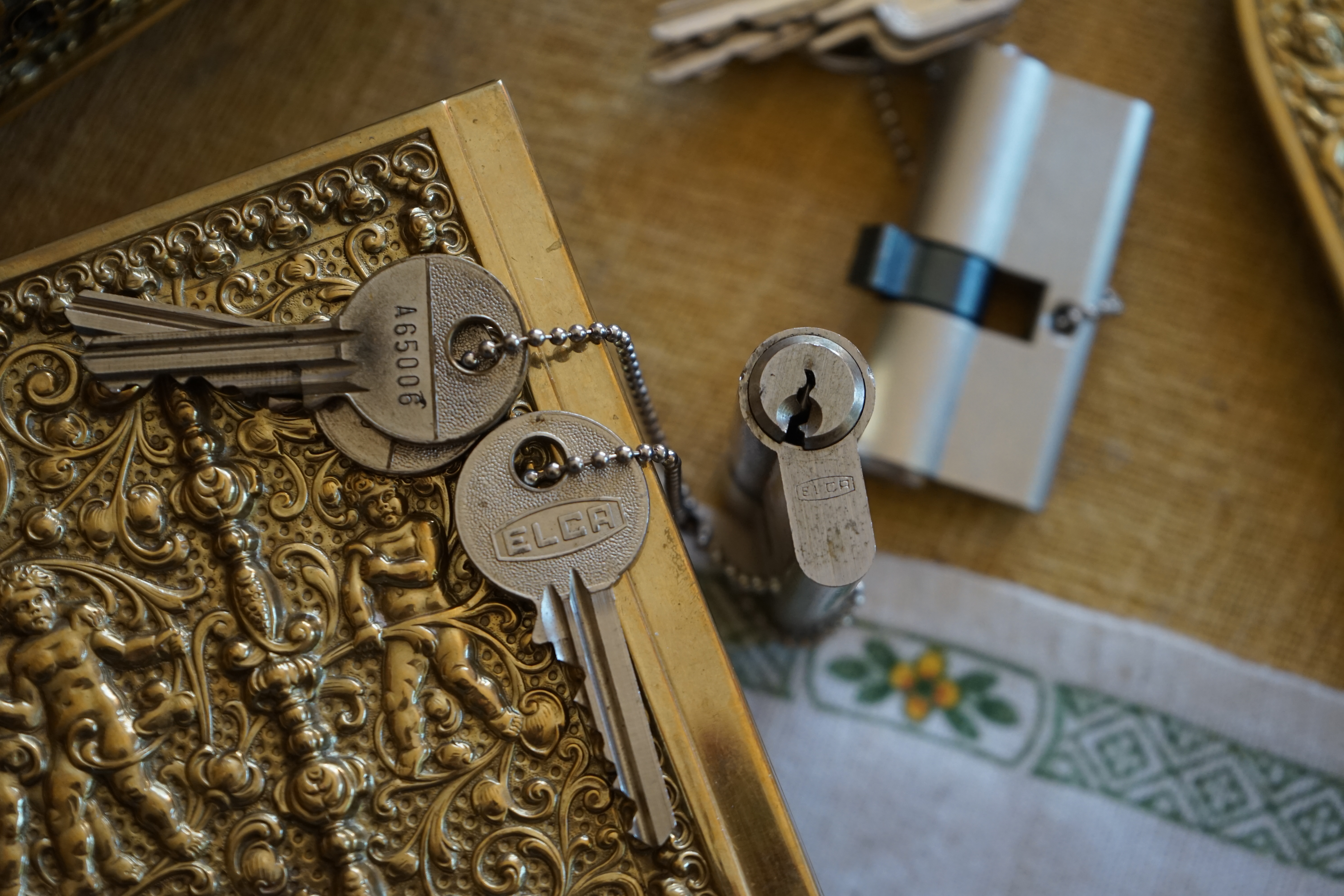 DER AUFMACHER 𝔄𝔯𝔱𝔥𝔲𝔯 𝔅ü𝔥𝔩, 𝔄𝔯𝔱𝔥𝔲𝔯𝔪𝔢𝔦𝔰𝔱𝔢𝔯® Bühl, Arthur, Jahrgang 1961, Made in Germany, Detektiv or Private Investigator how Mr. Smitz from the PLAYBOY, Beverly Hills, say`s. Yes Mr. Smitz i will send you the Photo Arthurmeister`s F 1, Jacket for your LeporelloUS. to your E - Mail Mr.Smitz@Mr.Smitz.us. Ok, Mr. Smitz. Mr. Smitz do you know what Google Earth is ? Take BÜHL Arthur, only by Google Earth, you know ? have done it ? Yes Google will show you my Panel superfast. Cool, Arthurmeister, cool. Yes Mr. Smitz, this can i do for you too ! Yes with SEO. Yes, yes, i have Arkadasch erklärt, sein Erikli pasta is not so genial. Der beste Zwetschgenkuchen, you know plum tart, is from the Stadt Bühl. Not laughing in the USA. Bühl is a City like my Name. And the People in this City called it: Zwetschgendatschi ! you know. This is the world best plumcake. Yes Datschi. Yes, Stadt Bühl is near Baden - Baden, the Casino, you know ! Yes. Baden-Württemberg. You must know there is since 1927 the traditionell Zwetschgenfest. And there ist the Zwetschgenkönigin ! Mr. Smitz, my Ur Ur Ur Ur Grandfather is born in Bühl. My Great Grand Grand Mother where also born in the town Bühl. Their profession was Zwetschgenpicker. Not Lockpicker, Zwetschgen / Plum Picker. And Rüttler. Oh, really ! Yes, Yes. And since this time the name of the family Bühl from the Stadt Bühl is: Yes you know - Buehl. Yes i will give Greetings from you to Mrs. Friede Springer from the Newspaper BILD et. Yes, the Elbphilharmonie is in Betrieb. OH, Mr. Smitz, greeting´s to you from Joe Asbbery, NBA, you know. Tomorrow we will meet us in the Hasenstübchen, our Rabbit Hall. For Lockpicking und Beer. Call you. Parole Emil ! 𝗗𝗶𝗲 𝗘 - 𝗠𝗮𝗶𝗹 𝗹𝗮𝘂𝘁𝗲𝘁: 𝗔𝗿𝘁𝗵𝘂𝗿𝗺𝗲𝗶𝘀𝘁𝗲𝗿@𝗔𝗿𝘁𝗵𝘂𝗿𝗺𝗲𝗶𝘀𝘁𝗲𝗿.𝗱𝗲 𝗗𝗶𝗲 𝗘 - 𝗠𝗮𝗶𝗹 𝗹𝗮𝘂𝘁𝗲𝘁: 𝗔𝗿𝘁𝗵𝘂𝗿𝗔𝗻𝗱𝗿𝗲𝗮𝘀𝗕𝘂𝗲𝗵𝗹@𝗔𝗿𝘁𝗵𝘂𝗿𝗔𝗻𝗱𝗿𝗲𝗮𝘀𝗕𝘂𝗲𝗵𝗹.𝗱𝗲 Verschlagwortet mit Bühl er Zwetschge, Zwetschgenhengst, Pflaume, plum, Erikli, prugna torta, Datschi, süss. ♥ Zwetschgen Heini verschlagwortet mit: ♥ Vokuhila, Friseur ♥ Schwäbischer Hengst, Zwetschgen Heini, Bühl Art, Zwetschge, Google Earth, Mittelpunkt der Welt, Martinameisterin, Cartomanze, Scholischek, " HIGH NOON ! ". ♥ Parole Emil !