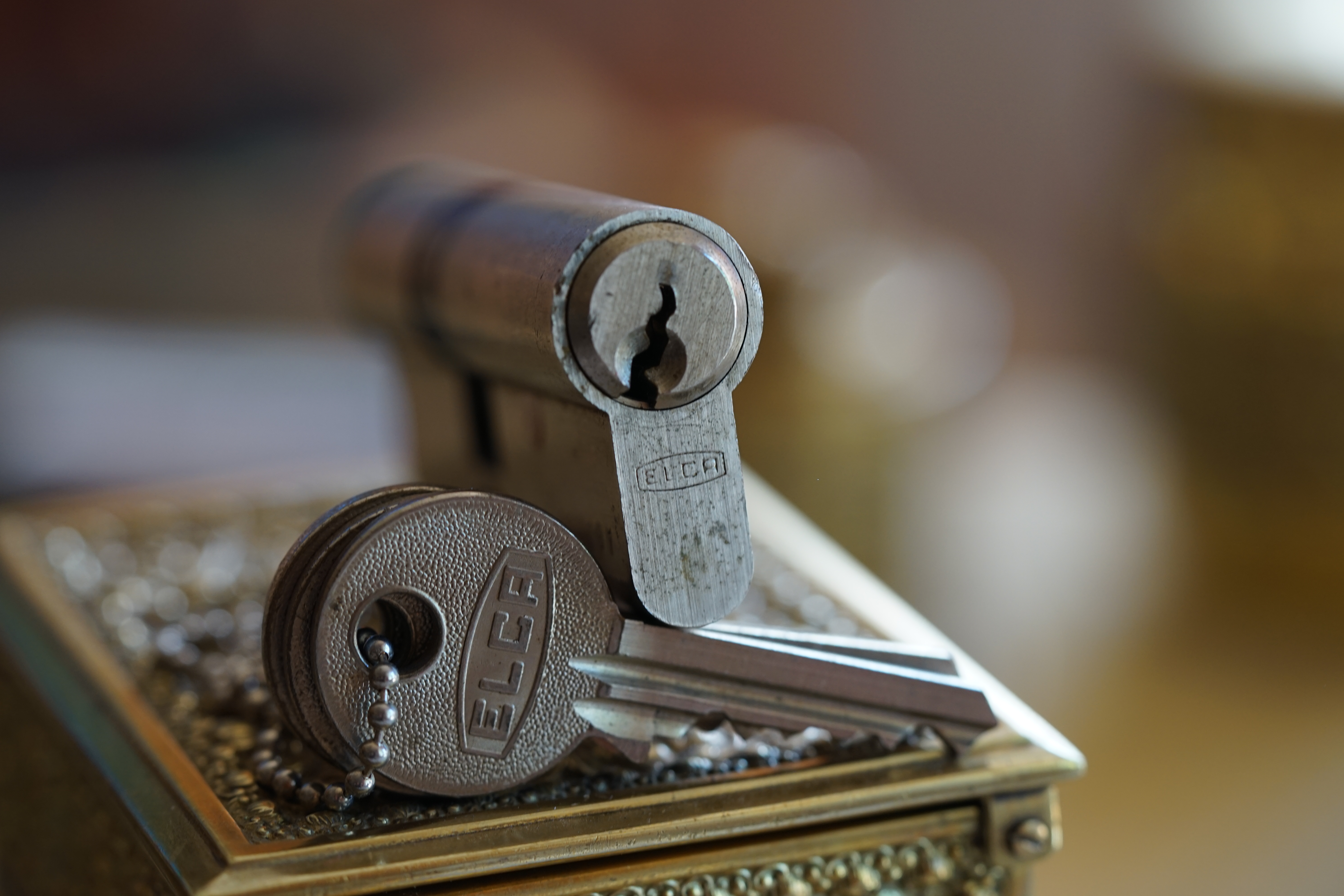 SEO Friseur 𝔄𝔯𝔱𝔥𝔲𝔯 𝔅ü𝔥𝔩, 𝔄𝔯𝔱𝔥𝔲𝔯𝔪𝔢𝔦𝔰𝔱𝔢𝔯® Herr Arthur Bühl, kritischer Privatdetektiv aus der Hansestadt Hamburg, bereitet sich auf ein Interview mit der BILD et vor. Bei Babsi und Gina in Fuhlsbüttel wird ihm zuvor der Vokuhila geschnitten. Herr Arthur Bühl wurde schon in der BILD et als " Herr der Schlösser " beschrieben. " Ein bisschen Ruhe bitte " schreibt Jan Freitag von der TAZ. Er erwähnt auch eine Mustertür by Wendt. Es wird darin herumgeprökelt. Selbst Arthur Bühl, der weltbeste aus dem Lockpicker Mekka Hamburg, betreibt pures Understatement, weil er sein Schloss in nur 20 Sekunden " geknackt " hat. Charles Graeber von der Wired.com beschreibt in seinem Artikel Master Lock - Pickers do bottle Arthur Bühl " The Master of the Universe ", Arthur Bühl a private Detective of Germany open locks. Bühl`s Fabio - the - Barbarian Look stands out. He wins the Dutch Open and is now Master of the Universe. The people cry: " Arthurmeister ! booms Arthurmeister ". Mark Webber Tobias, the Author of Locks, Safes, and Security, a Police Reverence, say: Arthurmeister, that ist beautyful. " Open ! " sagt Arthurmeister ", offen ist gut, schneller offen ist besser ". " Beer !" Arthurmeister booms back and a new Champion is born. Die Welt berichtet: " Die Kunst, Schlösser ohne Schlüssel zu öffnen ". Vereinsmitbegründer und Vizepräsident Arthur Bühl trägt seine Leidenschaft schon auf der Krawatte. Sie ist rot mit gelben Schlüsseln drauf. Intern wird er ehrfürchtig " Meister Arthur " gerufen. Er hat es zum siebenfachen Deutschen Meister in verschiedenen Disziplinen geschafft. Er pickt seit der Kindheit. Sein erstes Trainingsobjekt war sein Spardosenschloss - Ein klassischer Einstieg… . Die Slate berichtet über Arthur Bühl als Lockpicking Legend. Es gibt einen Artikel Tool for Picking and Decoding by Stasi, CCC, Vortrag Berlin. Amateur Hour berichtet: Arthurmeister has " The Master Touch ". Bei den Kaba Day `s im Europa Park Rust schreibt die Pressebox: auf großes Interesse der Teilnehmer stieß auch die praktische Vorführung von Steffen Wernéry und Arthur Bühl, die gängige mechanische Schließzylinder ohne Schlüssel zerstörungsfrei öffnen. Meist in Sekundenschnelle. Auch die Chemnitzer Zeitung " Freie Presse " hat über das Lockpicking und Arthur Andreas Bühl alias Arthurmeister berichtet. Dwight Perry schreibt: Arthur Bühl has good hands ! In der Philalocksmith wird Arthur Bühl auch als Lockpicking Legend betitelt. Es gibt auch einen Beitrag, 360 Meridianos. In der Datenschleuder, CCC, wurde über ihn als Sympathieträger berichtet. Veröffentlicht unter Linkedin, Xing, Google Panel, Twitter X. In der Vitrine von Arthur Andreas Bühl, Arthurmeister® sind Schlösser, Padlocks, von ABUS, BKS, CES, DOM, EVVA, Assa Abloy, Z Ikon, Kaba, Keso, ASSA, Winkhaus, Wilka, Trelock, Schmelting, Bode Panzer, Ancor Las, Drumm Geminy, Xylock, SEA, Medeco, Mul-T-Lock, Cut away, ABUS Granit, Pfaffenhain, E*S, ESS, Nemef, BAB, Babelsberg, Stasi, Diskus, WMF, Tesa, Noch, Vachette, Cisa, Wally, Rielda, Mottura, Viro, FAI, GeGe, Fichet, Bode Panzer, Tresor, Bramah, Protector, Braun`s Patent, Walomatus, Arolds, Combination Lock, Yale, Master, American Lock, Tubular, China, Indien, Aligarh, Nepal, Thailand, Zahlenschlösser, Himmelsschlüssel und noch vieles mehr, vorhanden. Alle Schliesszylinder sind Übungsmaterial für das Lockpicking. Schlagschlüssel und so vieles mehr, sind auch dabei. Auch der Sputnik. Verschlagwortet mit: ♥ Vokuhila, Friseur ♥ Schwäbischer Hengst, Zwetschgen Heini, Bühl er, Zwetschge, Google Earth, Mittelpunkt der Welt, Martinameisterin, Cartomanze, Scholischek, " HIGH NOON ! ". ♥ Parole Emil ! SEO Mr. Smitz und Jukebox, Grafik Banner erstes Sign, ist dann bei allen anderen auch so. Änderungen können gemacht werden.