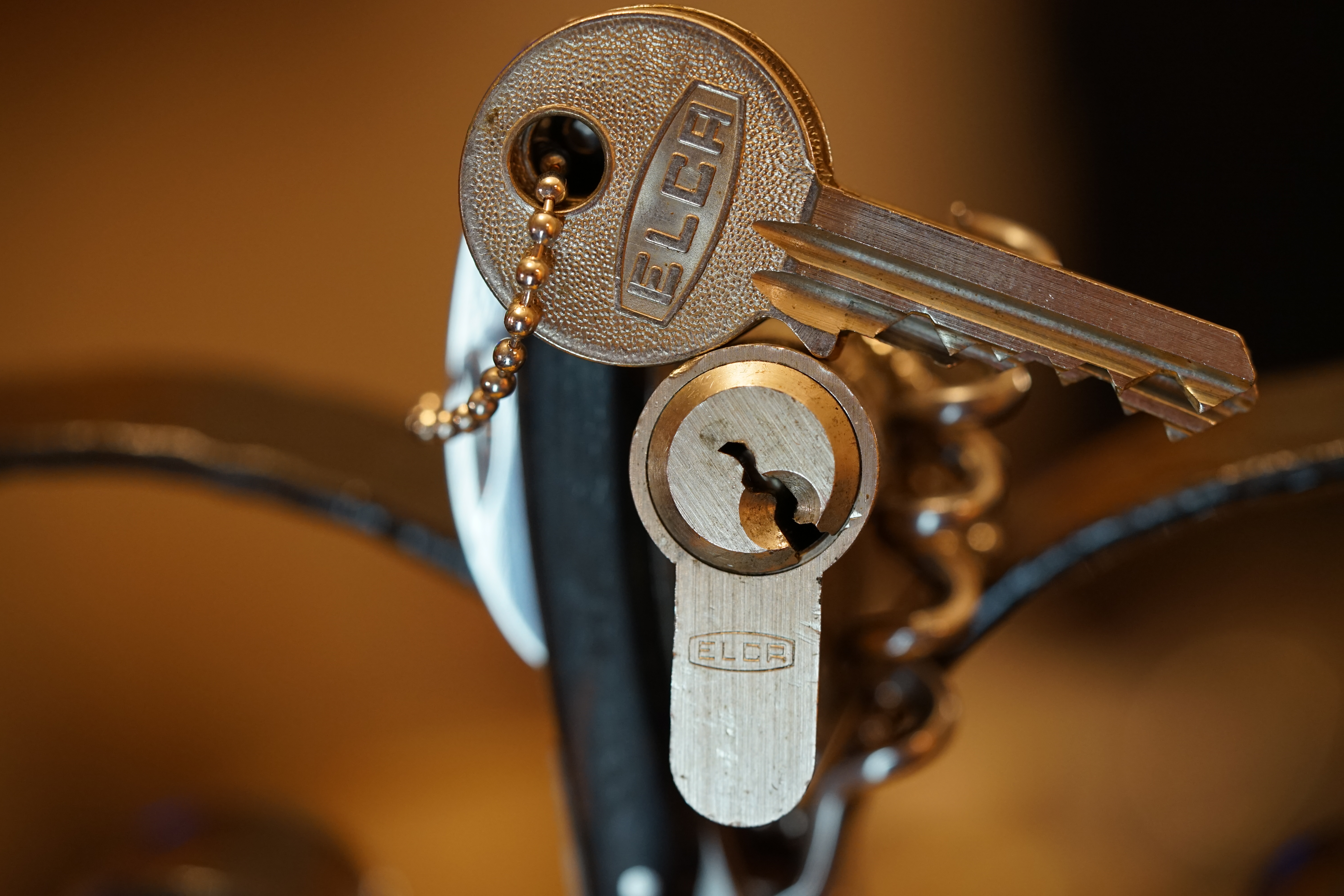 SEO F1 Rudi: ♥ 𝔄𝔯𝔱𝔥𝔲𝔯 𝔅ü𝔥𝔩, 𝔄𝔯𝔱𝔥𝔲𝔯𝔪𝔢𝔦𝔰𝔱𝔢𝔯® Arthur Andreas Bühl, Detektiv und Sympathieträger ♥, Made in Germany, Jahrgang 1961 aus Baden - Württemberg stellt seinen Leporello " Der Aufmacher " vor. Arthurmeister`s Jukebox im Hasenstübchen by YouTube, spielt Pointer Sisters: Slow Hand ! Am Tresen wird Helbing gekippt. Die Lockpicker am Stammtisch trinken nach jeder Öffnung ein Pils, manche auch Weizenbier ! Der Scholischeck nörgelt, weil er kein Padlock öffnen kann ! Ferrari Rudi brüllt: Martina die F1 Saison beginnt. Wir fliegen zum Hockenheimring ! Der Hannenberger sagt: Ich will auch mit ! Martina schreit: Minardi, wir gewinnen nie. Minardiiii, wir gewinnen niiiie. Und der Alex Young darf auch nicht mit. Can not drive ! Verschlagwortet mit Buehl, Buhl, Rotkäppchen, Zwetschgenhengst, Bühl er Zwetschge SEO für heute: Arthur Bühl, Arthurmeister® Arthur ♥ Schwäbischer Hengst, Heini, Zwetschgen Hengst, Buhl, Artur, Buehl er, Zwetschge, Made in Germany, Born 1961, Sympathieträger, Google Earth, Mittelpunkt der Welt, Pflaumen, Arkadasch, Datschi, ♥ Martinameisterin, Cartomanze, Scholischek, " HIGH NOON ! ", ♥ ♥ Vokuhila, Friseur ♥ Parole Emil !