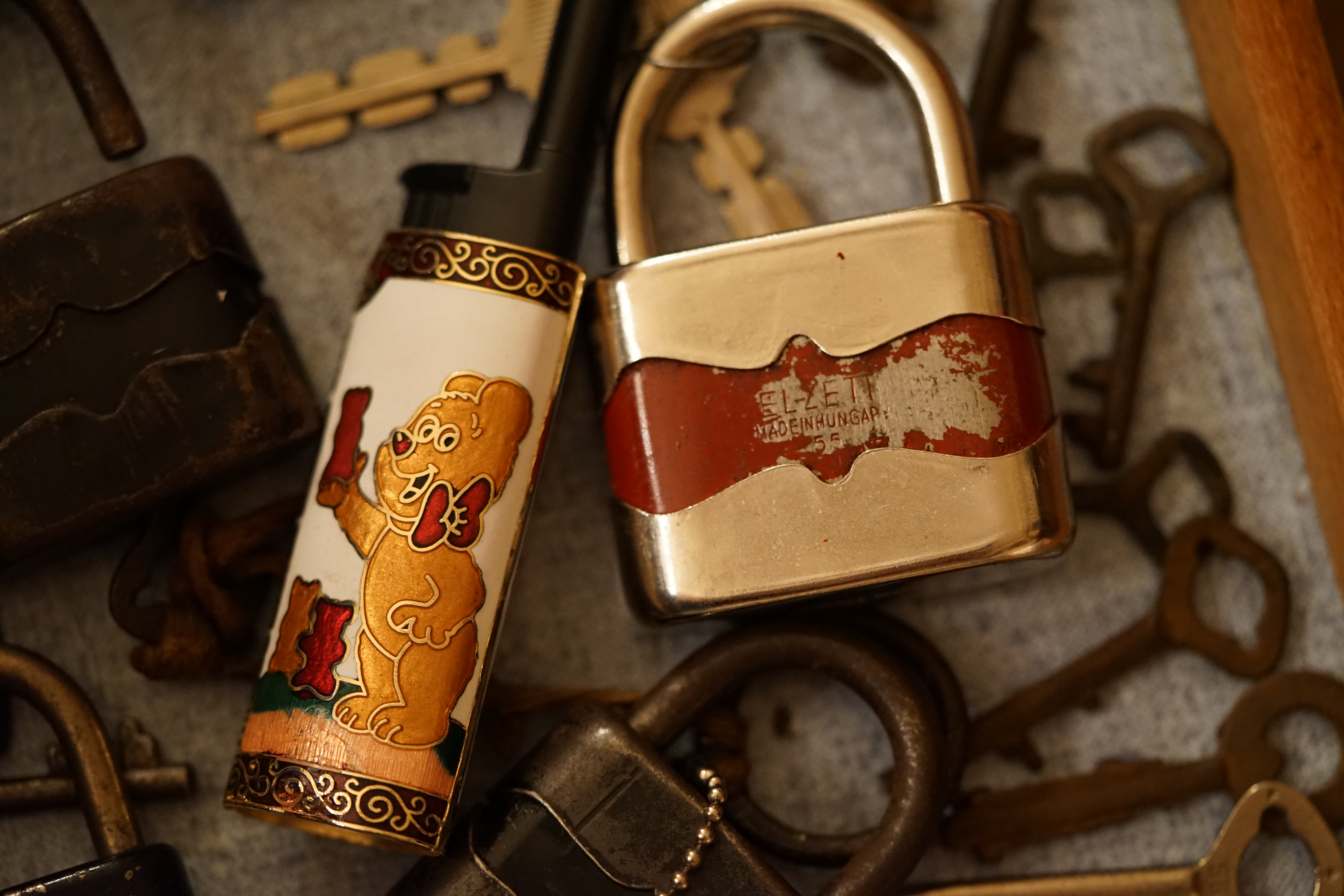 Arthur Bühl, Arthurmeister, Bühl Wappen Der Sympathieträger ist in Stuttgart, Baden - Württemberg geboren. Der Detektiv lebt in HAM. H1 Text der SEO gibt Texte aus Arthurmeister`s Leporello frei. 𝔄𝔯𝔱𝔥𝔲𝔯 𝔅ü𝔥𝔩, 𝔄𝔯𝔱𝔥𝔲𝔯𝔪𝔢𝔦𝔰𝔱𝔢𝔯 Bühl, Arthur, Jahrgang 1961, Made in Germany, Babyboomer, Detektiv or Private Investigator how Mr. Smitz from the PLAYBOY, Beverly Hills, say`s. Yes Mr. Smitz i will send you the Photo Arthurmeister`s F 1, Jacket for your LeporelloUS. to your E - Mail Mr.Smitz@Mr.Smitz.us. Ok, Mr. Smitz. Mr. Smitz do you know what Google Earth is ? Take BÜHL Arthur, only by Google Earth, you know ? have done it ? Yes Google will show you my Panel superfast. Cool, Arthurmeister, cool. Yes Mr. Smitz, this can i do for you too ! Yes with SEO. Yes, yes, i have Arkadasch erklärt, sein Erikli pasta is not so genial. Der beste Zwetschgenkuchen, you know plum tart, is from the Stadt Bühl. Not laughing in the USA. Bühl is a City like my Name. And the People in this City called it: Zwetschgendatschi ! you know. This is the world best plumcake. Yes Datschi. Yes, Stadt Bühl is near Baden - Baden, the Casino, you know ! Yes. Baden-Württemberg. You must know there is since 1927 the traditionell Zwetschgenfest. And there ist the Zwetschgenkönigin ! Mr. Smitz, my Ur Ur Ur Ur Grandfather is born in Bühl. My Great Grand Grand Mother where also born in the town Bühl. Their profession was Zwetschgenpicker. Not Lockpicker, Zwetschgen / Plum Picker. And Rüttler. Oh, really ! Yes, Yes. And since this time the name of the family Bühl from the Stadt Bühl is: Yes you know - Buehl. Yes i will give Greetings from you to Mrs. Friede Springer from the Newspaper BILD et. Yes, the Elbphilharmonie is in Betrieb. OH, Mr. Smitz, greeting´s to you from Joe Asbbery, NBA, you know. Tomorrow we will meet us in the Hasenstübchen, our Rabbit Hall. For Lockpicking und Beer. Call you. Parole Emil ! H1 Text der SEO schreibt weiter: 𝔄𝔯𝔱𝔥𝔲𝔯 𝔅ü𝔥𝔩, 𝔄𝔯𝔱𝔥𝔲𝔯𝔪𝔢𝔦𝔰𝔱𝔢𝔯® Herr Arthur Bühl, kritischer Privatdetektiv aus der Hansestadt Hamburg, bereitet sich auf ein Interview mit der BILD et vor. Bei Babsi und Gina in Fuhlsbüttel wird ihm zuvor der Vokuhila geschnitten. Herr Arthur Bühl wurde schon in der BILD et als " Herr der Schlösser " beschrieben. " Ein bisschen Ruhe bitte " schreibt Jan Freitag von der TAZ. Er erwähnt auch eine Mustertür by Wendt. Es wird darin herumgeprökelt. Selbst Arthur Bühl, der weltbeste aus dem Lockpicker Mekka Hamburg, betreibt pures Understatement, weil er sein Schloss in nur 20 Sekunden " geknackt " hat. Charles Graeber von der Wired.com beschreibt in seinem Artikel Master Lock - Pickers do bottle Arthur Bühl " The Master of the Universe ", Arthur Bühl a private Detective of Germany open locks. Bühl`s Fabio - the - Barbarian Look stands out. He wins the Dutch Open and is now Master of the Universe. The people cry: " Arthurmeister ! booms Arthurmeister ". Mark Webber Tobias, the Author of Locks, Safes, and Security, a Police Reverence, say: Arthurmeister, that ist beautyful. " Open ! " sagt Arthurmeister ", offen ist gut, schneller offen ist besser ". " Beer !" Arthurmeister booms back and a new Champion is born. Die Welt berichtet: " Die Kunst, Schlösser ohne Schlüssel zu öffnen ". Vereinsmitbegründer und Vizepräsident Arthur Bühl trägt seine Leidenschaft schon auf der Krawatte. Sie ist rot mit gelben Schlüsseln drauf. Intern wird er ehrfürchtig " Meister Arthur " gerufen. Er hat es zum siebenfachen Deutschen Meister in verschiedenen Disziplinen geschafft. Er pickt seit der Kindheit. Sein erstes Trainingsobjekt war sein Spardosenschloss - Ein klassischer Einstieg… . Die Slate berichtet über Arthur Bühl als Lockpicking Legend. Es gibt einen Artikel Tool for Picking and Decoding by Stasi, CCC, Vortrag Berlin. Amateur Hour berichtet: Arthurmeister has " The Master Touch ".