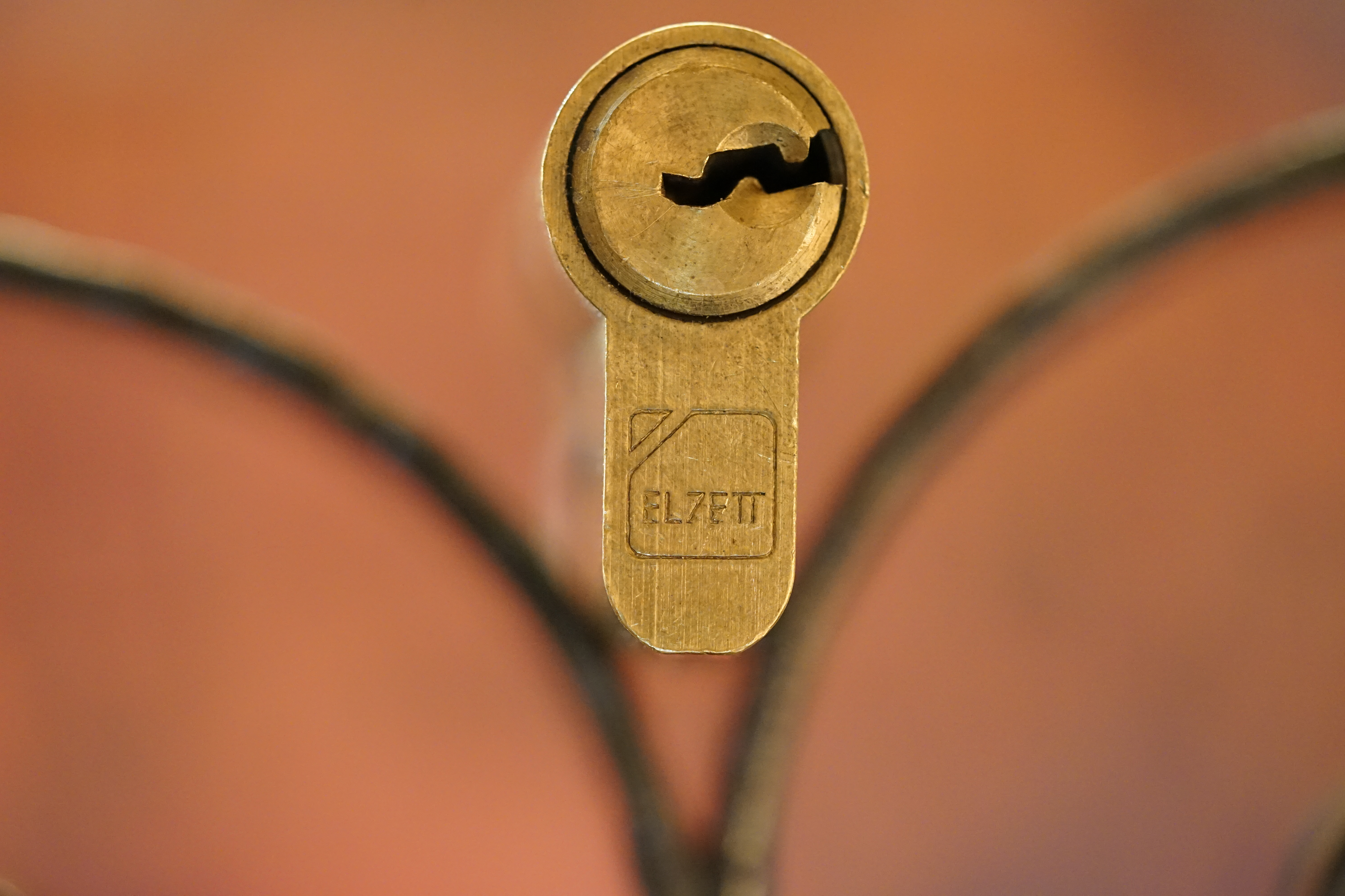 Bühl. Arthur Bühl. Der Sympathieträger ist in Stuttgart, Baden - Württemberg geboren. Der Detektiv lebt in HAM. H1 Text der SEO schreibt: 𝔄𝔯𝔱𝔥𝔲𝔯 𝔅ü𝔥𝔩, 𝔄𝔯𝔱𝔥𝔲𝔯𝔪𝔢𝔦𝔰𝔱𝔢𝔯® Bühl, Arthur, Jahrgang 1961, Made in Germany, Detektiv or Private Investigator how Mr. Smitz from the PLAYBOY, Beverly Hills, say`s. Yes Mr. Smitz i will send you the Photo Arthurmeister`s F 1, Jacket for your LeporelloUS. to your E - Mail Mr.Smitz@Mr.Smitz.us. Ok, Mr. Smitz. Mr. Smitz do you know what Google Earth is ? Take BÜHL Arthur, only by Google Earth, you know ? have done it ? Yes Google will show you my Panel superfast. Cool, Arthurmeister, cool. Yes Mr. Smitz, this can i do for you too ! Yes with SEO. Yes, yes, i have Arkadasch erklärt, sein Erikli pasta is not so genial. Der beste Zwetschgenkuchen, you know plum tart, is from the Stadt Bühl. Not laughing in the USA. Bühl is a City like my Name. And the People in this City called it: Zwetschgendatschi ! you know. This is the world best plumcake. Yes Datschi. Yes, Stadt Bühl is near Baden - Baden, the Casino, you know ! Yes. Baden-Württemberg. You must know there is since 1927 the traditionell Zwetschgenfest. And there ist the Zwetschgenkönigin ! Mr. Smitz, my Ur Ur Ur Ur Grandfather is born in Bühl. My Great Grand Grand Mother where also born in the town Bühl. Their profession was Zwetschgenpicker. Not Lockpicker, Zwetschgen / Plum Picker. And Rüttler. Oh, really ! Yes, Yes. And since this time the name of the family Bühl from the Stadt Bühl is: Yes you know - Buehl. Yes i will give Greetings from you to Mrs. Friede Springer from the Newspaper BILD et. Yes, the Elbphilharmonie is in Betrieb. OH, Mr. Smitz, greeting´s to you from Joe Asbbery, NBA, you know. Tomorrow we will meet us in the Hasenstübchen, our Rabbit Hall. For Lockpicking und Beer. Call you. Parole Emil ! In der Vitrine von Arthur Bühl, Arthurmeister® sind Schlösser, Padlocks, von HKR, ABUS, Binoxx BUGA, BKS, CES, DOM, EVVA, FEFI, Assa Abloy, Z Ikon, Kaba, Keso, ASSA, Winkhaus, Wilka, Trelock, Schmelting, Bode Panzer, Ancor Las, Drumm Geminy, Xylock, EMKA, SEA, Medeco, Mul-T-Lock, Cut away, ABUS Granit, Pfaffenhain, E*S, ESS, Nemef, BAB, Babelsberg, Stasi, Diskus, WMF, Tesa, Noch, Vachette, Cisa, Wally, Rielda, Mottura, Viro, FAI, GeGe, K + K, Fichet, Bode Panzer, Tresor, Bramah, Protector, Braun`s Patent, Walomatus, Arolds, Combination Lock, Yale, Master, American Lock, Tubular, China, Indien, Aligarh, Nepal, Thailand, Zahlenschlösser, Himmelsschlüssel und noch vieles mehr, vorhanden. Alle Schliesszylinder sind Übungsmaterial für das Lockpicking. Schlagschlüssel und so vieles mehr, sind auch dabei. Auch der Sputnik. Verschlagwortet mit: ♥ Vokuhila, Friseur ♥ Schwäbischer Hengst, Zwetschgen Heini, Bühl er, Zwetschge, Google Earth, Mittelpunkt der Welt, Martinameisterin, Cartomanze, Scholischek, " HIGH NOON ! ". ♥ Parole Emil !