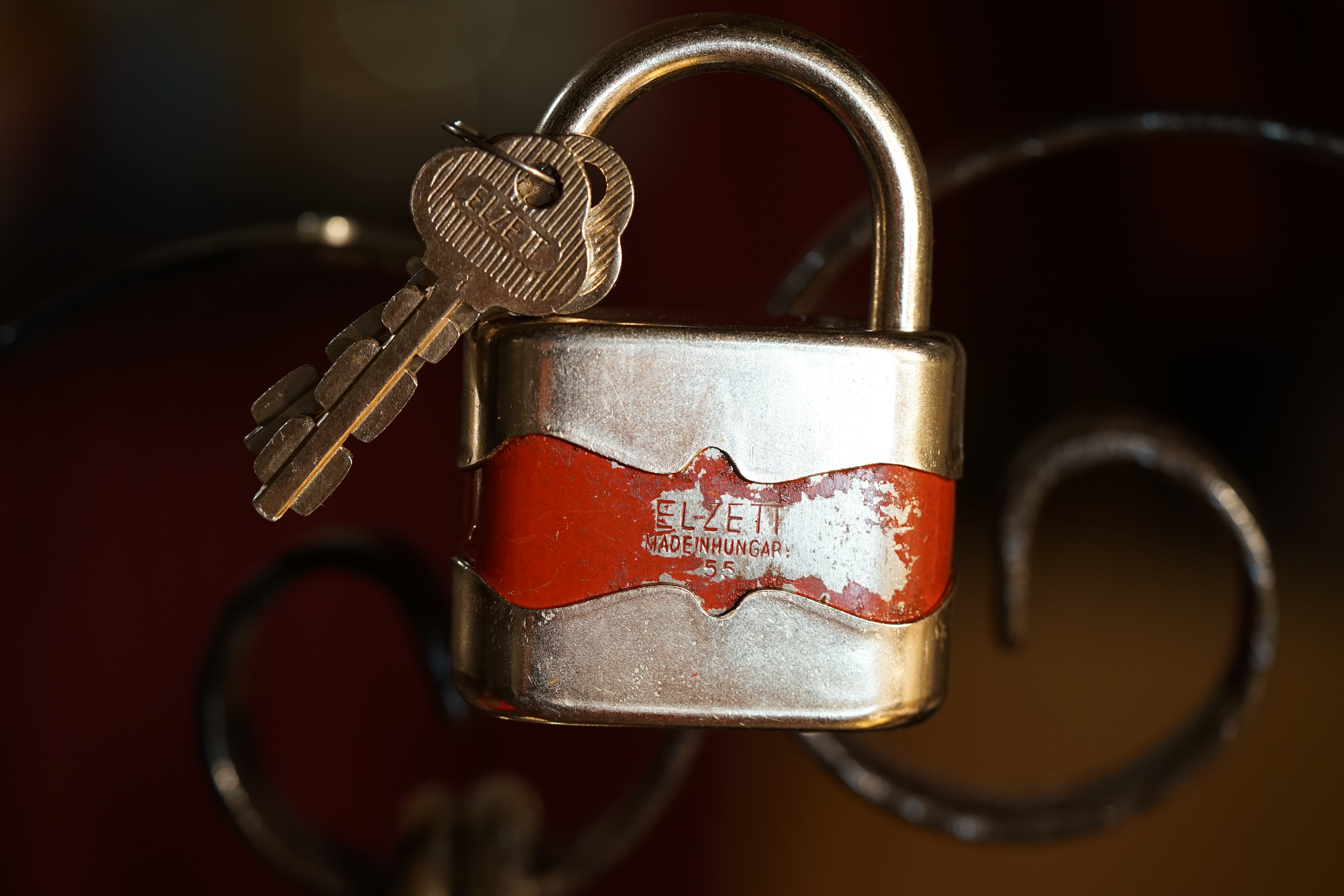 Arthur Bühl, Arthurmeister, Bühl Wappen Der Sympathieträger ist in Stuttgart, Baden - Württemberg geboren. Der Detektiv lebt in HAM. H1 Text der SEO gibt Texte aus Arthurmeister`s Leporello frei. 𝔄𝔯𝔱𝔥𝔲𝔯 𝔅ü𝔥𝔩, 𝔄𝔯𝔱𝔥𝔲𝔯𝔪𝔢𝔦𝔰𝔱𝔢𝔯 Bühl, Arthur, Jahrgang 1961, Made in Germany, Babyboomer, Detektiv or Private Investigator how Mr. Smitz from the PLAYBOY, Beverly Hills, say`s. Yes Mr. Smitz i will send you the Photo Arthurmeister`s F 1, Jacket for your LeporelloUS. to your E - Mail Mr.Smitz@Mr.Smitz.us. Ok, Mr. Smitz. Mr. Smitz do you know what Google Earth is ? Take BÜHL Arthur, only by Google Earth, you know ? have done it ? Yes Google will show you my Panel superfast. Cool, Arthurmeister, cool. Yes Mr. Smitz, this can i do for you too ! Yes with SEO. Yes, yes, i have Arkadasch erklärt, sein Erikli pasta is not so genial. Der beste Zwetschgenkuchen, you know plum tart, is from the Stadt Bühl. Not laughing in the USA. Bühl is a City like my Name. And the People in this City called it: Zwetschgendatschi ! you know. This is the world best plumcake. Yes Datschi. Yes, Stadt Bühl is near Baden - Baden, the Casino, you know ! Yes. Baden-Württemberg. You must know there is since 1927 the traditionell Zwetschgenfest. And there ist the Zwetschgenkönigin ! Mr. Smitz, my Ur Ur Ur Ur Grandfather is born in Bühl. My Great Grand Grand Mother where also born in the town Bühl. Their profession was Zwetschgenpicker. Not Lockpicker, Zwetschgen / Plum Picker. And Rüttler. Oh, really ! Yes, Yes. And since this time the name of the family Bühl from the Stadt Bühl is: Yes you know - Buehl. Yes i will give Greetings from you to Mrs. Friede Springer from the Newspaper BILD et. Yes, the Elbphilharmonie is in Betrieb. OH, Mr. Smitz, greeting´s to you from Joe Asbbery, NBA, you know. Tomorrow we will meet us in the Hasenstübchen, our Rabbit Hall. For Lockpicking und Beer. Call you. Parole Emil ! H1 Text der SEO schreibt weiter: 𝔄𝔯𝔱𝔥𝔲𝔯 𝔅ü𝔥𝔩, 𝔄𝔯𝔱𝔥𝔲𝔯𝔪𝔢𝔦𝔰𝔱𝔢𝔯® Herr Arthur Bühl, kritischer Privatdetektiv aus der Hansestadt Hamburg, bereitet sich auf ein Interview mit der BILD et vor. Bei Babsi und Gina in Fuhlsbüttel wird ihm zuvor der Vokuhila geschnitten. Herr Arthur Bühl wurde schon in der BILD et als " Herr der Schlösser " beschrieben. " Ein bisschen Ruhe bitte " schreibt Jan Freitag von der TAZ. Er erwähnt auch eine Mustertür by Wendt. Es wird darin herumgeprökelt. Selbst Arthur Bühl, der weltbeste aus dem Lockpicker Mekka Hamburg, betreibt pures Understatement, weil er sein Schloss in nur 20 Sekunden " geknackt " hat. Charles Graeber von der Wired.com beschreibt in seinem Artikel Master Lock - Pickers do bottle Arthur Bühl " The Master of the Universe ", Arthur Bühl a private Detective of Germany open locks. Bühl`s Fabio - the - Barbarian Look stands out. He wins the Dutch Open and is now Master of the Universe. The people cry: " Arthurmeister ! booms Arthurmeister ". Mark Webber Tobias, the Author of Locks, Safes, and Security, a Police Reverence, say: Arthurmeister, that ist beautyful. " Open ! " sagt Arthurmeister ", offen ist gut, schneller offen ist besser ". " Beer !" Arthurmeister booms back and a new Champion is born. Die Welt berichtet: " Die Kunst, Schlösser ohne Schlüssel zu öffnen ". Vereinsmitbegründer und Vizepräsident Arthur Bühl trägt seine Leidenschaft schon auf der Krawatte. Sie ist rot mit gelben Schlüsseln drauf. Intern wird er ehrfürchtig " Meister Arthur " gerufen. Er hat es zum siebenfachen Deutschen Meister in verschiedenen Disziplinen geschafft. Er pickt seit der Kindheit. Sein erstes Trainingsobjekt war sein Spardosenschloss - Ein klassischer Einstieg… . Die Slate berichtet über Arthur Bühl als Lockpicking Legend. Es gibt einen Artikel Tool for Picking and Decoding by Stasi, CCC, Vortrag Berlin. Amateur Hour berichtet: Arthurmeister has " The Master Touch ".