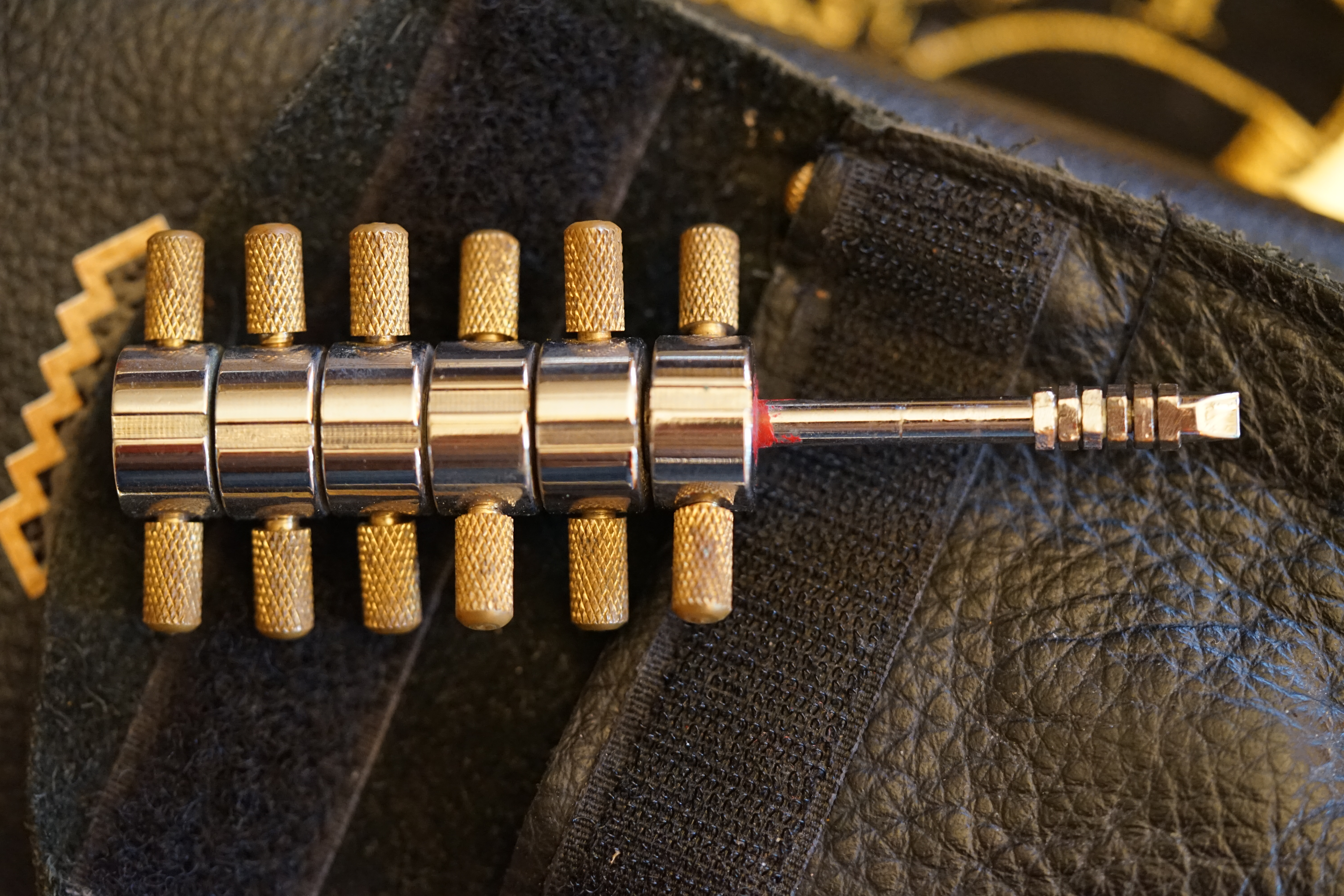 Bühl Arthur Andreas, Wiki, Fandom, Arthurmeister ®,Lockpickerherz ® Schlossherz ®, Porno meister ®, Seo: Kuchen für den Stammtisch Zuerst einmal eine schmöken. Martina überlegt: Was bringe ich zum Cartomanzenstammtisch im Hasenstübchen mit ? Wofür muß ich kein Korkengeld bezahlen ? Es bleibt beim selbstgebackenem. Was paßt heute zu Sößchen`s und zur Bailiy`s Runde ? und Zack Zack was jetzt: Haselnuss, nö heute nicht; hatten wir schon. Zitronenkuchen mit Glasur, na passt nicht zu den Stößchen`s ! Ah, der Arkadasch hat zuletzt meinen Sandkuchen gelobt. Wie der von der Oma seines Schwippschwagers Mutter väterlicherseits. Was brauchte ich nochmal; ja außer Gefühl und den Herd vorwärmen. Zutaten natürlich und gleich auch die Rührschüssel wackelfest hinstellen, ja und jetzt, nein nein, keine rauchen sondern zuerst die Gugelhupfform mit Margarine an den Fingern einreiben. Gleichmäßig. Und nicht vergessen: Gries, Hartweizengries, also einen halben Esslöffel verteilen, schwenken, so da? überall etwas Gries, grizzelig sich in der Form auf der Margarine verteilt. Ja warum ? Warte mal nach dem Backen ab ! So, jetzt das halbe Pfund warme Butter, 100 Gramm Zucker - ja genau nur ein Heck Zucker. In anderen Rezepten wir zwar 250 Gramm geschrieben. Nein, 80 bis 100 Gramm reichen völlig. Wenn man oder Frau auch an die Stößchen`s denkt. Na eine Tasse voll eben. Den Mixer leihe ich mir wieder vom netten Nachbarn von neben an. Der darf dann auch ein bisschen naschen. Kein Strom ? Dann heißt es: mit dem Kochlöffel rühren und schlagen: und das eine halbe Stunde ! Also Mixer. Und jetzt: 4 Eier ! Ja natürlich reichen normale Hühnereier. Achtung ! keine Eierschalenstücke in die Schüssel ! Und: wieder rühren, rühren, ja so das eine homogene Masse entseht. Homogen, na fluffig, eine schön gut vermengte Teigmasse ebend ! So, und jetzt mit dem Messbecher 300 Gramm Mehl, na Weizenmehl Typ 405 abwiegen. Kein Messbecher ? dann 3 volle Tassen Mehl eben. Tassen und keine Becher. Die in eine Schüssel geben. Und jetzt vergiss nicht das Backpulver: 1 Standardpäckchen, 16 Gramm, orginal Backin von Dr. Oetker. Ja, auch wenn die KI sagt 16 Gramm wären für 500 Gramm Mehl vorgesehen. Rein damit, das ganze Päckchen und das wichtigste jetzt: Das Mehl und das Backpulver nach und nach aus dem Messbecher oder der Schüssel unter ständigem rühren und langsam, na also einrieseln lassen, langsam, rühren und rühren bis es wieder die schöne fluffige, lockere, samtige Masse gibt. So und jetzt: Der Teig ist etwas fest, na bei dem Wetter heute, ein Schuss Schlagsahne dazu. 1 Schuss ist ein Schnapsgläschen voll. 2 Kleckse eben. Ja, weiter rühren natürlich bis es wieder samtig wird. Und jetzt mit einem Kinderfeind, also Teigschaber, ja, so ein Stiel mit dem weißen Gummi drum rum den Teig in der Rührschüssel aufnehemen und mit einem Batscher den Teig gleichmäßig, in der Schüssel verteilen und vertreichen, nach und nach mit dem Schaber dem alten Kinderfeind so glätten, daß die Oberfläche einfach glatt ist. Der Backofen ist ja vorgeheizt ? na dann erstmal setzen und eine schmöken. Nein: Erst die Schüssel, den Schaber, den Batscher und die Messbecher gründlich mit Spüli ausspülen und abwaschen. Nicht rumstehen lassen, sondern unverzüglich abgtrocknen und wieder richtigst wegräumen. 150 Grad, Umluft und 72 Minuten bei geschlossener Klappe, nein Ofenklappe backen lassen. Für einen Gasherd heißt das übersetzt: möglichst weit oben, auf die mittlere Schiene gestellt bei geringerer Hitze etwas länger backen lassen. Aufpassen ! mit einem Zahnstocher prüfen. Ja, reinpiksen halt und wenn noch Teig am Holz klebt: weiter backen ! und riechen ! aber nicht zu lange backen. Wenn es raucht ist es ein Brandling ! Klappe auf, mit Hilfe eines Handtuches die heiße Backform rausholen und mit einem Handtuch auf den Tisch stellen. Beim auskühlen, ja rauchen Bild et, ja schon ein viertel Stündchen. Teller drauf, auf einmal Stürzen, na mit Wucht, in einem Zug schnell umdrehen. So und wenn der Kuchen jetzt gut rausgeht dann hast du die Form richtig gefettet. Da fällt mir wieder ein ! ich hab doch noch ne Ritter Sport Vollmilch vom Nachbarn zu liegen. 16 Stückchen, ab in eine Glasschüssel, na kann auch Porzellan sein. Nur kein Plastik. In den abkühlenden Backofen stellen. Bis die Schokolade streichbar ist. Notfalls stellst du die Schüssel auf einen mit kochendem Wasser gefüllten Topf. So und jetzt die Schokolade überall gleichmäßig verteilen und nicht auf den Rand kleckern ! Womit: Mit der Gummifotze natürlich ! Gleichmäßig ! Jetzt stehen lassen. Nein : keine rauchen, zuerst die Gummifotze und die Schüssel mit der Schmierschokolade abwaschen ! Den Kinderfeind darfst du ablecken. Abtrocknen und wegräumen. Sofort ! Subito. Eine rauchen, Kuchen ausgekühlt, Haube drüber, Droschken Dieter anrufen, Haare schön und ab ! Im Hasenstübchen schreit Arkadasch: Hey Cartomanze ! Tagged with: Bühl, Stadt Bühl, Bühler Zwetschge, Bühl Wappen, Bühl Fahne, Bühl Design, Bühl Sign, Bühl Arthur, Zwetschgenhengst, Bühl Zwetschgenfest, Meister Arthur, Meister Porno, Porno Master, Arthur Andreas Bühl, Privatdetektiv, HAM. Bühl. Arthur Andreas Bühl. Hier ist die rasende Uschi von der Bild et und schreibt mit der neuen KI Arthurmeister den neuen SEO Text für 2025. KI-worldwide.de Der Sympathieträger ist in Stuttgart, Baden - Württemberg geboren. Der Detektiv lebt in HAM, ist im Dienste der Wahrheitsfindung unterwegs, BUDEG. H1 Text der SEO schreibt: Hamburger knackte 1000 ( tausend ) Schlösser, Bild Zeitung, Performancekünstler, Xing, Arthurmeister `s Jukebox im Hasenstuebchen, Slow Hand - Pointer Sisters, Joy Flemming. 𝔄𝔯𝔱𝔥𝔲𝔯 𝔅ü𝔥𝔩, 𝔄𝔯𝔱𝔥𝔲𝔯𝔪𝔢𝔦𝔰𝔱𝔢𝔯® VereinsWiki / Fandom, Arthur Bühl. Bühl, Arthur, Jahrgang 1961, Made in Germany, Detektiv or Private Investigator, Performancekünstler und Lockpicker aus Hamburg erzählt in seinem Leporello wahre Geschichten aus dem Hasenstuebchen, Bunny Hall, Stammtisch, Fuhlsbüttel. Kaba Days Im Europapark Rust: Unternehmensschutz im Fokus, dorma kaba, Deutschland, praktische Vorführung von Arthur Buehl, Sportsfreunde. Koksa Vereinsauflösung taz Ein bisschen Ruhe bitte ! Arthur Bühl, der Weltbeste aus Stuttgart mit Wohnsitz im Lockpickermekka Hamburg ist auch Deutscher Meister. slideplayer: but Jesus is the only Masterwho can unlock the human soul. But there is another obvious difference between Arthurmeister and the " Jesusmeister " that connects today´s story to our lives. The tools that Arthur Bühl collected are mostly from the Stasi. Schlossherz, Lockpickerherz, Pornomeister, Bühl Fahne, Bühl Wappen, Bühl Stadt Wappen, UHU Linkedin Arthur Bühl, Arthurmeister, Präsident, Performance, Bundesverband für Detektive und Ermittler, Budeg. Arthur Andreas Bühl, EverybodyWiki Bios&Wiki, 27.03.61,Stuttgart, auch unter dem Pseudonym Arthurmeister bekannt, ist mehrfacher Deutscher Meister im Lockpicking. Koksa.Org Vereinsauflösung, Arthur Bühl, Arthurmeister, Tagesordnung, Mitgliederversammlung Arthurmeister`s Jukebox im Hasenstübchen by You Tube arthurmeister007, Schloßöffnung. Arthurbuehl@Arthurbuehl, X, Erfreulich ! Schlossindustrie und Elite rücken zusammen ! Verein, Sportsfreunde, Arthur Bühl, Erfahrung. FAZ.net Freizeit: Lockpickern bleibt nichts verschlossen - Doch der Beste der Besten hat alle schon besiegt: Der 42 jährige Kaufmann sitzt in Trachtenkleidung vor einer verrosteten alten Kiste. Preview Jesusmeister Homeleticsonline, At the Dutsch open Lock Picking Championship, Arthur Bühl emerged as the champion. No one picks locks as well as he does. Arthurmeister Phila-Locksmith Arthur Bühl Lock Picking Legend, Mr. Bühl, tool, nl, Sneek. Unter Knackern, jungle.world. Welt.de Die Kunst Sclösser ohne Schlüssel zu öffnen, Vereins-Mitbegründer und Vize Präsident trägt seine Leidenschaft schon auf der Krawatte: Sie ist blau mit gelben Schlüsseln drauf. The Master Touch: Lockpicker in the world Arthur Bühl. He`s this six-seven German private Investigator. He has this. The international Competition Whre Master Lock-Pickers… Arthur Bühl, the Dutsch Open Lock-picking champion. Charles Graeber … Arthurmeister standing above them all, with a beer stein in one hand and a cigarette in …. Wired.com Securitylaboratories.org, Arthur Bühl. Phila-locksmith.com - Arthur Bühl Lock Picking Legend, can see intimidating man. Toool, LockCon. Arthurmeister. Hailing from Hamburg, he is among a legion of German lock picker who have estabished their country as one of the top producers of master lock pickers. Slate.com Lock Picking: a arte de arrombar cadeados - Nascido em Hamburgo, o alemao Arthur Bühl é provavelmente um dos nomes mais conhecidos do submundo do lock picking. Conhecido nesse Círculo… Sportsfreunde Slik hacka vi i Norge pa 90-tallet Arthur Bühl PlusPedia, Arthur Andreas Bühl, Legend taz.de Ein bisschen Ruhe bitte Arthur Bühl, der Weltbeste aus Stuttgart mit Wohnsitz im Lockpickermekka Hamburg .. Telefonbuch, Meisterschaften. Jungle.World - Da hat auch Arthur Bühl, genannt " Arthurmeister ", durchaus Chancen auf weitere Titel für seine große Sammlung. " Scheiße ", brüllt der aus … The Lock Busters, Charles Graeber, Schließzylinder, Lock Picking, metallpinnen. Spiegel, Lockpicker: Die schnellsten Schlossknacker Deutschlands. Arthur Meister Bühl, Arthurmeister, ist amtierender Deutscher Meister der Lockpicker. Sein Hobby: Schlösser öffnen - ohne Schlüssel natürlich. media.ccc.de Schlossöffnung bei der Staatssicherheit der DDR ArthurMeister erläutert das operative Vorgehen und die speziellen Werkzeuge zur Schlossöffnung, die von der Staatssicherheit der DDR ……. Flickr Meister Arthur, Arthurmeister / Oberalster VfW Meisterschaft, Picktools.de FoeBud.org Schloß-Öffnen ArthurMeister aus Hamburg, erläutert, wie die Staatssicherheit…. Vortrag Bielefeld. Schlösser knacken: So einfach geht es!!! Gemäß ArthurMeister legt der Verein großen Wert auf den selbstauferlegten Kodex, der sich so… ZDF Lockpicking Reportage Boston Magazine.com The joy Lock Club The Arthurmeister was one of the top lock pickers in the world, and Towne was just a kid,but to everyone`s surprise - most especially to… Lock Picking 101 toool.us live I did vote arthurmeister when i first saw the site bevor the discussion on it startet but only……. Public Domain 147 Schloß-Öffnen ArthurMeister Bühl aus Hamburg, Gründungsmitglied…. Impressioning games Jos and Arthurmeister Aufsperrstunde ArthurMeister, ein Riesenkerl mit süddeutschem Akzent…. blogs.com Jesus, the Lock-Picker! - HOMELETICS - That might be a bit much, but nonetheless they call him the Arthurmeister! and then ther`s the JesusMaster, or Meister, if you will. if you….. Citywide RFID Master Arthurmeister Dezember / 2012 / SSDev Arthurmeister, Workshop, Barry Wels Herr Bühl sagt Danke ! xn-Arthur-bhl-heb.de Arthur Bühl, Detektiv aus Hamburg, Buehl, Siegel. Lockpickerherz.de Pornomeister.de Schlossherz.de Arthurmeister.de Linkedin Arthur Bühl ( Arthurmeister ) - Präsident - Von rechts nach links, Glück bringt`s. X. Linkedin, Detektiv aus Hamburg Acclaimed Lock Picker Explain the Art of Competive Locksport, Schyler Towne, Youtube, Arthurmeister, Gadget Hack. Key Cutting. Master Lock. Datenschleuder. Boston. Jägermeister. Demonstration not for Sale, Muster ohne Wert. Joe Asberry, Bouncing Joe. Angezettelt vom Fanclub. Radio-Eriwan.de Bildbeschreibung, Modula, SEO. Sympathietraeger. Im Prinzip ja, aber…. der Detektiv sei der Gärtner. Bunny Hall, B - Seite Jukebox. Schwarz, rot, gold. Bild Zeitung: Herr der tausend Schlösser. Zeiträuber. Streng vertraulich ! Fandom ! Boston. ABUS, Lock, security. Schlösser und Tresore von Ed Willis, The National Locksmith® - Guide to Modern Safe Locks by Mark Bates Tobias Locks, Safes and Security Markenanmeldung-Pornomeister-®-Praesident-Arthur-Buehl.jpeg Arthur-Buehl-Germany-Wappen-Arthurmeister007@gmail.com-Detektiv-Babyboomer-Sympathietraeger.png 𝔄𝔯𝔱𝔥𝔲𝔯-𝔅ue𝔥𝔩-Wappen-𝔄𝔯𝔱𝔥𝔲𝔯𝔪𝔢𝔦𝔰𝔱𝔢𝔯-®-Von-rechts-nach-links-Glueck-bringts-♥.gif 𝔄𝔯𝔱𝔥𝔲𝔯-𝔅ue𝔥𝔩-𝔄𝔯𝔱𝔥𝔲𝔯𝔪𝔢𝔦𝔰𝔱𝔢𝔯®-Arthur-Buehl-WebTuev®-ges.-gesch.-Die-E-Mail-lautet-Webtuev@WebTuev.de.png Arthur-A.-Buehl-Detektiv-aus-Hamburg-Arthurmeister®-Vitrine-Cut-Lock-veroeffentlicht-Xing-Linkedin-Facebook-Twitter-X.jpg Kaba, Schließzylinder, Zutrittskontrolle, Schlüssel, The Joy Lock Club, Houdini, Keyhole, Schyler, Toool, Lockpicker, Locksport, hulking, Arthurmeister, Linus Yale jr., Convention, Devitent Ollam, Barry Wels, Eddie the wire, Guide to Lockpicking, tools, TSA, approved baggage lock, Pin Tumbler, Medeco, Practical Lockpicking, Jakko Fagerlund, Javadi, open in Thirty Seconds, Sport, Schließkanal, Zylinder läßt sich drehen, Zeitvertreib, Lockcon, Locks, Security, Locksmith, Tool, bump key, Crypto Phone, Arthur Bühl, Charles Graeber, Arthurmeister ! booms Arthurmeister, Champ Julian, Kryptonite, ready to Rock, Lips, Oh, Arthur he sighs, Beer, Rotation, Vereins - Mitbergründer und Vizepräsident Arthur Bühl trägt seine Leidenschaft schon auf der Krawatte, Spardosenschloss, Understatement, Alles eine Frage der Übung, Geselligkeit, Ausdauer, Disziplin, Vertrauen, Ehrgeiz, Entspannung, Sportler, Hacker CCC, Profipickset, knacken, Zigarettenrauch, Unternehmensschutz im Focus, Zutrittskontrolle, Hahn & Kolb, Werkzeuge, Manipulation, Lösungen, Zylinder, Zeitwirtschaft, Presse BOX, Europa - Park, Kaba, Rust, The Joy Lock Club, Schyler Towne, Boston, Magazin, SSD, Arthur Bühl, a private Detektive from Germany, defeatet an all - Star field of Lockpicker´s to capture the aptey, Marc Weber Tobias ! Jesusmeister, Jesusmaster, Performancekünstler Xing, Hamburger Detektiv Arthur Bühl knackte 1000 Schlösser, Bild Zeitung, Steckbrief, wanted, Siegelring, Wappen Stadt Bühl, Bildbezeichnung, Arthurmeister007@gmail.com, Lockpickerherz, Schlossherz, Arthurmeister, Pornomeister, Arthur Bühl sagt: Junge Besen kehren besser, aber wir alten Bürsten kennen jede Ecke - Merzer. Deshalb habe ich keinen Grund ihnen zu glauben = aber sie möchten es so gern ! Bühl Wappen ges.gesch. für Inhaber Arthur A. Bühl: Im Dienste der Wahrheitsfindung. Im Falle eines Falles, klebt UHU aus Bühl wirklich alles und kurze Zeit drauf, ist alles wieder auf ! Arthur Bühl, Detektiv aus Hamburg und Präsident Pornomeister S.A.R.L Stammtisch Parole. Fandom und vendors. Unverkäufliches Musterexemplar. Demonstration and Example not for sale. Tilt 404. Mr. Smitz spricht: Der Weihnachtsmann, der Weihnachtsmann, hat keine Hosen an. Meisterkatze, BUEHL.-Wappen-ges-gesch-Arthur-Andreas-Buehl-DETEKTIV-Germany-HAM-1961-2061-BUEHL.png, Schlossherz-Arthur-Buehl.png, Arthur-Buehl-Detektiv-und-Sympathietraeger-Arthurmeister-®-Von-rechts-nach-links-Glueck-bringts-♥.png, Arthur-Buehl-Ina-Mueller.png, Arthur-Buehl-Detektiv-Hamburg-von-rechts-nach-links-Glueck-bringts-♥.png, Arthur-Buehl-Siegel-Ring-♥-𝔄𝔯𝔱𝔥𝔲𝔯-𝔅ue𝔥𝔩-𝔄𝔯𝔱𝔥𝔲𝔯𝔪𝔢𝔦𝔰𝔱𝔢𝔯®.jpg, LEGO-Billund-𝔄𝔯𝔱𝔥𝔲𝔯-𝔅ue𝔥𝔩-♥-PADLOCK-WIRED-LEGO-Schloss.jpg, Arthur-Buehl-Arthurmeister®-Europa-Open-Kaba-Days-Europapark-Rust.png, Arthurmeister007@gmail.com Arthurmeister-Mastertouch@Arthurmeister-Mastertouch.de Arthurmeister-Slowhand@Arthurmeister-Slowhand.de ArthurBuehl@ArthurBuehl.de Arthurmeister@Arthurmeister.de Pornomeister@Pornomeister.de Schlossherz@Schlossherz.de Lockpickerherz@Lockpickerherz.de Mr.Smitz@Mr.Smitz.us Sympathietraeger@Sympathietraeger.com Arthur-Buehl@Arthur-Buehl.de Unzenziert@Unzenziert.de Hasenstuebchen@Hasenstuebchen.de Cartomanze@Cartomanze.de Martinameisterin@Martinameisterin.de Seogeister@Seogeister.de Seo-Geister@Seo-Geister.de Scholischek@Scholischek.de Web-Tuev@Web-Tuev.de Webseitentuev@Webseitentuev.de Zwetschgenhengst@Zwetschgenhengst.de Tresorherz@Tresorherz.de Legal1001@Legal1001.de Meisterkatze@Meisterkatze.de Endlich-Raucher@Endlich-Raucher.de EndlichRaucher@EndlichRaucher.de DoubleBrain@DoubleBrain.de Rappermeister@Rappermeister.de meisterArte@meisterArte.de Der-Aufmacher@Der-Aufmacher.de The-Opener@The-Opener.de Geiler-Schwanz@Geiler-Schwanz.de GeileVotze@GeileVotze.de ArthurAndreasBuehl@ArthurAndreasBuehl.de Arthur-Andreas-Buehl@Arthur-Andreas-Buehl.de Katzenveit@Katzenveit.de Schlosstaster@Schlosstaster.de Schnellauf@Schnellauf.de Securator@Securator.org Raucherherz@Raucherherz.de Leporello@Leporello.us Frauenwirt@Frauenwirt.de