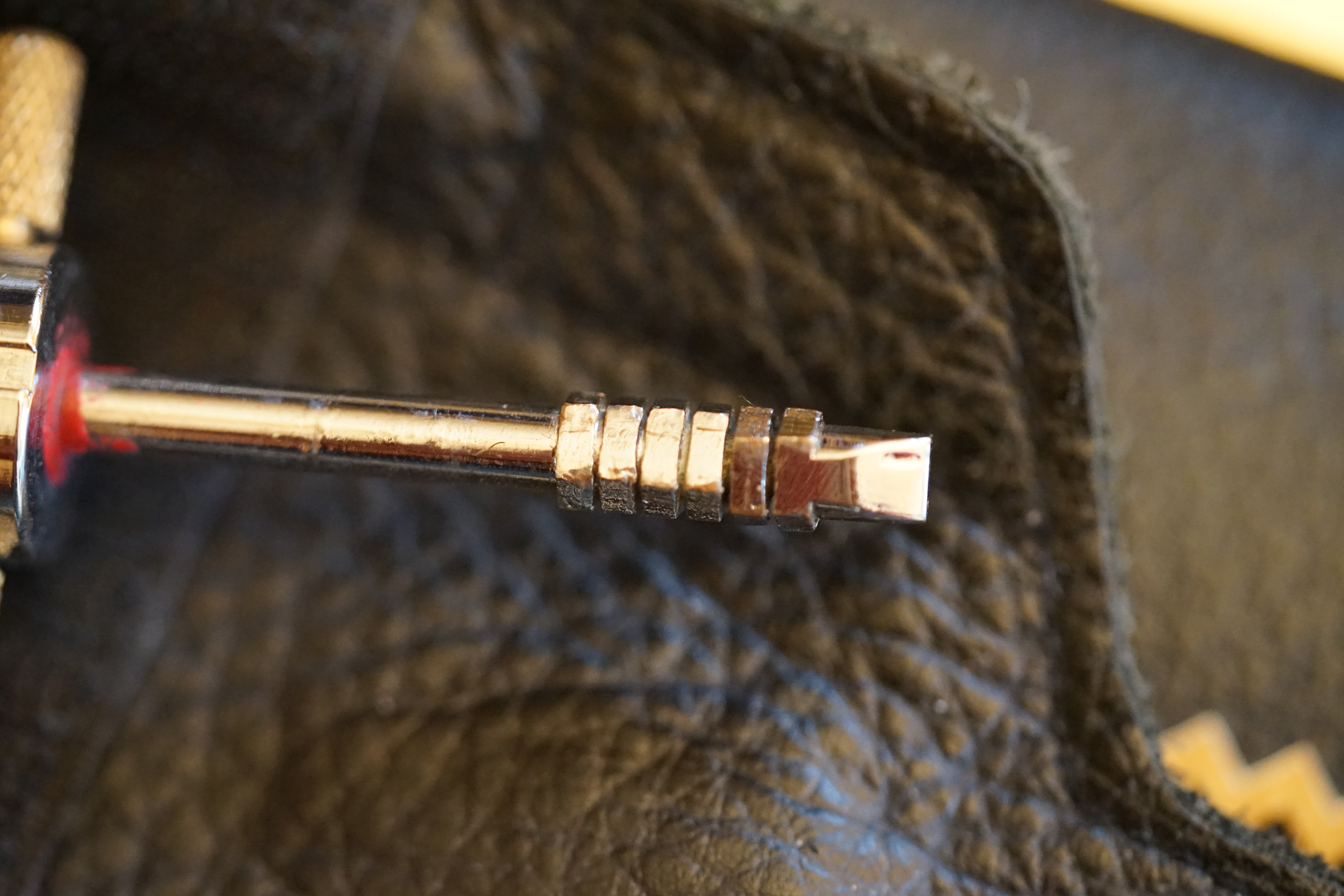 Bühl Arthur Andreas, Wiki, Fandom, Arthurmeister ®,Lockpickerherz ® Schlossherz ®, Porno meister ®, Seo: Kuchen für den Stammtisch Zuerst einmal eine schmöken. Martina überlegt: Was bringe ich zum Cartomanzenstammtisch im Hasenstübchen mit ? Wofür muß ich kein Korkengeld bezahlen ? Es bleibt beim selbstgebackenem. Was paßt heute zu Sößchen`s und zur Bailiy`s Runde ? und Zack Zack was jetzt: Haselnuss, nö heute nicht; hatten wir schon. Zitronenkuchen mit Glasur, na passt nicht zu den Stößchen`s ! Ah, der Arkadasch hat zuletzt meinen Sandkuchen gelobt. Wie der von der Oma seines Schwippschwagers Mutter väterlicherseits. Was brauchte ich nochmal; ja außer Gefühl und den Herd vorwärmen. Zutaten natürlich und gleich auch die Rührschüssel wackelfest hinstellen, ja und jetzt, nein nein, keine rauchen sondern zuerst die Gugelhupfform mit Margarine an den Fingern einreiben. Gleichmäßig. Und nicht vergessen: Gries, Hartweizengries, also einen halben Esslöffel verteilen, schwenken, so da? überall etwas Gries, grizzelig sich in der Form auf der Margarine verteilt. Ja warum ? Warte mal nach dem Backen ab ! So, jetzt das halbe Pfund warme Butter, 100 Gramm Zucker - ja genau nur ein Heck Zucker. In anderen Rezepten wir zwar 250 Gramm geschrieben. Nein, 80 bis 100 Gramm reichen völlig. Wenn man oder Frau auch an die Stößchen`s denkt. Na eine Tasse voll eben. Den Mixer leihe ich mir wieder vom netten Nachbarn von neben an. Der darf dann auch ein bisschen naschen. Kein Strom ? Dann heißt es: mit dem Kochlöffel rühren und schlagen: und das eine halbe Stunde ! Also Mixer. Und jetzt: 4 Eier ! Ja natürlich reichen normale Hühnereier. Achtung ! keine Eierschalenstücke in die Schüssel ! Und: wieder rühren, rühren, ja so das eine homogene Masse entseht. Homogen, na fluffig, eine schön gut vermengte Teigmasse ebend ! So, und jetzt mit dem Messbecher 300 Gramm Mehl, na Weizenmehl Typ 405 abwiegen. Kein Messbecher ? dann 3 volle Tassen Mehl eben. Tassen und keine Becher. Die in eine Schüssel geben. Und jetzt vergiss nicht das Backpulver: 1 Standardpäckchen, 16 Gramm, orginal Backin von Dr. Oetker. Ja, auch wenn die KI sagt 16 Gramm wären für 500 Gramm Mehl vorgesehen. Rein damit, das ganze Päckchen und das wichtigste jetzt: Das Mehl und das Backpulver nach und nach aus dem Messbecher oder der Schüssel unter ständigem rühren und langsam, na also einrieseln lassen, langsam, rühren und rühren bis es wieder die schöne fluffige, lockere, samtige Masse gibt. So und jetzt: Der Teig ist etwas fest, na bei dem Wetter heute, ein Schuss Schlagsahne dazu. 1 Schuss ist ein Schnapsgläschen voll. 2 Kleckse eben. Ja, weiter rühren natürlich bis es wieder samtig wird. Und jetzt mit einem Kinderfeind, also Teigschaber, ja, so ein Stiel mit dem weißen Gummi drum rum den Teig in der Rührschüssel aufnehemen und mit einem Batscher den Teig gleichmäßig, in der Schüssel verteilen und vertreichen, nach und nach mit dem Schaber dem alten Kinderfeind so glätten, daß die Oberfläche einfach glatt ist. Der Backofen ist ja vorgeheizt ? na dann erstmal setzen und eine schmöken. Nein: Erst die Schüssel, den Schaber, den Batscher und die Messbecher gründlich mit Spüli ausspülen und abwaschen. Nicht rumstehen lassen, sondern unverzüglich abgtrocknen und wieder richtigst wegräumen. 150 Grad, Umluft und 72 Minuten bei geschlossener Klappe, nein Ofenklappe backen lassen. Für einen Gasherd heißt das übersetzt: möglichst weit oben, auf die mittlere Schiene gestellt bei geringerer Hitze etwas länger backen lassen. Aufpassen ! mit einem Zahnstocher prüfen. Ja, reinpiksen halt und wenn noch Teig am Holz klebt: weiter backen ! und riechen ! aber nicht zu lange backen. Wenn es raucht ist es ein Brandling ! Klappe auf, mit Hilfe eines Handtuches die heiße Backform rausholen und mit einem Handtuch auf den Tisch stellen. Beim auskühlen, ja rauchen Bild et, ja schon ein viertel Stündchen. Teller drauf, auf einmal Stürzen, na mit Wucht, in einem Zug schnell umdrehen. So und wenn der Kuchen jetzt gut rausgeht dann hast du die Form richtig gefettet. Da fällt mir wieder ein ! ich hab doch noch ne Ritter Sport Vollmilch vom Nachbarn zu liegen. 16 Stückchen, ab in eine Glasschüssel, na kann auch Porzellan sein. Nur kein Plastik. In den abkühlenden Backofen stellen. Bis die Schokolade streichbar ist. Notfalls stellst du die Schüssel auf einen mit kochendem Wasser gefüllten Topf. So und jetzt die Schokolade überall gleichmäßig verteilen und nicht auf den Rand kleckern ! Womit: Mit der Gummifotze natürlich ! Gleichmäßig ! Jetzt stehen lassen. Nein : keine rauchen, zuerst die Gummifotze und die Schüssel mit der Schmierschokolade abwaschen ! Den Kinderfeind darfst du ablecken. Abtrocknen und wegräumen. Sofort ! Subito. Eine rauchen, Kuchen ausgekühlt, Haube drüber, Droschken Dieter anrufen, Haare schön und ab ! Im Hasenstübchen schreit Arkadasch: Hey Cartomanze ! Tagged with: Bühl, Stadt Bühl, Bühler Zwetschge, Bühl Wappen, Bühl Fahne, Bühl Design, Bühl Sign, Bühl Arthur, Zwetschgenhengst, Bühl Zwetschgenfest, Meister Arthur, Meister Porno, Porno Master, Arthur Andreas Bühl, Privatdetektiv, HAM. Bühl. Arthur Andreas Bühl. Hier ist die rasende Uschi von der Bild et und schreibt mit der neuen KI Arthurmeister den neuen SEO Text für 2025. KI-worldwide.de Der Sympathieträger ist in Stuttgart, Baden - Württemberg geboren. Der Detektiv lebt in HAM, ist im Dienste der Wahrheitsfindung unterwegs, BUDEG. H1 Text der SEO schreibt: Hamburger knackte 1000 ( tausend ) Schlösser, Bild Zeitung, Performancekünstler, Xing, Arthurmeister `s Jukebox im Hasenstuebchen, Slow Hand - Pointer Sisters, Joy Flemming. 𝔄𝔯𝔱𝔥𝔲𝔯 𝔅ü𝔥𝔩, 𝔄𝔯𝔱𝔥𝔲𝔯𝔪𝔢𝔦𝔰𝔱𝔢𝔯® VereinsWiki / Fandom, Arthur Bühl. Bühl, Arthur, Jahrgang 1961, Made in Germany, Detektiv or Private Investigator, Performancekünstler und Lockpicker aus Hamburg erzählt in seinem Leporello wahre Geschichten aus dem Hasenstuebchen, Bunny Hall, Stammtisch, Fuhlsbüttel. Kaba Days Im Europapark Rust: Unternehmensschutz im Fokus, dorma kaba, Deutschland, praktische Vorführung von Arthur Buehl, Sportsfreunde. Koksa Vereinsauflösung taz Ein bisschen Ruhe bitte ! Arthur Bühl, der Weltbeste aus Stuttgart mit Wohnsitz im Lockpickermekka Hamburg ist auch Deutscher Meister. slideplayer: but Jesus is the only Masterwho can unlock the human soul. But there is another obvious difference between Arthurmeister and the " Jesusmeister " that connects today´s story to our lives. The tools that Arthur Bühl collected are mostly from the Stasi. Schlossherz, Lockpickerherz, Pornomeister, Bühl Fahne, Bühl Wappen, Bühl Stadt Wappen, UHU Linkedin Arthur Bühl, Arthurmeister, Präsident, Performance, Bundesverband für Detektive und Ermittler, Budeg. Arthur Andreas Bühl, EverybodyWiki Bios&Wiki, 27.03.61,Stuttgart, auch unter dem Pseudonym Arthurmeister bekannt, ist mehrfacher Deutscher Meister im Lockpicking. Koksa.Org Vereinsauflösung, Arthur Bühl, Arthurmeister, Tagesordnung, Mitgliederversammlung Arthurmeister`s Jukebox im Hasenstübchen by You Tube arthurmeister007, Schloßöffnung. Arthurbuehl@Arthurbuehl, X, Erfreulich ! Schlossindustrie und Elite rücken zusammen ! Verein, Sportsfreunde, Arthur Bühl, Erfahrung. FAZ.net Freizeit: Lockpickern bleibt nichts verschlossen - Doch der Beste der Besten hat alle schon besiegt: Der 42 jährige Kaufmann sitzt in Trachtenkleidung vor einer verrosteten alten Kiste. Preview Jesusmeister Homeleticsonline, At the Dutsch open Lock Picking Championship, Arthur Bühl emerged as the champion. No one picks locks as well as he does. Arthurmeister Phila-Locksmith Arthur Bühl Lock Picking Legend, Mr. Bühl, tool, nl, Sneek. Unter Knackern, jungle.world. Welt.de Die Kunst Sclösser ohne Schlüssel zu öffnen, Vereins-Mitbegründer und Vize Präsident trägt seine Leidenschaft schon auf der Krawatte: Sie ist blau mit gelben Schlüsseln drauf. The Master Touch: Lockpicker in the world Arthur Bühl. He`s this six-seven German private Investigator. He has this. The international Competition Whre Master Lock-Pickers… Arthur Bühl, the Dutsch Open Lock-picking champion. Charles Graeber … Arthurmeister standing above them all, with a beer stein in one hand and a cigarette in …. Wired.com Securitylaboratories.org, Arthur Bühl. Phila-locksmith.com - Arthur Bühl Lock Picking Legend, can see intimidating man. Toool, LockCon. Arthurmeister. Hailing from Hamburg, he is among a legion of German lock picker who have estabished their country as one of the top producers of master lock pickers. Slate.com Lock Picking: a arte de arrombar cadeados - Nascido em Hamburgo, o alemao Arthur Bühl é provavelmente um dos nomes mais conhecidos do submundo do lock picking. Conhecido nesse Círculo… Sportsfreunde Slik hacka vi i Norge pa 90-tallet Arthur Bühl PlusPedia, Arthur Andreas Bühl, Legend taz.de Ein bisschen Ruhe bitte Arthur Bühl, der Weltbeste aus Stuttgart mit Wohnsitz im Lockpickermekka Hamburg .. Telefonbuch, Meisterschaften. Jungle.World - Da hat auch Arthur Bühl, genannt " Arthurmeister ", durchaus Chancen auf weitere Titel für seine große Sammlung. " Scheiße ", brüllt der aus … The Lock Busters, Charles Graeber, Schließzylinder, Lock Picking, metallpinnen. Spiegel, Lockpicker: Die schnellsten Schlossknacker Deutschlands. Arthur Meister Bühl, Arthurmeister, ist amtierender Deutscher Meister der Lockpicker. Sein Hobby: Schlösser öffnen - ohne Schlüssel natürlich. media.ccc.de Schlossöffnung bei der Staatssicherheit der DDR ArthurMeister erläutert das operative Vorgehen und die speziellen Werkzeuge zur Schlossöffnung, die von der Staatssicherheit der DDR ……. Flickr Meister Arthur, Arthurmeister / Oberalster VfW Meisterschaft, Picktools.de FoeBud.org Schloß-Öffnen ArthurMeister aus Hamburg, erläutert, wie die Staatssicherheit…. Vortrag Bielefeld. Schlösser knacken: So einfach geht es!!! Gemäß ArthurMeister legt der Verein großen Wert auf den selbstauferlegten Kodex, der sich so… ZDF Lockpicking Reportage Boston Magazine.com The joy Lock Club The Arthurmeister was one of the top lock pickers in the world, and Towne was just a kid,but to everyone`s surprise - most especially to… Lock Picking 101 toool.us live I did vote arthurmeister when i first saw the site bevor the discussion on it startet but only……. Public Domain 147 Schloß-Öffnen ArthurMeister Bühl aus Hamburg, Gründungsmitglied…. Impressioning games Jos and Arthurmeister Aufsperrstunde ArthurMeister, ein Riesenkerl mit süddeutschem Akzent…. blogs.com Jesus, the Lock-Picker! - HOMELETICS - That might be a bit much, but nonetheless they call him the Arthurmeister! and then ther`s the JesusMaster, or Meister, if you will. if you….. Citywide RFID Master Arthurmeister Dezember / 2012 / SSDev Arthurmeister, Workshop, Barry Wels Herr Bühl sagt Danke ! xn-Arthur-bhl-heb.de Arthur Bühl, Detektiv aus Hamburg, Buehl, Siegel. Lockpickerherz.de Pornomeister.de Schlossherz.de Arthurmeister.de Linkedin Arthur Bühl ( Arthurmeister ) - Präsident - Von rechts nach links, Glück bringt`s. X. Linkedin, Detektiv aus Hamburg Acclaimed Lock Picker Explain the Art of Competive Locksport, Schyler Towne, Youtube, Arthurmeister, Gadget Hack. Key Cutting. Master Lock. Datenschleuder. Boston. Jägermeister. Demonstration not for Sale, Muster ohne Wert. Joe Asberry, Bouncing Joe. Angezettelt vom Fanclub. Radio-Eriwan.de Bildbeschreibung, Modula, SEO. Sympathietraeger. Im Prinzip ja, aber…. der Detektiv sei der Gärtner. Bunny Hall, B - Seite Jukebox. Schwarz, rot, gold. Bild Zeitung: Herr der tausend Schlösser. Zeiträuber. Streng vertraulich ! Fandom ! Boston. ABUS, Lock, security. Schlösser und Tresore von Ed Willis, The National Locksmith® - Guide to Modern Safe Locks by Mark Bates Tobias Locks, Safes and Security Markenanmeldung-Pornomeister-®-Praesident-Arthur-Buehl.jpeg Arthur-Buehl-Germany-Wappen-Arthurmeister007@gmail.com-Detektiv-Babyboomer-Sympathietraeger.png 𝔄𝔯𝔱𝔥𝔲𝔯-𝔅ue𝔥𝔩-Wappen-𝔄𝔯𝔱𝔥𝔲𝔯𝔪𝔢𝔦𝔰𝔱𝔢𝔯-®-Von-rechts-nach-links-Glueck-bringts-♥.gif 𝔄𝔯𝔱𝔥𝔲𝔯-𝔅ue𝔥𝔩-𝔄𝔯𝔱𝔥𝔲𝔯𝔪𝔢𝔦𝔰𝔱𝔢𝔯®-Arthur-Buehl-WebTuev®-ges.-gesch.-Die-E-Mail-lautet-Webtuev@WebTuev.de.png Arthur-A.-Buehl-Detektiv-aus-Hamburg-Arthurmeister®-Vitrine-Cut-Lock-veroeffentlicht-Xing-Linkedin-Facebook-Twitter-X.jpg Kaba, Schließzylinder, Zutrittskontrolle, Schlüssel, The Joy Lock Club, Houdini, Keyhole, Schyler, Toool, Lockpicker, Locksport, hulking, Arthurmeister, Linus Yale jr., Convention, Devitent Ollam, Barry Wels, Eddie the wire, Guide to Lockpicking, tools, TSA, approved baggage lock, Pin Tumbler, Medeco, Practical Lockpicking, Jakko Fagerlund, Javadi, open in Thirty Seconds, Sport, Schließkanal, Zylinder läßt sich drehen, Zeitvertreib, Lockcon, Locks, Security, Locksmith, Tool, bump key, Crypto Phone, Arthur Bühl, Charles Graeber, Arthurmeister ! booms Arthurmeister, Champ Julian, Kryptonite, ready to Rock, Lips, Oh, Arthur he sighs, Beer, Rotation, Vereins - Mitbergründer und Vizepräsident Arthur Bühl trägt seine Leidenschaft schon auf der Krawatte, Spardosenschloss, Understatement, Alles eine Frage der Übung, Geselligkeit, Ausdauer, Disziplin, Vertrauen, Ehrgeiz, Entspannung, Sportler, Hacker CCC, Profipickset, knacken, Zigarettenrauch, Unternehmensschutz im Focus, Zutrittskontrolle, Hahn & Kolb, Werkzeuge, Manipulation, Lösungen, Zylinder, Zeitwirtschaft, Presse BOX, Europa - Park, Kaba, Rust, The Joy Lock Club, Schyler Towne, Boston, Magazin, SSD, Arthur Bühl, a private Detektive from Germany, defeatet an all - Star field of Lockpicker´s to capture the aptey, Marc Weber Tobias ! Jesusmeister, Jesusmaster, Performancekünstler Xing, Hamburger Detektiv Arthur Bühl knackte 1000 Schlösser, Bild Zeitung, Steckbrief, wanted, Siegelring, Wappen Stadt Bühl, Bildbezeichnung, Arthurmeister007@gmail.com, Lockpickerherz, Schlossherz, Arthurmeister, Pornomeister, Arthur Bühl sagt: Junge Besen kehren besser, aber wir alten Bürsten kennen jede Ecke - Merzer. Deshalb habe ich keinen Grund ihnen zu glauben = aber sie möchten es so gern ! Bühl Wappen ges.gesch. für Inhaber Arthur A. Bühl: Im Dienste der Wahrheitsfindung. Im Falle eines Falles, klebt UHU aus Bühl wirklich alles und kurze Zeit drauf, ist alles wieder auf ! Arthur Bühl, Detektiv aus Hamburg und Präsident Pornomeister S.A.R.L Stammtisch Parole. Fandom und vendors. Unverkäufliches Musterexemplar. Demonstration and Example not for sale. Tilt 404. Mr. Smitz spricht: Der Weihnachtsmann, der Weihnachtsmann, hat keine Hosen an. Meisterkatze, BUEHL.-Wappen-ges-gesch-Arthur-Andreas-Buehl-DETEKTIV-Germany-HAM-1961-2061-BUEHL.png, Schlossherz-Arthur-Buehl.png, Arthur-Buehl-Detektiv-und-Sympathietraeger-Arthurmeister-®-Von-rechts-nach-links-Glueck-bringts-♥.png, Arthur-Buehl-Ina-Mueller.png, Arthur-Buehl-Detektiv-Hamburg-von-rechts-nach-links-Glueck-bringts-♥.png, Arthur-Buehl-Siegel-Ring-♥-𝔄𝔯𝔱𝔥𝔲𝔯-𝔅ue𝔥𝔩-𝔄𝔯𝔱𝔥𝔲𝔯𝔪𝔢𝔦𝔰𝔱𝔢𝔯®.jpg, LEGO-Billund-𝔄𝔯𝔱𝔥𝔲𝔯-𝔅ue𝔥𝔩-♥-PADLOCK-WIRED-LEGO-Schloss.jpg, Arthur-Buehl-Arthurmeister®-Europa-Open-Kaba-Days-Europapark-Rust.png, Arthurmeister007@gmail.com Arthurmeister-Mastertouch@Arthurmeister-Mastertouch.de Arthurmeister-Slowhand@Arthurmeister-Slowhand.de ArthurBuehl@ArthurBuehl.de Arthurmeister@Arthurmeister.de Pornomeister@Pornomeister.de Schlossherz@Schlossherz.de Lockpickerherz@Lockpickerherz.de Mr.Smitz@Mr.Smitz.us Sympathietraeger@Sympathietraeger.com Arthur-Buehl@Arthur-Buehl.de Unzenziert@Unzenziert.de Hasenstuebchen@Hasenstuebchen.de Cartomanze@Cartomanze.de Martinameisterin@Martinameisterin.de Seogeister@Seogeister.de Seo-Geister@Seo-Geister.de Scholischek@Scholischek.de Web-Tuev@Web-Tuev.de Webseitentuev@Webseitentuev.de Zwetschgenhengst@Zwetschgenhengst.de Tresorherz@Tresorherz.de Legal1001@Legal1001.de Meisterkatze@Meisterkatze.de Endlich-Raucher@Endlich-Raucher.de EndlichRaucher@EndlichRaucher.de DoubleBrain@DoubleBrain.de Rappermeister@Rappermeister.de meisterArte@meisterArte.de Der-Aufmacher@Der-Aufmacher.de The-Opener@The-Opener.de Geiler-Schwanz@Geiler-Schwanz.de GeileVotze@GeileVotze.de ArthurAndreasBuehl@ArthurAndreasBuehl.de Arthur-Andreas-Buehl@Arthur-Andreas-Buehl.de Katzenveit@Katzenveit.de Schlosstaster@Schlosstaster.de Schnellauf@Schnellauf.de Securator@Securator.org Raucherherz@Raucherherz.de Leporello@Leporello.us Frauenwirt@Frauenwirt.de